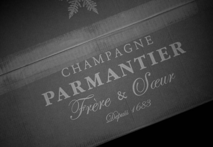 CHAMPAGNE PARMANTIER FRERE ET SOEUR（シャンパーニュ　パルマンティエ　フレール・エ・スール）EXTRA BRUT-BLANC DE BLANC（エクストラ ブリュット ブラン・ド・ブラン）LE  CAQUERAY  2016（レ・カクレ　2016ヴィンテージ）
CHAMPAGNE PARMANTIER FRERE ET SOEUR（シャンパーニュ　パルマンティエ　フレール・エ・スール）BRUT NATURE　BLANC DE NOIR  PREMIER CRU（ブリュット ・ナチュール　ブラン・ド・ノワール　プルミエ・クリュ）LE  ORISEAUX  2016（レ・ゾリゾ　2016ヴィンテージ）CHAMPAGNE PARMANTIER FRERE ET SOEUR（シャンパーニュ　パルマンティエ　フレール・エ・スール）BRUT NATURE　BLANC DE NOIR  PREMIER CRU（ブリュット ・ナチュール　ブラン・ド・ノワール　プルミエ・クリュ）LE  PRÉ  2017（ル・プレ　2017ヴィンテージ）輸入元ラシーヌ RACINES　パルマンティエは1683年創業のシャンパーニュ・メゾンで、モンターニュ・ド・ランスのメルフィーと1級畑のシャムリーに畑を所有。その年ごとに時間が奏でるメロディーとそれぞれのテロワールの個性を尊重するため、2019年よりデメター認証を取得。認証を得ることは“ブドウの樹が野生に戻るための最初の一歩”と考え、‶できるだけ自然に介入しない“ブドウ栽培を目指す。エチケットに描かれている‶雪の結晶”は、いうなれば自然によってつくられる唯一の‶建築物“であり、人間が触れれば簡単に壊れてしまうものの象徴。このロゴには彼らの造るシャンパーニュやワインが、この雪の結晶のように‶自然から生まれたものである”という想いが込められている。畑には果樹を中心とした樹を植樹し、13種類の植物の種を混ぜたものを‶天然の肥料“として畑に播き、秋から春にかけて雌鶏と羊を放ち、植物相の相互作用を土壌によみがらせることで継続可能なエコサイクルの確立を目指している。夏季剪定は行わず、ブドウのツタを切り落とさなければ、ブドウは自分を守る必要もないので、実をみのらせることのみに集中できるからだという。レ・デュレ・ル・ムティエのような一部の区画では、銅や硫黄は一切使用せず、植物とはちみつ、乳清のみで畑を管理している。セラーでは亜硫酸をはじめとする醸造学的な添加物は添加せず、フィルターの使用はなし。ワインの最も繊細な‶アロマ”を最大限保つためには、ワインには重力以外の力をかけるべきではないという考えに基づき、ポンプは使用しないために醸造所の設計も、重力の働きを最大限に取り入れられるように3階建てに設計されている。
（株）富屋酒店 かぶしきがいしゃ とみやさけてん カブシキガイシャ　トミヤサケテン TOMIYA SAKETEN 　愛知県名古屋市瑞穂区上坂町1-41-2　地酒屋　豊盃　HOUHAI ほうはい　ホーハイ　三浦酒造  MIURASHUZO日高見　ひたかみ　ヒタカミ HITAKAMI  平孝酒造　HIRAKOSHUZO 天の戸 アマノト　あまのと　AMANOTO　浅舞酒造 ASAMAISHUZO　飛露喜 HIROKISHUZOHONTEN　廣木酒造本店　HIROK　大那 DAINA　ダイナ　だいな　菊の里酒造　KIKUNOSATOSHUZO　旭興　KYOKUKO　きょくこう　キョクコウ　渡邉酒造　WATANABESHUZO　仙禽 SENKIN　せんきん　センキン（株）せんきん SENKIN鶴齢　カクレイ　かくれい KAKUREI　青木酒造　AOKISHUZO謙信 ケンシン　けんしん KENSHIN池田屋酒造 IKEDAYASHUZO 白岳仙 HAKUGAKUSEN　ハクガクセン　はくがくせん　安本酒造 YASUMOTOSHUZO 群馬泉 グンマイズミ　ぐんまいずみ 島岡酒造 SHIMAOKASHUZO  喜久醉 きくよい キクヨイKIKUYOI 青島酒造 AOSHIMASHUZO 長珍 ちょうちん　チョウチン長珍酒造CHOCHINSHUZO　みねたからみりん　峯寳 味醂　一子相伝 ミネタカラ　いっしそうでん　イッシソウデン　小笠原味醂 OGASAWARA MIRIN

瀧自慢　たきじまん　タキジマン　瀧自慢酒造　TAKIZIMANSHUZO　田光　TABIKA 早川酒造  HAYAKAWASHUZO　作　ZAKU ざく ザク 清水清三郎商店 SHIMIZUSEIZABUROSHOTEN  篠峯　櫛羅　しのみね　シノミネ　くじら　クジラ　千代酒造　CHIYOSHUZO　雑賀　さいか　サイカ　九重雑賀  KOKONOESAIKA　紀土　鶴梅　無量山　きっど　キッド　KID 　ツルウメ　つるうめ　TURUUME　ムリョウザン　むりょうざん　MURYOZAN　平和酒造　HEIWASHUZO　蒼空　そうくう　ソウクウ　SÔKÛ　藤岡酒造　HUJIOKASHUZO 　宝剣　HOUKEN  宝剣酒造　ほうけんしゅぞう　ホウケンシュゾウ　HOKENSHUZO　清酒竹鶴　小笹屋竹鶴　せいしゅたけつる　セイシュタケツル　おささやたけつる　オササヤタケツル　竹鶴酒造　TAKETURUSHUZO
石鎚　いしづち　イシヅチ　石鎚酒造　ISHIDUCHISHUZO　土佐しらぎく　とさしらぎく　トサシラギク　仙頭酒造場　せんとうしゅぞうじょう　SENDOSHUZOZYO　アルガブランカ　ARUGABURANKA勝沼醸造　KATUNUMAJÔZÔ　ドメーヌソガ　ソガ・ペール・エ・フィス SOGA PELE ET FIS　オブセワイナリー　OBUSEWINERY　ドメーヌタカヒコ　DOMAINE TAKAHIKO　クリサワブラン　KURISAWA BLANC　ナカザワワイナリー　NAKAZAWA WINERY　さつま寿　SATUMA KOTOBUKI 　尾込商店 OGOME SHOTEN  蔵の師魂 KURANOSHIKON  小正醸造　KOMASA ＪÔＺÔ　天狗櫻 TENGUSAKURA  白石酒蔵　SHIRAISHISHUZO  しま千両 SHIMASENRYO　高崎酒蔵  TAKASAKISHUZO  杜氏潤平　TOJIJUNPEI  小玉醸造  KODAMAJOZO  赤鹿毛　青鹿毛  AKAKAGE   AOKAGE　柳田酒蔵  YANAGIDASHUZO　舞香　MAIKA　泰明　TAIMEI　藤居醸造　HUZIIJÔＺÔ　池の露　特酎天草　IKENOTUYU  TOKUCHU  AMAKUSA　壱乃醸　飛乃流　朝日　ICHINOJO  HINORYU　ASAHI　朝日酒造　ASAHISHUZO　龍宮　RYUGU 富田酒造場　TOMITASHUZOJO　鳥飼 TORIKAI　鳥飼酒造　TORIKAISHUZO　極楽 GOIKURAKU　林酒造場 HAYASHISHUZOJO　屋久の島大自然林　酔麦香　YAKUNOSHIMA DAISHIZENRIN SUIBASKUKA　本坊酒造　HONBOSHUZO
金峰　金峰荒蘆過  KINPO　KINPOARAROKA　宇都酒造　UTOSHUZO　北谷長老　CHYATANCHÔＲÔ　北谷酒造　CHYATANSHUZO　山原くいな　YAMBARUKUINA　やんばる酒造　YAMBARUSHUZO　2024年春オープン予定 いいねタウン瑞穂 iiNE マルシェ内　グランクレア瑞穂 いいねタウン瑞穂  愛知県名古屋市瑞穂区宝田町四丁目2番、3番2　春敲町三丁目23番1（地番） 魚太郎　UOTARO MIZUHO うおたろう　ウオタロウ　なごやみずほてん　ナゴヤミズホテン　 名古屋瑞穂店  車で1分　徒歩5分　丸明 瑞穂店  MARUAKI MIZUHO　マルアキ ミズホテン　まるあき みずほてん　 徒歩10分　車3分　焼肉 美奈登  ヤキニクミナト　やきにくみなと YAKINIKU MINATO 車で2分　徒歩10分  どての品川　DOTENO SHINAGAWA　ドテノシナガワ　どてのしながわ　車で30秒　徒歩1分昇福亭　SHOHUKUTEI しょうふくてい　ショウフクテイ 街中華　マニア　大盛り　個性派  車で5分　徒歩15分  名店 近くにたくさんあり　堀田バンザイ　牛巻バンザイ　名古屋のへそ
