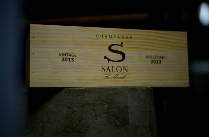 CHAMPAGNE　SALON（シャンパーニュ　サロン）　2012（2012ヴィンテージ）
FRANCE　フランス　シャンパーニュ地方　BLANC　DE　BLANC　BRUT　ブランドブラン　ブリュット　ル・メニル・シュル・オジェ　CHARDONNAY100％　シャルドネ100％　サロン・ドゥラモット　世界最高峰のシャンパーニュ　ディディエ・ドゥポン社長
「サロンの庭」　サロンの創始者ウジェーヌ＝エメ・サロンは毛皮商の出身で、シャンパーニュ好きが高じてシャンパーニュ造りにのめり込んでいった。1905年、史上初のヴィンテージを生み出すものの、1920年まで友人と周囲の愛好家だけに振舞ってきた。そして1920年、正式にメゾン・サロンを設立した。シャンパーニュ・サロンは本社に付随する１ヘクタールの自社畑とル・メニル・シュル・オジェにある19の小さな区画から、同じ年に収穫されたシャルドネ種のブドウだけで造られている。しかもブドウの当たり年だけに製造され、1回の生産量は６～８万本。シャンパーニュ・サロンが生まれてから１世紀の間で、たったの37ヴィンテージというから、希少価値の高さがうかがえる。熟成期間は最低8～１２年。そして100年寝かせてもおいしく飲めるというのだ！出荷の大半が高級レストランに卸されるめ、なかなか市場に出回らないのが残念なところ。
CHAMPAGNE  SALON （シャンパーニュ　サロン） BLANC DE BLANC  BRUT  2013 (ブラン・ド・ブラン　ブリュット　2013ヴィンテージ）（株）富屋酒店 かぶしきがいしゃ とみやさけてん カブシキガイシャ　トミヤサケテン TOMIYA SAKETEN 　愛知県名古屋市瑞穂区上坂町1-41-2　地酒屋　豊盃　HOUHAI ほうはい　ホーハイ　三浦酒造  MIURASHUZO日高見　ひたかみ　ヒタカミ HITAKAMI  平孝酒造　HIRAKOSHUZO 天の戸 アマノト　あまのと　AMANOTO　浅舞酒造 ASAMAISHUZO　飛露喜 HIROKISHUZOHONTEN　廣木酒造本店　HIROK　大那 DAINA　ダイナ　だいな　菊の里酒造　KIKUNOSATOSHUZO　旭興　KYOKUKO　きょくこう　キョクコウ　渡邉酒造　WATANABESHUZO　仙禽 SENKIN　せんきん　センキン（株）せんきん SENKIN鶴齢　カクレイ　かくれい KAKUREI　青木酒造　AOKISHUZO謙信 ケンシン　けんしん KENSHIN池田屋酒造 IKEDAYASHUZO 白岳仙 HAKUGAKUSEN　ハクガクセン　はくがくせん　安本酒造 YASUMOTOSHUZO 群馬泉 グンマイズミ　ぐんまいずみ 島岡酒造 SHIMAOKASHUZO  喜久醉 きくよい キクヨイKIKUYOI 青島酒造 AOSHIMASHUZO 長珍 ちょうちん　チョウチン長珍酒造CHOCHINSHUZO　みねたからみりん　峯寳 味醂　一子相伝 ミネタカラ　いっしそうでん　イッシソウデン　小笠原味醂 OGASAWARA MIRIN

瀧自慢　たきじまん　タキジマン　瀧自慢酒造　TAKIZIMANSHUZO　田光　TABIKA 早川酒造  HAYAKAWASHUZO　作　ZAKU ざく ザク 清水清三郎商店 SHIMIZUSEIZABUROSHOTEN  篠峯　櫛羅　しのみね　シノミネ　くじら　クジラ　千代酒造　CHIYOSHUZO　雑賀　さいか　サイカ　九重雑賀  KOKONOESAIKA　紀土　鶴梅　無量山　きっど　キッド　KID 　ツルウメ　つるうめ　TURUUME　ムリョウザン　むりょうざん　MURYOZAN　平和酒造　HEIWASHUZO　蒼空　そうくう　ソウクウ　SÔKÛ　藤岡酒造　HUJIOKASHUZO 　宝剣　HOUKEN  宝剣酒造　ほうけんしゅぞう　ホウケンシュゾウ　HOKENSHUZO　清酒竹鶴　小笹屋竹鶴　せいしゅたけつる　セイシュタケツル　おささやたけつる　オササヤタケツル　竹鶴酒造　TAKETURUSHUZO
石鎚　いしづち　イシヅチ　石鎚酒造　ISHIDUCHISHUZO　土佐しらぎく　とさしらぎく　トサシラギク　仙頭酒造場　せんとうしゅぞうじょう　SENDOSHUZOZYO
　
 ブルゴーニュワイン　BOURGOGNE  ボルドーワイン　BORDEAUXカリフォルニアワイン CALIFORNIA  シャンパーニュ  SHAMPAGNEアルザスワイン ALSACE ドイツワイン WEIN GERMAN WINE 専門店　ライカM11　ズミルックス50　レンズ　代表　上田豊二　　きき酒師　焼酎アドバイザー　シャンパーニュシュヴァリエ　堀田駅より徒歩10分　熱田神宮駅より徒歩10分
市バス　牛巻より徒歩３分　地下鉄堀田駅より徒歩１５分　名古屋高速堀田出口より車で２分　牛巻交差点より徒歩５分　レトロ街並み　瓦屋根　裏道　大通りより二本入る　CLASSIC CARクラッシックカー CLASSIC BIKE　クラッシックバイク INTERIA　インテリア　　FASHION　ファッション　MUSIC　音楽　LOVE　SAKE SHOP　酒屋
センス　クリエイト　おたく　　MANIAマニア MOVIE　映画　CINEMA シネマ　2024年春オープン予定 いいねタウン瑞穂 iiNE マルシェ内　グランクレア瑞穂 いいねタウン瑞穂  愛知県名古屋市瑞穂区宝田町四丁目2番、3番2　春敲町三丁目23番1（地番） 魚太郎　UOTARO MIZUHO うおたろう　ウオタロウ　なごやみずほてん　ナゴヤミズホテン　 名古屋瑞穂店  車で1分　徒歩5分　丸明 瑞穂店  MARUAKI MIZUHO　マルアキ ミズホテン　まるあき みずほてん　 徒歩10分　車3分　焼肉 美奈登  ヤキニクミナト　やきにくみなと YAKINIKU MINATO 車で2分　徒歩10分  どての品川　DOTENO SHINAGAWA　ドテノシナガワ　どてのしながわ　車で30秒　徒歩1分昇福亭　SHOHUKUTEI しょうふくてい　ショウフクテイ 街中華　マニア　大盛り　個性派  車で5分　徒歩15分  名店 近くにたくさんあり　堀田バンザイ　牛巻バンザイ　名古屋のへそ

　
 ブルゴーニュワイン　BOURGOGNE  ボルドーワイン　BORDEAUXカリフォルニアワイン CALIFORNIA  シャンパーニュ  SHAMPAGNEアルザスワイン ALSACE ドイツワイン WEIN GERMAN WINE 専門店　ライカM11　ズミルックス50　レンズ　代表　上田豊二　　きき酒師　焼酎アドバイザー　シャンパーニュシュヴァリエ　堀田駅より徒歩10分　熱田神宮駅より徒歩10分
市バス　牛巻より徒歩３分　地下鉄堀田駅より徒歩１５分　名古屋高速堀田出口より車で２分　牛巻交差点より徒歩５分　レトロ街並み　瓦屋根　裏道　大通りより二本入る　CLASSIC CARクラッシックカー CLASSIC BIKE　クラッシックバイク INTERIA　インテリア　　FASHION　ファッション　MUSIC　音楽　LOVE　SAKE SHOP　酒屋
センス　クリエイト　おたく　　MANIAマニア MOVIE　映画　CINEMA シネマ　2024年春オープン予定 いいねタウン瑞穂 iiNE マルシェ内　グランクレア瑞穂 いいねタウン瑞穂  愛知県名古屋市瑞穂区宝田町四丁目2番、3番2　春敲町三丁目23番1（地番） 魚太郎　UOTARO MIZUHO うおたろう　ウオタロウ　なごやみずほてん　ナゴヤミズホテン　 名古屋瑞穂店  車で1分　徒歩5分　丸明 瑞穂店  MARUAKI MIZUHO　マルアキ ミズホテン　まるあき みずほてん　 徒歩10分　車3分　焼肉 美奈登  ヤキニクミナト　やきにくみなと YAKINIKU MINATO 車で2分　徒歩10分  どての品川　DOTENO SHINAGAWA　ドテノシナガワ　どてのしながわ　車で30秒　徒歩1分昇福亭　SHOHUKUTEI しょうふくてい　ショウフクテイ 街中華　マニア　大盛り　個性派  車で5分　徒歩15分  名店 近くにたくさんあり　堀田バンザイ　牛巻バンザイ　名古屋のへそ　





