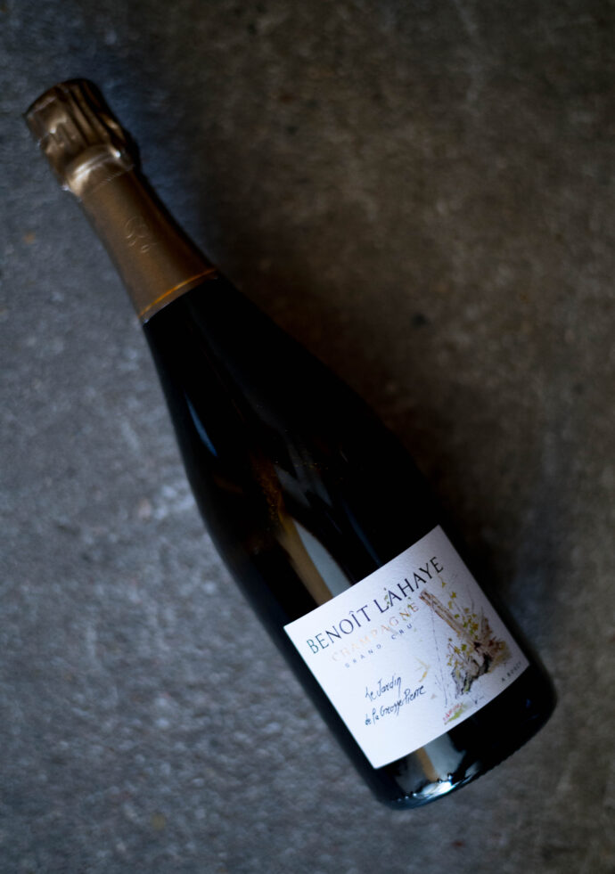 Champagne Benoît Lahye　シャンパーニュ　ブノワ・ライエ　フランス　シャンパーニュ　モンターニュ・ランス　ブジィ　FRANCE　CHAMPAGNE　MONTAGNE　BOUZY　シャルドネ（Chardonnay）ピノノワール（Pinot Noir）　輸入元ラシーヌCHAMPANE  Benoit Lahaye(シャンパーニュ　ブノワ・ライエ） Extra Brut-Rosé de Macération ＜Bace 2019＞（エクストラ・ブリュット　ロゼ・ド・マセラシオン）CHAMPANE  Benoit Lahaye(シャンパーニュ　ブノワ・ライエ） Brut Nature  Grand-Cru＜Bace 2019＞（ブリュット・ナチュール　グランクリュ）CHAMPANE  Benoit Lahaye(シャンパーニュ　ブノワ・ライエ） Brand‐Noir  Grand-Cru＜Bace 2019＞（ブランド・ノワール　グランクリュ）CHAMPANE  Benoit Lahaye(シャンパーニュ　ブノワ・ライエ） Millésime  Grand-Cru 2016（ミレジメ  グランクリュ  2016ヴィンテージ）CHAMPANE  Benoit Lahaye(シャンパーニュ　ブノワ・ライエ） Brut Nature  Violaine sans soufle ajouté 2016（ブリュット・ナチュール　ヴィオレーヌ　サン・スフル・アジュテ）CHAMPANE  Benoit Lahaye(シャンパーニュ　ブノワ・ライエ） Brut Nature  Le Jardin de la Grosse Pierre Grand Cru 2017（ブリュット・ナチュール　ル・ジャルダン・ド・ラ・グロス・ピエール　グラン・クリュ）
ベレッシュら4人の自然派シャンパーニュ生産者と共に始めた伝説的な試飲会「テール・エ・ヴァン（大地とワイン）」の中心メンバーの一人。有機栽培とビオディナミにとどまらず、2010年から自ら飼う馬とロバにより畑を耕作。当主は「植物、動物と接することで有様を変える。馬で大地を耕すと、一気に大地と生き物が繋がる。その際、馬を操る人間も、動物と畑に関係を生むことに意識を集中することが大切」という感受性を持つ。主な畑は全てブジィのセラーから半径２㎞以内。醸造は2010年以降、100％小樽発酵。マロラクティック発酵（MLF）を行わないロットも造り、熟成後にMLFあり、なしの両ロットをブレンドし、バランスをとる。「ヴィオレーヌ　サン・スーフル・アジュテ」ほか、亜硫酸無添加キュヴェも生産。ドサージュも大半のキュヴェはゼロで、多くとも3ｇ/Lまでに抑制。エネルギーを秘めながらも、静けさが心に伝わる見事なフィネスを生む。
入手困難　希少品　RM　レコルタンマニピュラン　小規模生産者　大人気　レア
マニア必須　名古屋特約店　正しい流通　名古屋高級店　ヴァガボンド　あま木
MEI　寿司ふじさわ　SIX　シス　沖縄　小宇利島　トゥラジョア　イズム
（株）富屋酒店　愛知県名古屋市瑞穂区上坂町1-41-2　地酒屋　専門店　
おたく　マニア　ライカM11　ズミルックス50　レンズ　堀田駅　熱田神宮駅
名古屋高速　堀田出口すぐ　牛巻交差点すぐ　レトロ街並み　瓦屋根
クラッシックカー　クラッシックバイク　インテリア　ファッション　音楽
センス　クリエイト　おたく　マニア　映画　シネマ
CHAMPAGNE BENOIT LAHAYE（シャンパーニュ　ブノワ・ライエ）LE JARDIN DE LA GROSSE PÍERRE（ジャンルダン・ド・ラ・グロス・ピエール）2009（2009 ヴィンテージ）