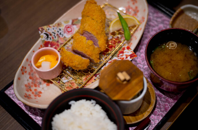 とんかつ　みそ家　菰野店　とんかつ　みそや　こものてん　トンカツ　ミソヤ　コモノテン  三重県三重郡菰野町大強原3912-2　（株）富屋酒店 かぶしきがいしゃ とみやさけてん カブシキガイシャ　トミヤサケテン TOMIYA SAKETEN 　愛知県名古屋市瑞穂区上坂町1-41-2　地酒屋　豊盃　HOUHAI ほうはい　ホーハイ　三浦酒造  MIURASHUZO日高見　ひたかみ　ヒタカミ HITAKAMI  平孝酒造　HIRAKOSHUZO 天の戸 アマノト　あまのと　AMANOTO　浅舞酒造 ASAMAISHUZO　飛露喜 HIROKISHUZOHONTEN　廣木酒造本店　HIROK　大那 DAINA　ダイナ　だいな　菊の里酒造　KIKUNOSATOSHUZO　旭興　KYOKUKO　きょくこう　キョクコウ　渡邉酒造　WATANABESHUZO　仙禽 SENKIN　せんきん　センキン（株）せんきん SENKIN鶴齢　カクレイ　かくれい KAKUREI　青木酒造　AOKISHUZO謙信 ケンシン　けんしん KENSHIN池田屋酒造 IKEDAYASHUZO 白岳仙 HAKUGAKUSEN　ハクガクセン　はくがくせん　安本酒造 YASUMOTOSHUZO 群馬泉 グンマイズミ　ぐんまいずみ 島岡酒造 SHIMAOKASHUZO  喜久醉 きくよい キクヨイKIKUYOI 青島酒造 AOSHIMASHUZO 長珍 ちょうちん　チョウチン長珍酒造CHOCHINSHUZO　みねたからみりん　峯寳 味醂　一子相伝 ミネタカラ　いっしそうでん　イッシソウデン　小笠原味醂 OGASAWARA MIRIN

瀧自慢　たきじまん　タキジマン　瀧自慢酒造　TAKIZIMANSHUZO　田光　TABIKA 早川酒造  HAYAKAWASHUZO　作　ZAKU ざく ザク 清水清三郎商店 SHIMIZUSEIZABUROSHOTEN  篠峯　櫛羅　しのみね　シノミネ　くじら　クジラ　千代酒造　CHIYOSHUZO　雑賀　さいか　サイカ　九重雑賀  KOKONOESAIKA　紀土　鶴梅　無量山　きっど　キッド　KID 　ツルウメ　つるうめ　TURUUME　ムリョウザン　むりょうざん　MURYOZAN　平和酒造　HEIWASHUZO　蒼空　そうくう　ソウクウ　SÔKÛ　藤岡酒造　HUJIOKASHUZO 　宝剣　HOUKEN  宝剣酒造　ほうけんしゅぞう　ホウケンシュゾウ　HOKENSHUZO　清酒竹鶴　小笹屋竹鶴　せいしゅたけつる　セイシュタケツル　おささやたけつる　オササヤタケツル　竹鶴酒造　TAKETURUSHUZO
石鎚　いしづち　イシヅチ　石鎚酒造　ISHIDUCHISHUZO　土佐しらぎく　とさしらぎく　トサシラギク　仙頭酒造場　せんとうしゅぞうじょう　SENDOSHUZOZYO　アルガブランカ　ARUGABURANKA勝沼醸造　KATUNUMAJÔZÔ　ドメーヌソガ　ソガ・ペール・エ・フィス SOGA PELE ET FIS　オブセワイナリー　OBUSEWINERY　ドメーヌタカヒコ　DOMAINE TAKAHIKO　クリサワブラン　KURISAWA BLANC　ナカザワワイナリー　NAKAZAWA WINERY　さつま寿　SATUMA KOTOBUKI 　尾込商店 OGOME SHOTEN  蔵の師魂 KURANOSHIKON  小正醸造　KOMASA ＪÔＺÔ　天狗櫻 TENGUSAKURA  白石酒蔵　SHIRAISHISHUZO  しま千両 SHIMASENRYO　高崎酒蔵  TAKASAKISHUZO  杜氏潤平　TOJIJUNPEI  小玉醸造  KODAMAJOZO  赤鹿毛　青鹿毛  AKAKAGE   AOKAGE　柳田酒蔵  YANAGIDASHUZO　舞香　MAIKA　泰明　TAIMEI　藤居醸造　HUZIIJÔＺÔ　池の露　特酎天草　IKENOTUYU  TOKUCHU  AMAKUSA　壱乃醸　飛乃流　朝日　ICHINOJO  HINORYU　ASAHI　朝日酒造　ASAHISHUZO　龍宮　RYUGU 富田酒造場　TOMITASHUZOJO　鳥飼 TORIKAI　鳥飼酒造　TORIKAISHUZO　極楽 GOIKURAKU　林酒造場 HAYASHISHUZOJO　屋久の島大自然林　酔麦香　YAKUNOSHIMA DAISHIZENRIN SUIBASKUKA　本坊酒造　HONBOSHUZO
金峰　金峰荒蘆過  KINPO　KINPOARAROKA　宇都酒造　UTOSHUZO　北谷長老　CHYATANCHÔＲÔ　北谷酒造　CHYATANSHUZO　山原くいな　YAMBARUKUINA　やんばる酒造　YAMBARUSHUZO　2024年春オープン予定 いいねタウン瑞穂 iiNE マルシェ内　グランクレア瑞穂 いいねタウン瑞穂  愛知県名古屋市瑞穂区宝田町四丁目2番、3番2　春敲町三丁目23番1（地番） 魚太郎　UOTARO MIZUHO うおたろう　ウオタロウ　なごやみずほてん　ナゴヤミズホテン　 名古屋瑞穂店  車で1分　徒歩5分　丸明 瑞穂店  MARUAKI MIZUHO　マルアキ ミズホテン　まるあき みずほてん　 徒歩10分　車3分　焼肉 美奈登  ヤキニクミナト　やきにくみなと YAKINIKU MINATO 車で2分　徒歩10分  どての品川　DOTENO SHINAGAWA　ドテノシナガワ　どてのしながわ　車で30秒　徒歩1分昇福亭　SHOHUKUTEI しょうふくてい　ショウフクテイ 街中華　マニア　大盛り　個性派  車で5分　徒歩15分  名店 近くにたくさんあり　堀田バンザイ　牛巻バンザイ　名古屋のへそ
