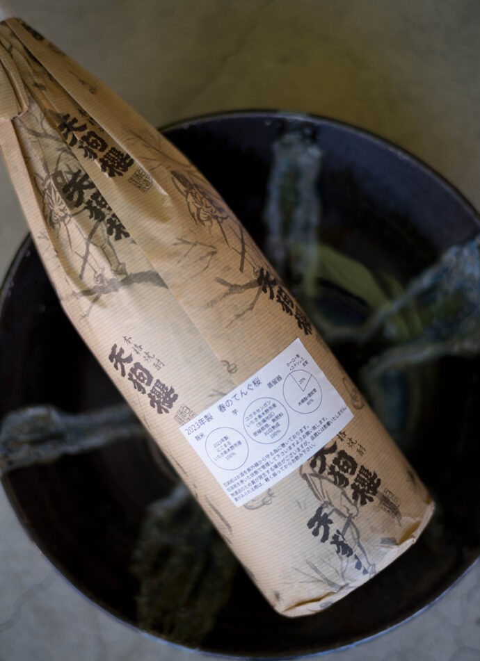 天狗櫻 TENGUSAKURA 古酒 熟成酒 テングザクラ てんぐざくら
花蝶木虫 はなちょうきむし ハナチョウキムシ 紅椿 べにつばき ベニツバキ
有限会社 白石酒造 鹿児島県いちき串木野市湊町1丁目342番地 海辺
テロワールの個性 無農薬無肥料栽培芋 シロユタカ ススホックリ 南果
混植栽培 ジョイホワイト ウミガメ産卵地 ウミガメ保護団体 ウミガメ公園
一次二次甕仕込み ホーロー蒸留器 ステンレス蒸留器 木桶蒸留器 手麹 箱麹
和甕 木造建築 レトロ 伝統 継承 白市貴史 杜氏 専務 美術大学出身
株式会社富屋酒店 トミヤサケテン とみやさけてん TOMIYA SAKETEN NAGOYA 愛知県名古屋市瑞穂区上坂町1-41-2 tomiya-saketen.com 特約店 特約流通 地酒 ワイン 専門店 社長 代表 上田豊二 利き酒師 焼酎アドバイザー シャンパーニュシュヴァリエ おたく マニア ライカM11 ズミルックス50 レンズ 春の天狗櫻 はるのてんぐさくら ハルノテングザクラ 限定品
(株)富屋酒店 かぶしきがいしゃ とみやさけてん カブシキガイシャ トミヤサケテン TOMIYA SAKETEN 愛知県名古屋市瑞穂区上坂町1-41-2 地酒屋 豊盃 HOUHAI ほうはい ホーハイ 三浦酒造 MIURASHUZO日高見 ひたかみ ヒタカミ HITAKAMI 平孝酒造 HIRAKOSHUZO 天の戸 アマノト あまのと AMANOTO 浅舞酒造 ASAMAISHUZO 飛露喜 HIROKISHUZOHONTEN 廣木酒造本店 HIROK 大那 DAINA ダイナ だいな 菊の里酒造 KIKUNOSATOSHUZO 旭興 KYOKUKO きょくこう キョクコウ 渡邉酒造 WATANABESHUZO 仙禽 SENKIN せんきん センキン(株)せんきん SENKIN鶴齢 カクレイ かくれい KAKUREI 青木酒造 AOKISHUZO謙信 ケンシン けんしん KENSHIN池田屋酒造 IKEDAYASHUZO 白岳仙 HAKUGAKUSEN ハクガクセン はくがくせん 安本酒造 YASUMOTOSHUZO 群馬泉 グンマイズミ ぐんまいずみ 島岡酒造 SHIMAOKASHUZO 喜久醉 きくよい キクヨイKIKUYOI 青島酒造 AOSHIMASHUZO 長珍 ちょうちん チョウチン長珍酒造CHOCHINSHUZO みねたからみりん 峯寳 味醂 一子相伝 ミネタカラ いっしそうでん イッシソウデン 小笠原味醂 OGASAWARA MIRIN
瀧自慢 たきじまん タキジマン 瀧自慢酒造 TAKIZIMANSHUZO 田光 TABIKA 早川酒造 HAYAKAWASHUZO 作 ZAKU ざく ザク 清水清三郎商店 SHIMIZUSEIZABUROSHOTEN 篠峯 櫛羅 しのみね シノミネ くじら クジラ 千代酒造 CHIYOSHUZO 雑賀 さいか サイカ 九重雑賀 KOKONOESAIKA 紀土 鶴梅 無量山 きっど キッド KID ツルウメ つるうめ TURUUME ムリョウザン むりょうざん MURYOZAN 平和酒造 HEIWASHUZO 蒼空 そうくう ソウクウ SÔKÛ 藤岡酒造 HUJIOKASHUZO 宝剣 HOUKEN 宝剣酒造 ほうけんしゅぞう ホウケンシュゾウ HOKENSHUZO 清酒竹鶴 小笹屋竹鶴 せいしゅたけつる セイシュタケツル おささやたけつる オササヤタケツル 竹鶴酒造 TAKETURUSHUZO
石鎚 いしづち イシヅチ 石鎚酒造 ISHIDUCHISHUZO 土佐しらぎく とさしらぎく トサシラギク 仙頭酒造場 せんとうしゅぞうじょう SENDOSHUZOZYO アルガブランカ ARUGABURANKA勝沼醸造 KATUNUMAJÔZÔ ドメーヌソガ ソガ・ペール・エ・フィス SOGA PELE ET FIS オブセワイナリー OBUSEWINERY ドメーヌタカヒコ DOMAINE TAKAHIKO クリサワブラン KURISAWA BLANC ナカザワワイナリー NAKAZAWA WINERY さつま寿 SATUMA KOTOBUKI 尾込商店 OGOME SHOTEN 蔵の師魂 KURANOSHIKON 小正醸造 KOMASA JÔZÔ 天狗櫻 TENGUSAKURA 白石酒蔵 SHIRAISHISHUZO しま千両 SHIMASENRYO 高崎酒蔵 TAKASAKISHUZO 杜氏潤平 TOJIJUNPEI 小玉醸造 KODAMAJOZO 赤鹿毛 青鹿毛 AKAKAGE AOKAGE 柳田酒蔵 YANAGIDASHUZO 舞香 MAIKA 泰明 TAIMEI 藤居醸造 HUZIIJÔZÔ 池の露 特酎天草 IKENOTUYU TOKUCHU AMAKUSA 壱乃醸 飛乃流 朝日 ICHINOJO HINORYU ASAHI 朝日酒造 ASAHISHUZO 龍宮 RYUGU 富田酒造場 TOMITASHUZOJO 鳥飼 TORIKAI 鳥飼酒造 TORIKAISHUZO 極楽 GOIKURAKU 林酒造場 HAYASHISHUZOJO 屋久の島大自然林 酔麦香 YAKUNOSHIMA DAISHIZENRIN SUIBASKUKA 本坊酒造 HONBOSHUZO
金峰 金峰荒蘆過 KINPO KINPOARAROKA 宇都酒造 UTOSHUZO 北谷長老 CHYATANCHÔRÔ 北谷酒造 CHYATANSHUZO 山原くいな YAMBARUKUINA やんばる酒造 YAMBARUSHUZO 2024年春オープン予定 いいねタウン瑞穂 iiNE マルシェ内 グランクレア瑞穂 いいねタウン瑞穂 愛知県名古屋市瑞穂区宝田町四丁目2番、3番2 春敲町三丁目23番1(地番) 魚太郎 UOTARO MIZUHO うおたろう ウオタロウ なごやみずほてん ナゴヤミズホテン 名古屋瑞穂店 車で1分 徒歩5分 丸明 瑞穂店 MARUAKI MIZUHO マルアキ ミズホテン まるあき みずほてん 徒歩10分 車3分 焼肉 美奈登 ヤキニクミナト やきにくみなと YAKINIKU MINATO 車で2分 徒歩10分 どての品川 DOTENO SHINAGAWA ドテノシナガワ どてのしながわ 車で30秒 徒歩1分昇福亭 SHOHUKUTEI しょうふくてい ショウフクテイ 街中華 マニア 大盛り 個性派 車で5分 徒歩15分 名店 近くにたくさんあり 堀田バンザイ 牛巻バンザイ 名古屋のへそ
無農薬の芋の純粋な味わいとミネラルを感じる唯一無二な味いを塾生にて完成した味わいを 「天狗櫻 TENGUSAKURA <熟成 2018年製 VINTEGE>」華やかさとミネラルを感じる唯一無二の味わい 「天狗櫻 TENGUSAKURA <春の天狗櫻 SPRING TENGUSAKURA> 2024」