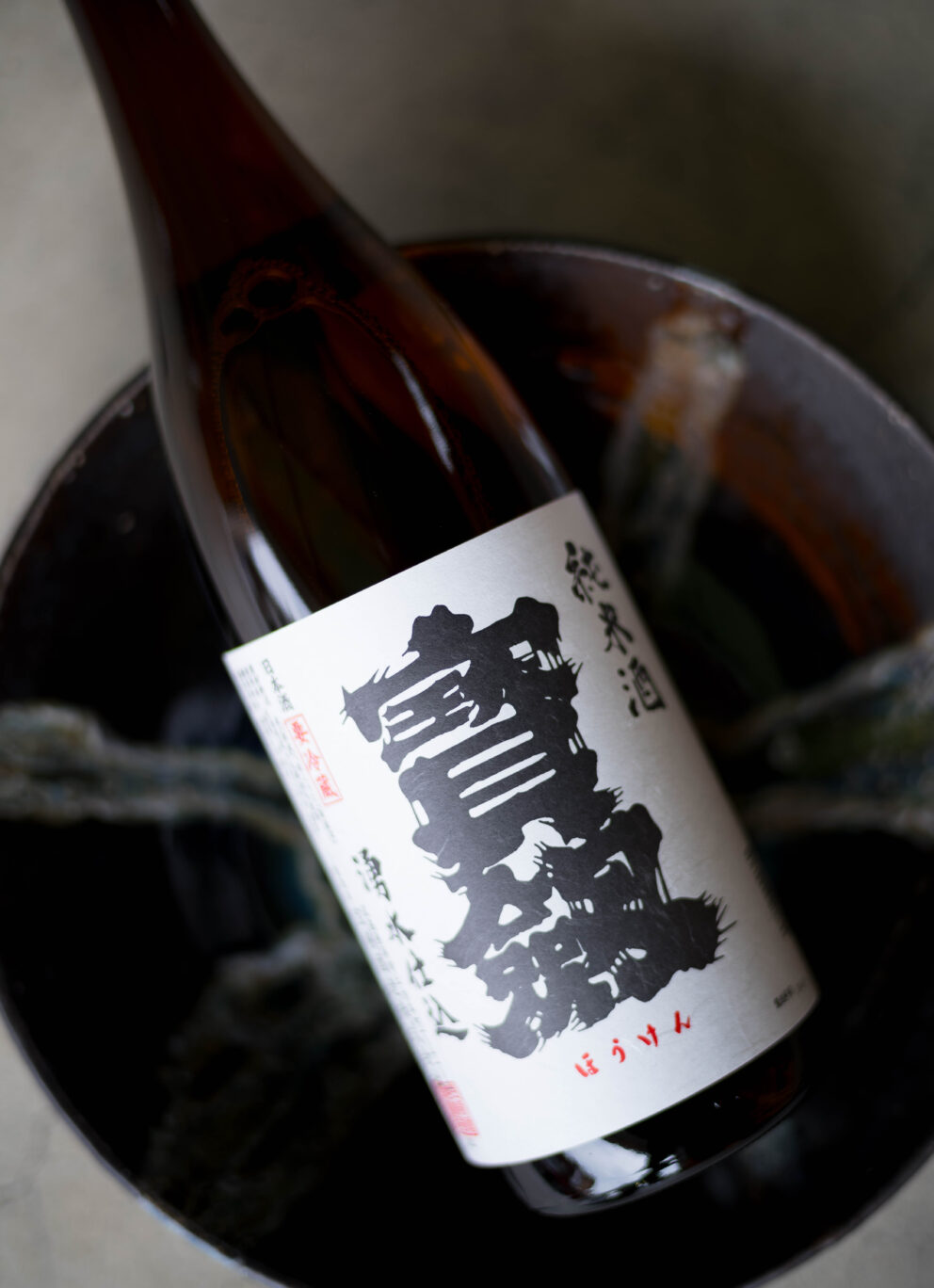 上質な普段着を纏うかの如く さりげなさに心奪われる「宝剣　HOUKEN　純米  ＜白ラベル　WHITE LABEL＞   R6BY」