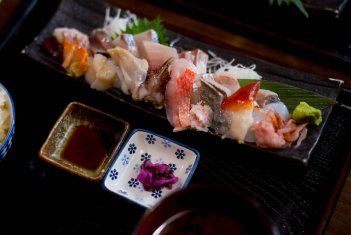 平の食堂 　ヒラノショクドウ ひらのしょくどう  HIRANO SHYOKUDO  お刺身定食（20品盛り）  愛知県岡崎市欠町河原田1-3 岡崎魚市場内 大繁盛店　　
（株）富屋酒店 かぶしきがいしゃ とみやさけてん カブシキガイシャ　トミヤサケテン TOMIYA SAKETEN 　愛知県名古屋市瑞穂区上坂町1-41-2　地酒屋　豊盃　HOUHAI ほうはい　ホーハイ　三浦酒造  MIURASHUZO日高見　ひたかみ　ヒタカミ HITAKAMI  平孝酒造　HIRAKOSHUZO 天の戸 アマノト　あまのと　AMANOTO　浅舞酒造ASAMAISHUZO　飛露喜 HIROKISHUZOHONTEN　廣木酒造本店　HIROK　大那 DAINA　ダイナ　だいな　菊の里酒造　KIKUNOSATOSHUZO　旭興　KYOKUKO　きょくこう　キョクコウ　渡邉酒造　WATANABESHUZO　仙禽 SENKIN　せんきん　センキン（株）せんきん SENKIN鶴齢　カクレイ　かくれい KAKUREI　青木酒造　AOKISHUZO謙信 ケンシン　けんしん KENSHIN池田屋酒造 IKEDAYASHUZO 白岳仙 HAKUGAKUSEN　ハクガクセン　はくがくせん　安本酒造 YASUMOTOSHUZO 群馬泉 グンマイズミ　ぐんまいずみ 島岡酒造 SHIMAOKASHUZO  喜久醉 きくよい キクヨイKIKUYOI 青島酒造 AOSHIMASHUZO 長珍 ちょうちん　チョウチン長珍酒造CHOCHINSHUZO　みねたからみりん　峯寳 味醂　一子相伝 ミネタカラ　いっしそうでん　イッシソウデン　小笠原味醂 OGASAWARA MIRIN

瀧自慢　たきじまん　タキジマン　瀧自慢酒造　TAKIZIMANSHUZO　田光　TABIKA 早川酒造  HAYAKAWASHUZO　作　ZAKU ざく ザク 清水清三郎商店 SHIMIZUSEIZABUROSHOTEN  篠峯　櫛羅　しのみね　シノミネ　くじら　クジラ　千代酒造　CHIYOSHUZO　雑賀　さいか　サイカ　九重雑賀  KOKONOESAIKA　紀土　鶴梅　無量山　きっど　キッド　KID 　ツルウメ　つるうめ　TURUUME　ムリョウザン　むりょうざん　MURYOZAN　平和酒造　HEIWASHUZO　蒼空　そうくう　ソウクウ　SÔKÛ　藤岡酒造　HUJIOKASHUZO 　宝剣　HOUKEN  宝剣酒造　ほうけんしゅぞう　ホウケンシュゾウ　HOKENSHUZO　清酒竹鶴　小笹屋竹鶴　せいしゅたけつる　セイシュタケツル　おささやたけつる　オササヤタケツル　竹鶴酒造　TAKETURUSHUZO
石鎚　いしづち　イシヅチ　石鎚酒造　ISHIDUCHISHUZO　土佐しらぎく　とさしらぎく　トサシラギク　仙頭酒造場　せんとうしゅぞうじょう　SENDOSHUZOZYO
　
 ブルゴーニュワイン　BOURGOGNE  ボルドーワイン　BORDEAUXカリフォルニアワイン CALIFORNIA  シャンパーニュ  SHAMPAGNEアルザスワイン ALSACE ドイツワイン WEIN GERMAN WINE 専門店　ライカM11　ズミルックス50　レンズ　代表　上田豊二　　きき酒師　焼酎アドバイザー　シャンパーニュシュヴァリエ　堀田駅より徒歩10分　熱田神宮駅より徒歩10分
市バス　牛巻より徒歩３分　地下鉄堀田駅より徒歩１５分　名古屋高速堀田出口より車で２分　牛巻交差点より徒歩５分　レトロ街並み　瓦屋根　裏道　大通りより二本入る　CLASSIC CARクラッシックカー CLASSIC BIKE　クラッシックバイク INTERIA　インテリア　　FASHION　ファッション　MUSIC　音楽　LOVE　SAKE SHOP　酒屋
センス　クリエイト　おたく　　MANIAマニア MOVIE　映画　CINEMA シネマ　2024年春オープン予定 いいねタウン瑞穂 iiNE マルシェ内　グランクレア瑞穂 いいねタウン瑞穂  愛知県名古屋市瑞穂区宝田町四丁目2番、3番2　春敲町三丁目23番1（地番） 魚太郎　UOTARO MIZUHO うおたろう　ウオタロウ　なごやみずほてん　ナゴヤミズホテン　 名古屋瑞穂店  車で1分　徒歩5分　丸明 瑞穂店  MARUAKI MIZUHO　マルアキ ミズホテン　まるあき みずほてん　 徒歩10分　車3分　焼肉 美奈登  ヤキニクミナト　やきにくみなと YAKINIKU MINATO 車で2分　徒歩10分  どての品川　DOTENO SHINAGAWA　ドテノシナガワ　どてのしながわ　車で30秒　徒歩1分昇福亭　SHOHUKUTEI しょうふくてい　ショウフクテイ 街中華　マニア　大盛り　個性派  車で5分　徒歩15分  名店 近くにたくさんあり　堀田バンザイ　牛巻バンザイ　名古屋のへそ



