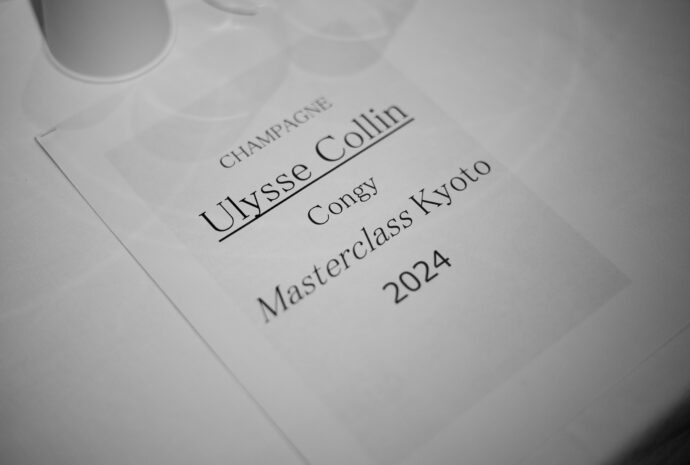 CHAMPAGNE ULYSSE COLLIN CONGY MASTERCLASS KYOTO 2024 in RESTAURANT MOTOI シャンパーニュ ユリスコラン マスタークラス 京都 2024
CHAMPAGNE CHAMPAGNE ULYSSE COLLIN (シャンパーニュ ユリス コラン)LES PIERRIERES(レ ピエリエール) BLANC DE BLANC(ブラン ド ブラン)CHAMPAGNE ULYSSE COLLIN (シャンパーニュ ユリス コラン)LES MAILLONS(レ マイヨン) BLANC DE NOIR(ブランド ノワール)法律を学ぶ学生時代にワインの造へと進もうと決めたオリヴィエ・コランは大手メゾンに貸与されていた家系に代々受け継がれた畑をとり戻し、2004年に自社での醸造を始めた。ワイナリーはコトー・デュ・プティ・モランのコジィ村にあり、村周辺とコトー・ド・セザンヌに8.7haの畑を所有するが、すべてワインを単一区画でリリースすることはこの生産者の大きな特徴だ。シャンパーニュの生産を始めて20年で、オリヴィエは大手メゾンへのブドウの供給源としかみなされてこなかった両地域の名をシャンパーニュ市場へと知らしめた。聡明快活なオリヴィエは注意深くは畑を観察し、思想に囚われず栽培手法を採用する。醸造面では長期熟成するシャンパーニュを目指す中で、リザーヴ・ワインの比率を高め、リザーヴ・ワインへの捕酒を行い、瓶内熟成の期間を長くすることが重要だとの結論に至る。例えば2016年ベースのレ・ザンフェールはセラーでの熟成期間が48ヶ月と60ヶ月と2回に分けて出荷。少しずつ販売を延ばしており、デコルジュマンを待つボトルは2023年現在30万本を超える。
(株)富屋酒店 かぶしきがいしゃ とみやさけてん カブシキガイシャ トミヤサケテン TOMIYA SAKETEN 愛知県名古屋市瑞穂区上坂町1-41-2 地酒屋 豊盃 HOUHAI ほうはい ホーハイ 三浦酒造 MIURASHUZO日高見 ひたかみ ヒタカミ HITAKAMI 平孝酒造 HIRAKOSHUZO 天の戸 アマノト あまのと AMANOTO 浅舞酒造 ASAMAISHUZO 飛露喜 HIROKISHUZOHONTEN 廣木酒造本店 HIROK 大那 DAINA ダイナ だいな 菊の里酒造 KIKUNOSATOSHUZO 旭興 KYOKUKO きょくこう キョクコウ 渡邉酒造 WATANABESHUZO 仙禽 SENKIN せんきん センキン(株)せんきん SENKIN鶴齢 カクレイ かくれい KAKUREI 青木酒造 AOKISHUZO謙信 ケンシン けんしん KENSHIN池田屋酒造 IKEDAYASHUZO 白岳仙 HAKUGAKUSEN ハクガクセン はくがくせん 安本酒造 YASUMOTOSHUZO 群馬泉 グンマイズミ ぐんまいずみ 島岡酒造 SHIMAOKASHUZO 喜久醉 きくよい キクヨイKIKUYOI 青島酒造 AOSHIMASHUZO 長珍 ちょうちん チョウチン長珍酒造CHOCHINSHUZO みねたからみりん 峯寳 味醂 一子相伝 ミネタカラ いっしそうでん イッシソウデン 小笠原味醂 OGASAWARA MIRIN
瀧自慢 たきじまん タキジマン 瀧自慢酒造 TAKIZIMANSHUZO 田光 TABIKA 早川酒造 HAYAKAWASHUZO 作 ZAKU ざく ザク 清水清三郎商店 SHIMIZUSEIZABUROSHOTEN 篠峯 櫛羅 しのみね シノミネ くじら クジラ 千代酒造 CHIYOSHUZO 雑賀 さいか サイカ 九重雑賀 KOKONOESAIKA 紀土 鶴梅 無量山 きっど キッド KID ツルウメ つるうめ TURUUME ムリョウザン むりょうざん MURYOZAN 平和酒造 HEIWASHUZO 蒼空 そうくう ソウクウ SÔKÛ 藤岡酒造 HUJIOKASHUZO 宝剣 HOUKEN 宝剣酒造 ほうけんしゅぞう ホウケンシュゾウ HOKENSHUZO 清酒竹鶴 小笹屋竹鶴 せいしゅたけつる セイシュタケツル おささやたけつる オササヤタケツル 竹鶴酒造 TAKETURUSHUZO
石鎚 いしづち イシヅチ 石鎚酒造 ISHIDUCHISHUZO 土佐しらぎく とさしらぎく トサシラギク 仙頭酒造場 せんとうしゅぞうじょう SENDOSHUZOZYO アルガブランカ ARUGABURANKA勝沼醸造 KATUNUMAJÔZÔ ドメーヌソガ ソガ・ペール・エ・フィス SOGA PELE ET FIS オブセワイナリー OBUSEWINERY ドメーヌタカヒコ DOMAINE TAKAHIKO クリサワブラン KURISAWA BLANC ナカザワワイナリー NAKAZAWA WINERY さつま寿 SATUMA KOTOBUKI 尾込商店 OGOME SHOTEN 蔵の師魂 KURANOSHIKON 小正醸造 KOMASA JÔZÔ 天狗櫻 TENGUSAKURA 白石酒蔵 SHIRAISHISHUZO しま千両 SHIMASENRYO 高崎酒蔵 TAKASAKISHUZO 杜氏潤平 TOJIJUNPEI 小玉醸造 KODAMAJOZO 赤鹿毛 青鹿毛 AKAKAGE AOKAGE 柳田酒蔵 YANAGIDASHUZO 舞香 MAIKA 泰明 TAIMEI 藤居醸造 HUZIIJÔZÔ 池の露 特酎天草 IKENOTUYU TOKUCHU AMAKUSA 壱乃醸 飛乃流 朝日 ICHINOJO HINORYU ASAHI 朝日酒造 ASAHISHUZO 龍宮 RYUGU 富田酒造場 TOMITASHUZOJO 鳥飼 TORIKAI 鳥飼酒造 TORIKAISHUZO 極楽 GOIKURAKU 林酒造場 HAYASHISHUZOJO 屋久の島大自然林 酔麦香 YAKUNOSHIMA DAISHIZENRIN SUIBASKUKA 本坊酒造 HONBOSHUZO
金峰 金峰荒蘆過 KINPO KINPOARAROKA 宇都酒造 UTOSHUZO 北谷長老 CHYATANCHÔRÔ 北谷酒造 CHYATANSHUZO 山原くいな YAMBARUKUINA やんばる酒造 YAMBARUSHUZO 2024年春オープン予定 いいねタウン瑞穂 iiNE マルシェ内 グランクレア瑞穂 いいねタウン瑞穂 愛知県名古屋市瑞穂区宝田町四丁目2番、3番2 春敲町三丁目23番1(地番) 魚太郎 UOTARO MIZUHO うおたろう ウオタロウ なごやみずほてん ナゴヤミズホテン 名古屋瑞穂店 車で1分 徒歩5分 丸明 瑞穂店 MARUAKI MIZUHO マルアキ ミズホテン まるあき みずほてん 徒歩10分 車3分 焼肉 美奈登 ヤキニクミナト やきにくみなと YAKINIKU MINATO 車で2分 徒歩10分 どての品川 DOTENO SHINAGAWA ドテノシナガワ どてのしながわ 車で30秒 徒歩1分昇福亭 SHOHUKUTEI しょうふくてい ショウフクテイ 街中華 マニア 大盛り 個性派 車で5分 徒歩15分 名店 近くにたくさんあり 堀田バンザイ 牛巻バンザイ 名古屋のへそ