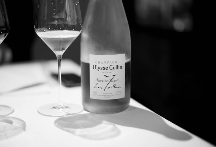 CHAMPAGNE ULYSSE COLLIN CONGY MASTERCLASS KYOTO 2024 in RESTAURANT MOTOI シャンパーニュ ユリスコラン マスタークラス 京都 2024
CHAMPAGNE CHAMPAGNE ULYSSE COLLIN (シャンパーニュ ユリス コラン)LES PIERRIERES(レ ピエリエール) BLANC DE BLANC(ブラン ド ブラン)CHAMPAGNE ULYSSE COLLIN (シャンパーニュ ユリス コラン)LES MAILLONS(レ マイヨン) BLANC DE NOIR(ブランド ノワール)法律を学ぶ学生時代にワインの造へと進もうと決めたオリヴィエ・コランは大手メゾンに貸与されていた家系に代々受け継がれた畑をとり戻し、2004年に自社での醸造を始めた。ワイナリーはコトー・デュ・プティ・モランのコジィ村にあり、村周辺とコトー・ド・セザンヌに8.7haの畑を所有するが、すべてワインを単一区画でリリースすることはこの生産者の大きな特徴だ。シャンパーニュの生産を始めて20年で、オリヴィエは大手メゾンへのブドウの供給源としかみなされてこなかった両地域の名をシャンパーニュ市場へと知らしめた。聡明快活なオリヴィエは注意深くは畑を観察し、思想に囚われず栽培手法を採用する。醸造面では長期熟成するシャンパーニュを目指す中で、リザーヴ・ワインの比率を高め、リザーヴ・ワインへの捕酒を行い、瓶内熟成の期間を長くすることが重要だとの結論に至る。例えば2016年ベースのレ・ザンフェールはセラーでの熟成期間が48ヶ月と60ヶ月と2回に分けて出荷。少しずつ販売を延ばしており、デコルジュマンを待つボトルは2023年現在30万本を超える。
(株)富屋酒店 かぶしきがいしゃ とみやさけてん カブシキガイシャ トミヤサケテン TOMIYA SAKETEN 愛知県名古屋市瑞穂区上坂町1-41-2 地酒屋 豊盃 HOUHAI ほうはい ホーハイ 三浦酒造 MIURASHUZO日高見 ひたかみ ヒタカミ HITAKAMI 平孝酒造 HIRAKOSHUZO 天の戸 アマノト あまのと AMANOTO 浅舞酒造 ASAMAISHUZO 飛露喜 HIROKISHUZOHONTEN 廣木酒造本店 HIROK 大那 DAINA ダイナ だいな 菊の里酒造 KIKUNOSATOSHUZO 旭興 KYOKUKO きょくこう キョクコウ 渡邉酒造 WATANABESHUZO 仙禽 SENKIN せんきん センキン(株)せんきん SENKIN鶴齢 カクレイ かくれい KAKUREI 青木酒造 AOKISHUZO謙信 ケンシン けんしん KENSHIN池田屋酒造 IKEDAYASHUZO 白岳仙 HAKUGAKUSEN ハクガクセン はくがくせん 安本酒造 YASUMOTOSHUZO 群馬泉 グンマイズミ ぐんまいずみ 島岡酒造 SHIMAOKASHUZO 喜久醉 きくよい キクヨイKIKUYOI 青島酒造 AOSHIMASHUZO 長珍 ちょうちん チョウチン長珍酒造CHOCHINSHUZO みねたからみりん 峯寳 味醂 一子相伝 ミネタカラ いっしそうでん イッシソウデン 小笠原味醂 OGASAWARA MIRIN
瀧自慢 たきじまん タキジマン 瀧自慢酒造 TAKIZIMANSHUZO 田光 TABIKA 早川酒造 HAYAKAWASHUZO 作 ZAKU ざく ザク 清水清三郎商店 SHIMIZUSEIZABUROSHOTEN 篠峯 櫛羅 しのみね シノミネ くじら クジラ 千代酒造 CHIYOSHUZO 雑賀 さいか サイカ 九重雑賀 KOKONOESAIKA 紀土 鶴梅 無量山 きっど キッド KID ツルウメ つるうめ TURUUME ムリョウザン むりょうざん MURYOZAN 平和酒造 HEIWASHUZO 蒼空 そうくう ソウクウ SÔKÛ 藤岡酒造 HUJIOKASHUZO 宝剣 HOUKEN 宝剣酒造 ほうけんしゅぞう ホウケンシュゾウ HOKENSHUZO 清酒竹鶴 小笹屋竹鶴 せいしゅたけつる セイシュタケツル おささやたけつる オササヤタケツル 竹鶴酒造 TAKETURUSHUZO
石鎚 いしづち イシヅチ 石鎚酒造 ISHIDUCHISHUZO 土佐しらぎく とさしらぎく トサシラギク 仙頭酒造場 せんとうしゅぞうじょう SENDOSHUZOZYO アルガブランカ ARUGABURANKA勝沼醸造 KATUNUMAJÔZÔ ドメーヌソガ ソガ・ペール・エ・フィス SOGA PELE ET FIS オブセワイナリー OBUSEWINERY ドメーヌタカヒコ DOMAINE TAKAHIKO クリサワブラン KURISAWA BLANC ナカザワワイナリー NAKAZAWA WINERY さつま寿 SATUMA KOTOBUKI 尾込商店 OGOME SHOTEN 蔵の師魂 KURANOSHIKON 小正醸造 KOMASA JÔZÔ 天狗櫻 TENGUSAKURA 白石酒蔵 SHIRAISHISHUZO しま千両 SHIMASENRYO 高崎酒蔵 TAKASAKISHUZO 杜氏潤平 TOJIJUNPEI 小玉醸造 KODAMAJOZO 赤鹿毛 青鹿毛 AKAKAGE AOKAGE 柳田酒蔵 YANAGIDASHUZO 舞香 MAIKA 泰明 TAIMEI 藤居醸造 HUZIIJÔZÔ 池の露 特酎天草 IKENOTUYU TOKUCHU AMAKUSA 壱乃醸 飛乃流 朝日 ICHINOJO HINORYU ASAHI 朝日酒造 ASAHISHUZO 龍宮 RYUGU 富田酒造場 TOMITASHUZOJO 鳥飼 TORIKAI 鳥飼酒造 TORIKAISHUZO 極楽 GOIKURAKU 林酒造場 HAYASHISHUZOJO 屋久の島大自然林 酔麦香 YAKUNOSHIMA DAISHIZENRIN SUIBASKUKA 本坊酒造 HONBOSHUZO
金峰 金峰荒蘆過 KINPO KINPOARAROKA 宇都酒造 UTOSHUZO 北谷長老 CHYATANCHÔRÔ 北谷酒造 CHYATANSHUZO 山原くいな YAMBARUKUINA やんばる酒造 YAMBARUSHUZO 2024年春オープン予定 いいねタウン瑞穂 iiNE マルシェ内 グランクレア瑞穂 いいねタウン瑞穂 愛知県名古屋市瑞穂区宝田町四丁目2番、3番2 春敲町三丁目23番1(地番) 魚太郎 UOTARO MIZUHO うおたろう ウオタロウ なごやみずほてん ナゴヤミズホテン 名古屋瑞穂店 車で1分 徒歩5分 丸明 瑞穂店 MARUAKI MIZUHO マルアキ ミズホテン まるあき みずほてん 徒歩10分 車3分 焼肉 美奈登 ヤキニクミナト やきにくみなと YAKINIKU MINATO 車で2分 徒歩10分 どての品川 DOTENO SHINAGAWA ドテノシナガワ どてのしながわ 車で30秒 徒歩1分昇福亭 SHOHUKUTEI しょうふくてい ショウフクテイ 街中華 マニア 大盛り 個性派 車で5分 徒歩15分 名店 近くにたくさんあり 堀田バンザイ 牛巻バンザイ 名古屋のへそ