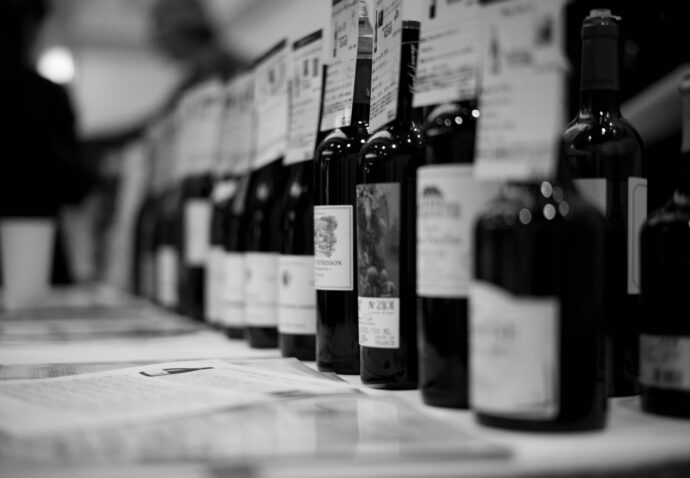 春の合同試飲会 第一東京ホテル 2025年3月26日（水）開催  有限会社  大雅　タイガ たいが  東京都板橋区中板橋17-7-202 株式会社 アンフィニー  大阪市中央区備後町4-2-10 マルシンビルジング1F  
（株）富屋酒店 かぶしきがいしゃ とみやさけてん カブシキガイシャ　トミヤサケテン TOMIYA SAKETEN 　愛知県名古屋市瑞穂区上坂町1-41-2　地酒屋　豊盃　HOUHAI ほうはい　ホーハイ　三浦酒造  MIURASHUZO日高見　ひたかみ　ヒタカミ HITAKAMI  平孝酒造　HIRAKOSHUZO 天の戸 アマノト　あまのと　AMANOTO　浅舞酒造ASAMAISHUZO　飛露喜 HIROKISHUZOHONTEN　廣木酒造本店　HIROK　大那 DAINA　ダイナ　だいな　菊の里酒造　KIKUNOSATOSHUZO　旭興　KYOKUKO　きょくこう　キョクコウ　渡邉酒造　WATANABESHUZO　仙禽 SENKIN　せんきん　センキン（株）せんきん SENKIN鶴齢　カクレイ　かくれい KAKUREI　青木酒造　AOKISHUZO謙信 ケンシン　けんしん KENSHIN池田屋酒造 IKEDAYASHUZO 白岳仙 HAKUGAKUSEN　ハクガクセン　はくがくせん　安本酒造 YASUMOTOSHUZO 群馬泉 グンマイズミ　ぐんまいずみ 島岡酒造 SHIMAOKASHUZO  喜久醉 きくよい キクヨイKIKUYOI 青島酒造 AOSHIMASHUZO 長珍 ちょうちん　チョウチン長珍酒造CHOCHINSHUZO　みねたからみりん　峯寳 味醂　一子相伝 ミネタカラ　いっしそうでん　イッシソウデン　小笠原味醂 OGASAWARA MIRIN

瀧自慢　たきじまん　タキジマン　瀧自慢酒造　TAKIZIMANSHUZO　田光　TABIKA 早川酒造  HAYAKAWASHUZO　作　ZAKU ざく ザク 清水清三郎商店 SHIMIZUSEIZABUROSHOTEN  篠峯　櫛羅　しのみね　シノミネ　くじら　クジラ　千代酒造　CHIYOSHUZO　雑賀　さいか　サイカ　九重雑賀  KOKONOESAIKA　紀土　鶴梅　無量山　きっど　キッド　KID 　ツルウメ　つるうめ　TURUUME　ムリョウザン　むりょうざん　MURYOZAN　平和酒造　HEIWASHUZO　蒼空　そうくう　ソウクウ　SÔKÛ　藤岡酒造　HUJIOKASHUZO 　宝剣　HOUKEN  宝剣酒造　ほうけんしゅぞう　ホウケンシュゾウ　HOKENSHUZO　清酒竹鶴　小笹屋竹鶴　せいしゅたけつる　セイシュタケツル　おささやたけつる　オササヤタケツル　竹鶴酒造　TAKETURUSHUZO
石鎚　いしづち　イシヅチ　石鎚酒造　ISHIDUCHISHUZO　土佐しらぎく　とさしらぎく　トサシラギク　仙頭酒造場　せんとうしゅぞうじょう　SENDOSHUZOZYO
　
 ブルゴーニュワイン　BOURGOGNE  ボルドーワイン　BORDEAUXカリフォルニアワイン CALIFORNIA  シャンパーニュ  SHAMPAGNEアルザスワイン ALSACE ドイツワイン WEIN GERMAN WINE 専門店　ライカM11　ズミルックス50　レンズ　代表　上田豊二　　きき酒師　焼酎アドバイザー　シャンパーニュシュヴァリエ　堀田駅より徒歩10分　熱田神宮駅より徒歩10分
市バス　牛巻より徒歩３分　地下鉄堀田駅より徒歩１５分　名古屋高速堀田出口より車で２分　牛巻交差点より徒歩５分　レトロ街並み　瓦屋根　裏道　大通りより二本入る　CLASSIC CARクラッシックカー CLASSIC BIKE　クラッシックバイク INTERIA　インテリア　　FASHION　ファッション　MUSIC　音楽　LOVE　SAKE SHOP　酒屋
センス　クリエイト　おたく　　MANIAマニア MOVIE　映画　CINEMA シネマ　2024年春オープン予定 いいねタウン瑞穂 iiNE マルシェ内　グランクレア瑞穂 いいねタウン瑞穂  愛知県名古屋市瑞穂区宝田町四丁目2番、3番2　春敲町三丁目23番1（地番） 魚太郎　UOTARO MIZUHO うおたろう　ウオタロウ　なごやみずほてん　ナゴヤミズホテン　 名古屋瑞穂店  車で1分　徒歩5分　丸明 瑞穂店  MARUAKI MIZUHO　マルアキ ミズホテン　まるあき みずほてん　 徒歩10分　車3分　焼肉 美奈登  ヤキニクミナト　やきにくみなと YAKINIKU MINATO 車で2分　徒歩10分  どての品川　DOTENO SHINAGAWA　ドテノシナガワ　どてのしながわ　車で30秒　徒歩1分昇福亭　SHOHUKUTEI しょうふくてい　ショウフクテイ 街中華　マニア　大盛り　個性派  車で5分　徒歩15分  名店 近くにたくさんあり　堀田バンザイ　牛巻バンザイ　名古屋のへそ

