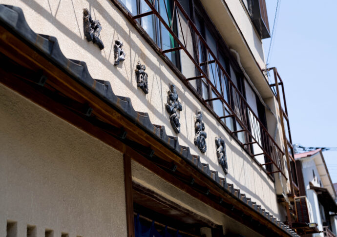 伊豆急 下田 幸寿司 IZUKYU SHIMODA KOUZUSHI じずきゅう　しもだ こうずし イズキュウ シモダ コウズシ （株）富屋酒店 かぶしきがいしゃ とみやさけてん カブシキガイシャ　トミヤサケテン TOMIYA SAKETEN 　愛知県名古屋市瑞穂区上坂町1-41-2　地酒屋　豊盃　HOUHAI ほうはい　ホーハイ　三浦酒造  MIURASHUZO日高見　ひたかみ　ヒタカミ HITAKAMI  平孝酒造　HIRAKOSHUZO 天の戸 アマノト　あまのと　AMANOTO　浅舞酒造 ASAMAISHUZO　飛露喜 HIROKISHUZOHONTEN　廣木酒造本店　HIROK　大那 DAINA　ダイナ　だいな　菊の里酒造　KIKUNOSATOSHUZO　旭興　KYOKUKO　きょくこう　キョクコウ　渡邉酒造　WATANABESHUZO　仙禽 SENKIN　せんきん　センキン（株）せんきん SENKIN鶴齢　カクレイ　かくれい KAKUREI　青木酒造　AOKISHUZO謙信 ケンシン　けんしん KENSHIN池田屋酒造 IKEDAYASHUZO 白岳仙 HAKUGAKUSEN　ハクガクセン　はくがくせん　安本酒造 YASUMOTOSHUZO 群馬泉 グンマイズミ　ぐんまいずみ 島岡酒造 SHIMAOKASHUZO  喜久醉 きくよい キクヨイKIKUYOI 青島酒造 AOSHIMASHUZO 長珍 ちょうちん　チョウチン長珍酒造CHOCHINSHUZO　みねたからみりん　峯寳 味醂　一子相伝 ミネタカラ　いっしそうでん　イッシソウデン　小笠原味醂 OGASAWARA MIRIN

瀧自慢　たきじまん　タキジマン　瀧自慢酒造　TAKIZIMANSHUZO　田光　TABIKA 早川酒造  HAYAKAWASHUZO　作　ZAKU ざく ザク 清水清三郎商店 SHIMIZUSEIZABUROSHOTEN  篠峯　櫛羅　しのみね　シノミネ　くじら　クジラ　千代酒造　CHIYOSHUZO　雑賀　さいか　サイカ　九重雑賀  KOKONOESAIKA　紀土　鶴梅　無量山　きっど　キッド　KID 　ツルウメ　つるうめ　TURUUME　ムリョウザン　むりょうざん　MURYOZAN　平和酒造　HEIWASHUZO　蒼空　そうくう　ソウクウ　SÔKÛ　藤岡酒造　HUJIOKASHUZO 　宝剣　HOUKEN  宝剣酒造　ほうけんしゅぞう　ホウケンシュゾウ　HOKENSHUZO　清酒竹鶴　小笹屋竹鶴　せいしゅたけつる　セイシュタケツル　おささやたけつる　オササヤタケツル　竹鶴酒造　TAKETURUSHUZO
石鎚　いしづち　イシヅチ　石鎚酒造　ISHIDUCHISHUZO　土佐しらぎく　とさしらぎく　トサシラギク　仙頭酒造場　せんとうしゅぞうじょう　SENDOSHUZOZYO　アルガブランカ　ARUGABURANKA勝沼醸造　KATUNUMAJÔZÔ　ドメーヌソガ　ソガ・ペール・エ・フィス SOGA PELE ET FIS　オブセワイナリー　OBUSEWINERY　ドメーヌタカヒコ　DOMAINE TAKAHIKO　クリサワブラン　KURISAWA BLANC　ナカザワワイナリー　NAKAZAWA WINERY　さつま寿　SATUMA KOTOBUKI 　尾込商店 OGOME SHOTEN  蔵の師魂 KURANOSHIKON  小正醸造　KOMASA ＪÔＺÔ　天狗櫻 TENGUSAKURA  白石酒蔵　SHIRAISHISHUZO  しま千両 SHIMASENRYO　高崎酒蔵  TAKASAKISHUZO  杜氏潤平　TOJIJUNPEI  小玉醸造  KODAMAJOZO  赤鹿毛　青鹿毛  AKAKAGE   AOKAGE　柳田酒蔵  YANAGIDASHUZO　舞香　MAIKA　泰明　TAIMEI　藤居醸造　HUZIIJÔＺÔ　池の露　特酎天草　IKENOTUYU  TOKUCHU  AMAKUSA　壱乃醸　飛乃流　朝日　ICHINOJO  HINORYU　ASAHI　朝日酒造　ASAHISHUZO　龍宮　RYUGU 富田酒造場　TOMITASHUZOJO　鳥飼 TORIKAI　鳥飼酒造　TORIKAISHUZO　極楽 GOIKURAKU　林酒造場 HAYASHISHUZOJO　屋久の島大自然林　酔麦香　YAKUNOSHIMA DAISHIZENRIN SUIBASKUKA　本坊酒造　HONBOSHUZO
金峰　金峰荒蘆過  KINPO　KINPOARAROKA　宇都酒造　UTOSHUZO　北谷長老　CHYATANCHÔＲÔ　北谷酒造　CHYATANSHUZO　山原くいな　YAMBARUKUINA　やんばる酒造　YAMBARUSHUZO　2024年春オープン予定 いいねタウン瑞穂 iiNE マルシェ内　グランクレア瑞穂 いいねタウン瑞穂  愛知県名古屋市瑞穂区宝田町四丁目2番、3番2　春敲町三丁目23番1（地番） 魚太郎　UOTARO MIZUHO うおたろう　ウオタロウ　なごやみずほてん　ナゴヤミズホテン　 名古屋瑞穂店  車で1分　徒歩5分　丸明 瑞穂店  MARUAKI MIZUHO　マルアキ ミズホテン　まるあき みずほてん　 徒歩10分　車3分　焼肉 美奈登  ヤキニクミナト　やきにくみなと YAKINIKU MINATO 車で2分　徒歩10分  どての品川　DOTENO SHINAGAWA　ドテノシナガワ　どてのしながわ　車で30秒　徒歩1分昇福亭　SHOHUKUTEI しょうふくてい　ショウフクテイ 街中華　マニア　大盛り　個性派  車で5分　徒歩15分  名店 近くにたくさんあり　堀田バンザイ　牛巻バンザイ　名古屋のへそ

