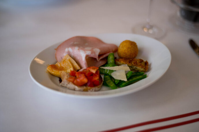 OSTERIA DA MICHELE オステリア・ダ・ミケーレ おすてりあ・だ・みけーれ 静岡県浜松市中央区元城町218-4 アクセス元城1Ｆ  （株）富屋酒店 かぶしきがいしゃ とみやさけてん カブシキガイシャ　トミヤサケテン TOMIYA SAKETEN 　愛知県名古屋市瑞穂区上坂町1-41-2　地酒屋　豊盃　HOUHAI ほうはい　ホーハイ　三浦酒造  MIURASHUZO日高見　ひたかみ　ヒタカミ HITAKAMI  平孝酒造　HIRAKOSHUZO 天の戸 アマノト　あまのと　AMANOTO　浅舞酒造ASAMAISHUZO　飛露喜 HIROKISHUZOHONTEN　廣木酒造本店　HIROK　大那 DAINA　ダイナ　だいな　菊の里酒造　KIKUNOSATOSHUZO　旭興　KYOKUKO　きょくこう　キョクコウ　渡邉酒造　WATANABESHUZO　仙禽 SENKIN　せんきん　センキン（株）せんきん SENKIN鶴齢　カクレイ　かくれい KAKUREI　青木酒造　AOKISHUZO謙信 ケンシン　けんしん KENSHIN池田屋酒造 IKEDAYASHUZO 白岳仙 HAKUGAKUSEN　ハクガクセン　はくがくせん　安本酒造 YASUMOTOSHUZO 群馬泉 グンマイズミ　ぐんまいずみ 島岡酒造 SHIMAOKASHUZO  喜久醉 きくよい キクヨイKIKUYOI 青島酒造 AOSHIMASHUZO 長珍 ちょうちん　チョウチン長珍酒造CHOCHINSHUZO　みねたからみりん　峯寳 味醂　一子相伝 ミネタカラ　いっしそうでん　イッシソウデン　小笠原味醂 OGASAWARA MIRIN

瀧自慢　たきじまん　タキジマン　瀧自慢酒造　TAKIZIMANSHUZO　田光　TABIKA 早川酒造  HAYAKAWASHUZO　作　ZAKU ざく ザク 清水清三郎商店 SHIMIZUSEIZABUROSHOTEN  篠峯　櫛羅　しのみね　シノミネ　くじら　クジラ　千代酒造　CHIYOSHUZO　雑賀　さいか　サイカ　九重雑賀  KOKONOESAIKA　紀土　鶴梅　無量山　きっど　キッド　KID 　ツルウメ　つるうめ　TURUUME　ムリョウザン　むりょうざん　MURYOZAN　平和酒造　HEIWASHUZO　蒼空　そうくう　ソウクウ　SÔKÛ　藤岡酒造　HUJIOKASHUZO 　宝剣　HOUKEN  宝剣酒造　ほうけんしゅぞう　ホウケンシュゾウ　HOKENSHUZO　清酒竹鶴　小笹屋竹鶴　せいしゅたけつる　セイシュタケツル　おささやたけつる　オササヤタケツル　竹鶴酒造　TAKETURUSHUZO
石鎚　いしづち　イシヅチ　石鎚酒造　ISHIDUCHISHUZO　土佐しらぎく　とさしらぎく　トサシラギク　仙頭酒造場　せんとうしゅぞうじょう　SENDOSHUZOZYO
　
 ブルゴーニュワイン　BOURGOGNE  ボルドーワイン　BORDEAUXカリフォルニアワイン CALIFORNIA  シャンパーニュ  SHAMPAGNEアルザスワイン ALSACE ドイツワイン WEIN GERMAN WINE 専門店　ライカM11　ズミルックス50　レンズ　代表　上田豊二　　きき酒師　焼酎アドバイザー　シャンパーニュシュヴァリエ　堀田駅より徒歩10分　熱田神宮駅より徒歩10分
市バス　牛巻より徒歩３分　地下鉄堀田駅より徒歩１５分　名古屋高速堀田出口より車で２分　牛巻交差点より徒歩５分　レトロ街並み　瓦屋根　裏道　大通りより二本入る　CLASSIC CARクラッシックカー CLASSIC BIKE　クラッシックバイク INTERIA　インテリア　　FASHION　ファッション　MUSIC　音楽　LOVE　SAKE SHOP　酒屋
センス　クリエイト　おたく　　MANIAマニア MOVIE　映画　CINEMA シネマ　2024年春オープン予定 いいねタウン瑞穂 iiNE マルシェ内　グランクレア瑞穂 いいねタウン瑞穂  愛知県名古屋市瑞穂区宝田町四丁目2番、3番2　春敲町三丁目23番1（地番） 魚太郎　UOTARO MIZUHO うおたろう　ウオタロウ　なごやみずほてん　ナゴヤミズホテン　 名古屋瑞穂店  車で1分　徒歩5分　丸明 瑞穂店  MARUAKI MIZUHO　マルアキ ミズホテン　まるあき みずほてん　 徒歩10分　車3分　焼肉 美奈登  ヤキニクミナト　やきにくみなと YAKINIKU MINATO 車で2分　徒歩10分  どての品川　DOTENO SHINAGAWA　ドテノシナガワ　どてのしながわ　車で30秒　徒歩1分昇福亭　SHOHUKUTEI しょうふくてい　ショウフクテイ 街中華　マニア　大盛り　個性派  車で5分　徒歩15分  名店 近くにたくさんあり　堀田バンザイ　牛巻バンザイ　名古屋のへそ
