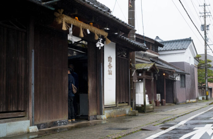 白岳仙　安本酒造有限会社　福井県福井市安原町7ノ4　HAKUGAKUSENN　
ハクガクセン　はくがくせん　嘉永六年創業　純米吟醸　荒走　ARABASHIRI　
荒走り　アラバシリ　あらばしり　新酒　搾立　SHIBORITATE　極走
雫　SHIZUKU　シズク　しずく　路考　ROKOU　濡烏　NUREKARASU
　レア　希少　60本のみの生産　富屋SPECIAL
純米大吟醸　クロガネ　黒鉄の雫取り　富屋酒店発案　全国3件のみの取り扱い
ゴクバシリ　ごくばしり　GOKUBASHIRI　無濾過生原酒　アルコール度数15度
HGS-02　HGS-01　自社酵母　福井県大野産　五百万石　吟のさと　酒造好適米
シボリタテ　しぼりたて　ピチピチ　離　HANARE　はなれ　ハナレ
黒鉄　KUROGANE　クロガネ　くろがね　真紅　SHINKU　シンク　しんく
白練　SHIRONERI　シロネリ　しろねり　路考　ROKOU　ロコウ　ろこう
越前カニ　解禁日　11月8日　日本を誇るブランドかに　希少　限定　レア
登録有形文化財指定蔵　SINCE1853　安本岳史　蔵元　杜氏　手造り　拘り
白岳仙専用ティスティンググラス495ｍｌ　スロバキア産　専用コースター
名古屋　唯一特約店　トミヤオリジナル　五百万石　福井県　契約栽培米
KURA MASTER 2023 GOLD MEDAL初エントリー初受賞作品。ストレートに抜ける品格と美しき質感が心に沁みる。「白岳仙　HAKUGAKUSEN　純米吟醸　＜冷卸　HIYAOROSHI＞　2023」＜吟のさと＞が表現する しなやかさと洗練させた味わいが魅力 「白岳仙   HAKUGAKUSEN   純米吟醸　＜秋上 AKIAGARI＞  2023」＜吟のさと＞が表現する しなやかさと洗練させた味わいが魅力 「白岳仙   HAKUGAKUSEN   純米吟醸　＜秋上 AKIAGARI＞   2023」福井が誇る最高ブランド「越前かに」の11月6日の解禁に合わせ 本日解禁  この落ち着き感と透明感  アラバシリの粋を越えたクオリティ 「白岳仙   HAKUGAKUSEN   純米吟醸   ＜荒走  ARABASHIRI＞  R5BY」
（株）富屋酒店 かぶしきがいしゃ とみやさけてん カブシキガイシャ　トミヤサケテン TOMIYA SAKETEN 　愛知県名古屋市瑞穂区上坂町1-41-2　地酒屋　豊盃　HOUHAI ほうはい　ホーハイ　三浦酒造  MIURASHUZO日高見　ひたかみ　ヒタカミ HITAKAMI  平孝酒造　HIRAKOSHUZO 天の戸 アマノト　あまのと　AMANOTO　浅舞酒造 ASAMAISHUZO　飛露喜 HIROKISHUZOHONTEN　廣木酒造本店　HIROK　大那 DAINA　ダイナ　だいな　菊の里酒造　KIKUNOSATOSHUZO　旭興　KYOKUKO　きょくこう　キョクコウ　渡邉酒造　WATANABESHUZO　仙禽 SENKIN　せんきん　センキン（株）せんきん SENKIN鶴齢　カクレイ　かくれい KAKUREI　青木酒造　AOKISHUZO謙信 ケンシン　けんしん KENSHIN池田屋酒造 IKEDAYASHUZO 白岳仙 HAKUGAKUSEN　ハクガクセン　はくがくせん　安本酒造 YASUMOTOSHUZO 群馬泉 グンマイズミ　ぐんまいずみ 島岡酒造 SHIMAOKASHUZO  喜久醉 きくよい キクヨイKIKUYOI 青島酒造 AOSHIMASHUZO 長珍 ちょうちん　チョウチン長珍酒造CHOCHINSHUZO　みねたからみりん　峯寳 味醂　一子相伝 ミネタカラ　いっしそうでん　イッシソウデン　小笠原味醂 OGASAWARA MIRIN

瀧自慢　たきじまん　タキジマン　瀧自慢酒造　TAKIZIMANSHUZO　田光　TABIKA 早川酒造  HAYAKAWASHUZO　作　ZAKU ざく ザク 清水清三郎商店 SHIMIZUSEIZABUROSHOTEN  篠峯　櫛羅　しのみね　シノミネ　くじら　クジラ　千代酒造　CHIYOSHUZO　雑賀　さいか　サイカ　九重雑賀  KOKONOESAIKA　紀土　鶴梅　無量山　きっど　キッド　KID 　ツルウメ　つるうめ　TURUUME　ムリョウザン　むりょうざん　MURYOZAN　平和酒造　HEIWASHUZO　蒼空　そうくう　ソウクウ　SÔKÛ　藤岡酒造　HUJIOKASHUZO 　宝剣　HOUKEN  宝剣酒造　ほうけんしゅぞう　ホウケンシュゾウ　HOKENSHUZO　清酒竹鶴　小笹屋竹鶴　せいしゅたけつる　セイシュタケツル　おささやたけつる　オササヤタケツル　竹鶴酒造　TAKETURUSHUZO
石鎚　いしづち　イシヅチ　石鎚酒造　ISHIDUCHISHUZO　土佐しらぎく　とさしらぎく　トサシラギク　仙頭酒造場　せんとうしゅぞうじょう　SENDOSHUZOZYO　アルガブランカ　ARUGABURANKA勝沼醸造　KATUNUMAJÔZÔ　ドメーヌソガ　ソガ・ペール・エ・フィス SOGA PELE ET FIS　オブセワイナリー　OBUSEWINERY　ドメーヌタカヒコ　DOMAINE TAKAHIKO　クリサワブラン　KURISAWA BLANC　ナカザワワイナリー　NAKAZAWA WINERY　さつま寿　SATUMA KOTOBUKI 　尾込商店 OGOME SHOTEN  蔵の師魂 KURANOSHIKON  小正醸造　KOMASA ＪÔＺÔ　天狗櫻 TENGUSAKURA  白石酒蔵　SHIRAISHISHUZO  しま千両 SHIMASENRYO　高崎酒蔵  TAKASAKISHUZO  杜氏潤平　TOJIJUNPEI  小玉醸造  KODAMAJOZO  赤鹿毛　青鹿毛  AKAKAGE   AOKAGE　柳田酒蔵  YANAGIDASHUZO　舞香　MAIKA　泰明　TAIMEI　藤居醸造　HUZIIJÔＺÔ　池の露　特酎天草　IKENOTUYU  TOKUCHU  AMAKUSA　壱乃醸　飛乃流　朝日　ICHINOJO  HINORYU　ASAHI　朝日酒造　ASAHISHUZO　龍宮　RYUGU 富田酒造場　TOMITASHUZOJO　鳥飼 TORIKAI　鳥飼酒造　TORIKAISHUZO　極楽 GOIKURAKU　林酒造場 HAYASHISHUZOJO　屋久の島大自然林　酔麦香　YAKUNOSHIMA DAISHIZENRIN SUIBASKUKA　本坊酒造　HONBOSHUZO
金峰　金峰荒蘆過  KINPO　KINPOARAROKA　宇都酒造　UTOSHUZO　北谷長老　CHYATANCHÔＲÔ　北谷酒造　CHYATANSHUZO　山原くいな　YAMBARUKUINA　やんばる酒造　YAMBARUSHUZO　2024年春オープン予定 いいねタウン瑞穂 iiNE マルシェ内　グランクレア瑞穂 いいねタウン瑞穂  愛知県名古屋市瑞穂区宝田町四丁目2番、3番2　春敲町三丁目23番1（地番） 魚太郎　UOTARO MIZUHO うおたろう　ウオタロウ　なごやみずほてん　ナゴヤミズホテン　 名古屋瑞穂店  車で1分　徒歩5分　丸明 瑞穂店  MARUAKI MIZUHO　マルアキ ミズホテン　まるあき みずほてん　 徒歩10分　車3分　焼肉 美奈登  ヤキニクミナト　やきにくみなと YAKINIKU MINATO 車で2分　徒歩10分  どての品川　DOTENO SHINAGAWA　ドテノシナガワ　どてのしながわ　車で30秒　徒歩1分昇福亭　SHOHUKUTEI しょうふくてい　ショウフクテイ 街中華　マニア　大盛り　個性派  車で5分　徒歩15分  名店 近くにたくさんあり　堀このシルキーさ そしてエアリーさ さらなるクオリティアップな作品  「白岳仙   HAKUGAKUSEN   純米大吟醸   ＜黒鉄  生酒  KUROGANE  UNFILTER＞  R5BY」田バンザイ　牛巻バンザイ　名古屋のへそ今期も改良を重ね さらなる領域の辛口純米を表現 「白岳仙   HAKUGAKUSEN  辛口純米  ＜真紅  SHINKU＞ 無濾過生酒  R5BY」品格と美しき桜のイメージを表現する極上の作品 「白岳仙  HAKUGAKUSEN   純米吟醸  ＜桜鼠  SAKURANEZU＞  R5BY＞」