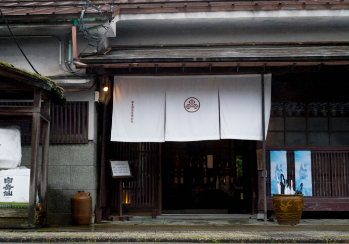 白岳仙　安本酒造有限会社　福井県福井市安原町7ノ4　HAKUGAKUSENN　
ハクガクセン　はくがくせん　嘉永六年創業　純米吟醸　荒走　ARABASHIRI　
荒走り　アラバシリ　あらばしり　新酒　搾立　SHIBORITATE　極走
雫　SHIZUKU　シズク　しずく　路考　ROKOU　濡烏　NUREKARASU
　レア　希少　60本のみの生産　富屋SPECIAL
純米大吟醸　クロガネ　黒鉄の雫取り　富屋酒店発案　全国3件のみの取り扱い
ゴクバシリ　ごくばしり　GOKUBASHIRI　無濾過生原酒　アルコール度数15度
HGS-02　HGS-01　自社酵母　福井県大野産　五百万石　吟のさと　酒造好適米
シボリタテ　しぼりたて　ピチピチ　離　HANARE　はなれ　ハナレ
黒鉄　KUROGANE　クロガネ　くろがね　真紅　SHINKU　シンク　しんく
白練　SHIRONERI　シロネリ　しろねり　路考　ROKOU　ロコウ　ろこう
越前カニ　解禁日　11月8日　日本を誇るブランドかに　希少　限定　レア
登録有形文化財指定蔵　SINCE1853　安本岳史　蔵元　杜氏　手造り　拘り
白岳仙専用ティスティンググラス495ｍｌ　スロバキア産　専用コースター
名古屋　唯一特約店　トミヤオリジナル　五百万石　福井県　契約栽培米
KURA MASTER 2023 GOLD MEDAL初エントリー初受賞作品。ストレートに抜ける品格と美しき質感が心に沁みる。「白岳仙　HAKUGAKUSEN　純米吟醸　＜冷卸　HIYAOROSHI＞　2023」＜吟のさと＞が表現する しなやかさと洗練させた味わいが魅力 「白岳仙   HAKUGAKUSEN   純米吟醸　＜秋上 AKIAGARI＞  2023」＜吟のさと＞が表現する しなやかさと洗練させた味わいが魅力 「白岳仙   HAKUGAKUSEN   純米吟醸　＜秋上 AKIAGARI＞   2023」福井が誇る最高ブランド「越前かに」の11月6日の解禁に合わせ 本日解禁  この落ち着き感と透明感  アラバシリの粋を越えたクオリティ 「白岳仙   HAKUGAKUSEN   純米吟醸   ＜荒走  ARABASHIRI＞  R5BY」
（株）富屋酒店 かぶしきがいしゃ とみやさけてん カブシキガイシャ　トミヤサケテン TOMIYA SAKETEN 　愛知県名古屋市瑞穂区上坂町1-41-2　地酒屋　豊盃　HOUHAI ほうはい　ホーハイ　三浦酒造  MIURASHUZO日高見　ひたかみ　ヒタカミ HITAKAMI  平孝酒造　HIRAKOSHUZO 天の戸 アマノト　あまのと　AMANOTO　浅舞酒造 ASAMAISHUZO　飛露喜 HIROKISHUZOHONTEN　廣木酒造本店　HIROK　大那 DAINA　ダイナ　だいな　菊の里酒造　KIKUNOSATOSHUZO　旭興　KYOKUKO　きょくこう　キョクコウ　渡邉酒造　WATANABESHUZO　仙禽 SENKIN　せんきん　センキン（株）せんきん SENKIN鶴齢　カクレイ　かくれい KAKUREI　青木酒造　AOKISHUZO謙信 ケンシン　けんしん KENSHIN池田屋酒造 IKEDAYASHUZO 白岳仙 HAKUGAKUSEN　ハクガクセン　はくがくせん　安本酒造 YASUMOTOSHUZO 群馬泉 グンマイズミ　ぐんまいずみ 島岡酒造 SHIMAOKASHUZO  喜久醉 きくよい キクヨイKIKUYOI 青島酒造 AOSHIMASHUZO 長珍 ちょうちん　チョウチン長珍酒造CHOCHINSHUZO　みねたからみりん　峯寳 味醂　一子相伝 ミネタカラ　いっしそうでん　イッシソウデン　小笠原味醂 OGASAWARA MIRIN

瀧自慢　たきじまん　タキジマン　瀧自慢酒造　TAKIZIMANSHUZO　田光　TABIKA 早川酒造  HAYAKAWASHUZO　作　ZAKU ざく ザク 清水清三郎商店 SHIMIZUSEIZABUROSHOTEN  篠峯　櫛羅　しのみね　シノミネ　くじら　クジラ　千代酒造　CHIYOSHUZO　雑賀　さいか　サイカ　九重雑賀  KOKONOESAIKA　紀土　鶴梅　無量山　きっど　キッド　KID 　ツルウメ　つるうめ　TURUUME　ムリョウザン　むりょうざん　MURYOZAN　平和酒造　HEIWASHUZO　蒼空　そうくう　ソウクウ　SÔKÛ　藤岡酒造　HUJIOKASHUZO 　宝剣　HOUKEN  宝剣酒造　ほうけんしゅぞう　ホウケンシュゾウ　HOKENSHUZO　清酒竹鶴　小笹屋竹鶴　せいしゅたけつる　セイシュタケツル　おささやたけつる　オササヤタケツル　竹鶴酒造　TAKETURUSHUZO
石鎚　いしづち　イシヅチ　石鎚酒造　ISHIDUCHISHUZO　土佐しらぎく　とさしらぎく　トサシラギク　仙頭酒造場　せんとうしゅぞうじょう　SENDOSHUZOZYO　アルガブランカ　ARUGABURANKA勝沼醸造　KATUNUMAJÔZÔ　ドメーヌソガ　ソガ・ペール・エ・フィス SOGA PELE ET FIS　オブセワイナリー　OBUSEWINERY　ドメーヌタカヒコ　DOMAINE TAKAHIKO　クリサワブラン　KURISAWA BLANC　ナカザワワイナリー　NAKAZAWA WINERY　さつま寿　SATUMA KOTOBUKI 　尾込商店 OGOME SHOTEN  蔵の師魂 KURANOSHIKON  小正醸造　KOMASA ＪÔＺÔ　天狗櫻 TENGUSAKURA  白石酒蔵　SHIRAISHISHUZO  しま千両 SHIMASENRYO　高崎酒蔵  TAKASAKISHUZO  杜氏潤平　TOJIJUNPEI  小玉醸造  KODAMAJOZO  赤鹿毛　青鹿毛  AKAKAGE   AOKAGE　柳田酒蔵  YANAGIDASHUZO　舞香　MAIKA　泰明　TAIMEI　藤居醸造　HUZIIJÔＺÔ　池の露　特酎天草　IKENOTUYU  TOKUCHU  AMAKUSA　壱乃醸　飛乃流　朝日　ICHINOJO  HINORYU　ASAHI　朝日酒造　ASAHISHUZO　龍宮　RYUGU 富田酒造場　TOMITASHUZOJO　鳥飼 TORIKAI　鳥飼酒造　TORIKAISHUZO　極楽 GOIKURAKU　林酒造場 HAYASHISHUZOJO　屋久の島大自然林　酔麦香　YAKUNOSHIMA DAISHIZENRIN SUIBASKUKA　本坊酒造　HONBOSHUZO
金峰　金峰荒蘆過  KINPO　KINPOARAROKA　宇都酒造　UTOSHUZO　北谷長老　CHYATANCHÔＲÔ　北谷酒造　CHYATANSHUZO　山原くいな　YAMBARUKUINA　やんばる酒造　YAMBARUSHUZO　2024年春オープン予定 いいねタウン瑞穂 iiNE マルシェ内　グランクレア瑞穂 いいねタウン瑞穂  愛知県名古屋市瑞穂区宝田町四丁目2番、3番2　春敲町三丁目23番1（地番） 魚太郎　UOTARO MIZUHO うおたろう　ウオタロウ　なごやみずほてん　ナゴヤミズホテン　 名古屋瑞穂店  車で1分　徒歩5分　丸明 瑞穂店  MARUAKI MIZUHO　マルアキ ミズホテン　まるあき みずほてん　 徒歩10分　車3分　焼肉 美奈登  ヤキニクミナト　やきにくみなと YAKINIKU MINATO 車で2分　徒歩10分  どての品川　DOTENO SHINAGAWA　ドテノシナガワ　どてのしながわ　車で30秒　徒歩1分昇福亭　SHOHUKUTEI しょうふくてい　ショウフクテイ 街中華　マニア　大盛り　個性派  車で5分　徒歩15分  名店 近くにたくさんあり　堀このシルキーさ そしてエアリーさ さらなるクオリティアップな作品  「白岳仙   HAKUGAKUSEN   純米大吟醸   ＜黒鉄  生酒  KUROGANE  UNFILTER＞  R5BY」田バンザイ　牛巻バンザイ　名古屋のへそ今期も改良を重ね さらなる領域の辛口純米を表現 「白岳仙   HAKUGAKUSEN  辛口純米  ＜真紅  SHINKU＞ 無濾過生酒  R5BY」品格と美しき桜のイメージを表現する極上の作品 「白岳仙  HAKUGAKUSEN   純米吟醸  ＜桜鼠  SAKURANEZU＞  R5BY＞」