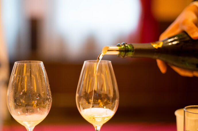 BOLLINGER MASTER SEMINR IN NAGOYA THE CONDER HOUSE ボレンジェ マスター セミナー ザ　コンダー ハウス  愛知県名古屋市中区錦2丁目20-25  2025年6月11日開催  PN VZ19 PN AYC18 LA COTE 
AUX ENFANTS 13  ラ・コート・オー・ザンファン  シャンーパニュ  
（株）富屋酒店 かぶしきがいしゃ とみやさけてん カブシキガイシャ　トミヤサケテン TOMIYA SAKETEN 　愛知県名古屋市瑞穂区上坂町1-41-2　地酒屋　豊盃　HOUHAI ほうはい　ホーハイ　三浦酒造  MIURASHUZO日高見　ひたかみ　ヒタカミ HITAKAMI  平孝酒造　HIRAKOSHUZO 天の戸 アマノト　あまのと　AMANOTO　浅舞酒造ASAMAISHUZO　飛露喜 HIROKISHUZOHONTEN　廣木酒造本店　HIROK　大那 DAINA　ダイナ　だいな　菊の里酒造　KIKUNOSATOSHUZO　旭興　KYOKUKO　きょくこう　キョクコウ　渡邉酒造　WATANABESHUZO　仙禽 SENKIN　せんきん　センキン（株）せんきん SENKIN鶴齢　カクレイ　かくれい KAKUREI　青木酒造　AOKISHUZO謙信 ケンシン　けんしん KENSHIN池田屋酒造 IKEDAYASHUZO 白岳仙 HAKUGAKUSEN　ハクガクセン　はくがくせん　安本酒造 YASUMOTOSHUZO 群馬泉 グンマイズミ　ぐんまいずみ 島岡酒造 SHIMAOKASHUZO  喜久醉 きくよい キクヨイKIKUYOI 青島酒造 AOSHIMASHUZO 長珍 ちょうちん　チョウチン長珍酒造CHOCHINSHUZO　みねたからみりん　峯寳 味醂　一子相伝 ミネタカラ　いっしそうでん　イッシソウデン　小笠原味醂 OGASAWARA MIRIN

瀧自慢　たきじまん　タキジマン　瀧自慢酒造　TAKIZIMANSHUZO　田光　TABIKA 早川酒造  HAYAKAWASHUZO　作　ZAKU ざく ザク 清水清三郎商店 SHIMIZUSEIZABUROSHOTEN  篠峯　櫛羅　しのみね　シノミネ　くじら　クジラ　千代酒造　CHIYOSHUZO　雑賀　さいか　サイカ　九重雑賀  KOKONOESAIKA　紀土　鶴梅　無量山　きっど　キッド　KID 　ツルウメ　つるうめ　TURUUME　ムリョウザン　むりょうざん　MURYOZAN　平和酒造　HEIWASHUZO　蒼空　そうくう　ソウクウ　SÔKÛ　藤岡酒造　HUJIOKASHUZO 　宝剣　HOUKEN  宝剣酒造　ほうけんしゅぞう　ホウケンシュゾウ　HOKENSHUZO　清酒竹鶴　小笹屋竹鶴　せいしゅたけつる　セイシュタケツル　おささやたけつる　オササヤタケツル　竹鶴酒造　TAKETURUSHUZO
石鎚　いしづち　イシヅチ　石鎚酒造　ISHIDUCHISHUZO　土佐しらぎく　とさしらぎく　トサシラギク　仙頭酒造場　せんとうしゅぞうじょう　SENDOSHUZOZYO
　
 ブルゴーニュワイン　BOURGOGNE  ボルドーワイン　BORDEAUXカリフォルニアワイン CALIFORNIA  シャンパーニュ  SHAMPAGNEアルザスワイン ALSACE ドイツワイン WEIN GERMAN WINE 専門店　ライカM11　ズミルックス50　レンズ　代表　上田豊二　　きき酒師　焼酎アドバイザー　シャンパーニュシュヴァリエ　堀田駅より徒歩10分　熱田神宮駅より徒歩10分
市バス　牛巻より徒歩３分　地下鉄堀田駅より徒歩１５分　名古屋高速堀田出口より車で２分　牛巻交差点より徒歩５分　レトロ街並み　瓦屋根　裏道　大通りより二本入る　CLASSIC CARクラッシックカー CLASSIC BIKE　クラッシックバイク INTERIA　インテリア　　FASHION　ファッション　MUSIC　音楽　LOVE　SAKE SHOP　酒屋
センス　クリエイト　おたく　　MANIAマニア MOVIE　映画　CINEMA シネマ　2024年春オープン予定 いいねタウン瑞穂 iiNE マルシェ内　グランクレア瑞穂 いいねタウン瑞穂  愛知県名古屋市瑞穂区宝田町四丁目2番、3番2　春敲町三丁目23番1（地番） 魚太郎　UOTARO MIZUHO うおたろう　ウオタロウ　なごやみずほてん　ナゴヤミズホテン　 名古屋瑞穂店  車で1分　徒歩5分　丸明 瑞穂店  MARUAKI MIZUHO　マルアキ ミズホテン　まるあき みずほてん　 徒歩10分　車3分　焼肉 美奈登  ヤキニクミナト　やきにくみなと YAKINIKU MINATO 車で2分　徒歩10分  どての品川　DOTENO SHINAGAWA　ドテノシナガワ　どてのしながわ　車で30秒　徒歩1分昇福亭　SHOHUKUTEI しょうふくてい　ショウフクテイ 街中華　マニア　大盛り　個性派  車で5分　徒歩15分  名店 近くにたくさんあり　堀田バンザイ　牛巻バンザイ　名古屋のへそ




