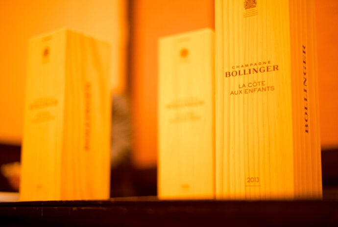 BOLLINGER MASTER SEMINR IN NAGOYA THE CONDER HOUSE ボレンジェ マスター セミナー ザ　コンダー ハウス  愛知県名古屋市中区錦2丁目20-25  2025年6月11日開催  PN VZ19 PN AYC18 LA COTE 
AUX ENFANTS 13  ラ・コート・オー・ザンファン  シャンーパニュ  
（株）富屋酒店 かぶしきがいしゃ とみやさけてん カブシキガイシャ　トミヤサケテン TOMIYA SAKETEN 　愛知県名古屋市瑞穂区上坂町1-41-2　地酒屋　豊盃　HOUHAI ほうはい　ホーハイ　三浦酒造  MIURASHUZO日高見　ひたかみ　ヒタカミ HITAKAMI  平孝酒造　HIRAKOSHUZO 天の戸 アマノト　あまのと　AMANOTO　浅舞酒造ASAMAISHUZO　飛露喜 HIROKISHUZOHONTEN　廣木酒造本店　HIROK　大那 DAINA　ダイナ　だいな　菊の里酒造　KIKUNOSATOSHUZO　旭興　KYOKUKO　きょくこう　キョクコウ　渡邉酒造　WATANABESHUZO　仙禽 SENKIN　せんきん　センキン（株）せんきん SENKIN鶴齢　カクレイ　かくれい KAKUREI　青木酒造　AOKISHUZO謙信 ケンシン　けんしん KENSHIN池田屋酒造 IKEDAYASHUZO 白岳仙 HAKUGAKUSEN　ハクガクセン　はくがくせん　安本酒造 YASUMOTOSHUZO 群馬泉 グンマイズミ　ぐんまいずみ 島岡酒造 SHIMAOKASHUZO  喜久醉 きくよい キクヨイKIKUYOI 青島酒造 AOSHIMASHUZO 長珍 ちょうちん　チョウチン長珍酒造CHOCHINSHUZO　みねたからみりん　峯寳 味醂　一子相伝 ミネタカラ　いっしそうでん　イッシソウデン　小笠原味醂 OGASAWARA MIRIN

瀧自慢　たきじまん　タキジマン　瀧自慢酒造　TAKIZIMANSHUZO　田光　TABIKA 早川酒造  HAYAKAWASHUZO　作　ZAKU ざく ザク 清水清三郎商店 SHIMIZUSEIZABUROSHOTEN  篠峯　櫛羅　しのみね　シノミネ　くじら　クジラ　千代酒造　CHIYOSHUZO　雑賀　さいか　サイカ　九重雑賀  KOKONOESAIKA　紀土　鶴梅　無量山　きっど　キッド　KID 　ツルウメ　つるうめ　TURUUME　ムリョウザン　むりょうざん　MURYOZAN　平和酒造　HEIWASHUZO　蒼空　そうくう　ソウクウ　SÔKÛ　藤岡酒造　HUJIOKASHUZO 　宝剣　HOUKEN  宝剣酒造　ほうけんしゅぞう　ホウケンシュゾウ　HOKENSHUZO　清酒竹鶴　小笹屋竹鶴　せいしゅたけつる　セイシュタケツル　おささやたけつる　オササヤタケツル　竹鶴酒造　TAKETURUSHUZO
石鎚　いしづち　イシヅチ　石鎚酒造　ISHIDUCHISHUZO　土佐しらぎく　とさしらぎく　トサシラギク　仙頭酒造場　せんとうしゅぞうじょう　SENDOSHUZOZYO
　
 ブルゴーニュワイン　BOURGOGNE  ボルドーワイン　BORDEAUXカリフォルニアワイン CALIFORNIA  シャンパーニュ  SHAMPAGNEアルザスワイン ALSACE ドイツワイン WEIN GERMAN WINE 専門店　ライカM11　ズミルックス50　レンズ　代表　上田豊二　　きき酒師　焼酎アドバイザー　シャンパーニュシュヴァリエ　堀田駅より徒歩10分　熱田神宮駅より徒歩10分
市バス　牛巻より徒歩３分　地下鉄堀田駅より徒歩１５分　名古屋高速堀田出口より車で２分　牛巻交差点より徒歩５分　レトロ街並み　瓦屋根　裏道　大通りより二本入る　CLASSIC CARクラッシックカー CLASSIC BIKE　クラッシックバイク INTERIA　インテリア　　FASHION　ファッション　MUSIC　音楽　LOVE　SAKE SHOP　酒屋
センス　クリエイト　おたく　　MANIAマニア MOVIE　映画　CINEMA シネマ　2024年春オープン予定 いいねタウン瑞穂 iiNE マルシェ内　グランクレア瑞穂 いいねタウン瑞穂  愛知県名古屋市瑞穂区宝田町四丁目2番、3番2　春敲町三丁目23番1（地番） 魚太郎　UOTARO MIZUHO うおたろう　ウオタロウ　なごやみずほてん　ナゴヤミズホテン　 名古屋瑞穂店  車で1分　徒歩5分　丸明 瑞穂店  MARUAKI MIZUHO　マルアキ ミズホテン　まるあき みずほてん　 徒歩10分　車3分　焼肉 美奈登  ヤキニクミナト　やきにくみなと YAKINIKU MINATO 車で2分　徒歩10分  どての品川　DOTENO SHINAGAWA　ドテノシナガワ　どてのしながわ　車で30秒　徒歩1分昇福亭　SHOHUKUTEI しょうふくてい　ショウフクテイ 街中華　マニア　大盛り　個性派  車で5分　徒歩15分  名店 近くにたくさんあり　堀田バンザイ　牛巻バンザイ　名古屋のへそ



