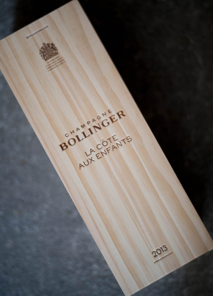 CHAMPAGNE BOLLINGER(シャンパーニュ ボランジェ)La Grande Année 2014(ラ・グラン・ダネ 2014ヴィンテージ) CHAMPAGNE BOLLINGER(シャンパーニュ ボランジェ)R.Ⅾ. 2008(アールディー 2008ヴィンテージ)FRANCE AI フランス アイ村 グランメゾン 「We Are Bolly Family」がモットー。創業1829年よりピノ・ノワールの聖地、シャンパーニュ地方・アイ村で家族経営を続けるグラン・メゾン。、シャンパーニュ・ボランジェ。職人の手による伝統製法で支えられたクラフトマンシップに裏打ちされたエレガントで質の高いワイン造りには定評があります。
創業以来、今でも木樽発酵行っている数少ないメゾンのひとつ。一貫したスタイルと安定した品質により、ミシュラン星付きレストランのシェフやソムリエなど、食のプロフェッショナルに高い評価を受け、ワイン愛好家なら知らない人はいないと言われるほどの熱い支持を得ています。特にメゾンのスタイルが体現され、ノン・ヴィンテージ枠を超えたと賞賛される代表作‶スペシャル・キュヴェ”は世界中のBolly Loversから愛され続ける逸品。伝統を重んじながら。斬新かつ革命的な発想を絶えず持つことで、温故知新のバランス感覚に長けているのも見逃せないポイントです。1884年には当時ヴィクトリア女王より、英国王室への納入を許される「Royal Warrant」の授与を受けます。以来、130年以上に渡り、メゾンはこの栄誉を守り続け、今日も英国王への納入を続けています。また、メゾンを語る上で欠かせない人物がマダム・エリザベス・リリー・ボランジェ。シャンパーニュ地方を代表する女傑のひとりとして、歴史的にも語り継がれる彼女の功績はメゾンにとって大切なレガシーです。3代目当主、夫ジャック・ボランジェの死後、世界の混乱期にあたる1941年~71年の30年間、メゾンを第二次世界大戦の騒乱より守り抜き、戦後はシャンパーニュの普及に尽力します。1967年にはメゾンの哲学が存分に込められた不朽の名作、スーパープレステージシャンパーニュの「R.D.」を世に送り出し、現在もなおマダム・リリーの誠実な思いは受け継がれています。映画007シリーズとの紳士協定よる信頼関係が始まったのは、1973年、シリーズ8作目「死ぬのは奴らだ」より。以後、全15作品に渡り、「ジェームス・ボンドが愛飲するシャンパーニュ」として地位を確立しています。「CHAMNPAGNE BOLLINGER(シャンーパニュ・ボランジェ)LA CÔTE AUX ENFANTS(ラ・コート・オー・ザンファン)2013(2013 ヴィンテージ)
(株)富屋酒店 かぶしきがいしゃ とみやさけてん カブシキガイシャ トミヤサケテン TOMIYA SAKETEN 愛知県名古屋市瑞穂区上坂町1-41-2 地酒屋 豊盃 HOUHAI ほうはい ホーハイ 三浦酒造 MIURASHUZO日高見 ひたかみ ヒタカミ HITAKAMI 平孝酒造 HIRAKOSHUZO 天の戸 アマノト あまのと AMANOTO 浅舞酒造ASAMAISHUZO 飛露喜 HIROKISHUZOHONTEN 廣木酒造本店 HIROK 大那 DAINA ダイナ だいな 菊の里酒造 KIKUNOSATOSHUZO 旭興 KYOKUKO きょくこう キョクコウ 渡邉酒造 WATANABESHUZO 仙禽 SENKIN せんきん センキン(株)せんきん SENKIN鶴齢 カクレイ かくれい KAKUREI 青木酒造 AOKISHUZO謙信 ケンシン けんしん KENSHIN池田屋酒造 IKEDAYASHUZO 白岳仙 HAKUGAKUSEN ハクガクセン はくがくせん 安本酒造 YASUMOTOSHUZO 群馬泉 グンマイズミ ぐんまいずみ 島岡酒造 SHIMAOKASHUZO 喜久醉 きくよい キクヨイKIKUYOI 青島酒造 AOSHIMASHUZO 長珍 ちょうちん チョウチン長珍酒造CHOCHINSHUZO みねたからみりん 峯寳 味醂 一子相伝 ミネタカラ いっしそうでん イッシソウデン 小笠原味醂 OGASAWARA MIRIN
瀧自慢 たきじまん タキジマン 瀧自慢酒造 TAKIZIMANSHUZO 田光 TABIKA 早川酒造 HAYAKAWASHUZO 作 ZAKU ざく ザク 清水清三郎商店 SHIMIZUSEIZABUROSHOTEN 篠峯 櫛羅 しのみね シノミネ くじら クジラ 千代酒造 CHIYOSHUZO 雑賀 さいか サイカ 九重雑賀 KOKONOESAIKA 紀土 鶴梅 無量山 きっど キッド KID ツルウメ つるうめ TURUUME ムリョウザン むりょうざん MURYOZAN 平和酒造 HEIWASHUZO 蒼空 そうくう ソウクウ SÔKÛ 藤岡酒造 HUJIOKASHUZO 宝剣 HOUKEN 宝剣酒造 ほうけんしゅぞう ホウケンシュゾウ HOKENSHUZO 清酒竹鶴 小笹屋竹鶴 せいしゅたけつる セイシュタケツル おささやたけつる オササヤタケツル 竹鶴酒造 TAKETURUSHUZO
石鎚 いしづち イシヅチ 石鎚酒造 ISHIDUCHISHUZO 土佐しらぎく とさしらぎく トサシラギク 仙頭酒造場 せんとうしゅぞうじょう SENDOSHUZOZYO
ブルゴーニュワイン BOURGOGNE ボルドーワイン BORDEAUXカリフォルニアワイン CALIFORNIA シャンパーニュ SHAMPAGNEアルザスワイン ALSACE ドイツワイン WEIN GERMAN WINE 専門店 ライカM11 ズミルックス50 レンズ 代表 上田豊二 きき酒師 焼酎アドバイザー シャンパーニュシュヴァリエ 堀田駅より徒歩10分 熱田神宮駅より徒歩10分
市バス 牛巻より徒歩3分 地下鉄堀田駅より徒歩15分 名古屋高速堀田出口より車で2分 牛巻交差点より徒歩5分 レトロ街並み 瓦屋根 裏道 大通りより二本入る CLASSIC CARクラッシックカー CLASSIC BIKE クラッシックバイク INTERIA インテリア FASHION ファッション MUSIC 音楽 LOVE SAKE SHOP 酒屋
センス クリエイト おたく MANIAマニア MOVIE 映画 CINEMA シネマ 2024年春オープン予定 いいねタウン瑞穂 iiNE マルシェ内 グランクレア瑞穂 いいねタウン瑞穂 愛知県名古屋市瑞穂区宝田町四丁目2番、3番2 春敲町三丁目23番1(地番) 魚太郎 UOTARO MIZUHO うおたろう ウオタロウ なごやみずほてん ナゴヤミズホテン 名古屋瑞穂店 車で1分 徒歩5分 丸明 瑞穂店 MARUAKI MIZUHO マルアキ ミズホテン まるあき みずほてん 徒歩10分 車3分 焼肉 美奈登 ヤキニクミナト やきにくみなと YAKINIKU MINATO 車で2分 徒歩10分 どての品川 DOTENO SHINAGAWA ドテノシナガワ どてのしながわ 車で30秒 徒歩1分昇福亭 SHOHUKUTEI しょうふくてい ショウフクテイ 街中華 マニア 大盛り 個性派 車で5分 徒歩15分 名店 近くにたくさんあり 堀田バンザイ 牛巻バンザイ 名古屋のへそ