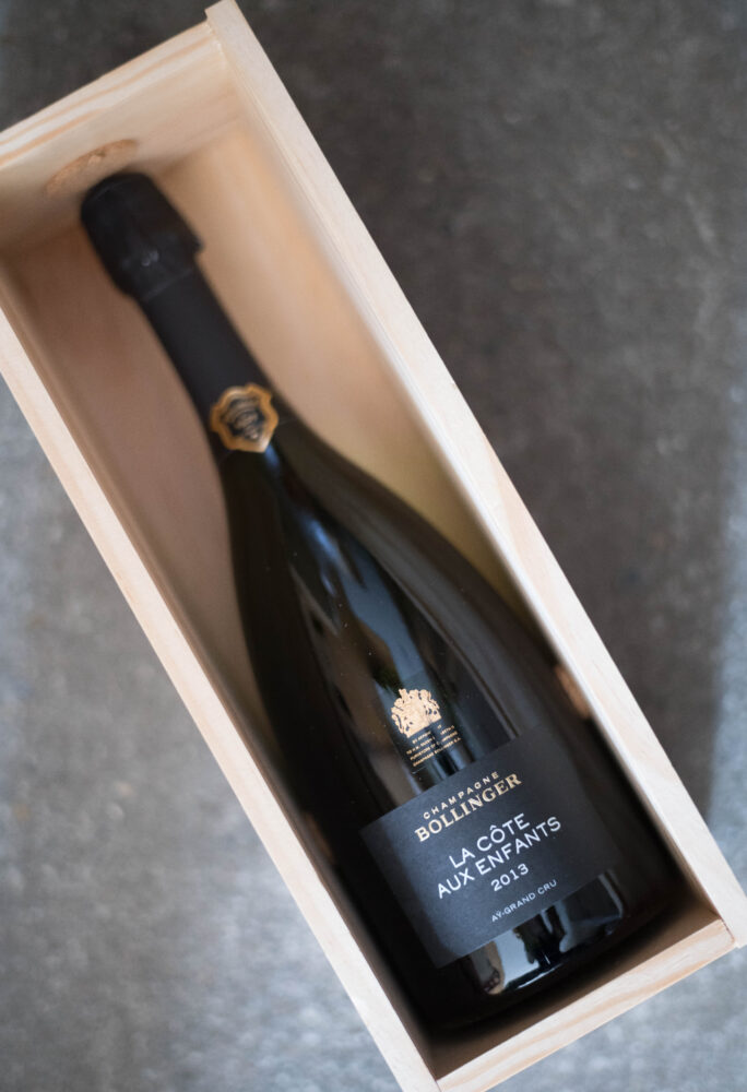 CHAMPAGNE BOLLINGER(シャンパーニュ ボランジェ)La Grande Année 2014(ラ・グラン・ダネ 2014ヴィンテージ) CHAMPAGNE BOLLINGER(シャンパーニュ ボランジェ)R.Ⅾ. 2008(アールディー 2008ヴィンテージ)FRANCE AI フランス アイ村 グランメゾン 「We Are Bolly Family」がモットー。創業1829年よりピノ・ノワールの聖地、シャンパーニュ地方・アイ村で家族経営を続けるグラン・メゾン。、シャンパーニュ・ボランジェ。職人の手による伝統製法で支えられたクラフトマンシップに裏打ちされたエレガントで質の高いワイン造りには定評があります。
創業以来、今でも木樽発酵行っている数少ないメゾンのひとつ。一貫したスタイルと安定した品質により、ミシュラン星付きレストランのシェフやソムリエなど、食のプロフェッショナルに高い評価を受け、ワイン愛好家なら知らない人はいないと言われるほどの熱い支持を得ています。特にメゾンのスタイルが体現され、ノン・ヴィンテージ枠を超えたと賞賛される代表作‶スペシャル・キュヴェ”は世界中のBolly Loversから愛され続ける逸品。伝統を重んじながら。斬新かつ革命的な発想を絶えず持つことで、温故知新のバランス感覚に長けているのも見逃せないポイントです。1884年には当時ヴィクトリア女王より、英国王室への納入を許される「Royal Warrant」の授与を受けます。以来、130年以上に渡り、メゾンはこの栄誉を守り続け、今日も英国王への納入を続けています。また、メゾンを語る上で欠かせない人物がマダム・エリザベス・リリー・ボランジェ。シャンパーニュ地方を代表する女傑のひとりとして、歴史的にも語り継がれる彼女の功績はメゾンにとって大切なレガシーです。3代目当主、夫ジャック・ボランジェの死後、世界の混乱期にあたる1941年~71年の30年間、メゾンを第二次世界大戦の騒乱より守り抜き、戦後はシャンパーニュの普及に尽力します。1967年にはメゾンの哲学が存分に込められた不朽の名作、スーパープレステージシャンパーニュの「R.D.」を世に送り出し、現在もなおマダム・リリーの誠実な思いは受け継がれています。映画007シリーズとの紳士協定よる信頼関係が始まったのは、1973年、シリーズ8作目「死ぬのは奴らだ」より。以後、全15作品に渡り、「ジェームス・ボンドが愛飲するシャンパーニュ」として地位を確立しています。「CHAMNPAGNE BOLLINGER(シャンーパニュ・ボランジェ)LA CÔTE AUX ENFANTS(ラ・コート・オー・ザンファン)2013(2013 ヴィンテージ)
(株)富屋酒店 かぶしきがいしゃ とみやさけてん カブシキガイシャ トミヤサケテン TOMIYA SAKETEN 愛知県名古屋市瑞穂区上坂町1-41-2 地酒屋 豊盃 HOUHAI ほうはい ホーハイ 三浦酒造 MIURASHUZO日高見 ひたかみ ヒタカミ HITAKAMI 平孝酒造 HIRAKOSHUZO 天の戸 アマノト あまのと AMANOTO 浅舞酒造ASAMAISHUZO 飛露喜 HIROKISHUZOHONTEN 廣木酒造本店 HIROK 大那 DAINA ダイナ だいな 菊の里酒造 KIKUNOSATOSHUZO 旭興 KYOKUKO きょくこう キョクコウ 渡邉酒造 WATANABESHUZO 仙禽 SENKIN せんきん センキン(株)せんきん SENKIN鶴齢 カクレイ かくれい KAKUREI 青木酒造 AOKISHUZO謙信 ケンシン けんしん KENSHIN池田屋酒造 IKEDAYASHUZO 白岳仙 HAKUGAKUSEN ハクガクセン はくがくせん 安本酒造 YASUMOTOSHUZO 群馬泉 グンマイズミ ぐんまいずみ 島岡酒造 SHIMAOKASHUZO 喜久醉 きくよい キクヨイKIKUYOI 青島酒造 AOSHIMASHUZO 長珍 ちょうちん チョウチン長珍酒造CHOCHINSHUZO みねたからみりん 峯寳 味醂 一子相伝 ミネタカラ いっしそうでん イッシソウデン 小笠原味醂 OGASAWARA MIRIN
瀧自慢 たきじまん タキジマン 瀧自慢酒造 TAKIZIMANSHUZO 田光 TABIKA 早川酒造 HAYAKAWASHUZO 作 ZAKU ざく ザク 清水清三郎商店 SHIMIZUSEIZABUROSHOTEN 篠峯 櫛羅 しのみね シノミネ くじら クジラ 千代酒造 CHIYOSHUZO 雑賀 さいか サイカ 九重雑賀 KOKONOESAIKA 紀土 鶴梅 無量山 きっど キッド KID ツルウメ つるうめ TURUUME ムリョウザン むりょうざん MURYOZAN 平和酒造 HEIWASHUZO 蒼空 そうくう ソウクウ SÔKÛ 藤岡酒造 HUJIOKASHUZO 宝剣 HOUKEN 宝剣酒造 ほうけんしゅぞう ホウケンシュゾウ HOKENSHUZO 清酒竹鶴 小笹屋竹鶴 せいしゅたけつる セイシュタケツル おささやたけつる オササヤタケツル 竹鶴酒造 TAKETURUSHUZO
石鎚 いしづち イシヅチ 石鎚酒造 ISHIDUCHISHUZO 土佐しらぎく とさしらぎく トサシラギク 仙頭酒造場 せんとうしゅぞうじょう SENDOSHUZOZYO
ブルゴーニュワイン BOURGOGNE ボルドーワイン BORDEAUXカリフォルニアワイン CALIFORNIA シャンパーニュ SHAMPAGNEアルザスワイン ALSACE ドイツワイン WEIN GERMAN WINE 専門店 ライカM11 ズミルックス50 レンズ 代表 上田豊二 きき酒師 焼酎アドバイザー シャンパーニュシュヴァリエ 堀田駅より徒歩10分 熱田神宮駅より徒歩10分
市バス 牛巻より徒歩3分 地下鉄堀田駅より徒歩15分 名古屋高速堀田出口より車で2分 牛巻交差点より徒歩5分 レトロ街並み 瓦屋根 裏道 大通りより二本入る CLASSIC CARクラッシックカー CLASSIC BIKE クラッシックバイク INTERIA インテリア FASHION ファッション MUSIC 音楽 LOVE SAKE SHOP 酒屋
センス クリエイト おたく MANIAマニア MOVIE 映画 CINEMA シネマ 2024年春オープン予定 いいねタウン瑞穂 iiNE マルシェ内 グランクレア瑞穂 いいねタウン瑞穂 愛知県名古屋市瑞穂区宝田町四丁目2番、3番2 春敲町三丁目23番1(地番) 魚太郎 UOTARO MIZUHO うおたろう ウオタロウ なごやみずほてん ナゴヤミズホテン 名古屋瑞穂店 車で1分 徒歩5分 丸明 瑞穂店 MARUAKI MIZUHO マルアキ ミズホテン まるあき みずほてん 徒歩10分 車3分 焼肉 美奈登 ヤキニクミナト やきにくみなと YAKINIKU MINATO 車で2分 徒歩10分 どての品川 DOTENO SHINAGAWA ドテノシナガワ どてのしながわ 車で30秒 徒歩1分昇福亭 SHOHUKUTEI しょうふくてい ショウフクテイ 街中華 マニア 大盛り 個性派 車で5分 徒歩15分 名店 近くにたくさんあり 堀田バンザイ 牛巻バンザイ 名古屋のへそ