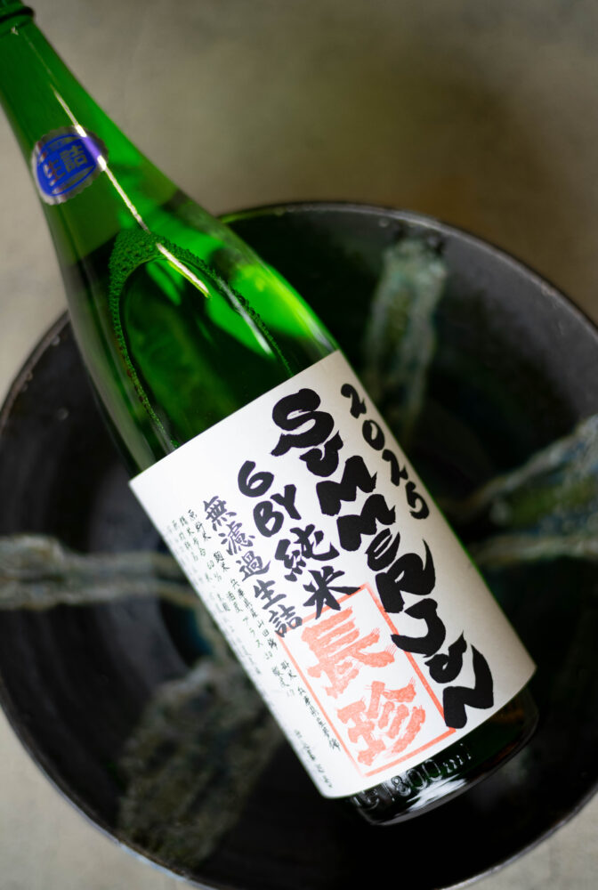 HIROKO WATANABE×CHOCHIN×TOMIYASAKETEN 「渡部 裕子(わたなべ ひろこ)」×「長珍(ちょうちん)」×「富屋酒店 名古屋 (とみやさけてん なごや)」 <PETIT PRESENT MARKET> in< ESCA> (プチ プレゼント マーケット) in (エスカ) 2023 12・29~2024 1.8 開催のお知らせ
2023年12月29日~2024年1月8日の期間
(1月1日は定休日 各日10:00~20:00開催)
名古屋駅太閤通り口地下街「エスカ センター ・光の広場」において
「プチ プレゼント マーケット」開催において「渡部 裕子」×「富屋酒店」と題し
渡部 裕子 ワタナベ ヒロコ 書家 書道家 hiroko wartanabe official web site 名古屋市在住 アーティスト ライブパフォーマンス 金シャチ横丁 文字 立体書インスタレーション ミッドランドスクエア周年ロゴ ヤマサちくわ 商品ロゴ ホテルウイングインターナショナル 京都四条烏丸 The TOWER Ryotel NAGOYA
客室内作品 舞台衣装美術 ライブパフォーマンス
当店の看板的存在 そして愛知の純米酒の代表のひとつといえる存在
愛知 津島の長珍酒造さん「純米酒シリーズ」と
愛知を代表する梅酒のひとつ白老酒造さんの「白老梅」をカップに特別に詰めていただき
渡部さんが直に書くオリジナルラベルの作品を日本で唯一
期間限定の限定数量販売ブースを出展させていただきます
さらに 1月7日と1月8日の二日間限定にて<書道家 渡邊 裕子さんによる「長珍ラベル 直書き企画」>を実施
渡部さんの力強く凛とした空気感の中に楽しさ漲るライブの瞬間を味わいながら その作品を手に入れることが出来る超絶贅沢な企画です
(10:00~16:00 開催)
さらに当日二日間は特別に蔵元より直送した「斗瓶取り(通常では飲めない鑑評会出品酒を詰める伝統の18Lの瓶)」の作品を当社 社長よりの「量り売り販売」を実施
その場で味わえるスペシャル企画も行います
(限定数量ですので完売の際はご了承ください)
年末年始を最高に盛り上げるSpecial Special Special 企画
是非 <エスカ>にお越しくださいませ
エスカ地下街 名古屋駅新幹線口 愛知県名古屋市中村区椿町6-9先 人気店多数 名古屋めし 観光
長珍 CHOCHIN しんぶんし 山廃純米 YAMAHAI 【7-70】無濾過生原酒 2023
長珍酒造 ちょうちんしゅぞう チョウチンシュゾウ チョーチン CHYOCHIN
BRUWERY 代表取締役兼杜氏 桑山雅行 クワヤママサユキ くわやままさゆき
KUWAYAMA MASAYUKI 桑山会 KUWAYAMAKAI クワヤマカイ くわやまかい しんぶんし 備前雄町 阿波山田 レッド 純米 純米吟醸 R2BY R4BY 熟成 お燗 ワイングラス かたくち 片口 マリアージュ 温度変化
立体的 日本酒の可能性 ステキ 唯一無二 絶対的信頼関係 名古屋特約店
(株)富屋酒店 愛知県名古屋市瑞穂区上坂町1-41-2 地酒屋 専門店 ライカM11 ズミルックス50 レンズ 代表 上田豊二 きき酒師 焼酎アドバイザー
シャンパーニュシュヴァリエ 堀田駅 熱田神宮駅
名古屋高速 堀田出口すぐ 牛巻交差点すぐ レトロ街並み 瓦屋根
クラッシックカー クラッシックバイク インテリア ファッション 音楽
センス クリエイト おたく マニア 映画 シネマ 骨格の太さとしなやかでまろやかな味わいが長珍スタイル。「長珍 CHOCHIN 純米吟醸 <ひやおろし HIYAOROSHI> 2023」
山田錦の豊かなボリュームとキレ感のバランスが唯一無二。「長珍 CHOCHIN 純米吟醸 <ひやおろし原酒 HIYAOROSHI> 2023」桑山流純米の味わい 温度変化の立体感を存分に楽しむ「長珍 CHOCHIN <純米生詰60 富山五百万石 TOYAMA GOHYAKUMANGOKU> 2023」八反錦のポテンシャルを存分に引き出した名作 「長珍 CHOCHIN しんぶんし 純米吟醸【50】 <八反錦 HATTANNISHIKI> 無濾過生原酒 2023」
(株)富屋酒店 かぶしきがいしゃ とみやさけてん カブシキガイシャ トミヤサケテン TOMIYA SAKETEN 愛知県名古屋市瑞穂区上坂町1-41-2 地酒屋 豊盃 HOUHAI ほうはい ホーハイ 三浦酒造 MIURASHUZO日高見 ひたかみ ヒタカミ HITAKAMI 平孝酒造 HIRAKOSHUZO 天の戸 アマノト あまのと AMANOTO 浅舞酒造 ASAMAISHUZO 飛露喜 HIROKISHUZOHONTEN 廣木酒造本店 HIROK 大那 DAINA ダイナ だいな 菊の里酒造 KIKUNOSATOSHUZO 旭興 KYOKUKO きょくこう キョクコウ 渡邉酒造 WATANABESHUZO 仙禽 SENKIN せんきん センキン(株)せんきん SENKIN鶴齢 カクレイ かくれい KAKUREI 青木酒造 AOKISHUZO謙信 ケンシン けんしん KENSHIN池田屋酒造 IKEDAYASHUZO 白岳仙 HAKUGAKUSEN ハクガクセン はくがくせん 安本酒造 YASUMOTOSHUZO 群馬泉 グンマイズミ ぐんまいずみ 島岡酒造 SHIMAOKASHUZO 喜久醉 きくよい キクヨイKIKUYOI 青島酒造 AOSHIMASHUZO 長珍 ちょうちん チョウチン長珍酒造CHOCHINSHUZO みねたからみりん 峯寳 味醂 一子相伝 ミネタカラ いっしそうでん イッシソウデン 小笠原味醂 OGASAWARA MIRIN
瀧自慢 たきじまん タキジマン 瀧自慢酒造 TAKIZIMANSHUZO 田光 TABIKA 早川酒造 HAYAKAWASHUZO 作 ZAKU ざく ザク 清水清三郎商店 SHIMIZUSEIZABUROSHOTEN 篠峯 櫛羅 しのみね シノミネ くじら クジラ 千代酒造 CHIYOSHUZO 雑賀 さいか サイカ 九重雑賀 KOKONOESAIKA 紀土 鶴梅 無量山 きっど キッド KID ツルウメ つるうめ TURUUME ムリョウザン むりょうざん MURYOZAN 平和酒造 HEIWASHUZO 蒼空 そうくう ソウクウ SÔKÛ 藤岡酒造 HUJIOKASHUZO 宝剣 HOUKEN 宝剣酒造 ほうけんしゅぞう ホウケンシュゾウ HOKENSHUZO 清酒竹鶴 小笹屋竹鶴 せいしゅたけつる セイシュタケツル おささやたけつる オササヤタケツル 竹鶴酒造 TAKETURUSHUZO
石鎚 いしづち イシヅチ 石鎚酒造 ISHIDUCHISHUZO 土佐しらぎく とさしらぎく トサシラギク 仙頭酒造場 せんとうしゅぞうじょう SENDOSHUZOZYOしんぶんしシリーズ今季最後の集大成 この感動の味わいを皆様に 「長珍 CHOCHIN しんぶんし 純米吟醸 <生生熟成5055 RAW RIPENING> 無濾過生酒 2023」
ブルゴーニュワイン BOURGOGNE ボルドーワイン BORDEAUXカリフォルニアワイン CALIFORNIA シャンパーニュ SHAMPAGNEアルザスワイン ALSACE ドイツワイン WEIN GERMAN WINE 専門店 ライカM11 ズミルックス50 レンズ 代表 上田豊二 きき酒師 焼酎アドバイザー シャンパーニュシュヴァリエ 堀田駅より徒歩10分 熱田神宮駅より徒歩10分
市バス 牛巻より徒歩3分 地下鉄堀田駅より徒歩15分 名古屋高速堀田出口より車で2分 牛巻交差点より徒歩5分 レトロ街並み 瓦屋根 裏道 大通りより二本入る CLASSIC CARクラッシックカー CLASSIC BIKE クラッシックバイク INTERIA インテリア FASHION ファッション MUSIC 音楽 LOVE SAKE SHOP 酒屋
センス クリエイト おたく MANIAマニア MOVIE 映画 CINEMA シネマ 2024年春オープン予定 いいねタウン瑞穂 iiNE マルシェ内 グランクレア瑞穂 いいねタウン瑞穂 愛知県名古屋市瑞穂区宝田町四丁目2番、3番2 春敲町三丁目23番1(地番) 魚太郎 UOTARO MIZUHO うおたろう ウオタロウ なごやみずほてん ナゴヤミズホテン 名古屋瑞穂店 車で1分 徒歩5分 丸明 瑞穂店 MARUAKI MIZUHO マルアキ ミズホテン まるあき みずほてん 徒歩10分 車3分 焼肉 美奈登 ヤキニクミナト やきにくみなと YAKINIKU MINATO 車で2分 徒歩10分 どての品川 DOTENO SHINAGAWA ドテノシナガワ どてのしながわ 車で30秒 徒歩1分昇福亭 SHOHUKUTEI しょうふくてい ショウフクテイ 街中華 マニア 大盛り 個性派 車で5分 徒歩15分 名店 近くにたくさんあり 堀田バンザイ 牛巻バンザイ 名古屋のへそ
お米を炊いたように味わいを表現した愛知の純米酒の名作 「長珍 CHOCHIN 純米 <阿波山田65 AWAYAMADA> 無濾過生詰 2023」しんぶんしシリーズ今季最後の集大成 この感動の味わいを皆様に 「長珍 CHOCHIN しんぶんし 純米吟醸 <生生熟成5055 RAW RIPENING> 無濾過生酒 2023」フレッシュさの中に漲る力強く品格溢れる生命力を その味わいから感じる「長珍 CHOCHIN <純米八反錦 HATTANNISHIKI> ささにごり生酒 R5BY」雄町の力強さと骨格が解けていく様を時間軸で楽しむ 「長珍 CHOCHIN 純米しんぶんし <備前雄町【7-65】 BIZENOMACHI> 無濾過生原酒 R5BY」