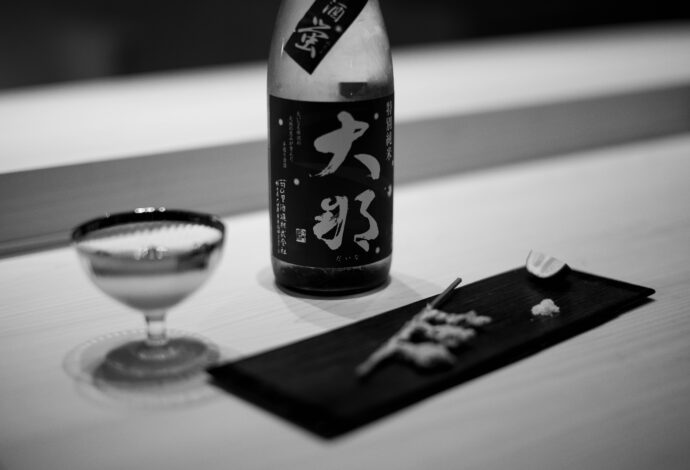 （株）富屋酒店 かぶしきがいしゃ とみやさけてん カブシキガイシャ　トミヤサケテン TOMIYA SAKETEN 　愛知県名古屋市瑞穂区上坂町1-41-2　地酒屋　豊盃　HOUHAI ほうはい　ホーハイ　三浦酒造  MIURASHUZO日高見　ひたかみ　ヒタカミ HITAKAMI  平孝酒造　HIRAKOSHUZO 天の戸 アマノト　あまのと　AMANOTO　浅舞酒造ASAMAISHUZO　飛露喜 HIROKISHUZOHONTEN　廣木酒造本店　HIROK　大那 DAINA　ダイナ　だいな　菊の里酒造　KIKUNOSATOSHUZO　旭興　KYOKUKO　きょくこう　キョクコウ　渡邉酒造　WATANABESHUZO　仙禽 SENKIN　せんきん　センキン（株）せんきん SENKIN鶴齢　カクレイ　かくれい KAKUREI　青木酒造　AOKISHUZO謙信 ケンシン　けんしん KENSHIN池田屋酒造 IKEDAYASHUZO 白岳仙 HAKUGAKUSEN　ハクガクセン　はくがくせん　安本酒造 YASUMOTOSHUZO 群馬泉 グンマイズミ　ぐんまいずみ 島岡酒造 SHIMAOKASHUZO  喜久醉 きくよい キクヨイKIKUYOI 青島酒造 AOSHIMASHUZO 長珍 ちょうちん　チョウチン長珍酒造CHOCHINSHUZO　みねたからみりん　峯寳 味醂　一子相伝 ミネタカラ　いっしそうでん　イッシソウデン　小笠原味醂 OGASAWARA MIRIN

瀧自慢　たきじまん　タキジマン　瀧自慢酒造　TAKIZIMANSHUZO　田光　TABIKA 早川酒造  HAYAKAWASHUZO　作　ZAKU ざく ザク 清水清三郎商店 SHIMIZUSEIZABUROSHOTEN  篠峯　櫛羅　しのみね　シノミネ　くじら　クジラ　千代酒造　CHIYOSHUZO　雑賀　さいか　サイカ　九重雑賀  KOKONOESAIKA　紀土　鶴梅　無量山　きっど　キッド　KID 　ツルウメ　つるうめ　TURUUME　ムリョウザン　むりょうざん　MURYOZAN　平和酒造　HEIWASHUZO　蒼空　そうくう　ソウクウ　SÔKÛ　藤岡酒造　HUJIOKASHUZO 　宝剣　HOUKEN  宝剣酒造　ほうけんしゅぞう　ホウケンシュゾウ　HOKENSHUZO　清酒竹鶴　小笹屋竹鶴　せいしゅたけつる　セイシュタケツル　おささやたけつる　オササヤタケツル　竹鶴酒造　TAKETURUSHUZO
石鎚　いしづち　イシヅチ　石鎚酒造　ISHIDUCHISHUZO　土佐しらぎく　とさしらぎく　トサシラギク　仙頭酒造場　せんとうしゅぞうじょう　SENDOSHUZOZYO
　
 ブルゴーニュワイン　BOURGOGNE  ボルドーワイン　BORDEAUXカリフォルニアワイン CALIFORNIA  シャンパーニュ  SHAMPAGNEアルザスワイン ALSACE ドイツワイン WEIN GERMAN WINE 専門店　ライカM11　ズミルックス50　レンズ　代表　上田豊二　　きき酒師　焼酎アドバイザー　シャンパーニュシュヴァリエ　堀田駅より徒歩10分　熱田神宮駅より徒歩10分
市バス　牛巻より徒歩３分　地下鉄堀田駅より徒歩１５分　名古屋高速堀田出口より車で２分　牛巻交差点より徒歩５分　レトロ街並み　瓦屋根　裏道　大通りより二本入る　CLASSIC CARクラッシックカー CLASSIC BIKE　クラッシックバイク INTERIA　インテリア　　FASHION　ファッション　MUSIC　音楽　LOVE　SAKE SHOP　酒屋
センス　クリエイト　おたく　　MANIAマニア MOVIE　映画　CINEMA シネマ　2024年春オープン予定 いいねタウン瑞穂 iiNE マルシェ内　グランクレア瑞穂 いいねタウン瑞穂  愛知県名古屋市瑞穂区宝田町四丁目2番、3番2　春敲町三丁目23番1（地番） 魚太郎　UOTARO MIZUHO うおたろう　ウオタロウ　なごやみずほてん　ナゴヤミズホテン　 名古屋瑞穂店  車で1分　徒歩5分　丸明 瑞穂店  MARUAKI MIZUHO　マルアキ ミズホテン　まるあき みずほてん　 徒歩10分　車3分　焼肉 美奈登  ヤキニクミナト　やきにくみなと YAKINIKU MINATO 車で2分　徒歩10分  どての品川　DOTENO SHINAGAWA　ドテノシナガワ　どてのしながわ　車で30秒　徒歩1分昇福亭　SHOHUKUTEI しょうふくてい　ショウフクテイ 街中華　マニア　大盛り　個性派  車で5分　徒歩15分  名店 近くにたくさんあり　堀田バンザイ　牛巻バンザイ　名古屋のへそ
菊の里酒造　大那　KIKUNOSATOSHUZO　DAINA　阿久津　信　AKUTU MAKOTO　代表取締役兼杜氏　栃木県大田原市片府田302-2　創業 慶応2年（1866年）　那須高原の南端に穏やかに広がる田園地帯。侍塚古墳、那須国造碑（日本三古碑）など、数々の歴史的遺産を有する古墳の里。
那珂川とその支流である菷川や蛇尾川がながれ市内のあちこちに、清水や湧水が見られる。慶応2年（1866年）創業。「一流」「君の友」等、代々の銘柄を経て昭和30年（1955年）に菊の里酒造に発展し、現在は主力銘柄「大那」を中心にリキュールなども製造し現在にいたる。大いなる那須の大地の恵みが育んだ手造り清酒「大那」大那特別純米　大那超辛口純米　大那純米吟醸東条産山田錦無濾過生酒　大那特別純米生酛無濾過生酒　大那純米大吟醸斗瓶囲い全国新酒鑑評会出品酒富屋酒店オリジナル500ｍｌボトル　大那仕込み水　大那純米吟醸スパークリング
株式会社富屋酒店　トミヤサケテン　とみやさけてん TOMIYA　SAKETEN　NAGOYA　愛知県名古屋市瑞穂区上坂町1-41-2 tomiya-saketen.com　特約店　特約流通　地酒　ワイン　専門店　 社長　代表　上田豊二　利き酒師　焼酎アドバイザー　シャンパーニュシュヴァリエ　おたく　マニア　堀田駅　熱田神宮駅
名古屋高速　堀田出口すぐ　牛巻交差点すぐ　レトロ街並み　瓦屋根
クラッシックカー　クラッシックバイク　インテリア　ファッション　音楽
センス　クリエイト　おたく　マニア　イキに。ステキに。ナツニハジケルSPARKLING。「大那　DAINA　純米吟醸　＜スパークリング　SPARKLING＞　2023」真夏の低アルコールの旨さを改めて感じさせてくれる素敵な作品。「大那　DAINA　特別純米13　＜低アルコール原酒　LOW  ALCOHOL＞　2023」旨さと飲みやすさの軽快さが真夏ののどごしを潤す。「大那　DAINA　特別純米13　＜低アルコール原酒　LOW ALCOHOL 13＞　2023」夏越しの淡い旨味が心にシミル。「大那　DAINA　純米吟醸　＜夏越し純吟　NATUGOSHI＞　仕込み十九号　無濾過生詰　2023
まろやかな那須産美山錦の味わいが酷暑のヨルを癒す。「大那　DAINA　夏越し純吟　NATUGOSHIJUNGIN　仕込み十九号　無濾過生詰　2023」不動の人気を誇る辛口純米酒の代名詞のひとつ。「大那　DAINA　超辛口純米　SUPERDRY JUNMAI    2023」【TOMIYA  SPECIAL SPECIAL SPECIAL MODEL】「URA DAINA 2023」まったりとスムースに。秋の装いを感じる癒しなひやおろし。「大那　DAINA  特別純米　＜ひやおろし　HIYAOROSHI＞　2023」爽やかさと瑞々しさ溢れるDRYな味わいを。【TOMIYA SPECIAL SPECIAL SPECIAL MODEL】「URA DAINA 2023」極上の艶感と大自然が育む仕込み水とが融合した最高の心地よさを 「大那   DAINA　純米吟醸   ＜東条産 愛山 TOJO AIYAMA＞  R5BY」＜新たな＞大那の世界観を 世界に代表する作品として  「大那   DAINA   純米大吟醸  ＜新たな  ARATANA＞  2023」The environment that nurtured ARATANA（株）富屋酒店 かぶしきがいしゃ とみやさけてん カブシキガイシャ　トミヤサケテン TOMIYA SAKETEN 　愛知県名古屋市瑞穂区上坂町1-41-2　地酒屋　豊盃　HOUHAI ほうはい　ホーハイ　三浦酒造  MIURASHUZO日高見　ひたかみ　ヒタカミ HITAKAMI  平孝酒造　HIRAKOSHUZO 天の戸 アマノト　あまのと　AMANOTO　浅舞酒造 ASAMAISHUZO　飛露喜 HIROKISHUZOHONTEN　廣木酒造本店　HIROK　大那 DAINA　ダイナ　だいな　菊の里酒造　KIKUNOSATOSHUZO　旭興　KYOKUKO　きょくこう　キョクコウ　渡邉酒造　WATANABESHUZO　仙禽 SENKIN　せんきん　センキン（株）せんきん SENKIN鶴齢　カクレイ　かくれい KAKUREI　青木酒造　AOKISHUZO謙信 ケンシン　けんしん KENSHIN池田屋酒造 IKEDAYASHUZO 白岳仙 HAKUGAKUSEN　ハクガクセン　はくがくせん　安本酒造 YASUMOTOSHUZO 群馬泉 グンマイズミ　ぐんまいずみ 島岡酒造 SHIMAOKASHUZO  喜久醉 きくよい キクヨイKIKUYOI 青島酒造 AOSHIMASHUZO 長珍 ちょうちん　チョウチン長珍酒造CHOCHINSHUZO　みねたからみりん　峯寳 味醂　一子相伝 ミネタカラ　いっしそうでん　イッシソウデン　小笠原味醂 OGASAWARA MIRIN

瀧自慢　たきじまん　タキジマン　瀧自慢酒造　TAKIZIMANSHUZO　田光　TABIKA 早川酒造  HAYAKAWASHUZO　作　ZAKU ざく ザク 清水清三郎商店 SHIMIZUSEIZABUROSHOTEN  篠峯　櫛羅　しのみね　シノミネ　くじら　クジラ　千代酒造　CHIYOSHUZO　雑賀　さいか　サイカ　九重雑賀  KOKONOESAIKA　紀土　鶴梅　無量山　きっど　キッド　KID 　ツルウメ　つるうめ　TURUUME　ムリョウザン　むりょうざん　MURYOZAN　平和酒造　HEIWASHUZO　蒼空　そうくう　ソウクウ　SÔKÛ　藤岡酒造　HUJIOKASHUZO 　宝剣　HOUKEN  宝剣酒造　ほうけんしゅぞう　ホウケンシュゾウ　HOKENSHUZO　清酒竹鶴　小笹屋竹鶴　せいしゅたけつる　セイシュタケツル　おささやたけつる　オササヤタケツル　竹鶴酒造　TAKETURUSHUZO
石鎚　いしづち　イシヅチ　石鎚酒造　ISHIDUCHISHUZO　土佐しらぎく　とさしらぎく　トサシラギク　仙頭酒造場　せんとうしゅぞうじょう　SENDOSHUZOZYO　アルガブランカ　ARUGABURANKA勝沼醸造　KATUNUMAJÔZÔ　ドメーヌソガ　ソガ・ペール・エ・フィス SOGA PELE ET FIS　オブセワイナリー　OBUSEWINERY　ドメーヌタカヒコ　DOMAINE TAKAHIKO　クリサワブラン　KURISAWA BLANC　ナカザワワイナリー　NAKAZAWA WINERY　さつま寿　SATUMA KOTOBUKI 　尾込商店 OGOME SHOTEN  蔵の師魂 KURANOSHIKON  小正醸造　KOMASA ＪÔＺÔ　天狗櫻 TENGUSAKURA  白石酒蔵　SHIRAISHISHUZO  しま千両 SHIMASENRYO　高崎酒蔵  TAKASAKISHUZO  杜氏潤平　TOJIJUNPEI  小玉醸造  KODAMAJOZO  赤鹿毛　青鹿毛  AKAKAGE   AOKAGE　柳田酒蔵  YANAGIDASHUZO　舞香　MAIKA　泰明　TAIMEI　藤居醸造　HUZIIJÔＺÔ　池の露　特酎天草　IKENOTUYU  TOKUCHU  AMAKUSA　壱乃醸　飛乃流　朝日　ICHINOJO  HINORYU　ASAHI　朝日酒造　ASAHISHUZO　龍宮　RYUGU 富田酒造場　TOMITASHUZOJO　鳥飼 TORIKAI　鳥飼酒造　TORIKAISHUZO　極楽 GOIKURAKU　林酒造場 HAYASHISHUZOJO　屋久の島大自然林　酔麦香　YAKUNOSHIMA DAISHIZENRIN SUIBASKUKA　本坊酒造　HONBOSHUZO
金峰　金峰荒蘆過  KINPO　KINPOARAROKA　宇都酒造　UTOSHUZO　北谷長老　CHYATANCHÔＲÔ　北谷酒造　CHYATANSHUZO　山原くいな　YAMBARUKUINA　やんばる酒造　YAMBARUSHUZO　
ゑびすや　御器所　焼き鳥　居酒屋　愛知県名古屋市昭和区石仏町2-4
安定感　大将　情熱　日本酒　ワイン　充実　富屋酒店フルラインナップ
長年のパートナー　絶対的信頼関係　ベーシックなメニューの旨さ　抜群
ブルゴーニュ　充実　ワインマニア　ソムリエ　ラック・コーポレーション
ハスミワイン　ヌーヴェル・セレクション　オルヴォー　テラヴェール
宝剣　豊盃　白岳仙　長珍　紀土　田光　大那　飛露喜　土佐しらぎく
日高見　瀧自慢　櫛羅　篠峯　相模灘　竹鶴　旭興　雑賀　喜久醉
（株）富屋酒店 かぶしきがいしゃ とみやさけてん カブシキガイシャ　トミヤサケテン TOMIYA SAKETEN 　愛知県名古屋市瑞穂区上坂町1-41-2　地酒屋　豊盃　HOUHAI ほうはい　ホーハイ　三浦酒造  MIURASHUZO日高見　ひたかみ　ヒタカミ HITAKAMI  平孝酒造　HIRAKOSHUZO 天の戸 アマノト　あまのと　AMANOTO　浅舞酒造 ASAMAISHUZO　飛露喜 HIROKISHUZOHONTEN　廣木酒造本店　HIROK　大那 DAINA　ダイナ　だいな　菊の里酒造　KIKUNOSATOSHUZO　旭興　KYOKUKO　きょくこう　キョクコウ　渡邉酒造　WATANABESHUZO　仙禽 SENKIN　せんきん　センキン（株）せんきん SENKIN鶴齢　カクレイ　かくれい KAKUREI　青木酒造　AOKISHUZO謙信 ケンシン　けんしん KENSHIN池田屋酒造 IKEDAYASHUZO 白岳仙 HAKUGAKUSEN　ハクガクセン　はくがくせん　安本酒造 YASUMOTOSHUZO 群馬泉 グンマイズミ　ぐんまいずみ 島岡酒造 SHIMAOKASHUZO  喜久醉 きくよい キクヨイKIKUYOI 青島酒造 AOSHIMASHUZO 長珍 ちょうちん　チョウチン長珍酒造CHOCHINSHUZO　みねたからみりん　峯寳 味醂　一子相伝 ミネタカラ　いっしそうでん　イッシソウデン　小笠原味醂 OGASAWARA MIRIN

瀧自慢　たきじまん　タキジマン　瀧自慢酒造　TAKIZIMANSHUZO　田光　TABIKA 早川酒造  HAYAKAWASHUZO　作　ZAKU ざく ザク 清水清三郎商店 SHIMIZUSEIZABUROSHOTEN  篠峯　櫛羅　しのみね　シノミネ　くじら　クジラ　千代酒造　CHIYOSHUZO　雑賀　さいか　サイカ　九重雑賀  KOKONOESAIKA　紀土　鶴梅　無量山　きっど　キッド　KID 　ツルウメ　つるうめ　TURUUME　ムリョウザン　むりょうざん　MURYOZAN　平和酒造　HEIWASHUZO　蒼空　そうくう　ソウクウ　SÔKÛ　藤岡酒造　HUJIOKASHUZO 　宝剣　HOUKEN  宝剣酒造　ほうけんしゅぞう　ホウケンシュゾウ　HOKENSHUZO　清酒竹鶴　小笹屋竹鶴　せいしゅたけつる　セイシュタケツル　おささやたけつる　オササヤタケツル　竹鶴酒造　TAKETURUSHUZO
石鎚　いしづち　イシヅチ　石鎚酒造　ISHIDUCHISHUZO　土佐しらぎく　とさしらぎく　トサシラギク　仙頭酒造場　せんとうしゅぞうじょう　SENDOSHUZOZYO
　
 ブルゴーニュワイン　BOURGOGNE  ボルドーワイン　BORDEAUXカリフォルニアワイン CALIFORNIA  シャンパーニュ  SHAMPAGNEアルザスワイン ALSACE ドイツワイン WEIN GERMAN WINE 専門店　ライカM11　ズミルックス50　レンズ　代表　上田豊二　　きき酒師　焼酎アドバイザー　シャンパーニュシュヴァリエ　堀田駅より徒歩10分　熱田神宮駅より徒歩10分雄町の魅力を大那流に表現した名古屋発信の唯一無二の作品 「大那  DAINA  【TOMIYA ORIGINAL】＜オマチダイナ  OMACHI DAINA＞  2024」
市バス　牛巻より徒歩３分　地下鉄堀田駅より徒歩１５分　名古屋高速堀田出口より車で２分　牛巻交差点より徒歩５分　レトロ街並み　瓦屋根　裏道　大通りより二本入る　CLASSIC CARクラッシックカー CLASSIC BIKE　クラッシックバイク INTERIA　インテリア　　FASHION　ファッション　MUSIC　音楽　LOVE　SAKE SHOP　酒屋
センス　クリエイト　おたく　　MANIAマニア MOVIE　映画　CINEMA シネマ　2024年春オープン予定 いいねタウン瑞穂 iiNE マルシェ内　グランクレア瑞穂 いいねタウン瑞穂  愛知県名古屋市瑞穂区宝田町四丁目2番、3番2　春敲町三丁目23番1（地番） 魚太郎　UOTARO MIZUHO うおたろう　ウオタロウ　なごやみずほてん　ナゴヤミズホテン　 名古屋瑞穂店  車で1分　徒歩5分　丸明 瑞穂店  MARUAKI MIZUHO　マルアキ ミズホテン　まるあき みずほてん　 徒歩10分　車3分　焼肉 美奈登  ヤキニクミナト　やきにくみなと YAKINIKU MINATO 車で2分　徒歩10分  どての品川　DOTENO SHINAGAWA　ドテノシナガワ　どてのしながわ　車で30秒　徒歩1分昇福亭　SHOHUKUTEI しょうふくてい　ショウフクテイ 街中華　マニア　大盛り　個性派  車で5分　徒歩15分  名店 近くにたくさんあり　堀田バンザイ　牛巻バンザイ　名古屋のへそ
活き活きとしたフレッシュさを全身で味わうエクスタシー「大那  DAINA  特別純米   仕込み壱号 ＜初しぼり  HASTUSHIBORI＞  R5BY」美しき味わいと優しさが共存する癒しのジュンダイ  「大那  DAINA  純米大吟醸   ＜夢ささら35  YUMESASARA＞  2023」那須五百万石のピュアさとポテンシャルを存分に味わう  「大那　DAINA  純米吟醸   ＜あらばしり  生酒   ARABASHIRI＞ R5BY」雄町のふくよかさを大那流に表現した別注品【TOMIYA SPECIAL SPECIAL SPECIAL MODEL】「DAINA OMACHI ダイナオマチ  2024」

