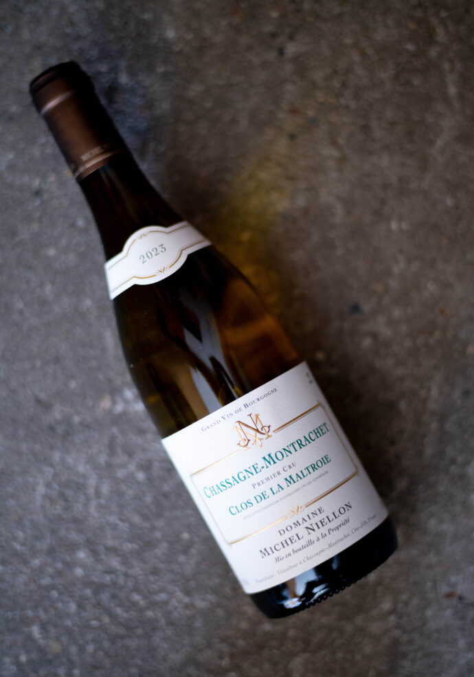 DOMANE MICHEL NIELLON(ドメーヌ ミッシェル・ニーロン) CHASSANE-MONTRACHET PURUMIER CRU(シャンサーニュ・モンラッシェ プルミエ・クリュ)CLOS DE LA MALTROIE 2020(クロ・ド・ア マルトロワ 2020ヴィンテージ)
DOMANE MICHEL NIELLON(ドメーヌ ミッシェル・ニーロン) CHASSANE-MONTRACHET PURUMIER CRU LES CHAMPGAINS(シャンサーニュ・モンラッシェ プルミエ・クリュ レ・シャンガン 2020ヴィンテージ)FRANCE BOURGOGNE
フランス ブルゴーニュ シャサーニュ・モンラッシェ 本拠地 シャサーニュ・モンラッシェでは最上位に位置付けられ、ワインの入手が非常に難しいとさせる生産者。
最も生産量も小さい。樹は1926年に植えられたもの、あるいは1962-68年にかけて植えられたもの。彼自身、古木から低収量のワインが最上と考えている。 畑の面積 6.5ha 醸造方法 発酵は小さなステンレスタンクトバリックを半々併用。白は村名クラスで新樽率15%以上、グランクリュで25%前後使用して012ヶ月熟成。
DOMANE MICHEL NIELLON(ドメーヌ ミッシェル・ニーロン) CHASSANE-MONTRACHET PURUMIER CRU LES CHAMPGAINS(シャンサーニュ・モンラッシェ プルミエ・クリュ レ・シャンガン 2020ヴィンテージ グイヨー仕立ての20年樹。
山側の方に位置し、優しい味わいのワインとなる。
DOMANE MICHEL NIELLON(ドメーヌ ミッシェル・ニーロン) CHASSANE-MONTRACHET PURUMIER CRU(シャンサーニュ・モンラッシェ プルミエ・クリュ)CLOS DE LA MALTROIE 2020(クロ・ド・ア マルトロワ 2020ヴィンテージ)
1.5ha。樹齢25年。シャンガンとは道を隔てて隣どうしに位置する。マルトロワの南半分にあり、ここではより重さのあるワインとなる。
DOMANE MICHEL NIELLON(ドメーヌ ミッシェル・ニーロン) CHEVALIER-MONTRACHET GRAND CRU 2020(シュヴァリエ・モンラッシェ グラン・クリュ 2020ヴィンテージ) 0.2ha 40年樹
輸入元 正規代理店 株式会社オーデックス・ジャパン 東京都港区高輪4-1-22 ODEX JAPAN 森社長 長年信頼関係 名古屋正規代理 特約店 流通
(株)富屋酒店 かぶしきがいしゃ とみやさけてん カブシキガイシャ トミヤサケテン TOMIYA SAKETEN 愛知県名古屋市瑞穂区上坂町1-41-2 地酒屋 豊盃 HOUHAI ほうはい ホーハイ 三浦酒造 MIURASHUZO日高見 ひたかみ ヒタカミ HITAKAMI 平孝酒造 HIRAKOSHUZO 天の戸 アマノト あまのと AMANOTO 浅舞酒造 ASAMAISHUZO 飛露喜 HIROKISHUZOHONTEN 廣木酒造本店 HIROK 大那 DAINA ダイナ だいな 菊の里酒造 KIKUNOSATOSHUZO 旭興 KYOKUKO きょくこう キョクコウ 渡邉酒造 WATANABESHUZO 仙禽 SENKIN せんきん センキン(株)せんきん SENKIN鶴齢 カクレイ かくれい KAKUREI 青木酒造 AOKISHUZO謙信 ケンシン けんしん KENSHIN池田屋酒造 IKEDAYASHUZO 白岳仙 HAKUGAKUSEN ハクガクセン はくがくせん 安本酒造 YASUMOTOSHUZO 群馬泉 グンマイズミ ぐんまいずみ 島岡酒造 SHIMAOKASHUZO 喜久醉 きくよい キクヨイKIKUYOI 青島酒造 AOSHIMASHUZO 長珍 ちょうちん チョウチン長珍酒造CHOCHINSHUZO みねたからみりん 峯寳 味醂 一子相伝 ミネタカラ いっしそうでん イッシソウデン 小笠原味醂 OGASAWARA MIRIN
瀧自慢 たきじまん タキジマン 瀧自慢酒造 TAKIZIMANSHUZO 田光 TABIKA 早川酒造 HAYAKAWASHUZO 作 ZAKU ざく ザク 清水清三郎商店 SHIMIZUSEIZABUROSHOTEN 篠峯 櫛羅 しのみね シノミネ くじら クジラ 千代酒造 CHIYOSHUZO 雑賀 さいか サイカ 九重雑賀 KOKONOESAIKA 紀土 鶴梅 無量山 きっど キッド KID ツルウメ つるうめ TURUUME ムリョウザン むりょうざん MURYOZAN 平和酒造 HEIWASHUZO 蒼空 そうくう ソウクウ SÔKÛ 藤岡酒造 HUJIOKASHUZO 宝剣 HOUKEN 宝剣酒造 ほうけんしゅぞう ホウケンシュゾウ HOKENSHUZO 清酒竹鶴 小笹屋竹鶴 せいしゅたけつる セイシュタケツル おささやたけつる オササヤタケツル 竹鶴酒造 TAKETURUSHUZO
石鎚 いしづち イシヅチ 石鎚酒造 ISHIDUCHISHUZO 土佐しらぎく とさしらぎく トサシラギク 仙頭酒造場 せんとうしゅぞうじょう SENDOSHUZOZYO アルガブランカ ARUGABURANKA勝沼醸造 KATUNUMAJÔZÔ ドメーヌソガ ソガ・ペール・エ・フィス SOGA PELE ET FIS オブセワイナリー OBUSEWINERY ドメーヌタカヒコ DOMAINE TAKAHIKO クリサワブラン KURISAWA BLANC ナカザワワイナリー NAKAZAWA WINERY さつま寿 SATUMA KOTOBUKI 尾込商店 OGOME SHOTEN 蔵の師魂 KURANOSHIKON 小正醸造 KOMASA JÔZÔ 天狗櫻 TENGUSAKURA 白石酒蔵 SHIRAISHISHUZO しま千両 SHIMASENRYO 高崎酒蔵 TAKASAKISHUZO 杜氏潤平 TOJIJUNPEI 小玉醸造 KODAMAJOZO 赤鹿毛 青鹿毛 AKAKAGE AOKAGE 柳田酒蔵 YANAGIDASHUZO 舞香 MAIKA 泰明 TAIMEI 藤居醸造 HUZIIJÔZÔ 池の露 特酎天草 IKENOTUYU TOKUCHU AMAKUSA 壱乃醸 飛乃流 朝日 ICHINOJO HINORYU ASAHI 朝日酒造 ASAHISHUZO 龍宮 RYUGU 富田酒造場 TOMITASHUZOJO 鳥飼 TORIKAI 鳥飼酒造 TORIKAISHUZO 極楽 GOIKURAKU 林酒造場 HAYASHISHUZOJO 屋久の島大自然林 酔麦香 YAKUNOSHIMA DAISHIZENRIN SUIBASKUKA 本坊酒造 HONBOSHUZO
金峰 金峰荒蘆過 KINPO KINPOARAROKA 宇都酒造 UTOSHUZO 北谷長老 CHYATANCHÔRÔ 北谷酒造 CHYATANSHUZO 山原くいな YAMBARUKUINA やんばる酒造 YAMBARUSHUZO 2024年春オープン予定 いいねタウン瑞穂 iiNE マルシェ内 グランクレア瑞穂 いいねタウン瑞穂 愛知県名古屋市瑞穂区宝田町四丁目2番、3番2 春敲町三丁目23番1(地番) 魚太郎 UOTARO MIZUHO うおたろう ウオタロウ なごやみずほてん ナゴヤミズホテン 名古屋瑞穂店 車で1分 徒歩5分 丸明 瑞穂店 MARUAKI MIZUHO マルアキ ミズホテン まるあき みずほてん 徒歩10分 車3分 焼肉 美奈登 ヤキニクミナト やきにくみなと YAKINIKU MINATO 車で2分 徒歩10分 どての品川 DOTENO SHINAGAWA ドテノシナガワ どてのしながわ 車で30秒 徒歩1分昇福亭 SHOHUKUTEI しょうふくてい ショウフクテイ 街中華 マニア 大盛り 個性派 車で5分 徒歩15分 名店 近くにたくさんあり 堀田バンザイ 牛巻バンザイ 名古屋のへそ
DOMAINE MICHEL NIELLON(ドメーヌ ミッシェル・ニーロン)CHASSAGNE MONTRACHETS(シャサーニュ・モンラッシェ)1ER CRU(プルミエ・クリュ)CLO DE LA MOLTROⅬE(クロ・ド・ラ・マルトロワ)2023(2023 ヴィンテージ)