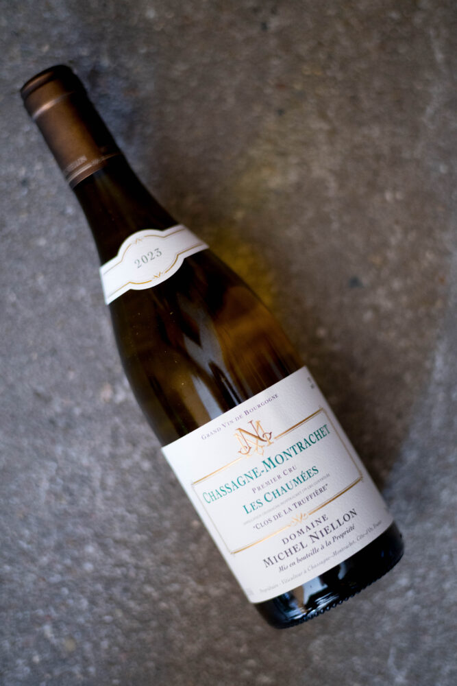 DOMANE MICHEL NIELLON(ドメーヌ ミッシェル・ニーロン) CHASSANE-MONTRACHET PURUMIER CRU(シャンサーニュ・モンラッシェ プルミエ・クリュ)CLOS DE LA MALTROIE 2020(クロ・ド・ア マルトロワ 2020ヴィンテージ)
DOMANE MICHEL NIELLON(ドメーヌ ミッシェル・ニーロン) CHASSANE-MONTRACHET PURUMIER CRU LES CHAMPGAINS(シャンサーニュ・モンラッシェ プルミエ・クリュ レ・シャンガン 2020ヴィンテージ)FRANCE BOURGOGNE
フランス ブルゴーニュ シャサーニュ・モンラッシェ 本拠地 シャサーニュ・モンラッシェでは最上位に位置付けられ、ワインの入手が非常に難しいとさせる生産者。
最も生産量も小さい。樹は1926年に植えられたもの、あるいは1962-68年にかけて植えられたもの。彼自身、古木から低収量のワインが最上と考えている。 畑の面積 6.5ha 醸造方法 発酵は小さなステンレスタンクトバリックを半々併用。白は村名クラスで新樽率15%以上、グランクリュで25%前後使用して012ヶ月熟成。
DOMANE MICHEL NIELLON(ドメーヌ ミッシェル・ニーロン) CHASSANE-MONTRACHET PURUMIER CRU LES CHAMPGAINS(シャンサーニュ・モンラッシェ プルミエ・クリュ レ・シャンガン 2020ヴィンテージ グイヨー仕立ての20年樹。
山側の方に位置し、優しい味わいのワインとなる。
DOMANE MICHEL NIELLON(ドメーヌ ミッシェル・ニーロン) CHASSANE-MONTRACHET PURUMIER CRU(シャンサーニュ・モンラッシェ プルミエ・クリュ)CLOS DE LA MALTROIE 2020(クロ・ド・ア マルトロワ 2020ヴィンテージ)
1.5ha。樹齢25年。シャンガンとは道を隔てて隣どうしに位置する。マルトロワの南半分にあり、ここではより重さのあるワインとなる。
DOMANE MICHEL NIELLON(ドメーヌ ミッシェル・ニーロン) CHEVALIER-MONTRACHET GRAND CRU 2020(シュヴァリエ・モンラッシェ グラン・クリュ 2020ヴィンテージ) 0.2ha 40年樹
輸入元 正規代理店 株式会社オーデックス・ジャパン 東京都港区高輪4-1-22 ODEX JAPAN 森社長 長年信頼関係 名古屋正規代理 特約店 流通
(株)富屋酒店 かぶしきがいしゃ とみやさけてん カブシキガイシャ トミヤサケテン TOMIYA SAKETEN 愛知県名古屋市瑞穂区上坂町1-41-2 地酒屋 豊盃 HOUHAI ほうはい ホーハイ 三浦酒造 MIURASHUZO日高見 ひたかみ ヒタカミ HITAKAMI 平孝酒造 HIRAKOSHUZO 天の戸 アマノト あまのと AMANOTO 浅舞酒造 ASAMAISHUZO 飛露喜 HIROKISHUZOHONTEN 廣木酒造本店 HIROK 大那 DAINA ダイナ だいな 菊の里酒造 KIKUNOSATOSHUZO 旭興 KYOKUKO きょくこう キョクコウ 渡邉酒造 WATANABESHUZO 仙禽 SENKIN せんきん センキン(株)せんきん SENKIN鶴齢 カクレイ かくれい KAKUREI 青木酒造 AOKISHUZO謙信 ケンシン けんしん KENSHIN池田屋酒造 IKEDAYASHUZO 白岳仙 HAKUGAKUSEN ハクガクセン はくがくせん 安本酒造 YASUMOTOSHUZO 群馬泉 グンマイズミ ぐんまいずみ 島岡酒造 SHIMAOKASHUZO 喜久醉 きくよい キクヨイKIKUYOI 青島酒造 AOSHIMASHUZO 長珍 ちょうちん チョウチン長珍酒造CHOCHINSHUZO みねたからみりん 峯寳 味醂 一子相伝 ミネタカラ いっしそうでん イッシソウデン 小笠原味醂 OGASAWARA MIRIN
瀧自慢 たきじまん タキジマン 瀧自慢酒造 TAKIZIMANSHUZO 田光 TABIKA 早川酒造 HAYAKAWASHUZO 作 ZAKU ざく ザク 清水清三郎商店 SHIMIZUSEIZABUROSHOTEN 篠峯 櫛羅 しのみね シノミネ くじら クジラ 千代酒造 CHIYOSHUZO 雑賀 さいか サイカ 九重雑賀 KOKONOESAIKA 紀土 鶴梅 無量山 きっど キッド KID ツルウメ つるうめ TURUUME ムリョウザン むりょうざん MURYOZAN 平和酒造 HEIWASHUZO 蒼空 そうくう ソウクウ SÔKÛ 藤岡酒造 HUJIOKASHUZO 宝剣 HOUKEN 宝剣酒造 ほうけんしゅぞう ホウケンシュゾウ HOKENSHUZO 清酒竹鶴 小笹屋竹鶴 せいしゅたけつる セイシュタケツル おささやたけつる オササヤタケツル 竹鶴酒造 TAKETURUSHUZO
石鎚 いしづち イシヅチ 石鎚酒造 ISHIDUCHISHUZO 土佐しらぎく とさしらぎく トサシラギク 仙頭酒造場 せんとうしゅぞうじょう SENDOSHUZOZYO アルガブランカ ARUGABURANKA勝沼醸造 KATUNUMAJÔZÔ ドメーヌソガ ソガ・ペール・エ・フィス SOGA PELE ET FIS オブセワイナリー OBUSEWINERY ドメーヌタカヒコ DOMAINE TAKAHIKO クリサワブラン KURISAWA BLANC ナカザワワイナリー NAKAZAWA WINERY さつま寿 SATUMA KOTOBUKI 尾込商店 OGOME SHOTEN 蔵の師魂 KURANOSHIKON 小正醸造 KOMASA JÔZÔ 天狗櫻 TENGUSAKURA 白石酒蔵 SHIRAISHISHUZO しま千両 SHIMASENRYO 高崎酒蔵 TAKASAKISHUZO 杜氏潤平 TOJIJUNPEI 小玉醸造 KODAMAJOZO 赤鹿毛 青鹿毛 AKAKAGE AOKAGE 柳田酒蔵 YANAGIDASHUZO 舞香 MAIKA 泰明 TAIMEI 藤居醸造 HUZIIJÔZÔ 池の露 特酎天草 IKENOTUYU TOKUCHU AMAKUSA 壱乃醸 飛乃流 朝日 ICHINOJO HINORYU ASAHI 朝日酒造 ASAHISHUZO 龍宮 RYUGU 富田酒造場 TOMITASHUZOJO 鳥飼 TORIKAI 鳥飼酒造 TORIKAISHUZO 極楽 GOIKURAKU 林酒造場 HAYASHISHUZOJO 屋久の島大自然林 酔麦香 YAKUNOSHIMA DAISHIZENRIN SUIBASKUKA 本坊酒造 HONBOSHUZO
金峰 金峰荒蘆過 KINPO KINPOARAROKA 宇都酒造 UTOSHUZO 北谷長老 CHYATANCHÔRÔ 北谷酒造 CHYATANSHUZO 山原くいな YAMBARUKUINA やんばる酒造 YAMBARUSHUZO 2024年春オープン予定 いいねタウン瑞穂 iiNE マルシェ内 グランクレア瑞穂 いいねタウン瑞穂 愛知県名古屋市瑞穂区宝田町四丁目2番、3番2 春敲町三丁目23番1(地番) 魚太郎 UOTARO MIZUHO うおたろう ウオタロウ なごやみずほてん ナゴヤミズホテン 名古屋瑞穂店 車で1分 徒歩5分 丸明 瑞穂店 MARUAKI MIZUHO マルアキ ミズホテン まるあき みずほてん 徒歩10分 車3分 焼肉 美奈登 ヤキニクミナト やきにくみなと YAKINIKU MINATO 車で2分 徒歩10分 どての品川 DOTENO SHINAGAWA ドテノシナガワ どてのしながわ 車で30秒 徒歩1分昇福亭 SHOHUKUTEI しょうふくてい ショウフクテイ 街中華 マニア 大盛り 個性派 車で5分 徒歩15分 名店 近くにたくさんあり 堀田バンザイ 牛巻バンザイ 名古屋のへそ
DOMAINE MICHEL NIELLON(ドメーヌ ミッシェル・ニーロン)CHASSAGNE MONTRACHETS(シャサーニュ・モンラッシェ)1ER CRU(プルミエ・クリュ)CLO DE LA MOLTROⅬE(クロ・ド・ラ・マルトロワ)2023(2023 ヴィンテージ)DOMAINE MICHEL NIELLON(ドメーヌ ミッシェル・ニーロン)CHASSAGNE MONTRACHETS(シャサーニュ・モンラッシェ)1ER CRU(プルミエ・クリュ)LES CHAUMEES(レ・シャルム)2023(2023 ヴィンテージ)