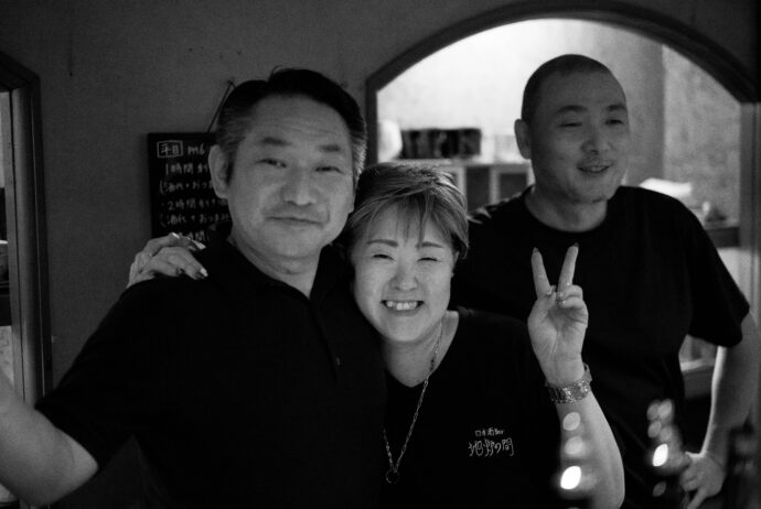 地炉の間 じろのま ジロノマ JIRONOMA  地酒バー 居酒屋 　大那の会  2025年6月4日（水）開催 
愛知県名古屋市中区錦3-14-20 ヤマタケビル2F  （株）富屋酒店 かぶしきがいしゃ とみやさけてん カブシキガイシャ　トミヤサケテン TOMIYA SAKETEN 　愛知県名古屋市瑞穂区上坂町1-41-2　地酒屋　豊盃　HOUHAI ほうはい　ホーハイ　三浦酒造  MIURASHUZO日高見　ひたかみ　ヒタカミ HITAKAMI  平孝酒造　HIRAKOSHUZO 天の戸 アマノト　あまのと　AMANOTO　浅舞酒造ASAMAISHUZO　飛露喜 HIROKISHUZOHONTEN　廣木酒造本店　HIROK　大那 DAINA　ダイナ　だいな　菊の里酒造　KIKUNOSATOSHUZO　旭興　KYOKUKO　きょくこう　キョクコウ　渡邉酒造　WATANABESHUZO　仙禽 SENKIN　せんきん　センキン（株）せんきん SENKIN鶴齢　カクレイ　かくれい KAKUREI　青木酒造　AOKISHUZO謙信 ケンシン　けんしん KENSHIN池田屋酒造 IKEDAYASHUZO 白岳仙 HAKUGAKUSEN　ハクガクセン　はくがくせん　安本酒造 YASUMOTOSHUZO 群馬泉 グンマイズミ　ぐんまいずみ 島岡酒造 SHIMAOKASHUZO  喜久醉 きくよい キクヨイKIKUYOI 青島酒造 AOSHIMASHUZO 長珍 ちょうちん　チョウチン長珍酒造CHOCHINSHUZO　みねたからみりん　峯寳 味醂　一子相伝 ミネタカラ　いっしそうでん　イッシソウデン　小笠原味醂 OGASAWARA MIRIN

瀧自慢　たきじまん　タキジマン　瀧自慢酒造　TAKIZIMANSHUZO　田光　TABIKA 早川酒造  HAYAKAWASHUZO　作　ZAKU ざく ザク 清水清三郎商店 SHIMIZUSEIZABUROSHOTEN  篠峯　櫛羅　しのみね　シノミネ　くじら　クジラ　千代酒造　CHIYOSHUZO　雑賀　さいか　サイカ　九重雑賀  KOKONOESAIKA　紀土　鶴梅　無量山　きっど　キッド　KID 　ツルウメ　つるうめ　TURUUME　ムリョウザン　むりょうざん　MURYOZAN　平和酒造　HEIWASHUZO　蒼空　そうくう　ソウクウ　SÔKÛ　藤岡酒造　HUJIOKASHUZO 　宝剣　HOUKEN  宝剣酒造　ほうけんしゅぞう　ホウケンシュゾウ　HOKENSHUZO　清酒竹鶴　小笹屋竹鶴　せいしゅたけつる　セイシュタケツル　おささやたけつる　オササヤタケツル　竹鶴酒造　TAKETURUSHUZO
石鎚　いしづち　イシヅチ　石鎚酒造　ISHIDUCHISHUZO　土佐しらぎく　とさしらぎく　トサシラギク　仙頭酒造場　せんとうしゅぞうじょう　SENDOSHUZOZYO
　
 ブルゴーニュワイン　BOURGOGNE  ボルドーワイン　BORDEAUXカリフォルニアワイン CALIFORNIA  シャンパーニュ  SHAMPAGNEアルザスワイン ALSACE ドイツワイン WEIN GERMAN WINE 専門店　ライカM11　ズミルックス50　レンズ　代表　上田豊二　　きき酒師　焼酎アドバイザー　シャンパーニュシュヴァリエ　堀田駅より徒歩10分　熱田神宮駅より徒歩10分
市バス　牛巻より徒歩３分　地下鉄堀田駅より徒歩１５分　名古屋高速堀田出口より車で２分　牛巻交差点より徒歩５分　レトロ街並み　瓦屋根　裏道　大通りより二本入る　CLASSIC CARクラッシックカー CLASSIC BIKE　クラッシックバイク INTERIA　インテリア　　FASHION　ファッション　MUSIC　音楽　LOVE　SAKE SHOP　酒屋
センス　クリエイト　おたく　　MANIAマニア MOVIE　映画　CINEMA シネマ　2024年春オープン予定 いいねタウン瑞穂 iiNE マルシェ内　グランクレア瑞穂 いいねタウン瑞穂  愛知県名古屋市瑞穂区宝田町四丁目2番、3番2　春敲町三丁目23番1（地番） 魚太郎　UOTARO MIZUHO うおたろう　ウオタロウ　なごやみずほてん　ナゴヤミズホテン　 名古屋瑞穂店  車で1分　徒歩5分　丸明 瑞穂店  MARUAKI MIZUHO　マルアキ ミズホテン　まるあき みずほてん　 徒歩10分　車3分　焼肉 美奈登  ヤキニクミナト　やきにくみなと YAKINIKU MINATO 車で2分　徒歩10分  どての品川　DOTENO SHINAGAWA　ドテノシナガワ　どてのしながわ　車で30秒　徒歩1分昇福亭　SHOHUKUTEI しょうふくてい　ショウフクテイ 街中華　マニア　大盛り　個性派  車で5分　徒歩15分  名店 近くにたくさんあり　堀田バンザイ　牛巻バンザイ　名古屋のへそ
菊の里酒造　大那　KIKUNOSATOSHUZO　DAINA　阿久津　信　AKUTU MAKOTO　代表取締役兼杜氏　栃木県大田原市片府田302-2　創業 慶応2年（1866年）　那須高原の南端に穏やかに広がる田園地帯。侍塚古墳、那須国造碑（日本三古碑）など、数々の歴史的遺産を有する古墳の里。
那珂川とその支流である菷川や蛇尾川がながれ市内のあちこちに、清水や湧水が見られる。慶応2年（1866年）創業。「一流」「君の友」等、代々の銘柄を経て昭和30年（1955年）に菊の里酒造に発展し、現在は主力銘柄「大那」を中心にリキュールなども製造し現在にいたる。大いなる那須の大地の恵みが育んだ手造り清酒「大那」大那特別純米　大那超辛口純米　大那純米吟醸東条産山田錦無濾過生酒　大那特別純米生酛無濾過生酒　大那純米大吟醸斗瓶囲い全国新酒鑑評会出品酒富屋酒店オリジナル500ｍｌボトル　大那仕込み水　大那純米吟醸スパークリング
株式会社富屋酒店　トミヤサケテン　とみやさけてん TOMIYA　SAKETEN　NAGOYA　愛知県名古屋市瑞穂区上坂町1-41-2 tomiya-saketen.com　特約店　特約流通　地酒　ワイン　専門店　 社長　代表　上田豊二　利き酒師　焼酎アドバイザー　シャンパーニュシュヴァリエ　おたく　マニア　堀田駅　熱田神宮駅
名古屋高速　堀田出口すぐ　牛巻交差点すぐ　レトロ街並み　瓦屋根
クラッシックカー　クラッシックバイク　インテリア　ファッション　音楽
センス　クリエイト　おたく　マニア　イキに。ステキに。ナツニハジケルSPARKLING。「大那　DAINA　純米吟醸　＜スパークリング　SPARKLING＞　2023」真夏の低アルコールの旨さを改めて感じさせてくれる素敵な作品。「大那　DAINA　特別純米13　＜低アルコール原酒　LOW  ALCOHOL＞　2023」旨さと飲みやすさの軽快さが真夏ののどごしを潤す。「大那　DAINA　特別純米13　＜低アルコール原酒　LOW ALCOHOL 13＞　2023」夏越しの淡い旨味が心にシミル。「大那　DAINA　純米吟醸　＜夏越し純吟　NATUGOSHI＞　仕込み十九号　無濾過生詰　2023
まろやかな那須産美山錦の味わいが酷暑のヨルを癒す。「大那　DAINA　夏越し純吟　NATUGOSHIJUNGIN　仕込み十九号　無濾過生詰　2023」不動の人気を誇る辛口純米酒の代名詞のひとつ。「大那　DAINA　超辛口純米　SUPERDRY JUNMAI    2023」【TOMIYA  SPECIAL SPECIAL SPECIAL MODEL】「URA DAINA 2023」まったりとスムースに。秋の装いを感じる癒しなひやおろし。「大那　DAINA  特別純米　＜ひやおろし　HIYAOROSHI＞　2023」爽やかさと瑞々しさ溢れるDRYな味わいを。【TOMIYA SPECIAL SPECIAL SPECIAL MODEL】「URA DAINA 2023」極上の艶感と大自然が育む仕込み水とが融合した最高の心地よさを 「大那   DAINA　純米吟醸   ＜東条産 愛山 TOJO AIYAMA＞  R5BY」＜新たな＞大那の世界観を 世界に代表する作品として  「大那   DAINA   純米大吟醸  ＜新たな  ARATANA＞  2023」The environment that nurtured ARATANA（株）富屋酒店 かぶしきがいしゃ とみやさけてん カブシキガイシャ　トミヤサケテン TOMIYA SAKETEN 　愛知県名古屋市瑞穂区上坂町1-41-2　地酒屋　豊盃　HOUHAI ほうはい　ホーハイ　三浦酒造  MIURASHUZO日高見　ひたかみ　ヒタカミ HITAKAMI  平孝酒造　HIRAKOSHUZO 天の戸 アマノト　あまのと　AMANOTO　浅舞酒造 ASAMAISHUZO　飛露喜 HIROKISHUZOHONTEN　廣木酒造本店　HIROK　大那 DAINA　ダイナ　だいな　菊の里酒造　KIKUNOSATOSHUZO　旭興　KYOKUKO　きょくこう　キョクコウ　渡邉酒造　WATANABESHUZO　仙禽 SENKIN　せんきん　センキン（株）せんきん SENKIN鶴齢　カクレイ　かくれい KAKUREI　青木酒造　AOKISHUZO謙信 ケンシン　けんしん KENSHIN池田屋酒造 IKEDAYASHUZO 白岳仙 HAKUGAKUSEN　ハクガクセン　はくがくせん　安本酒造 YASUMOTOSHUZO 群馬泉 グンマイズミ　ぐんまいずみ 島岡酒造 SHIMAOKASHUZO  喜久醉 きくよい キクヨイKIKUYOI 青島酒造 AOSHIMASHUZO 長珍 ちょうちん　チョウチン長珍酒造CHOCHINSHUZO　みねたからみりん　峯寳 味醂　一子相伝 ミネタカラ　いっしそうでん　イッシソウデン　小笠原味醂 OGASAWARA MIRIN

瀧自慢　たきじまん　タキジマン　瀧自慢酒造　TAKIZIMANSHUZO　田光　TABIKA 早川酒造  HAYAKAWASHUZO　作　ZAKU ざく ザク 清水清三郎商店 SHIMIZUSEIZABUROSHOTEN  篠峯　櫛羅　しのみね　シノミネ　くじら　クジラ　千代酒造　CHIYOSHUZO　雑賀　さいか　サイカ　九重雑賀  KOKONOESAIKA　紀土　鶴梅　無量山　きっど　キッド　KID 　ツルウメ　つるうめ　TURUUME　ムリョウザン　むりょうざん　MURYOZAN　平和酒造　HEIWASHUZO　蒼空　そうくう　ソウクウ　SÔKÛ　藤岡酒造　HUJIOKASHUZO 　宝剣　HOUKEN  宝剣酒造　ほうけんしゅぞう　ホウケンシュゾウ　HOKENSHUZO　清酒竹鶴　小笹屋竹鶴　せいしゅたけつる　セイシュタケツル　おささやたけつる　オササヤタケツル　竹鶴酒造　TAKETURUSHUZO
石鎚　いしづち　イシヅチ　石鎚酒造　ISHIDUCHISHUZO　土佐しらぎく　とさしらぎく　トサシラギク　仙頭酒造場　せんとうしゅぞうじょう　SENDOSHUZOZYO　アルガブランカ　ARUGABURANKA勝沼醸造　KATUNUMAJÔZÔ　ドメーヌソガ　ソガ・ペール・エ・フィス SOGA PELE ET FIS　オブセワイナリー　OBUSEWINERY　ドメーヌタカヒコ　DOMAINE TAKAHIKO　クリサワブラン　KURISAWA BLANC　ナカザワワイナリー　NAKAZAWA WINERY　さつま寿　SATUMA KOTOBUKI 　尾込商店 OGOME SHOTEN  蔵の師魂 KURANOSHIKON  小正醸造　KOMASA ＪÔＺÔ　天狗櫻 TENGUSAKURA  白石酒蔵　SHIRAISHISHUZO  しま千両 SHIMASENRYO　高崎酒蔵  TAKASAKISHUZO  杜氏潤平　TOJIJUNPEI  小玉醸造  KODAMAJOZO  赤鹿毛　青鹿毛  AKAKAGE   AOKAGE　柳田酒蔵  YANAGIDASHUZO　舞香　MAIKA　泰明　TAIMEI　藤居醸造　HUZIIJÔＺÔ　池の露　特酎天草　IKENOTUYU  TOKUCHU  AMAKUSA　壱乃醸　飛乃流　朝日　ICHINOJO  HINORYU　ASAHI　朝日酒造　ASAHISHUZO　龍宮　RYUGU 富田酒造場　TOMITASHUZOJO　鳥飼 TORIKAI　鳥飼酒造　TORIKAISHUZO　極楽 GOIKURAKU　林酒造場 HAYASHISHUZOJO　屋久の島大自然林　酔麦香　YAKUNOSHIMA DAISHIZENRIN SUIBASKUKA　本坊酒造　HONBOSHUZO
金峰　金峰荒蘆過  KINPO　KINPOARAROKA　宇都酒造　UTOSHUZO　北谷長老　CHYATANCHÔＲÔ　北谷酒造　CHYATANSHUZO　山原くいな　YAMBARUKUINA　やんばる酒造　YAMBARUSHUZO　
ゑびすや　御器所　焼き鳥　居酒屋　愛知県名古屋市昭和区石仏町2-4
安定感　大将　情熱　日本酒　ワイン　充実　富屋酒店フルラインナップ
長年のパートナー　絶対的信頼関係　ベーシックなメニューの旨さ　抜群
ブルゴーニュ　充実　ワインマニア　ソムリエ　ラック・コーポレーション
ハスミワイン　ヌーヴェル・セレクション　オルヴォー　テラヴェール
宝剣　豊盃　白岳仙　長珍　紀土　田光　大那　飛露喜　土佐しらぎく
日高見　瀧自慢　櫛羅　篠峯　相模灘　竹鶴　旭興　雑賀　喜久醉
（株）富屋酒店 かぶしきがいしゃ とみやさけてん カブシキガイシャ　トミヤサケテン TOMIYA SAKETEN 　愛知県名古屋市瑞穂区上坂町1-41-2　地酒屋　豊盃　HOUHAI ほうはい　ホーハイ　三浦酒造  MIURASHUZO日高見　ひたかみ　ヒタカミ HITAKAMI  平孝酒造　HIRAKOSHUZO 天の戸 アマノト　あまのと　AMANOTO　浅舞酒造 ASAMAISHUZO　飛露喜 HIROKISHUZOHONTEN　廣木酒造本店　HIROK　大那 DAINA　ダイナ　だいな　菊の里酒造　KIKUNOSATOSHUZO　旭興　KYOKUKO　きょくこう　キョクコウ　渡邉酒造　WATANABESHUZO　仙禽 SENKIN　せんきん　センキン（株）せんきん SENKIN鶴齢　カクレイ　かくれい KAKUREI　青木酒造　AOKISHUZO謙信 ケンシン　けんしん KENSHIN池田屋酒造 IKEDAYASHUZO 白岳仙 HAKUGAKUSEN　ハクガクセン　はくがくせん　安本酒造 YASUMOTOSHUZO 群馬泉 グンマイズミ　ぐんまいずみ 島岡酒造 SHIMAOKASHUZO  喜久醉 きくよい キクヨイKIKUYOI 青島酒造 AOSHIMASHUZO 長珍 ちょうちん　チョウチン長珍酒造CHOCHINSHUZO　みねたからみりん　峯寳 味醂　一子相伝 ミネタカラ　いっしそうでん　イッシソウデン　小笠原味醂 OGASAWARA MIRIN

瀧自慢　たきじまん　タキジマン　瀧自慢酒造　TAKIZIMANSHUZO　田光　TABIKA 早川酒造  HAYAKAWASHUZO　作　ZAKU ざく ザク 清水清三郎商店 SHIMIZUSEIZABUROSHOTEN  篠峯　櫛羅　しのみね　シノミネ　くじら　クジラ　千代酒造　CHIYOSHUZO　雑賀　さいか　サイカ　九重雑賀  KOKONOESAIKA　紀土　鶴梅　無量山　きっど　キッド　KID 　ツルウメ　つるうめ　TURUUME　ムリョウザン　むりょうざん　MURYOZAN　平和酒造　HEIWASHUZO　蒼空　そうくう　ソウクウ　SÔKÛ　藤岡酒造　HUJIOKASHUZO 　宝剣　HOUKEN  宝剣酒造　ほうけんしゅぞう　ホウケンシュゾウ　HOKENSHUZO　清酒竹鶴　小笹屋竹鶴　せいしゅたけつる　セイシュタケツル　おささやたけつる　オササヤタケツル　竹鶴酒造　TAKETURUSHUZO
石鎚　いしづち　イシヅチ　石鎚酒造　ISHIDUCHISHUZO　土佐しらぎく　とさしらぎく　トサシラギク　仙頭酒造場　せんとうしゅぞうじょう　SENDOSHUZOZYO
　
 ブルゴーニュワイン　BOURGOGNE  ボルドーワイン　BORDEAUXカリフォルニアワイン CALIFORNIA  シャンパーニュ  SHAMPAGNEアルザスワイン ALSACE ドイツワイン WEIN GERMAN WINE 専門店　ライカM11　ズミルックス50　レンズ　代表　上田豊二　　きき酒師　焼酎アドバイザー　シャンパーニュシュヴァリエ　堀田駅より徒歩10分　熱田神宮駅より徒歩10分雄町の魅力を大那流に表現した名古屋発信の唯一無二の作品 「大那  DAINA  【TOMIYA ORIGINAL】＜オマチダイナ  OMACHI DAINA＞  2024」
市バス　牛巻より徒歩３分　地下鉄堀田駅より徒歩１５分　名古屋高速堀田出口より車で２分　牛巻交差点より徒歩５分　レトロ街並み　瓦屋根　裏道　大通りより二本入る　CLASSIC CARクラッシックカー CLASSIC BIKE　クラッシックバイク INTERIA　インテリア　　FASHION　ファッション　MUSIC　音楽　LOVE　SAKE SHOP　酒屋
センス　クリエイト　おたく　　MANIAマニア MOVIE　映画　CINEMA シネマ　2024年春オープン予定 いいねタウン瑞穂 iiNE マルシェ内　グランクレア瑞穂 いいねタウン瑞穂  愛知県名古屋市瑞穂区宝田町四丁目2番、3番2　春敲町三丁目23番1（地番） 魚太郎　UOTARO MIZUHO うおたろう　ウオタロウ　なごやみずほてん　ナゴヤミズホテン　 名古屋瑞穂店  車で1分　徒歩5分　丸明 瑞穂店  MARUAKI MIZUHO　マルアキ ミズホテン　まるあき みずほてん　 徒歩10分　車3分　焼肉 美奈登  ヤキニクミナト　やきにくみなと YAKINIKU MINATO 車で2分　徒歩10分  どての品川　DOTENO SHINAGAWA　ドテノシナガワ　どてのしながわ　車で30秒　徒歩1分昇福亭　SHOHUKUTEI しょうふくてい　ショウフクテイ 街中華　マニア　大盛り　個性派  車で5分　徒歩15分  名店 近くにたくさんあり　堀田バンザイ　牛巻バンザイ　名古屋のへそ
活き活きとしたフレッシュさを全身で味わうエクスタシー「大那  DAINA  特別純米   仕込み壱号 ＜初しぼり  HASTUSHIBORI＞  R5BY」美しき味わいと優しさが共存する癒しのジュンダイ  「大那  DAINA  純米大吟醸   ＜夢ささら35  YUMESASARA＞  2023」那須五百万石のピュアさとポテンシャルを存分に味わう  「大那　DAINA  純米吟醸   ＜あらばしり  生酒   ARABASHIRI＞ R5BY」雄町のふくよかさを大那流に表現した別注品【TOMIYA SPECIAL SPECIAL SPECIAL MODEL】「DAINA OMACHI ダイナオマチ  2024」

