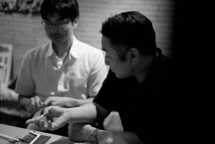 地炉の間 じろのま ジロノマ JIRONOMA  地酒バー 居酒屋 　大那の会  2025年6月4日（水）開催 
愛知県名古屋市中区錦3-14-20 ヤマタケビル2F  （株）富屋酒店 かぶしきがいしゃ とみやさけてん カブシキガイシャ　トミヤサケテン TOMIYA SAKETEN 　愛知県名古屋市瑞穂区上坂町1-41-2　地酒屋　豊盃　HOUHAI ほうはい　ホーハイ　三浦酒造  MIURASHUZO日高見　ひたかみ　ヒタカミ HITAKAMI  平孝酒造　HIRAKOSHUZO 天の戸 アマノト　あまのと　AMANOTO　浅舞酒造ASAMAISHUZO　飛露喜 HIROKISHUZOHONTEN　廣木酒造本店　HIROK　大那 DAINA　ダイナ　だいな　菊の里酒造　KIKUNOSATOSHUZO　旭興　KYOKUKO　きょくこう　キョクコウ　渡邉酒造　WATANABESHUZO　仙禽 SENKIN　せんきん　センキン（株）せんきん SENKIN鶴齢　カクレイ　かくれい KAKUREI　青木酒造　AOKISHUZO謙信 ケンシン　けんしん KENSHIN池田屋酒造 IKEDAYASHUZO 白岳仙 HAKUGAKUSEN　ハクガクセン　はくがくせん　安本酒造 YASUMOTOSHUZO 群馬泉 グンマイズミ　ぐんまいずみ 島岡酒造 SHIMAOKASHUZO  喜久醉 きくよい キクヨイKIKUYOI 青島酒造 AOSHIMASHUZO 長珍 ちょうちん　チョウチン長珍酒造CHOCHINSHUZO　みねたからみりん　峯寳 味醂　一子相伝 ミネタカラ　いっしそうでん　イッシソウデン　小笠原味醂 OGASAWARA MIRIN

瀧自慢　たきじまん　タキジマン　瀧自慢酒造　TAKIZIMANSHUZO　田光　TABIKA 早川酒造  HAYAKAWASHUZO　作　ZAKU ざく ザク 清水清三郎商店 SHIMIZUSEIZABUROSHOTEN  篠峯　櫛羅　しのみね　シノミネ　くじら　クジラ　千代酒造　CHIYOSHUZO　雑賀　さいか　サイカ　九重雑賀  KOKONOESAIKA　紀土　鶴梅　無量山　きっど　キッド　KID 　ツルウメ　つるうめ　TURUUME　ムリョウザン　むりょうざん　MURYOZAN　平和酒造　HEIWASHUZO　蒼空　そうくう　ソウクウ　SÔKÛ　藤岡酒造　HUJIOKASHUZO 　宝剣　HOUKEN  宝剣酒造　ほうけんしゅぞう　ホウケンシュゾウ　HOKENSHUZO　清酒竹鶴　小笹屋竹鶴　せいしゅたけつる　セイシュタケツル　おささやたけつる　オササヤタケツル　竹鶴酒造　TAKETURUSHUZO
石鎚　いしづち　イシヅチ　石鎚酒造　ISHIDUCHISHUZO　土佐しらぎく　とさしらぎく　トサシラギク　仙頭酒造場　せんとうしゅぞうじょう　SENDOSHUZOZYO
　
 ブルゴーニュワイン　BOURGOGNE  ボルドーワイン　BORDEAUXカリフォルニアワイン CALIFORNIA  シャンパーニュ  SHAMPAGNEアルザスワイン ALSACE ドイツワイン WEIN GERMAN WINE 専門店　ライカM11　ズミルックス50　レンズ　代表　上田豊二　　きき酒師　焼酎アドバイザー　シャンパーニュシュヴァリエ　堀田駅より徒歩10分　熱田神宮駅より徒歩10分
市バス　牛巻より徒歩３分　地下鉄堀田駅より徒歩１５分　名古屋高速堀田出口より車で２分　牛巻交差点より徒歩５分　レトロ街並み　瓦屋根　裏道　大通りより二本入る　CLASSIC CARクラッシックカー CLASSIC BIKE　クラッシックバイク INTERIA　インテリア　　FASHION　ファッション　MUSIC　音楽　LOVE　SAKE SHOP　酒屋
センス　クリエイト　おたく　　MANIAマニア MOVIE　映画　CINEMA シネマ　2024年春オープン予定 いいねタウン瑞穂 iiNE マルシェ内　グランクレア瑞穂 いいねタウン瑞穂  愛知県名古屋市瑞穂区宝田町四丁目2番、3番2　春敲町三丁目23番1（地番） 魚太郎　UOTARO MIZUHO うおたろう　ウオタロウ　なごやみずほてん　ナゴヤミズホテン　 名古屋瑞穂店  車で1分　徒歩5分　丸明 瑞穂店  MARUAKI MIZUHO　マルアキ ミズホテン　まるあき みずほてん　 徒歩10分　車3分　焼肉 美奈登  ヤキニクミナト　やきにくみなと YAKINIKU MINATO 車で2分　徒歩10分  どての品川　DOTENO SHINAGAWA　ドテノシナガワ　どてのしながわ　車で30秒　徒歩1分昇福亭　SHOHUKUTEI しょうふくてい　ショウフクテイ 街中華　マニア　大盛り　個性派  車で5分　徒歩15分  名店 近くにたくさんあり　堀田バンザイ　牛巻バンザイ　名古屋のへそ
菊の里酒造　大那　KIKUNOSATOSHUZO　DAINA　阿久津　信　AKUTU MAKOTO　代表取締役兼杜氏　栃木県大田原市片府田302-2　創業 慶応2年（1866年）　那須高原の南端に穏やかに広がる田園地帯。侍塚古墳、那須国造碑（日本三古碑）など、数々の歴史的遺産を有する古墳の里。
那珂川とその支流である菷川や蛇尾川がながれ市内のあちこちに、清水や湧水が見られる。慶応2年（1866年）創業。「一流」「君の友」等、代々の銘柄を経て昭和30年（1955年）に菊の里酒造に発展し、現在は主力銘柄「大那」を中心にリキュールなども製造し現在にいたる。大いなる那須の大地の恵みが育んだ手造り清酒「大那」大那特別純米　大那超辛口純米　大那純米吟醸東条産山田錦無濾過生酒　大那特別純米生酛無濾過生酒　大那純米大吟醸斗瓶囲い全国新酒鑑評会出品酒富屋酒店オリジナル500ｍｌボトル　大那仕込み水　大那純米吟醸スパークリング
株式会社富屋酒店　トミヤサケテン　とみやさけてん TOMIYA　SAKETEN　NAGOYA　愛知県名古屋市瑞穂区上坂町1-41-2 tomiya-saketen.com　特約店　特約流通　地酒　ワイン　専門店　 社長　代表　上田豊二　利き酒師　焼酎アドバイザー　シャンパーニュシュヴァリエ　おたく　マニア　堀田駅　熱田神宮駅
名古屋高速　堀田出口すぐ　牛巻交差点すぐ　レトロ街並み　瓦屋根
クラッシックカー　クラッシックバイク　インテリア　ファッション　音楽
センス　クリエイト　おたく　マニア　イキに。ステキに。ナツニハジケルSPARKLING。「大那　DAINA　純米吟醸　＜スパークリング　SPARKLING＞　2023」真夏の低アルコールの旨さを改めて感じさせてくれる素敵な作品。「大那　DAINA　特別純米13　＜低アルコール原酒　LOW  ALCOHOL＞　2023」旨さと飲みやすさの軽快さが真夏ののどごしを潤す。「大那　DAINA　特別純米13　＜低アルコール原酒　LOW ALCOHOL 13＞　2023」夏越しの淡い旨味が心にシミル。「大那　DAINA　純米吟醸　＜夏越し純吟　NATUGOSHI＞　仕込み十九号　無濾過生詰　2023
まろやかな那須産美山錦の味わいが酷暑のヨルを癒す。「大那　DAINA　夏越し純吟　NATUGOSHIJUNGIN　仕込み十九号　無濾過生詰　2023」不動の人気を誇る辛口純米酒の代名詞のひとつ。「大那　DAINA　超辛口純米　SUPERDRY JUNMAI    2023」【TOMIYA  SPECIAL SPECIAL SPECIAL MODEL】「URA DAINA 2023」まったりとスムースに。秋の装いを感じる癒しなひやおろし。「大那　DAINA  特別純米　＜ひやおろし　HIYAOROSHI＞　2023」爽やかさと瑞々しさ溢れるDRYな味わいを。【TOMIYA SPECIAL SPECIAL SPECIAL MODEL】「URA DAINA 2023」極上の艶感と大自然が育む仕込み水とが融合した最高の心地よさを 「大那   DAINA　純米吟醸   ＜東条産 愛山 TOJO AIYAMA＞  R5BY」＜新たな＞大那の世界観を 世界に代表する作品として  「大那   DAINA   純米大吟醸  ＜新たな  ARATANA＞  2023」The environment that nurtured ARATANA（株）富屋酒店 かぶしきがいしゃ とみやさけてん カブシキガイシャ　トミヤサケテン TOMIYA SAKETEN 　愛知県名古屋市瑞穂区上坂町1-41-2　地酒屋　豊盃　HOUHAI ほうはい　ホーハイ　三浦酒造  MIURASHUZO日高見　ひたかみ　ヒタカミ HITAKAMI  平孝酒造　HIRAKOSHUZO 天の戸 アマノト　あまのと　AMANOTO　浅舞酒造 ASAMAISHUZO　飛露喜 HIROKISHUZOHONTEN　廣木酒造本店　HIROK　大那 DAINA　ダイナ　だいな　菊の里酒造　KIKUNOSATOSHUZO　旭興　KYOKUKO　きょくこう　キョクコウ　渡邉酒造　WATANABESHUZO　仙禽 SENKIN　せんきん　センキン（株）せんきん SENKIN鶴齢　カクレイ　かくれい KAKUREI　青木酒造　AOKISHUZO謙信 ケンシン　けんしん KENSHIN池田屋酒造 IKEDAYASHUZO 白岳仙 HAKUGAKUSEN　ハクガクセン　はくがくせん　安本酒造 YASUMOTOSHUZO 群馬泉 グンマイズミ　ぐんまいずみ 島岡酒造 SHIMAOKASHUZO  喜久醉 きくよい キクヨイKIKUYOI 青島酒造 AOSHIMASHUZO 長珍 ちょうちん　チョウチン長珍酒造CHOCHINSHUZO　みねたからみりん　峯寳 味醂　一子相伝 ミネタカラ　いっしそうでん　イッシソウデン　小笠原味醂 OGASAWARA MIRIN

瀧自慢　たきじまん　タキジマン　瀧自慢酒造　TAKIZIMANSHUZO　田光　TABIKA 早川酒造  HAYAKAWASHUZO　作　ZAKU ざく ザク 清水清三郎商店 SHIMIZUSEIZABUROSHOTEN  篠峯　櫛羅　しのみね　シノミネ　くじら　クジラ　千代酒造　CHIYOSHUZO　雑賀　さいか　サイカ　九重雑賀  KOKONOESAIKA　紀土　鶴梅　無量山　きっど　キッド　KID 　ツルウメ　つるうめ　TURUUME　ムリョウザン　むりょうざん　MURYOZAN　平和酒造　HEIWASHUZO　蒼空　そうくう　ソウクウ　SÔKÛ　藤岡酒造　HUJIOKASHUZO 　宝剣　HOUKEN  宝剣酒造　ほうけんしゅぞう　ホウケンシュゾウ　HOKENSHUZO　清酒竹鶴　小笹屋竹鶴　せいしゅたけつる　セイシュタケツル　おささやたけつる　オササヤタケツル　竹鶴酒造　TAKETURUSHUZO
石鎚　いしづち　イシヅチ　石鎚酒造　ISHIDUCHISHUZO　土佐しらぎく　とさしらぎく　トサシラギク　仙頭酒造場　せんとうしゅぞうじょう　SENDOSHUZOZYO　アルガブランカ　ARUGABURANKA勝沼醸造　KATUNUMAJÔZÔ　ドメーヌソガ　ソガ・ペール・エ・フィス SOGA PELE ET FIS　オブセワイナリー　OBUSEWINERY　ドメーヌタカヒコ　DOMAINE TAKAHIKO　クリサワブラン　KURISAWA BLANC　ナカザワワイナリー　NAKAZAWA WINERY　さつま寿　SATUMA KOTOBUKI 　尾込商店 OGOME SHOTEN  蔵の師魂 KURANOSHIKON  小正醸造　KOMASA ＪÔＺÔ　天狗櫻 TENGUSAKURA  白石酒蔵　SHIRAISHISHUZO  しま千両 SHIMASENRYO　高崎酒蔵  TAKASAKISHUZO  杜氏潤平　TOJIJUNPEI  小玉醸造  KODAMAJOZO  赤鹿毛　青鹿毛  AKAKAGE   AOKAGE　柳田酒蔵  YANAGIDASHUZO　舞香　MAIKA　泰明　TAIMEI　藤居醸造　HUZIIJÔＺÔ　池の露　特酎天草　IKENOTUYU  TOKUCHU  AMAKUSA　壱乃醸　飛乃流　朝日　ICHINOJO  HINORYU　ASAHI　朝日酒造　ASAHISHUZO　龍宮　RYUGU 富田酒造場　TOMITASHUZOJO　鳥飼 TORIKAI　鳥飼酒造　TORIKAISHUZO　極楽 GOIKURAKU　林酒造場 HAYASHISHUZOJO　屋久の島大自然林　酔麦香　YAKUNOSHIMA DAISHIZENRIN SUIBASKUKA　本坊酒造　HONBOSHUZO
金峰　金峰荒蘆過  KINPO　KINPOARAROKA　宇都酒造　UTOSHUZO　北谷長老　CHYATANCHÔＲÔ　北谷酒造　CHYATANSHUZO　山原くいな　YAMBARUKUINA　やんばる酒造　YAMBARUSHUZO　
ゑびすや　御器所　焼き鳥　居酒屋　愛知県名古屋市昭和区石仏町2-4
安定感　大将　情熱　日本酒　ワイン　充実　富屋酒店フルラインナップ
長年のパートナー　絶対的信頼関係　ベーシックなメニューの旨さ　抜群
ブルゴーニュ　充実　ワインマニア　ソムリエ　ラック・コーポレーション
ハスミワイン　ヌーヴェル・セレクション　オルヴォー　テラヴェール
宝剣　豊盃　白岳仙　長珍　紀土　田光　大那　飛露喜　土佐しらぎく
日高見　瀧自慢　櫛羅　篠峯　相模灘　竹鶴　旭興　雑賀　喜久醉
（株）富屋酒店 かぶしきがいしゃ とみやさけてん カブシキガイシャ　トミヤサケテン TOMIYA SAKETEN 　愛知県名古屋市瑞穂区上坂町1-41-2　地酒屋　豊盃　HOUHAI ほうはい　ホーハイ　三浦酒造  MIURASHUZO日高見　ひたかみ　ヒタカミ HITAKAMI  平孝酒造　HIRAKOSHUZO 天の戸 アマノト　あまのと　AMANOTO　浅舞酒造 ASAMAISHUZO　飛露喜 HIROKISHUZOHONTEN　廣木酒造本店　HIROK　大那 DAINA　ダイナ　だいな　菊の里酒造　KIKUNOSATOSHUZO　旭興　KYOKUKO　きょくこう　キョクコウ　渡邉酒造　WATANABESHUZO　仙禽 SENKIN　せんきん　センキン（株）せんきん SENKIN鶴齢　カクレイ　かくれい KAKUREI　青木酒造　AOKISHUZO謙信 ケンシン　けんしん KENSHIN池田屋酒造 IKEDAYASHUZO 白岳仙 HAKUGAKUSEN　ハクガクセン　はくがくせん　安本酒造 YASUMOTOSHUZO 群馬泉 グンマイズミ　ぐんまいずみ 島岡酒造 SHIMAOKASHUZO  喜久醉 きくよい キクヨイKIKUYOI 青島酒造 AOSHIMASHUZO 長珍 ちょうちん　チョウチン長珍酒造CHOCHINSHUZO　みねたからみりん　峯寳 味醂　一子相伝 ミネタカラ　いっしそうでん　イッシソウデン　小笠原味醂 OGASAWARA MIRIN

瀧自慢　たきじまん　タキジマン　瀧自慢酒造　TAKIZIMANSHUZO　田光　TABIKA 早川酒造  HAYAKAWASHUZO　作　ZAKU ざく ザク 清水清三郎商店 SHIMIZUSEIZABUROSHOTEN  篠峯　櫛羅　しのみね　シノミネ　くじら　クジラ　千代酒造　CHIYOSHUZO　雑賀　さいか　サイカ　九重雑賀  KOKONOESAIKA　紀土　鶴梅　無量山　きっど　キッド　KID 　ツルウメ　つるうめ　TURUUME　ムリョウザン　むりょうざん　MURYOZAN　平和酒造　HEIWASHUZO　蒼空　そうくう　ソウクウ　SÔKÛ　藤岡酒造　HUJIOKASHUZO 　宝剣　HOUKEN  宝剣酒造　ほうけんしゅぞう　ホウケンシュゾウ　HOKENSHUZO　清酒竹鶴　小笹屋竹鶴　せいしゅたけつる　セイシュタケツル　おささやたけつる　オササヤタケツル　竹鶴酒造　TAKETURUSHUZO
石鎚　いしづち　イシヅチ　石鎚酒造　ISHIDUCHISHUZO　土佐しらぎく　とさしらぎく　トサシラギク　仙頭酒造場　せんとうしゅぞうじょう　SENDOSHUZOZYO
　
 ブルゴーニュワイン　BOURGOGNE  ボルドーワイン　BORDEAUXカリフォルニアワイン CALIFORNIA  シャンパーニュ  SHAMPAGNEアルザスワイン ALSACE ドイツワイン WEIN GERMAN WINE 専門店　ライカM11　ズミルックス50　レンズ　代表　上田豊二　　きき酒師　焼酎アドバイザー　シャンパーニュシュヴァリエ　堀田駅より徒歩10分　熱田神宮駅より徒歩10分雄町の魅力を大那流に表現した名古屋発信の唯一無二の作品 「大那  DAINA  【TOMIYA ORIGINAL】＜オマチダイナ  OMACHI DAINA＞  2024」
市バス　牛巻より徒歩３分　地下鉄堀田駅より徒歩１５分　名古屋高速堀田出口より車で２分　牛巻交差点より徒歩５分　レトロ街並み　瓦屋根　裏道　大通りより二本入る　CLASSIC CARクラッシックカー CLASSIC BIKE　クラッシックバイク INTERIA　インテリア　　FASHION　ファッション　MUSIC　音楽　LOVE　SAKE SHOP　酒屋
センス　クリエイト　おたく　　MANIAマニア MOVIE　映画　CINEMA シネマ　2024年春オープン予定 いいねタウン瑞穂 iiNE マルシェ内　グランクレア瑞穂 いいねタウン瑞穂  愛知県名古屋市瑞穂区宝田町四丁目2番、3番2　春敲町三丁目23番1（地番） 魚太郎　UOTARO MIZUHO うおたろう　ウオタロウ　なごやみずほてん　ナゴヤミズホテン　 名古屋瑞穂店  車で1分　徒歩5分　丸明 瑞穂店  MARUAKI MIZUHO　マルアキ ミズホテン　まるあき みずほてん　 徒歩10分　車3分　焼肉 美奈登  ヤキニクミナト　やきにくみなと YAKINIKU MINATO 車で2分　徒歩10分  どての品川　DOTENO SHINAGAWA　ドテノシナガワ　どてのしながわ　車で30秒　徒歩1分昇福亭　SHOHUKUTEI しょうふくてい　ショウフクテイ 街中華　マニア　大盛り　個性派  車で5分　徒歩15分  名店 近くにたくさんあり　堀田バンザイ　牛巻バンザイ　名古屋のへそ
活き活きとしたフレッシュさを全身で味わうエクスタシー「大那  DAINA  特別純米   仕込み壱号 ＜初しぼり  HASTUSHIBORI＞  R5BY」美しき味わいと優しさが共存する癒しのジュンダイ  「大那  DAINA  純米大吟醸   ＜夢ささら35  YUMESASARA＞  2023」那須五百万石のピュアさとポテンシャルを存分に味わう  「大那　DAINA  純米吟醸   ＜あらばしり  生酒   ARABASHIRI＞ R5BY」雄町のふくよかさを大那流に表現した別注品【TOMIYA SPECIAL SPECIAL SPECIAL MODEL】「DAINA OMACHI ダイナオマチ  2024」


