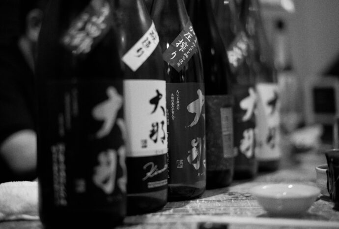 地炉の間 じろのま ジロノマ JIRONOMA  地酒バー 居酒屋 　大那の会  2025年6月4日（水）開催 
愛知県名古屋市中区錦3-14-20 ヤマタケビル2F  （株）富屋酒店 かぶしきがいしゃ とみやさけてん カブシキガイシャ　トミヤサケテン TOMIYA SAKETEN 　愛知県名古屋市瑞穂区上坂町1-41-2　地酒屋　豊盃　HOUHAI ほうはい　ホーハイ　三浦酒造  MIURASHUZO日高見　ひたかみ　ヒタカミ HITAKAMI  平孝酒造　HIRAKOSHUZO 天の戸 アマノト　あまのと　AMANOTO　浅舞酒造ASAMAISHUZO　飛露喜 HIROKISHUZOHONTEN　廣木酒造本店　HIROK　大那 DAINA　ダイナ　だいな　菊の里酒造　KIKUNOSATOSHUZO　旭興　KYOKUKO　きょくこう　キョクコウ　渡邉酒造　WATANABESHUZO　仙禽 SENKIN　せんきん　センキン（株）せんきん SENKIN鶴齢　カクレイ　かくれい KAKUREI　青木酒造　AOKISHUZO謙信 ケンシン　けんしん KENSHIN池田屋酒造 IKEDAYASHUZO 白岳仙 HAKUGAKUSEN　ハクガクセン　はくがくせん　安本酒造 YASUMOTOSHUZO 群馬泉 グンマイズミ　ぐんまいずみ 島岡酒造 SHIMAOKASHUZO  喜久醉 きくよい キクヨイKIKUYOI 青島酒造 AOSHIMASHUZO 長珍 ちょうちん　チョウチン長珍酒造CHOCHINSHUZO　みねたからみりん　峯寳 味醂　一子相伝 ミネタカラ　いっしそうでん　イッシソウデン　小笠原味醂 OGASAWARA MIRIN

瀧自慢　たきじまん　タキジマン　瀧自慢酒造　TAKIZIMANSHUZO　田光　TABIKA 早川酒造  HAYAKAWASHUZO　作　ZAKU ざく ザク 清水清三郎商店 SHIMIZUSEIZABUROSHOTEN  篠峯　櫛羅　しのみね　シノミネ　くじら　クジラ　千代酒造　CHIYOSHUZO　雑賀　さいか　サイカ　九重雑賀  KOKONOESAIKA　紀土　鶴梅　無量山　きっど　キッド　KID 　ツルウメ　つるうめ　TURUUME　ムリョウザン　むりょうざん　MURYOZAN　平和酒造　HEIWASHUZO　蒼空　そうくう　ソウクウ　SÔKÛ　藤岡酒造　HUJIOKASHUZO 　宝剣　HOUKEN  宝剣酒造　ほうけんしゅぞう　ホウケンシュゾウ　HOKENSHUZO　清酒竹鶴　小笹屋竹鶴　せいしゅたけつる　セイシュタケツル　おささやたけつる　オササヤタケツル　竹鶴酒造　TAKETURUSHUZO
石鎚　いしづち　イシヅチ　石鎚酒造　ISHIDUCHISHUZO　土佐しらぎく　とさしらぎく　トサシラギク　仙頭酒造場　せんとうしゅぞうじょう　SENDOSHUZOZYO
　
 ブルゴーニュワイン　BOURGOGNE  ボルドーワイン　BORDEAUXカリフォルニアワイン CALIFORNIA  シャンパーニュ  SHAMPAGNEアルザスワイン ALSACE ドイツワイン WEIN GERMAN WINE 専門店　ライカM11　ズミルックス50　レンズ　代表　上田豊二　　きき酒師　焼酎アドバイザー　シャンパーニュシュヴァリエ　堀田駅より徒歩10分　熱田神宮駅より徒歩10分
市バス　牛巻より徒歩３分　地下鉄堀田駅より徒歩１５分　名古屋高速堀田出口より車で２分　牛巻交差点より徒歩５分　レトロ街並み　瓦屋根　裏道　大通りより二本入る　CLASSIC CARクラッシックカー CLASSIC BIKE　クラッシックバイク INTERIA　インテリア　　FASHION　ファッション　MUSIC　音楽　LOVE　SAKE SHOP　酒屋
センス　クリエイト　おたく　　MANIAマニア MOVIE　映画　CINEMA シネマ　2024年春オープン予定 いいねタウン瑞穂 iiNE マルシェ内　グランクレア瑞穂 いいねタウン瑞穂  愛知県名古屋市瑞穂区宝田町四丁目2番、3番2　春敲町三丁目23番1（地番） 魚太郎　UOTARO MIZUHO うおたろう　ウオタロウ　なごやみずほてん　ナゴヤミズホテン　 名古屋瑞穂店  車で1分　徒歩5分　丸明 瑞穂店  MARUAKI MIZUHO　マルアキ ミズホテン　まるあき みずほてん　 徒歩10分　車3分　焼肉 美奈登  ヤキニクミナト　やきにくみなと YAKINIKU MINATO 車で2分　徒歩10分  どての品川　DOTENO SHINAGAWA　ドテノシナガワ　どてのしながわ　車で30秒　徒歩1分昇福亭　SHOHUKUTEI しょうふくてい　ショウフクテイ 街中華　マニア　大盛り　個性派  車で5分　徒歩15分  名店 近くにたくさんあり　堀田バンザイ　牛巻バンザイ　名古屋のへそ
菊の里酒造　大那　KIKUNOSATOSHUZO　DAINA　阿久津　信　AKUTU MAKOTO　代表取締役兼杜氏　栃木県大田原市片府田302-2　創業 慶応2年（1866年）　那須高原の南端に穏やかに広がる田園地帯。侍塚古墳、那須国造碑（日本三古碑）など、数々の歴史的遺産を有する古墳の里。
那珂川とその支流である菷川や蛇尾川がながれ市内のあちこちに、清水や湧水が見られる。慶応2年（1866年）創業。「一流」「君の友」等、代々の銘柄を経て昭和30年（1955年）に菊の里酒造に発展し、現在は主力銘柄「大那」を中心にリキュールなども製造し現在にいたる。大いなる那須の大地の恵みが育んだ手造り清酒「大那」大那特別純米　大那超辛口純米　大那純米吟醸東条産山田錦無濾過生酒　大那特別純米生酛無濾過生酒　大那純米大吟醸斗瓶囲い全国新酒鑑評会出品酒富屋酒店オリジナル500ｍｌボトル　大那仕込み水　大那純米吟醸スパークリング
株式会社富屋酒店　トミヤサケテン　とみやさけてん TOMIYA　SAKETEN　NAGOYA　愛知県名古屋市瑞穂区上坂町1-41-2 tomiya-saketen.com　特約店　特約流通　地酒　ワイン　専門店　 社長　代表　上田豊二　利き酒師　焼酎アドバイザー　シャンパーニュシュヴァリエ　おたく　マニア　堀田駅　熱田神宮駅
名古屋高速　堀田出口すぐ　牛巻交差点すぐ　レトロ街並み　瓦屋根
クラッシックカー　クラッシックバイク　インテリア　ファッション　音楽
センス　クリエイト　おたく　マニア　イキに。ステキに。ナツニハジケルSPARKLING。「大那　DAINA　純米吟醸　＜スパークリング　SPARKLING＞　2023」真夏の低アルコールの旨さを改めて感じさせてくれる素敵な作品。「大那　DAINA　特別純米13　＜低アルコール原酒　LOW  ALCOHOL＞　2023」旨さと飲みやすさの軽快さが真夏ののどごしを潤す。「大那　DAINA　特別純米13　＜低アルコール原酒　LOW ALCOHOL 13＞　2023」夏越しの淡い旨味が心にシミル。「大那　DAINA　純米吟醸　＜夏越し純吟　NATUGOSHI＞　仕込み十九号　無濾過生詰　2023
まろやかな那須産美山錦の味わいが酷暑のヨルを癒す。「大那　DAINA　夏越し純吟　NATUGOSHIJUNGIN　仕込み十九号　無濾過生詰　2023」不動の人気を誇る辛口純米酒の代名詞のひとつ。「大那　DAINA　超辛口純米　SUPERDRY JUNMAI    2023」【TOMIYA  SPECIAL SPECIAL SPECIAL MODEL】「URA DAINA 2023」まったりとスムースに。秋の装いを感じる癒しなひやおろし。「大那　DAINA  特別純米　＜ひやおろし　HIYAOROSHI＞　2023」爽やかさと瑞々しさ溢れるDRYな味わいを。【TOMIYA SPECIAL SPECIAL SPECIAL MODEL】「URA DAINA 2023」極上の艶感と大自然が育む仕込み水とが融合した最高の心地よさを 「大那   DAINA　純米吟醸   ＜東条産 愛山 TOJO AIYAMA＞  R5BY」＜新たな＞大那の世界観を 世界に代表する作品として  「大那   DAINA   純米大吟醸  ＜新たな  ARATANA＞  2023」The environment that nurtured ARATANA（株）富屋酒店 かぶしきがいしゃ とみやさけてん カブシキガイシャ　トミヤサケテン TOMIYA SAKETEN 　愛知県名古屋市瑞穂区上坂町1-41-2　地酒屋　豊盃　HOUHAI ほうはい　ホーハイ　三浦酒造  MIURASHUZO日高見　ひたかみ　ヒタカミ HITAKAMI  平孝酒造　HIRAKOSHUZO 天の戸 アマノト　あまのと　AMANOTO　浅舞酒造 ASAMAISHUZO　飛露喜 HIROKISHUZOHONTEN　廣木酒造本店　HIROK　大那 DAINA　ダイナ　だいな　菊の里酒造　KIKUNOSATOSHUZO　旭興　KYOKUKO　きょくこう　キョクコウ　渡邉酒造　WATANABESHUZO　仙禽 SENKIN　せんきん　センキン（株）せんきん SENKIN鶴齢　カクレイ　かくれい KAKUREI　青木酒造　AOKISHUZO謙信 ケンシン　けんしん KENSHIN池田屋酒造 IKEDAYASHUZO 白岳仙 HAKUGAKUSEN　ハクガクセン　はくがくせん　安本酒造 YASUMOTOSHUZO 群馬泉 グンマイズミ　ぐんまいずみ 島岡酒造 SHIMAOKASHUZO  喜久醉 きくよい キクヨイKIKUYOI 青島酒造 AOSHIMASHUZO 長珍 ちょうちん　チョウチン長珍酒造CHOCHINSHUZO　みねたからみりん　峯寳 味醂　一子相伝 ミネタカラ　いっしそうでん　イッシソウデン　小笠原味醂 OGASAWARA MIRIN

瀧自慢　たきじまん　タキジマン　瀧自慢酒造　TAKIZIMANSHUZO　田光　TABIKA 早川酒造  HAYAKAWASHUZO　作　ZAKU ざく ザク 清水清三郎商店 SHIMIZUSEIZABUROSHOTEN  篠峯　櫛羅　しのみね　シノミネ　くじら　クジラ　千代酒造　CHIYOSHUZO　雑賀　さいか　サイカ　九重雑賀  KOKONOESAIKA　紀土　鶴梅　無量山　きっど　キッド　KID 　ツルウメ　つるうめ　TURUUME　ムリョウザン　むりょうざん　MURYOZAN　平和酒造　HEIWASHUZO　蒼空　そうくう　ソウクウ　SÔKÛ　藤岡酒造　HUJIOKASHUZO 　宝剣　HOUKEN  宝剣酒造　ほうけんしゅぞう　ホウケンシュゾウ　HOKENSHUZO　清酒竹鶴　小笹屋竹鶴　せいしゅたけつる　セイシュタケツル　おささやたけつる　オササヤタケツル　竹鶴酒造　TAKETURUSHUZO
石鎚　いしづち　イシヅチ　石鎚酒造　ISHIDUCHISHUZO　土佐しらぎく　とさしらぎく　トサシラギク　仙頭酒造場　せんとうしゅぞうじょう　SENDOSHUZOZYO　アルガブランカ　ARUGABURANKA勝沼醸造　KATUNUMAJÔZÔ　ドメーヌソガ　ソガ・ペール・エ・フィス SOGA PELE ET FIS　オブセワイナリー　OBUSEWINERY　ドメーヌタカヒコ　DOMAINE TAKAHIKO　クリサワブラン　KURISAWA BLANC　ナカザワワイナリー　NAKAZAWA WINERY　さつま寿　SATUMA KOTOBUKI 　尾込商店 OGOME SHOTEN  蔵の師魂 KURANOSHIKON  小正醸造　KOMASA ＪÔＺÔ　天狗櫻 TENGUSAKURA  白石酒蔵　SHIRAISHISHUZO  しま千両 SHIMASENRYO　高崎酒蔵  TAKASAKISHUZO  杜氏潤平　TOJIJUNPEI  小玉醸造  KODAMAJOZO  赤鹿毛　青鹿毛  AKAKAGE   AOKAGE　柳田酒蔵  YANAGIDASHUZO　舞香　MAIKA　泰明　TAIMEI　藤居醸造　HUZIIJÔＺÔ　池の露　特酎天草　IKENOTUYU  TOKUCHU  AMAKUSA　壱乃醸　飛乃流　朝日　ICHINOJO  HINORYU　ASAHI　朝日酒造　ASAHISHUZO　龍宮　RYUGU 富田酒造場　TOMITASHUZOJO　鳥飼 TORIKAI　鳥飼酒造　TORIKAISHUZO　極楽 GOIKURAKU　林酒造場 HAYASHISHUZOJO　屋久の島大自然林　酔麦香　YAKUNOSHIMA DAISHIZENRIN SUIBASKUKA　本坊酒造　HONBOSHUZO
金峰　金峰荒蘆過  KINPO　KINPOARAROKA　宇都酒造　UTOSHUZO　北谷長老　CHYATANCHÔＲÔ　北谷酒造　CHYATANSHUZO　山原くいな　YAMBARUKUINA　やんばる酒造　YAMBARUSHUZO　
ゑびすや　御器所　焼き鳥　居酒屋　愛知県名古屋市昭和区石仏町2-4
安定感　大将　情熱　日本酒　ワイン　充実　富屋酒店フルラインナップ
長年のパートナー　絶対的信頼関係　ベーシックなメニューの旨さ　抜群
ブルゴーニュ　充実　ワインマニア　ソムリエ　ラック・コーポレーション
ハスミワイン　ヌーヴェル・セレクション　オルヴォー　テラヴェール
宝剣　豊盃　白岳仙　長珍　紀土　田光　大那　飛露喜　土佐しらぎく
日高見　瀧自慢　櫛羅　篠峯　相模灘　竹鶴　旭興　雑賀　喜久醉
（株）富屋酒店 かぶしきがいしゃ とみやさけてん カブシキガイシャ　トミヤサケテン TOMIYA SAKETEN 　愛知県名古屋市瑞穂区上坂町1-41-2　地酒屋　豊盃　HOUHAI ほうはい　ホーハイ　三浦酒造  MIURASHUZO日高見　ひたかみ　ヒタカミ HITAKAMI  平孝酒造　HIRAKOSHUZO 天の戸 アマノト　あまのと　AMANOTO　浅舞酒造 ASAMAISHUZO　飛露喜 HIROKISHUZOHONTEN　廣木酒造本店　HIROK　大那 DAINA　ダイナ　だいな　菊の里酒造　KIKUNOSATOSHUZO　旭興　KYOKUKO　きょくこう　キョクコウ　渡邉酒造　WATANABESHUZO　仙禽 SENKIN　せんきん　センキン（株）せんきん SENKIN鶴齢　カクレイ　かくれい KAKUREI　青木酒造　AOKISHUZO謙信 ケンシン　けんしん KENSHIN池田屋酒造 IKEDAYASHUZO 白岳仙 HAKUGAKUSEN　ハクガクセン　はくがくせん　安本酒造 YASUMOTOSHUZO 群馬泉 グンマイズミ　ぐんまいずみ 島岡酒造 SHIMAOKASHUZO  喜久醉 きくよい キクヨイKIKUYOI 青島酒造 AOSHIMASHUZO 長珍 ちょうちん　チョウチン長珍酒造CHOCHINSHUZO　みねたからみりん　峯寳 味醂　一子相伝 ミネタカラ　いっしそうでん　イッシソウデン　小笠原味醂 OGASAWARA MIRIN

瀧自慢　たきじまん　タキジマン　瀧自慢酒造　TAKIZIMANSHUZO　田光　TABIKA 早川酒造  HAYAKAWASHUZO　作　ZAKU ざく ザク 清水清三郎商店 SHIMIZUSEIZABUROSHOTEN  篠峯　櫛羅　しのみね　シノミネ　くじら　クジラ　千代酒造　CHIYOSHUZO　雑賀　さいか　サイカ　九重雑賀  KOKONOESAIKA　紀土　鶴梅　無量山　きっど　キッド　KID 　ツルウメ　つるうめ　TURUUME　ムリョウザン　むりょうざん　MURYOZAN　平和酒造　HEIWASHUZO　蒼空　そうくう　ソウクウ　SÔKÛ　藤岡酒造　HUJIOKASHUZO 　宝剣　HOUKEN  宝剣酒造　ほうけんしゅぞう　ホウケンシュゾウ　HOKENSHUZO　清酒竹鶴　小笹屋竹鶴　せいしゅたけつる　セイシュタケツル　おささやたけつる　オササヤタケツル　竹鶴酒造　TAKETURUSHUZO
石鎚　いしづち　イシヅチ　石鎚酒造　ISHIDUCHISHUZO　土佐しらぎく　とさしらぎく　トサシラギク　仙頭酒造場　せんとうしゅぞうじょう　SENDOSHUZOZYO
　
 ブルゴーニュワイン　BOURGOGNE  ボルドーワイン　BORDEAUXカリフォルニアワイン CALIFORNIA  シャンパーニュ  SHAMPAGNEアルザスワイン ALSACE ドイツワイン WEIN GERMAN WINE 専門店　ライカM11　ズミルックス50　レンズ　代表　上田豊二　　きき酒師　焼酎アドバイザー　シャンパーニュシュヴァリエ　堀田駅より徒歩10分　熱田神宮駅より徒歩10分雄町の魅力を大那流に表現した名古屋発信の唯一無二の作品 「大那  DAINA  【TOMIYA ORIGINAL】＜オマチダイナ  OMACHI DAINA＞  2024」
市バス　牛巻より徒歩３分　地下鉄堀田駅より徒歩１５分　名古屋高速堀田出口より車で２分　牛巻交差点より徒歩５分　レトロ街並み　瓦屋根　裏道　大通りより二本入る　CLASSIC CARクラッシックカー CLASSIC BIKE　クラッシックバイク INTERIA　インテリア　　FASHION　ファッション　MUSIC　音楽　LOVE　SAKE SHOP　酒屋
センス　クリエイト　おたく　　MANIAマニア MOVIE　映画　CINEMA シネマ　2024年春オープン予定 いいねタウン瑞穂 iiNE マルシェ内　グランクレア瑞穂 いいねタウン瑞穂  愛知県名古屋市瑞穂区宝田町四丁目2番、3番2　春敲町三丁目23番1（地番） 魚太郎　UOTARO MIZUHO うおたろう　ウオタロウ　なごやみずほてん　ナゴヤミズホテン　 名古屋瑞穂店  車で1分　徒歩5分　丸明 瑞穂店  MARUAKI MIZUHO　マルアキ ミズホテン　まるあき みずほてん　 徒歩10分　車3分　焼肉 美奈登  ヤキニクミナト　やきにくみなと YAKINIKU MINATO 車で2分　徒歩10分  どての品川　DOTENO SHINAGAWA　ドテノシナガワ　どてのしながわ　車で30秒　徒歩1分昇福亭　SHOHUKUTEI しょうふくてい　ショウフクテイ 街中華　マニア　大盛り　個性派  車で5分　徒歩15分  名店 近くにたくさんあり　堀田バンザイ　牛巻バンザイ　名古屋のへそ
活き活きとしたフレッシュさを全身で味わうエクスタシー「大那  DAINA  特別純米   仕込み壱号 ＜初しぼり  HASTUSHIBORI＞  R5BY」美しき味わいと優しさが共存する癒しのジュンダイ  「大那  DAINA  純米大吟醸   ＜夢ささら35  YUMESASARA＞  2023」那須五百万石のピュアさとポテンシャルを存分に味わう  「大那　DAINA  純米吟醸   ＜あらばしり  生酒   ARABASHIRI＞ R5BY」雄町のふくよかさを大那流に表現した別注品【TOMIYA SPECIAL SPECIAL SPECIAL MODEL】「DAINA OMACHI ダイナオマチ  2024」

