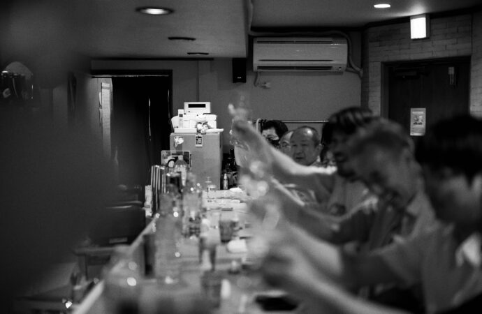 地炉の間 じろのま ジロノマ JIRONOMA  地酒バー 居酒屋 　大那の会  2025年6月4日（水）開催 
愛知県名古屋市中区錦3-14-20 ヤマタケビル2F  （株）富屋酒店 かぶしきがいしゃ とみやさけてん カブシキガイシャ　トミヤサケテン TOMIYA SAKETEN 　愛知県名古屋市瑞穂区上坂町1-41-2　地酒屋　豊盃　HOUHAI ほうはい　ホーハイ　三浦酒造  MIURASHUZO日高見　ひたかみ　ヒタカミ HITAKAMI  平孝酒造　HIRAKOSHUZO 天の戸 アマノト　あまのと　AMANOTO　浅舞酒造ASAMAISHUZO　飛露喜 HIROKISHUZOHONTEN　廣木酒造本店　HIROK　大那 DAINA　ダイナ　だいな　菊の里酒造　KIKUNOSATOSHUZO　旭興　KYOKUKO　きょくこう　キョクコウ　渡邉酒造　WATANABESHUZO　仙禽 SENKIN　せんきん　センキン（株）せんきん SENKIN鶴齢　カクレイ　かくれい KAKUREI　青木酒造　AOKISHUZO謙信 ケンシン　けんしん KENSHIN池田屋酒造 IKEDAYASHUZO 白岳仙 HAKUGAKUSEN　ハクガクセン　はくがくせん　安本酒造 YASUMOTOSHUZO 群馬泉 グンマイズミ　ぐんまいずみ 島岡酒造 SHIMAOKASHUZO  喜久醉 きくよい キクヨイKIKUYOI 青島酒造 AOSHIMASHUZO 長珍 ちょうちん　チョウチン長珍酒造CHOCHINSHUZO　みねたからみりん　峯寳 味醂　一子相伝 ミネタカラ　いっしそうでん　イッシソウデン　小笠原味醂 OGASAWARA MIRIN

瀧自慢　たきじまん　タキジマン　瀧自慢酒造　TAKIZIMANSHUZO　田光　TABIKA 早川酒造  HAYAKAWASHUZO　作　ZAKU ざく ザク 清水清三郎商店 SHIMIZUSEIZABUROSHOTEN  篠峯　櫛羅　しのみね　シノミネ　くじら　クジラ　千代酒造　CHIYOSHUZO　雑賀　さいか　サイカ　九重雑賀  KOKONOESAIKA　紀土　鶴梅　無量山　きっど　キッド　KID 　ツルウメ　つるうめ　TURUUME　ムリョウザン　むりょうざん　MURYOZAN　平和酒造　HEIWASHUZO　蒼空　そうくう　ソウクウ　SÔKÛ　藤岡酒造　HUJIOKASHUZO 　宝剣　HOUKEN  宝剣酒造　ほうけんしゅぞう　ホウケンシュゾウ　HOKENSHUZO　清酒竹鶴　小笹屋竹鶴　せいしゅたけつる　セイシュタケツル　おささやたけつる　オササヤタケツル　竹鶴酒造　TAKETURUSHUZO
石鎚　いしづち　イシヅチ　石鎚酒造　ISHIDUCHISHUZO　土佐しらぎく　とさしらぎく　トサシラギク　仙頭酒造場　せんとうしゅぞうじょう　SENDOSHUZOZYO
　
 ブルゴーニュワイン　BOURGOGNE  ボルドーワイン　BORDEAUXカリフォルニアワイン CALIFORNIA  シャンパーニュ  SHAMPAGNEアルザスワイン ALSACE ドイツワイン WEIN GERMAN WINE 専門店　ライカM11　ズミルックス50　レンズ　代表　上田豊二　　きき酒師　焼酎アドバイザー　シャンパーニュシュヴァリエ　堀田駅より徒歩10分　熱田神宮駅より徒歩10分
市バス　牛巻より徒歩３分　地下鉄堀田駅より徒歩１５分　名古屋高速堀田出口より車で２分　牛巻交差点より徒歩５分　レトロ街並み　瓦屋根　裏道　大通りより二本入る　CLASSIC CARクラッシックカー CLASSIC BIKE　クラッシックバイク INTERIA　インテリア　　FASHION　ファッション　MUSIC　音楽　LOVE　SAKE SHOP　酒屋
センス　クリエイト　おたく　　MANIAマニア MOVIE　映画　CINEMA シネマ　2024年春オープン予定 いいねタウン瑞穂 iiNE マルシェ内　グランクレア瑞穂 いいねタウン瑞穂  愛知県名古屋市瑞穂区宝田町四丁目2番、3番2　春敲町三丁目23番1（地番） 魚太郎　UOTARO MIZUHO うおたろう　ウオタロウ　なごやみずほてん　ナゴヤミズホテン　 名古屋瑞穂店  車で1分　徒歩5分　丸明 瑞穂店  MARUAKI MIZUHO　マルアキ ミズホテン　まるあき みずほてん　 徒歩10分　車3分　焼肉 美奈登  ヤキニクミナト　やきにくみなと YAKINIKU MINATO 車で2分　徒歩10分  どての品川　DOTENO SHINAGAWA　ドテノシナガワ　どてのしながわ　車で30秒　徒歩1分昇福亭　SHOHUKUTEI しょうふくてい　ショウフクテイ 街中華　マニア　大盛り　個性派  車で5分　徒歩15分  名店 近くにたくさんあり　堀田バンザイ　牛巻バンザイ　名古屋のへそ
菊の里酒造　大那　KIKUNOSATOSHUZO　DAINA　阿久津　信　AKUTU MAKOTO　代表取締役兼杜氏　栃木県大田原市片府田302-2　創業 慶応2年（1866年）　那須高原の南端に穏やかに広がる田園地帯。侍塚古墳、那須国造碑（日本三古碑）など、数々の歴史的遺産を有する古墳の里。
那珂川とその支流である菷川や蛇尾川がながれ市内のあちこちに、清水や湧水が見られる。慶応2年（1866年）創業。「一流」「君の友」等、代々の銘柄を経て昭和30年（1955年）に菊の里酒造に発展し、現在は主力銘柄「大那」を中心にリキュールなども製造し現在にいたる。大いなる那須の大地の恵みが育んだ手造り清酒「大那」大那特別純米　大那超辛口純米　大那純米吟醸東条産山田錦無濾過生酒　大那特別純米生酛無濾過生酒　大那純米大吟醸斗瓶囲い全国新酒鑑評会出品酒富屋酒店オリジナル500ｍｌボトル　大那仕込み水　大那純米吟醸スパークリング
株式会社富屋酒店　トミヤサケテン　とみやさけてん TOMIYA　SAKETEN　NAGOYA　愛知県名古屋市瑞穂区上坂町1-41-2 tomiya-saketen.com　特約店　特約流通　地酒　ワイン　専門店　 社長　代表　上田豊二　利き酒師　焼酎アドバイザー　シャンパーニュシュヴァリエ　おたく　マニア　堀田駅　熱田神宮駅
名古屋高速　堀田出口すぐ　牛巻交差点すぐ　レトロ街並み　瓦屋根
クラッシックカー　クラッシックバイク　インテリア　ファッション　音楽
センス　クリエイト　おたく　マニア　イキに。ステキに。ナツニハジケルSPARKLING。「大那　DAINA　純米吟醸　＜スパークリング　SPARKLING＞　2023」真夏の低アルコールの旨さを改めて感じさせてくれる素敵な作品。「大那　DAINA　特別純米13　＜低アルコール原酒　LOW  ALCOHOL＞　2023」旨さと飲みやすさの軽快さが真夏ののどごしを潤す。「大那　DAINA　特別純米13　＜低アルコール原酒　LOW ALCOHOL 13＞　2023」夏越しの淡い旨味が心にシミル。「大那　DAINA　純米吟醸　＜夏越し純吟　NATUGOSHI＞　仕込み十九号　無濾過生詰　2023
まろやかな那須産美山錦の味わいが酷暑のヨルを癒す。「大那　DAINA　夏越し純吟　NATUGOSHIJUNGIN　仕込み十九号　無濾過生詰　2023」不動の人気を誇る辛口純米酒の代名詞のひとつ。「大那　DAINA　超辛口純米　SUPERDRY JUNMAI    2023」【TOMIYA  SPECIAL SPECIAL SPECIAL MODEL】「URA DAINA 2023」まったりとスムースに。秋の装いを感じる癒しなひやおろし。「大那　DAINA  特別純米　＜ひやおろし　HIYAOROSHI＞　2023」爽やかさと瑞々しさ溢れるDRYな味わいを。【TOMIYA SPECIAL SPECIAL SPECIAL MODEL】「URA DAINA 2023」極上の艶感と大自然が育む仕込み水とが融合した最高の心地よさを 「大那   DAINA　純米吟醸   ＜東条産 愛山 TOJO AIYAMA＞  R5BY」＜新たな＞大那の世界観を 世界に代表する作品として  「大那   DAINA   純米大吟醸  ＜新たな  ARATANA＞  2023」The environment that nurtured ARATANA（株）富屋酒店 かぶしきがいしゃ とみやさけてん カブシキガイシャ　トミヤサケテン TOMIYA SAKETEN 　愛知県名古屋市瑞穂区上坂町1-41-2　地酒屋　豊盃　HOUHAI ほうはい　ホーハイ　三浦酒造  MIURASHUZO日高見　ひたかみ　ヒタカミ HITAKAMI  平孝酒造　HIRAKOSHUZO 天の戸 アマノト　あまのと　AMANOTO　浅舞酒造 ASAMAISHUZO　飛露喜 HIROKISHUZOHONTEN　廣木酒造本店　HIROK　大那 DAINA　ダイナ　だいな　菊の里酒造　KIKUNOSATOSHUZO　旭興　KYOKUKO　きょくこう　キョクコウ　渡邉酒造　WATANABESHUZO　仙禽 SENKIN　せんきん　センキン（株）せんきん SENKIN鶴齢　カクレイ　かくれい KAKUREI　青木酒造　AOKISHUZO謙信 ケンシン　けんしん KENSHIN池田屋酒造 IKEDAYASHUZO 白岳仙 HAKUGAKUSEN　ハクガクセン　はくがくせん　安本酒造 YASUMOTOSHUZO 群馬泉 グンマイズミ　ぐんまいずみ 島岡酒造 SHIMAOKASHUZO  喜久醉 きくよい キクヨイKIKUYOI 青島酒造 AOSHIMASHUZO 長珍 ちょうちん　チョウチン長珍酒造CHOCHINSHUZO　みねたからみりん　峯寳 味醂　一子相伝 ミネタカラ　いっしそうでん　イッシソウデン　小笠原味醂 OGASAWARA MIRIN

瀧自慢　たきじまん　タキジマン　瀧自慢酒造　TAKIZIMANSHUZO　田光　TABIKA 早川酒造  HAYAKAWASHUZO　作　ZAKU ざく ザク 清水清三郎商店 SHIMIZUSEIZABUROSHOTEN  篠峯　櫛羅　しのみね　シノミネ　くじら　クジラ　千代酒造　CHIYOSHUZO　雑賀　さいか　サイカ　九重雑賀  KOKONOESAIKA　紀土　鶴梅　無量山　きっど　キッド　KID 　ツルウメ　つるうめ　TURUUME　ムリョウザン　むりょうざん　MURYOZAN　平和酒造　HEIWASHUZO　蒼空　そうくう　ソウクウ　SÔKÛ　藤岡酒造　HUJIOKASHUZO 　宝剣　HOUKEN  宝剣酒造　ほうけんしゅぞう　ホウケンシュゾウ　HOKENSHUZO　清酒竹鶴　小笹屋竹鶴　せいしゅたけつる　セイシュタケツル　おささやたけつる　オササヤタケツル　竹鶴酒造　TAKETURUSHUZO
石鎚　いしづち　イシヅチ　石鎚酒造　ISHIDUCHISHUZO　土佐しらぎく　とさしらぎく　トサシラギク　仙頭酒造場　せんとうしゅぞうじょう　SENDOSHUZOZYO　アルガブランカ　ARUGABURANKA勝沼醸造　KATUNUMAJÔZÔ　ドメーヌソガ　ソガ・ペール・エ・フィス SOGA PELE ET FIS　オブセワイナリー　OBUSEWINERY　ドメーヌタカヒコ　DOMAINE TAKAHIKO　クリサワブラン　KURISAWA BLANC　ナカザワワイナリー　NAKAZAWA WINERY　さつま寿　SATUMA KOTOBUKI 　尾込商店 OGOME SHOTEN  蔵の師魂 KURANOSHIKON  小正醸造　KOMASA ＪÔＺÔ　天狗櫻 TENGUSAKURA  白石酒蔵　SHIRAISHISHUZO  しま千両 SHIMASENRYO　高崎酒蔵  TAKASAKISHUZO  杜氏潤平　TOJIJUNPEI  小玉醸造  KODAMAJOZO  赤鹿毛　青鹿毛  AKAKAGE   AOKAGE　柳田酒蔵  YANAGIDASHUZO　舞香　MAIKA　泰明　TAIMEI　藤居醸造　HUZIIJÔＺÔ　池の露　特酎天草　IKENOTUYU  TOKUCHU  AMAKUSA　壱乃醸　飛乃流　朝日　ICHINOJO  HINORYU　ASAHI　朝日酒造　ASAHISHUZO　龍宮　RYUGU 富田酒造場　TOMITASHUZOJO　鳥飼 TORIKAI　鳥飼酒造　TORIKAISHUZO　極楽 GOIKURAKU　林酒造場 HAYASHISHUZOJO　屋久の島大自然林　酔麦香　YAKUNOSHIMA DAISHIZENRIN SUIBASKUKA　本坊酒造　HONBOSHUZO
金峰　金峰荒蘆過  KINPO　KINPOARAROKA　宇都酒造　UTOSHUZO　北谷長老　CHYATANCHÔＲÔ　北谷酒造　CHYATANSHUZO　山原くいな　YAMBARUKUINA　やんばる酒造　YAMBARUSHUZO　
ゑびすや　御器所　焼き鳥　居酒屋　愛知県名古屋市昭和区石仏町2-4
安定感　大将　情熱　日本酒　ワイン　充実　富屋酒店フルラインナップ
長年のパートナー　絶対的信頼関係　ベーシックなメニューの旨さ　抜群
ブルゴーニュ　充実　ワインマニア　ソムリエ　ラック・コーポレーション
ハスミワイン　ヌーヴェル・セレクション　オルヴォー　テラヴェール
宝剣　豊盃　白岳仙　長珍　紀土　田光　大那　飛露喜　土佐しらぎく
日高見　瀧自慢　櫛羅　篠峯　相模灘　竹鶴　旭興　雑賀　喜久醉
（株）富屋酒店 かぶしきがいしゃ とみやさけてん カブシキガイシャ　トミヤサケテン TOMIYA SAKETEN 　愛知県名古屋市瑞穂区上坂町1-41-2　地酒屋　豊盃　HOUHAI ほうはい　ホーハイ　三浦酒造  MIURASHUZO日高見　ひたかみ　ヒタカミ HITAKAMI  平孝酒造　HIRAKOSHUZO 天の戸 アマノト　あまのと　AMANOTO　浅舞酒造 ASAMAISHUZO　飛露喜 HIROKISHUZOHONTEN　廣木酒造本店　HIROK　大那 DAINA　ダイナ　だいな　菊の里酒造　KIKUNOSATOSHUZO　旭興　KYOKUKO　きょくこう　キョクコウ　渡邉酒造　WATANABESHUZO　仙禽 SENKIN　せんきん　センキン（株）せんきん SENKIN鶴齢　カクレイ　かくれい KAKUREI　青木酒造　AOKISHUZO謙信 ケンシン　けんしん KENSHIN池田屋酒造 IKEDAYASHUZO 白岳仙 HAKUGAKUSEN　ハクガクセン　はくがくせん　安本酒造 YASUMOTOSHUZO 群馬泉 グンマイズミ　ぐんまいずみ 島岡酒造 SHIMAOKASHUZO  喜久醉 きくよい キクヨイKIKUYOI 青島酒造 AOSHIMASHUZO 長珍 ちょうちん　チョウチン長珍酒造CHOCHINSHUZO　みねたからみりん　峯寳 味醂　一子相伝 ミネタカラ　いっしそうでん　イッシソウデン　小笠原味醂 OGASAWARA MIRIN

瀧自慢　たきじまん　タキジマン　瀧自慢酒造　TAKIZIMANSHUZO　田光　TABIKA 早川酒造  HAYAKAWASHUZO　作　ZAKU ざく ザク 清水清三郎商店 SHIMIZUSEIZABUROSHOTEN  篠峯　櫛羅　しのみね　シノミネ　くじら　クジラ　千代酒造　CHIYOSHUZO　雑賀　さいか　サイカ　九重雑賀  KOKONOESAIKA　紀土　鶴梅　無量山　きっど　キッド　KID 　ツルウメ　つるうめ　TURUUME　ムリョウザン　むりょうざん　MURYOZAN　平和酒造　HEIWASHUZO　蒼空　そうくう　ソウクウ　SÔKÛ　藤岡酒造　HUJIOKASHUZO 　宝剣　HOUKEN  宝剣酒造　ほうけんしゅぞう　ホウケンシュゾウ　HOKENSHUZO　清酒竹鶴　小笹屋竹鶴　せいしゅたけつる　セイシュタケツル　おささやたけつる　オササヤタケツル　竹鶴酒造　TAKETURUSHUZO
石鎚　いしづち　イシヅチ　石鎚酒造　ISHIDUCHISHUZO　土佐しらぎく　とさしらぎく　トサシラギク　仙頭酒造場　せんとうしゅぞうじょう　SENDOSHUZOZYO
　
 ブルゴーニュワイン　BOURGOGNE  ボルドーワイン　BORDEAUXカリフォルニアワイン CALIFORNIA  シャンパーニュ  SHAMPAGNEアルザスワイン ALSACE ドイツワイン WEIN GERMAN WINE 専門店　ライカM11　ズミルックス50　レンズ　代表　上田豊二　　きき酒師　焼酎アドバイザー　シャンパーニュシュヴァリエ　堀田駅より徒歩10分　熱田神宮駅より徒歩10分雄町の魅力を大那流に表現した名古屋発信の唯一無二の作品 「大那  DAINA  【TOMIYA ORIGINAL】＜オマチダイナ  OMACHI DAINA＞  2024」
市バス　牛巻より徒歩３分　地下鉄堀田駅より徒歩１５分　名古屋高速堀田出口より車で２分　牛巻交差点より徒歩５分　レトロ街並み　瓦屋根　裏道　大通りより二本入る　CLASSIC CARクラッシックカー CLASSIC BIKE　クラッシックバイク INTERIA　インテリア　　FASHION　ファッション　MUSIC　音楽　LOVE　SAKE SHOP　酒屋
センス　クリエイト　おたく　　MANIAマニア MOVIE　映画　CINEMA シネマ　2024年春オープン予定 いいねタウン瑞穂 iiNE マルシェ内　グランクレア瑞穂 いいねタウン瑞穂  愛知県名古屋市瑞穂区宝田町四丁目2番、3番2　春敲町三丁目23番1（地番） 魚太郎　UOTARO MIZUHO うおたろう　ウオタロウ　なごやみずほてん　ナゴヤミズホテン　 名古屋瑞穂店  車で1分　徒歩5分　丸明 瑞穂店  MARUAKI MIZUHO　マルアキ ミズホテン　まるあき みずほてん　 徒歩10分　車3分　焼肉 美奈登  ヤキニクミナト　やきにくみなと YAKINIKU MINATO 車で2分　徒歩10分  どての品川　DOTENO SHINAGAWA　ドテノシナガワ　どてのしながわ　車で30秒　徒歩1分昇福亭　SHOHUKUTEI しょうふくてい　ショウフクテイ 街中華　マニア　大盛り　個性派  車で5分　徒歩15分  名店 近くにたくさんあり　堀田バンザイ　牛巻バンザイ　名古屋のへそ
活き活きとしたフレッシュさを全身で味わうエクスタシー「大那  DAINA  特別純米   仕込み壱号 ＜初しぼり  HASTUSHIBORI＞  R5BY」美しき味わいと優しさが共存する癒しのジュンダイ  「大那  DAINA  純米大吟醸   ＜夢ささら35  YUMESASARA＞  2023」那須五百万石のピュアさとポテンシャルを存分に味わう  「大那　DAINA  純米吟醸   ＜あらばしり  生酒   ARABASHIRI＞ R5BY」雄町のふくよかさを大那流に表現した別注品【TOMIYA SPECIAL SPECIAL SPECIAL MODEL】「DAINA OMACHI ダイナオマチ  2024」

