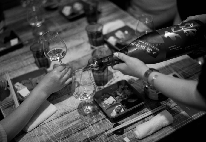地炉の間 じろのま ジロノマ JIRONOMA  地酒バー 居酒屋 　大那の会  2025年6月4日（水）開催 
愛知県名古屋市中区錦3-14-20 ヤマタケビル2F  （株）富屋酒店 かぶしきがいしゃ とみやさけてん カブシキガイシャ　トミヤサケテン TOMIYA SAKETEN 　愛知県名古屋市瑞穂区上坂町1-41-2　地酒屋　豊盃　HOUHAI ほうはい　ホーハイ　三浦酒造  MIURASHUZO日高見　ひたかみ　ヒタカミ HITAKAMI  平孝酒造　HIRAKOSHUZO 天の戸 アマノト　あまのと　AMANOTO　浅舞酒造ASAMAISHUZO　飛露喜 HIROKISHUZOHONTEN　廣木酒造本店　HIROK　大那 DAINA　ダイナ　だいな　菊の里酒造　KIKUNOSATOSHUZO　旭興　KYOKUKO　きょくこう　キョクコウ　渡邉酒造　WATANABESHUZO　仙禽 SENKIN　せんきん　センキン（株）せんきん SENKIN鶴齢　カクレイ　かくれい KAKUREI　青木酒造　AOKISHUZO謙信 ケンシン　けんしん KENSHIN池田屋酒造 IKEDAYASHUZO 白岳仙 HAKUGAKUSEN　ハクガクセン　はくがくせん　安本酒造 YASUMOTOSHUZO 群馬泉 グンマイズミ　ぐんまいずみ 島岡酒造 SHIMAOKASHUZO  喜久醉 きくよい キクヨイKIKUYOI 青島酒造 AOSHIMASHUZO 長珍 ちょうちん　チョウチン長珍酒造CHOCHINSHUZO　みねたからみりん　峯寳 味醂　一子相伝 ミネタカラ　いっしそうでん　イッシソウデン　小笠原味醂 OGASAWARA MIRIN

瀧自慢　たきじまん　タキジマン　瀧自慢酒造　TAKIZIMANSHUZO　田光　TABIKA 早川酒造  HAYAKAWASHUZO　作　ZAKU ざく ザク 清水清三郎商店 SHIMIZUSEIZABUROSHOTEN  篠峯　櫛羅　しのみね　シノミネ　くじら　クジラ　千代酒造　CHIYOSHUZO　雑賀　さいか　サイカ　九重雑賀  KOKONOESAIKA　紀土　鶴梅　無量山　きっど　キッド　KID 　ツルウメ　つるうめ　TURUUME　ムリョウザン　むりょうざん　MURYOZAN　平和酒造　HEIWASHUZO　蒼空　そうくう　ソウクウ　SÔKÛ　藤岡酒造　HUJIOKASHUZO 　宝剣　HOUKEN  宝剣酒造　ほうけんしゅぞう　ホウケンシュゾウ　HOKENSHUZO　清酒竹鶴　小笹屋竹鶴　せいしゅたけつる　セイシュタケツル　おささやたけつる　オササヤタケツル　竹鶴酒造　TAKETURUSHUZO
石鎚　いしづち　イシヅチ　石鎚酒造　ISHIDUCHISHUZO　土佐しらぎく　とさしらぎく　トサシラギク　仙頭酒造場　せんとうしゅぞうじょう　SENDOSHUZOZYO
　
 ブルゴーニュワイン　BOURGOGNE  ボルドーワイン　BORDEAUXカリフォルニアワイン CALIFORNIA  シャンパーニュ  SHAMPAGNEアルザスワイン ALSACE ドイツワイン WEIN GERMAN WINE 専門店　ライカM11　ズミルックス50　レンズ　代表　上田豊二　　きき酒師　焼酎アドバイザー　シャンパーニュシュヴァリエ　堀田駅より徒歩10分　熱田神宮駅より徒歩10分
市バス　牛巻より徒歩３分　地下鉄堀田駅より徒歩１５分　名古屋高速堀田出口より車で２分　牛巻交差点より徒歩５分　レトロ街並み　瓦屋根　裏道　大通りより二本入る　CLASSIC CARクラッシックカー CLASSIC BIKE　クラッシックバイク INTERIA　インテリア　　FASHION　ファッション　MUSIC　音楽　LOVE　SAKE SHOP　酒屋
センス　クリエイト　おたく　　MANIAマニア MOVIE　映画　CINEMA シネマ　2024年春オープン予定 いいねタウン瑞穂 iiNE マルシェ内　グランクレア瑞穂 いいねタウン瑞穂  愛知県名古屋市瑞穂区宝田町四丁目2番、3番2　春敲町三丁目23番1（地番） 魚太郎　UOTARO MIZUHO うおたろう　ウオタロウ　なごやみずほてん　ナゴヤミズホテン　 名古屋瑞穂店  車で1分　徒歩5分　丸明 瑞穂店  MARUAKI MIZUHO　マルアキ ミズホテン　まるあき みずほてん　 徒歩10分　車3分　焼肉 美奈登  ヤキニクミナト　やきにくみなと YAKINIKU MINATO 車で2分　徒歩10分  どての品川　DOTENO SHINAGAWA　ドテノシナガワ　どてのしながわ　車で30秒　徒歩1分昇福亭　SHOHUKUTEI しょうふくてい　ショウフクテイ 街中華　マニア　大盛り　個性派  車で5分　徒歩15分  名店 近くにたくさんあり　堀田バンザイ　牛巻バンザイ　名古屋のへそ
菊の里酒造　大那　KIKUNOSATOSHUZO　DAINA　阿久津　信　AKUTU MAKOTO　代表取締役兼杜氏　栃木県大田原市片府田302-2　創業 慶応2年（1866年）　那須高原の南端に穏やかに広がる田園地帯。侍塚古墳、那須国造碑（日本三古碑）など、数々の歴史的遺産を有する古墳の里。
那珂川とその支流である菷川や蛇尾川がながれ市内のあちこちに、清水や湧水が見られる。慶応2年（1866年）創業。「一流」「君の友」等、代々の銘柄を経て昭和30年（1955年）に菊の里酒造に発展し、現在は主力銘柄「大那」を中心にリキュールなども製造し現在にいたる。大いなる那須の大地の恵みが育んだ手造り清酒「大那」大那特別純米　大那超辛口純米　大那純米吟醸東条産山田錦無濾過生酒　大那特別純米生酛無濾過生酒　大那純米大吟醸斗瓶囲い全国新酒鑑評会出品酒富屋酒店オリジナル500ｍｌボトル　大那仕込み水　大那純米吟醸スパークリング
株式会社富屋酒店　トミヤサケテン　とみやさけてん TOMIYA　SAKETEN　NAGOYA　愛知県名古屋市瑞穂区上坂町1-41-2 tomiya-saketen.com　特約店　特約流通　地酒　ワイン　専門店　 社長　代表　上田豊二　利き酒師　焼酎アドバイザー　シャンパーニュシュヴァリエ　おたく　マニア　堀田駅　熱田神宮駅
名古屋高速　堀田出口すぐ　牛巻交差点すぐ　レトロ街並み　瓦屋根
クラッシックカー　クラッシックバイク　インテリア　ファッション　音楽
センス　クリエイト　おたく　マニア　イキに。ステキに。ナツニハジケルSPARKLING。「大那　DAINA　純米吟醸　＜スパークリング　SPARKLING＞　2023」真夏の低アルコールの旨さを改めて感じさせてくれる素敵な作品。「大那　DAINA　特別純米13　＜低アルコール原酒　LOW  ALCOHOL＞　2023」旨さと飲みやすさの軽快さが真夏ののどごしを潤す。「大那　DAINA　特別純米13　＜低アルコール原酒　LOW ALCOHOL 13＞　2023」夏越しの淡い旨味が心にシミル。「大那　DAINA　純米吟醸　＜夏越し純吟　NATUGOSHI＞　仕込み十九号　無濾過生詰　2023
まろやかな那須産美山錦の味わいが酷暑のヨルを癒す。「大那　DAINA　夏越し純吟　NATUGOSHIJUNGIN　仕込み十九号　無濾過生詰　2023」不動の人気を誇る辛口純米酒の代名詞のひとつ。「大那　DAINA　超辛口純米　SUPERDRY JUNMAI    2023」【TOMIYA  SPECIAL SPECIAL SPECIAL MODEL】「URA DAINA 2023」まったりとスムースに。秋の装いを感じる癒しなひやおろし。「大那　DAINA  特別純米　＜ひやおろし　HIYAOROSHI＞　2023」爽やかさと瑞々しさ溢れるDRYな味わいを。【TOMIYA SPECIAL SPECIAL SPECIAL MODEL】「URA DAINA 2023」極上の艶感と大自然が育む仕込み水とが融合した最高の心地よさを 「大那   DAINA　純米吟醸   ＜東条産 愛山 TOJO AIYAMA＞  R5BY」＜新たな＞大那の世界観を 世界に代表する作品として  「大那   DAINA   純米大吟醸  ＜新たな  ARATANA＞  2023」The environment that nurtured ARATANA（株）富屋酒店 かぶしきがいしゃ とみやさけてん カブシキガイシャ　トミヤサケテン TOMIYA SAKETEN 　愛知県名古屋市瑞穂区上坂町1-41-2　地酒屋　豊盃　HOUHAI ほうはい　ホーハイ　三浦酒造  MIURASHUZO日高見　ひたかみ　ヒタカミ HITAKAMI  平孝酒造　HIRAKOSHUZO 天の戸 アマノト　あまのと　AMANOTO　浅舞酒造 ASAMAISHUZO　飛露喜 HIROKISHUZOHONTEN　廣木酒造本店　HIROK　大那 DAINA　ダイナ　だいな　菊の里酒造　KIKUNOSATOSHUZO　旭興　KYOKUKO　きょくこう　キョクコウ　渡邉酒造　WATANABESHUZO　仙禽 SENKIN　せんきん　センキン（株）せんきん SENKIN鶴齢　カクレイ　かくれい KAKUREI　青木酒造　AOKISHUZO謙信 ケンシン　けんしん KENSHIN池田屋酒造 IKEDAYASHUZO 白岳仙 HAKUGAKUSEN　ハクガクセン　はくがくせん　安本酒造 YASUMOTOSHUZO 群馬泉 グンマイズミ　ぐんまいずみ 島岡酒造 SHIMAOKASHUZO  喜久醉 きくよい キクヨイKIKUYOI 青島酒造 AOSHIMASHUZO 長珍 ちょうちん　チョウチン長珍酒造CHOCHINSHUZO　みねたからみりん　峯寳 味醂　一子相伝 ミネタカラ　いっしそうでん　イッシソウデン　小笠原味醂 OGASAWARA MIRIN

瀧自慢　たきじまん　タキジマン　瀧自慢酒造　TAKIZIMANSHUZO　田光　TABIKA 早川酒造  HAYAKAWASHUZO　作　ZAKU ざく ザク 清水清三郎商店 SHIMIZUSEIZABUROSHOTEN  篠峯　櫛羅　しのみね　シノミネ　くじら　クジラ　千代酒造　CHIYOSHUZO　雑賀　さいか　サイカ　九重雑賀  KOKONOESAIKA　紀土　鶴梅　無量山　きっど　キッド　KID 　ツルウメ　つるうめ　TURUUME　ムリョウザン　むりょうざん　MURYOZAN　平和酒造　HEIWASHUZO　蒼空　そうくう　ソウクウ　SÔKÛ　藤岡酒造　HUJIOKASHUZO 　宝剣　HOUKEN  宝剣酒造　ほうけんしゅぞう　ホウケンシュゾウ　HOKENSHUZO　清酒竹鶴　小笹屋竹鶴　せいしゅたけつる　セイシュタケツル　おささやたけつる　オササヤタケツル　竹鶴酒造　TAKETURUSHUZO
石鎚　いしづち　イシヅチ　石鎚酒造　ISHIDUCHISHUZO　土佐しらぎく　とさしらぎく　トサシラギク　仙頭酒造場　せんとうしゅぞうじょう　SENDOSHUZOZYO　アルガブランカ　ARUGABURANKA勝沼醸造　KATUNUMAJÔZÔ　ドメーヌソガ　ソガ・ペール・エ・フィス SOGA PELE ET FIS　オブセワイナリー　OBUSEWINERY　ドメーヌタカヒコ　DOMAINE TAKAHIKO　クリサワブラン　KURISAWA BLANC　ナカザワワイナリー　NAKAZAWA WINERY　さつま寿　SATUMA KOTOBUKI 　尾込商店 OGOME SHOTEN  蔵の師魂 KURANOSHIKON  小正醸造　KOMASA ＪÔＺÔ　天狗櫻 TENGUSAKURA  白石酒蔵　SHIRAISHISHUZO  しま千両 SHIMASENRYO　高崎酒蔵  TAKASAKISHUZO  杜氏潤平　TOJIJUNPEI  小玉醸造  KODAMAJOZO  赤鹿毛　青鹿毛  AKAKAGE   AOKAGE　柳田酒蔵  YANAGIDASHUZO　舞香　MAIKA　泰明　TAIMEI　藤居醸造　HUZIIJÔＺÔ　池の露　特酎天草　IKENOTUYU  TOKUCHU  AMAKUSA　壱乃醸　飛乃流　朝日　ICHINOJO  HINORYU　ASAHI　朝日酒造　ASAHISHUZO　龍宮　RYUGU 富田酒造場　TOMITASHUZOJO　鳥飼 TORIKAI　鳥飼酒造　TORIKAISHUZO　極楽 GOIKURAKU　林酒造場 HAYASHISHUZOJO　屋久の島大自然林　酔麦香　YAKUNOSHIMA DAISHIZENRIN SUIBASKUKA　本坊酒造　HONBOSHUZO
金峰　金峰荒蘆過  KINPO　KINPOARAROKA　宇都酒造　UTOSHUZO　北谷長老　CHYATANCHÔＲÔ　北谷酒造　CHYATANSHUZO　山原くいな　YAMBARUKUINA　やんばる酒造　YAMBARUSHUZO　
ゑびすや　御器所　焼き鳥　居酒屋　愛知県名古屋市昭和区石仏町2-4
安定感　大将　情熱　日本酒　ワイン　充実　富屋酒店フルラインナップ
長年のパートナー　絶対的信頼関係　ベーシックなメニューの旨さ　抜群
ブルゴーニュ　充実　ワインマニア　ソムリエ　ラック・コーポレーション
ハスミワイン　ヌーヴェル・セレクション　オルヴォー　テラヴェール
宝剣　豊盃　白岳仙　長珍　紀土　田光　大那　飛露喜　土佐しらぎく
日高見　瀧自慢　櫛羅　篠峯　相模灘　竹鶴　旭興　雑賀　喜久醉
（株）富屋酒店 かぶしきがいしゃ とみやさけてん カブシキガイシャ　トミヤサケテン TOMIYA SAKETEN 　愛知県名古屋市瑞穂区上坂町1-41-2　地酒屋　豊盃　HOUHAI ほうはい　ホーハイ　三浦酒造  MIURASHUZO日高見　ひたかみ　ヒタカミ HITAKAMI  平孝酒造　HIRAKOSHUZO 天の戸 アマノト　あまのと　AMANOTO　浅舞酒造 ASAMAISHUZO　飛露喜 HIROKISHUZOHONTEN　廣木酒造本店　HIROK　大那 DAINA　ダイナ　だいな　菊の里酒造　KIKUNOSATOSHUZO　旭興　KYOKUKO　きょくこう　キョクコウ　渡邉酒造　WATANABESHUZO　仙禽 SENKIN　せんきん　センキン（株）せんきん SENKIN鶴齢　カクレイ　かくれい KAKUREI　青木酒造　AOKISHUZO謙信 ケンシン　けんしん KENSHIN池田屋酒造 IKEDAYASHUZO 白岳仙 HAKUGAKUSEN　ハクガクセン　はくがくせん　安本酒造 YASUMOTOSHUZO 群馬泉 グンマイズミ　ぐんまいずみ 島岡酒造 SHIMAOKASHUZO  喜久醉 きくよい キクヨイKIKUYOI 青島酒造 AOSHIMASHUZO 長珍 ちょうちん　チョウチン長珍酒造CHOCHINSHUZO　みねたからみりん　峯寳 味醂　一子相伝 ミネタカラ　いっしそうでん　イッシソウデン　小笠原味醂 OGASAWARA MIRIN

瀧自慢　たきじまん　タキジマン　瀧自慢酒造　TAKIZIMANSHUZO　田光　TABIKA 早川酒造  HAYAKAWASHUZO　作　ZAKU ざく ザク 清水清三郎商店 SHIMIZUSEIZABUROSHOTEN  篠峯　櫛羅　しのみね　シノミネ　くじら　クジラ　千代酒造　CHIYOSHUZO　雑賀　さいか　サイカ　九重雑賀  KOKONOESAIKA　紀土　鶴梅　無量山　きっど　キッド　KID 　ツルウメ　つるうめ　TURUUME　ムリョウザン　むりょうざん　MURYOZAN　平和酒造　HEIWASHUZO　蒼空　そうくう　ソウクウ　SÔKÛ　藤岡酒造　HUJIOKASHUZO 　宝剣　HOUKEN  宝剣酒造　ほうけんしゅぞう　ホウケンシュゾウ　HOKENSHUZO　清酒竹鶴　小笹屋竹鶴　せいしゅたけつる　セイシュタケツル　おささやたけつる　オササヤタケツル　竹鶴酒造　TAKETURUSHUZO
石鎚　いしづち　イシヅチ　石鎚酒造　ISHIDUCHISHUZO　土佐しらぎく　とさしらぎく　トサシラギク　仙頭酒造場　せんとうしゅぞうじょう　SENDOSHUZOZYO
　
 ブルゴーニュワイン　BOURGOGNE  ボルドーワイン　BORDEAUXカリフォルニアワイン CALIFORNIA  シャンパーニュ  SHAMPAGNEアルザスワイン ALSACE ドイツワイン WEIN GERMAN WINE 専門店　ライカM11　ズミルックス50　レンズ　代表　上田豊二　　きき酒師　焼酎アドバイザー　シャンパーニュシュヴァリエ　堀田駅より徒歩10分　熱田神宮駅より徒歩10分雄町の魅力を大那流に表現した名古屋発信の唯一無二の作品 「大那  DAINA  【TOMIYA ORIGINAL】＜オマチダイナ  OMACHI DAINA＞  2024」
市バス　牛巻より徒歩３分　地下鉄堀田駅より徒歩１５分　名古屋高速堀田出口より車で２分　牛巻交差点より徒歩５分　レトロ街並み　瓦屋根　裏道　大通りより二本入る　CLASSIC CARクラッシックカー CLASSIC BIKE　クラッシックバイク INTERIA　インテリア　　FASHION　ファッション　MUSIC　音楽　LOVE　SAKE SHOP　酒屋
センス　クリエイト　おたく　　MANIAマニア MOVIE　映画　CINEMA シネマ　2024年春オープン予定 いいねタウン瑞穂 iiNE マルシェ内　グランクレア瑞穂 いいねタウン瑞穂  愛知県名古屋市瑞穂区宝田町四丁目2番、3番2　春敲町三丁目23番1（地番） 魚太郎　UOTARO MIZUHO うおたろう　ウオタロウ　なごやみずほてん　ナゴヤミズホテン　 名古屋瑞穂店  車で1分　徒歩5分　丸明 瑞穂店  MARUAKI MIZUHO　マルアキ ミズホテン　まるあき みずほてん　 徒歩10分　車3分　焼肉 美奈登  ヤキニクミナト　やきにくみなと YAKINIKU MINATO 車で2分　徒歩10分  どての品川　DOTENO SHINAGAWA　ドテノシナガワ　どてのしながわ　車で30秒　徒歩1分昇福亭　SHOHUKUTEI しょうふくてい　ショウフクテイ 街中華　マニア　大盛り　個性派  車で5分　徒歩15分  名店 近くにたくさんあり　堀田バンザイ　牛巻バンザイ　名古屋のへそ
活き活きとしたフレッシュさを全身で味わうエクスタシー「大那  DAINA  特別純米   仕込み壱号 ＜初しぼり  HASTUSHIBORI＞  R5BY」美しき味わいと優しさが共存する癒しのジュンダイ  「大那  DAINA  純米大吟醸   ＜夢ささら35  YUMESASARA＞  2023」那須五百万石のピュアさとポテンシャルを存分に味わう  「大那　DAINA  純米吟醸   ＜あらばしり  生酒   ARABASHIRI＞ R5BY」雄町のふくよかさを大那流に表現した別注品【TOMIYA SPECIAL SPECIAL SPECIAL MODEL】「DAINA OMACHI ダイナオマチ  2024」

