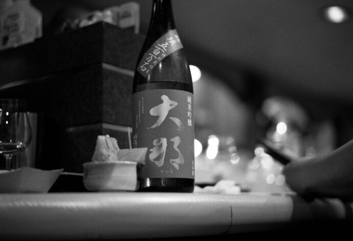 地炉の間 じろのま ジロノマ JIRONOMA  地酒バー 居酒屋 　大那の会  2025年6月4日（水）開催 
愛知県名古屋市中区錦3-14-20 ヤマタケビル2F  （株）富屋酒店 かぶしきがいしゃ とみやさけてん カブシキガイシャ　トミヤサケテン TOMIYA SAKETEN 　愛知県名古屋市瑞穂区上坂町1-41-2　地酒屋　豊盃　HOUHAI ほうはい　ホーハイ　三浦酒造  MIURASHUZO日高見　ひたかみ　ヒタカミ HITAKAMI  平孝酒造　HIRAKOSHUZO 天の戸 アマノト　あまのと　AMANOTO　浅舞酒造ASAMAISHUZO　飛露喜 HIROKISHUZOHONTEN　廣木酒造本店　HIROK　大那 DAINA　ダイナ　だいな　菊の里酒造　KIKUNOSATOSHUZO　旭興　KYOKUKO　きょくこう　キョクコウ　渡邉酒造　WATANABESHUZO　仙禽 SENKIN　せんきん　センキン（株）せんきん SENKIN鶴齢　カクレイ　かくれい KAKUREI　青木酒造　AOKISHUZO謙信 ケンシン　けんしん KENSHIN池田屋酒造 IKEDAYASHUZO 白岳仙 HAKUGAKUSEN　ハクガクセン　はくがくせん　安本酒造 YASUMOTOSHUZO 群馬泉 グンマイズミ　ぐんまいずみ 島岡酒造 SHIMAOKASHUZO  喜久醉 きくよい キクヨイKIKUYOI 青島酒造 AOSHIMASHUZO 長珍 ちょうちん　チョウチン長珍酒造CHOCHINSHUZO　みねたからみりん　峯寳 味醂　一子相伝 ミネタカラ　いっしそうでん　イッシソウデン　小笠原味醂 OGASAWARA MIRIN

瀧自慢　たきじまん　タキジマン　瀧自慢酒造　TAKIZIMANSHUZO　田光　TABIKA 早川酒造  HAYAKAWASHUZO　作　ZAKU ざく ザク 清水清三郎商店 SHIMIZUSEIZABUROSHOTEN  篠峯　櫛羅　しのみね　シノミネ　くじら　クジラ　千代酒造　CHIYOSHUZO　雑賀　さいか　サイカ　九重雑賀  KOKONOESAIKA　紀土　鶴梅　無量山　きっど　キッド　KID 　ツルウメ　つるうめ　TURUUME　ムリョウザン　むりょうざん　MURYOZAN　平和酒造　HEIWASHUZO　蒼空　そうくう　ソウクウ　SÔKÛ　藤岡酒造　HUJIOKASHUZO 　宝剣　HOUKEN  宝剣酒造　ほうけんしゅぞう　ホウケンシュゾウ　HOKENSHUZO　清酒竹鶴　小笹屋竹鶴　せいしゅたけつる　セイシュタケツル　おささやたけつる　オササヤタケツル　竹鶴酒造　TAKETURUSHUZO
石鎚　いしづち　イシヅチ　石鎚酒造　ISHIDUCHISHUZO　土佐しらぎく　とさしらぎく　トサシラギク　仙頭酒造場　せんとうしゅぞうじょう　SENDOSHUZOZYO
　
 ブルゴーニュワイン　BOURGOGNE  ボルドーワイン　BORDEAUXカリフォルニアワイン CALIFORNIA  シャンパーニュ  SHAMPAGNEアルザスワイン ALSACE ドイツワイン WEIN GERMAN WINE 専門店　ライカM11　ズミルックス50　レンズ　代表　上田豊二　　きき酒師　焼酎アドバイザー　シャンパーニュシュヴァリエ　堀田駅より徒歩10分　熱田神宮駅より徒歩10分
市バス　牛巻より徒歩３分　地下鉄堀田駅より徒歩１５分　名古屋高速堀田出口より車で２分　牛巻交差点より徒歩５分　レトロ街並み　瓦屋根　裏道　大通りより二本入る　CLASSIC CARクラッシックカー CLASSIC BIKE　クラッシックバイク INTERIA　インテリア　　FASHION　ファッション　MUSIC　音楽　LOVE　SAKE SHOP　酒屋
センス　クリエイト　おたく　　MANIAマニア MOVIE　映画　CINEMA シネマ　2024年春オープン予定 いいねタウン瑞穂 iiNE マルシェ内　グランクレア瑞穂 いいねタウン瑞穂  愛知県名古屋市瑞穂区宝田町四丁目2番、3番2　春敲町三丁目23番1（地番） 魚太郎　UOTARO MIZUHO うおたろう　ウオタロウ　なごやみずほてん　ナゴヤミズホテン　 名古屋瑞穂店  車で1分　徒歩5分　丸明 瑞穂店  MARUAKI MIZUHO　マルアキ ミズホテン　まるあき みずほてん　 徒歩10分　車3分　焼肉 美奈登  ヤキニクミナト　やきにくみなと YAKINIKU MINATO 車で2分　徒歩10分  どての品川　DOTENO SHINAGAWA　ドテノシナガワ　どてのしながわ　車で30秒　徒歩1分昇福亭　SHOHUKUTEI しょうふくてい　ショウフクテイ 街中華　マニア　大盛り　個性派  車で5分　徒歩15分  名店 近くにたくさんあり　堀田バンザイ　牛巻バンザイ　名古屋のへそ
菊の里酒造　大那　KIKUNOSATOSHUZO　DAINA　阿久津　信　AKUTU MAKOTO　代表取締役兼杜氏　栃木県大田原市片府田302-2　創業 慶応2年（1866年）　那須高原の南端に穏やかに広がる田園地帯。侍塚古墳、那須国造碑（日本三古碑）など、数々の歴史的遺産を有する古墳の里。
那珂川とその支流である菷川や蛇尾川がながれ市内のあちこちに、清水や湧水が見られる。慶応2年（1866年）創業。「一流」「君の友」等、代々の銘柄を経て昭和30年（1955年）に菊の里酒造に発展し、現在は主力銘柄「大那」を中心にリキュールなども製造し現在にいたる。大いなる那須の大地の恵みが育んだ手造り清酒「大那」大那特別純米　大那超辛口純米　大那純米吟醸東条産山田錦無濾過生酒　大那特別純米生酛無濾過生酒　大那純米大吟醸斗瓶囲い全国新酒鑑評会出品酒富屋酒店オリジナル500ｍｌボトル　大那仕込み水　大那純米吟醸スパークリング
株式会社富屋酒店　トミヤサケテン　とみやさけてん TOMIYA　SAKETEN　NAGOYA　愛知県名古屋市瑞穂区上坂町1-41-2 tomiya-saketen.com　特約店　特約流通　地酒　ワイン　専門店　 社長　代表　上田豊二　利き酒師　焼酎アドバイザー　シャンパーニュシュヴァリエ　おたく　マニア　堀田駅　熱田神宮駅
名古屋高速　堀田出口すぐ　牛巻交差点すぐ　レトロ街並み　瓦屋根
クラッシックカー　クラッシックバイク　インテリア　ファッション　音楽
センス　クリエイト　おたく　マニア　イキに。ステキに。ナツニハジケルSPARKLING。「大那　DAINA　純米吟醸　＜スパークリング　SPARKLING＞　2023」真夏の低アルコールの旨さを改めて感じさせてくれる素敵な作品。「大那　DAINA　特別純米13　＜低アルコール原酒　LOW  ALCOHOL＞　2023」旨さと飲みやすさの軽快さが真夏ののどごしを潤す。「大那　DAINA　特別純米13　＜低アルコール原酒　LOW ALCOHOL 13＞　2023」夏越しの淡い旨味が心にシミル。「大那　DAINA　純米吟醸　＜夏越し純吟　NATUGOSHI＞　仕込み十九号　無濾過生詰　2023
まろやかな那須産美山錦の味わいが酷暑のヨルを癒す。「大那　DAINA　夏越し純吟　NATUGOSHIJUNGIN　仕込み十九号　無濾過生詰　2023」不動の人気を誇る辛口純米酒の代名詞のひとつ。「大那　DAINA　超辛口純米　SUPERDRY JUNMAI    2023」【TOMIYA  SPECIAL SPECIAL SPECIAL MODEL】「URA DAINA 2023」まったりとスムースに。秋の装いを感じる癒しなひやおろし。「大那　DAINA  特別純米　＜ひやおろし　HIYAOROSHI＞　2023」爽やかさと瑞々しさ溢れるDRYな味わいを。【TOMIYA SPECIAL SPECIAL SPECIAL MODEL】「URA DAINA 2023」極上の艶感と大自然が育む仕込み水とが融合した最高の心地よさを 「大那   DAINA　純米吟醸   ＜東条産 愛山 TOJO AIYAMA＞  R5BY」＜新たな＞大那の世界観を 世界に代表する作品として  「大那   DAINA   純米大吟醸  ＜新たな  ARATANA＞  2023」The environment that nurtured ARATANA（株）富屋酒店 かぶしきがいしゃ とみやさけてん カブシキガイシャ　トミヤサケテン TOMIYA SAKETEN 　愛知県名古屋市瑞穂区上坂町1-41-2　地酒屋　豊盃　HOUHAI ほうはい　ホーハイ　三浦酒造  MIURASHUZO日高見　ひたかみ　ヒタカミ HITAKAMI  平孝酒造　HIRAKOSHUZO 天の戸 アマノト　あまのと　AMANOTO　浅舞酒造 ASAMAISHUZO　飛露喜 HIROKISHUZOHONTEN　廣木酒造本店　HIROK　大那 DAINA　ダイナ　だいな　菊の里酒造　KIKUNOSATOSHUZO　旭興　KYOKUKO　きょくこう　キョクコウ　渡邉酒造　WATANABESHUZO　仙禽 SENKIN　せんきん　センキン（株）せんきん SENKIN鶴齢　カクレイ　かくれい KAKUREI　青木酒造　AOKISHUZO謙信 ケンシン　けんしん KENSHIN池田屋酒造 IKEDAYASHUZO 白岳仙 HAKUGAKUSEN　ハクガクセン　はくがくせん　安本酒造 YASUMOTOSHUZO 群馬泉 グンマイズミ　ぐんまいずみ 島岡酒造 SHIMAOKASHUZO  喜久醉 きくよい キクヨイKIKUYOI 青島酒造 AOSHIMASHUZO 長珍 ちょうちん　チョウチン長珍酒造CHOCHINSHUZO　みねたからみりん　峯寳 味醂　一子相伝 ミネタカラ　いっしそうでん　イッシソウデン　小笠原味醂 OGASAWARA MIRIN

瀧自慢　たきじまん　タキジマン　瀧自慢酒造　TAKIZIMANSHUZO　田光　TABIKA 早川酒造  HAYAKAWASHUZO　作　ZAKU ざく ザク 清水清三郎商店 SHIMIZUSEIZABUROSHOTEN  篠峯　櫛羅　しのみね　シノミネ　くじら　クジラ　千代酒造　CHIYOSHUZO　雑賀　さいか　サイカ　九重雑賀  KOKONOESAIKA　紀土　鶴梅　無量山　きっど　キッド　KID 　ツルウメ　つるうめ　TURUUME　ムリョウザン　むりょうざん　MURYOZAN　平和酒造　HEIWASHUZO　蒼空　そうくう　ソウクウ　SÔKÛ　藤岡酒造　HUJIOKASHUZO 　宝剣　HOUKEN  宝剣酒造　ほうけんしゅぞう　ホウケンシュゾウ　HOKENSHUZO　清酒竹鶴　小笹屋竹鶴　せいしゅたけつる　セイシュタケツル　おささやたけつる　オササヤタケツル　竹鶴酒造　TAKETURUSHUZO
石鎚　いしづち　イシヅチ　石鎚酒造　ISHIDUCHISHUZO　土佐しらぎく　とさしらぎく　トサシラギク　仙頭酒造場　せんとうしゅぞうじょう　SENDOSHUZOZYO　アルガブランカ　ARUGABURANKA勝沼醸造　KATUNUMAJÔZÔ　ドメーヌソガ　ソガ・ペール・エ・フィス SOGA PELE ET FIS　オブセワイナリー　OBUSEWINERY　ドメーヌタカヒコ　DOMAINE TAKAHIKO　クリサワブラン　KURISAWA BLANC　ナカザワワイナリー　NAKAZAWA WINERY　さつま寿　SATUMA KOTOBUKI 　尾込商店 OGOME SHOTEN  蔵の師魂 KURANOSHIKON  小正醸造　KOMASA ＪÔＺÔ　天狗櫻 TENGUSAKURA  白石酒蔵　SHIRAISHISHUZO  しま千両 SHIMASENRYO　高崎酒蔵  TAKASAKISHUZO  杜氏潤平　TOJIJUNPEI  小玉醸造  KODAMAJOZO  赤鹿毛　青鹿毛  AKAKAGE   AOKAGE　柳田酒蔵  YANAGIDASHUZO　舞香　MAIKA　泰明　TAIMEI　藤居醸造　HUZIIJÔＺÔ　池の露　特酎天草　IKENOTUYU  TOKUCHU  AMAKUSA　壱乃醸　飛乃流　朝日　ICHINOJO  HINORYU　ASAHI　朝日酒造　ASAHISHUZO　龍宮　RYUGU 富田酒造場　TOMITASHUZOJO　鳥飼 TORIKAI　鳥飼酒造　TORIKAISHUZO　極楽 GOIKURAKU　林酒造場 HAYASHISHUZOJO　屋久の島大自然林　酔麦香　YAKUNOSHIMA DAISHIZENRIN SUIBASKUKA　本坊酒造　HONBOSHUZO
金峰　金峰荒蘆過  KINPO　KINPOARAROKA　宇都酒造　UTOSHUZO　北谷長老　CHYATANCHÔＲÔ　北谷酒造　CHYATANSHUZO　山原くいな　YAMBARUKUINA　やんばる酒造　YAMBARUSHUZO　
ゑびすや　御器所　焼き鳥　居酒屋　愛知県名古屋市昭和区石仏町2-4
安定感　大将　情熱　日本酒　ワイン　充実　富屋酒店フルラインナップ
長年のパートナー　絶対的信頼関係　ベーシックなメニューの旨さ　抜群
ブルゴーニュ　充実　ワインマニア　ソムリエ　ラック・コーポレーション
ハスミワイン　ヌーヴェル・セレクション　オルヴォー　テラヴェール
宝剣　豊盃　白岳仙　長珍　紀土　田光　大那　飛露喜　土佐しらぎく
日高見　瀧自慢　櫛羅　篠峯　相模灘　竹鶴　旭興　雑賀　喜久醉
（株）富屋酒店 かぶしきがいしゃ とみやさけてん カブシキガイシャ　トミヤサケテン TOMIYA SAKETEN 　愛知県名古屋市瑞穂区上坂町1-41-2　地酒屋　豊盃　HOUHAI ほうはい　ホーハイ　三浦酒造  MIURASHUZO日高見　ひたかみ　ヒタカミ HITAKAMI  平孝酒造　HIRAKOSHUZO 天の戸 アマノト　あまのと　AMANOTO　浅舞酒造 ASAMAISHUZO　飛露喜 HIROKISHUZOHONTEN　廣木酒造本店　HIROK　大那 DAINA　ダイナ　だいな　菊の里酒造　KIKUNOSATOSHUZO　旭興　KYOKUKO　きょくこう　キョクコウ　渡邉酒造　WATANABESHUZO　仙禽 SENKIN　せんきん　センキン（株）せんきん SENKIN鶴齢　カクレイ　かくれい KAKUREI　青木酒造　AOKISHUZO謙信 ケンシン　けんしん KENSHIN池田屋酒造 IKEDAYASHUZO 白岳仙 HAKUGAKUSEN　ハクガクセン　はくがくせん　安本酒造 YASUMOTOSHUZO 群馬泉 グンマイズミ　ぐんまいずみ 島岡酒造 SHIMAOKASHUZO  喜久醉 きくよい キクヨイKIKUYOI 青島酒造 AOSHIMASHUZO 長珍 ちょうちん　チョウチン長珍酒造CHOCHINSHUZO　みねたからみりん　峯寳 味醂　一子相伝 ミネタカラ　いっしそうでん　イッシソウデン　小笠原味醂 OGASAWARA MIRIN

瀧自慢　たきじまん　タキジマン　瀧自慢酒造　TAKIZIMANSHUZO　田光　TABIKA 早川酒造  HAYAKAWASHUZO　作　ZAKU ざく ザク 清水清三郎商店 SHIMIZUSEIZABUROSHOTEN  篠峯　櫛羅　しのみね　シノミネ　くじら　クジラ　千代酒造　CHIYOSHUZO　雑賀　さいか　サイカ　九重雑賀  KOKONOESAIKA　紀土　鶴梅　無量山　きっど　キッド　KID 　ツルウメ　つるうめ　TURUUME　ムリョウザン　むりょうざん　MURYOZAN　平和酒造　HEIWASHUZO　蒼空　そうくう　ソウクウ　SÔKÛ　藤岡酒造　HUJIOKASHUZO 　宝剣　HOUKEN  宝剣酒造　ほうけんしゅぞう　ホウケンシュゾウ　HOKENSHUZO　清酒竹鶴　小笹屋竹鶴　せいしゅたけつる　セイシュタケツル　おささやたけつる　オササヤタケツル　竹鶴酒造　TAKETURUSHUZO
石鎚　いしづち　イシヅチ　石鎚酒造　ISHIDUCHISHUZO　土佐しらぎく　とさしらぎく　トサシラギク　仙頭酒造場　せんとうしゅぞうじょう　SENDOSHUZOZYO
　
 ブルゴーニュワイン　BOURGOGNE  ボルドーワイン　BORDEAUXカリフォルニアワイン CALIFORNIA  シャンパーニュ  SHAMPAGNEアルザスワイン ALSACE ドイツワイン WEIN GERMAN WINE 専門店　ライカM11　ズミルックス50　レンズ　代表　上田豊二　　きき酒師　焼酎アドバイザー　シャンパーニュシュヴァリエ　堀田駅より徒歩10分　熱田神宮駅より徒歩10分雄町の魅力を大那流に表現した名古屋発信の唯一無二の作品 「大那  DAINA  【TOMIYA ORIGINAL】＜オマチダイナ  OMACHI DAINA＞  2024」
市バス　牛巻より徒歩３分　地下鉄堀田駅より徒歩１５分　名古屋高速堀田出口より車で２分　牛巻交差点より徒歩５分　レトロ街並み　瓦屋根　裏道　大通りより二本入る　CLASSIC CARクラッシックカー CLASSIC BIKE　クラッシックバイク INTERIA　インテリア　　FASHION　ファッション　MUSIC　音楽　LOVE　SAKE SHOP　酒屋
センス　クリエイト　おたく　　MANIAマニア MOVIE　映画　CINEMA シネマ　2024年春オープン予定 いいねタウン瑞穂 iiNE マルシェ内　グランクレア瑞穂 いいねタウン瑞穂  愛知県名古屋市瑞穂区宝田町四丁目2番、3番2　春敲町三丁目23番1（地番） 魚太郎　UOTARO MIZUHO うおたろう　ウオタロウ　なごやみずほてん　ナゴヤミズホテン　 名古屋瑞穂店  車で1分　徒歩5分　丸明 瑞穂店  MARUAKI MIZUHO　マルアキ ミズホテン　まるあき みずほてん　 徒歩10分　車3分　焼肉 美奈登  ヤキニクミナト　やきにくみなと YAKINIKU MINATO 車で2分　徒歩10分  どての品川　DOTENO SHINAGAWA　ドテノシナガワ　どてのしながわ　車で30秒　徒歩1分昇福亭　SHOHUKUTEI しょうふくてい　ショウフクテイ 街中華　マニア　大盛り　個性派  車で5分　徒歩15分  名店 近くにたくさんあり　堀田バンザイ　牛巻バンザイ　名古屋のへそ
活き活きとしたフレッシュさを全身で味わうエクスタシー「大那  DAINA  特別純米   仕込み壱号 ＜初しぼり  HASTUSHIBORI＞  R5BY」美しき味わいと優しさが共存する癒しのジュンダイ  「大那  DAINA  純米大吟醸   ＜夢ささら35  YUMESASARA＞  2023」那須五百万石のピュアさとポテンシャルを存分に味わう  「大那　DAINA  純米吟醸   ＜あらばしり  生酒   ARABASHIRI＞ R5BY」雄町のふくよかさを大那流に表現した別注品【TOMIYA SPECIAL SPECIAL SPECIAL MODEL】「DAINA OMACHI ダイナオマチ  2024」

