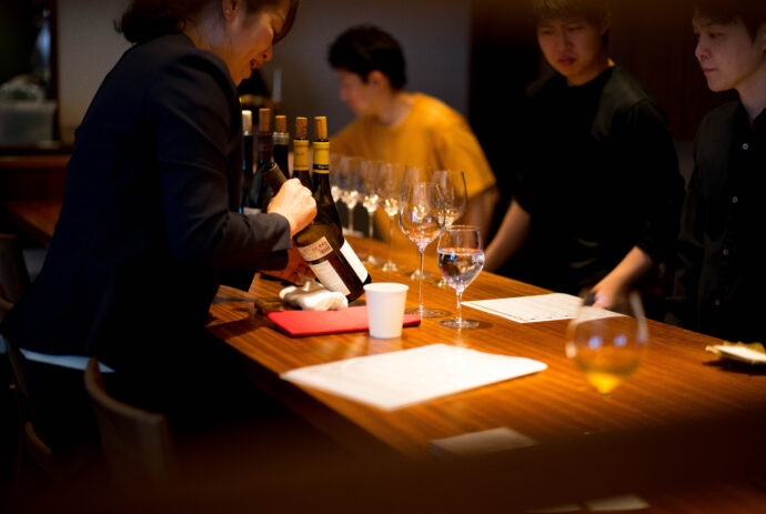 （株）富屋酒店 かぶしきがいしゃ とみやさけてん カブシキガイシャ　トミヤサケテン TOMIYA SAKETEN 　愛知県名古屋市瑞穂区上坂町1-41-2　地酒屋　豊盃　HOUHAI ほうはい　ホーハイ　三浦酒造  MIURASHUZO日高見　ひたかみ　ヒタカミ HITAKAMI  平孝酒造　HIRAKOSHUZO 天の戸 アマノト　あまのと　AMANOTO　浅舞酒造ASAMAISHUZO　飛露喜 HIROKISHUZOHONTEN　廣木酒造本店　HIROK　大那 DAINA　ダイナ　だいな　菊の里酒造　KIKUNOSATOSHUZO　旭興　KYOKUKO　きょくこう　キョクコウ　渡邉酒造　WATANABESHUZO　仙禽 SENKIN　せんきん　センキン（株）せんきん SENKIN鶴齢　カクレイ　かくれい KAKUREI　青木酒造　AOKISHUZO謙信 ケンシン　けんしん KENSHIN池田屋酒造 IKEDAYASHUZO 白岳仙 HAKUGAKUSEN　ハクガクセン　はくがくせん　安本酒造 YASUMOTOSHUZO 群馬泉 グンマイズミ　ぐんまいずみ 島岡酒造 SHIMAOKASHUZO  喜久醉 きくよい キクヨイKIKUYOI 青島酒造 AOSHIMASHUZO 長珍 ちょうちん　チョウチン長珍酒造CHOCHINSHUZO　みねたからみりん　峯寳 味醂　一子相伝 ミネタカラ　いっしそうでん　イッシソウデン　小笠原味醂 OGASAWARA MIRIN

瀧自慢　たきじまん　タキジマン　瀧自慢酒造　TAKIZIMANSHUZO　田光　TABIKA 早川酒造  HAYAKAWASHUZO　作　ZAKU ざく ザク 清水清三郎商店 SHIMIZUSEIZABUROSHOTEN  篠峯　櫛羅　しのみね　シノミネ　くじら　クジラ　千代酒造　CHIYOSHUZO　雑賀　さいか　サイカ　九重雑賀  KOKONOESAIKA　紀土　鶴梅　無量山　きっど　キッド　KID 　ツルウメ　つるうめ　TURUUME　ムリョウザン　むりょうざん　MURYOZAN　平和酒造　HEIWASHUZO　蒼空　そうくう　ソウクウ　SÔKÛ　藤岡酒造　HUJIOKASHUZO 　宝剣　HOUKEN  宝剣酒造　ほうけんしゅぞう　ホウケンシュゾウ　HOKENSHUZO　清酒竹鶴　小笹屋竹鶴　せいしゅたけつる　セイシュタケツル　おささやたけつる　オササヤタケツル　竹鶴酒造　TAKETURUSHUZO
石鎚　いしづち　イシヅチ　石鎚酒造　ISHIDUCHISHUZO　土佐しらぎく　とさしらぎく　トサシラギク　仙頭酒造場　せんとうしゅぞうじょう　SENDOSHUZOZYO
　
 ブルゴーニュワイン　BOURGOGNE  ボルドーワイン　BORDEAUXカリフォルニアワイン CALIFORNIA  シャンパーニュ  SHAMPAGNEアルザスワイン ALSACE ドイツワイン WEIN GERMAN WINE 専門店　ライカM11　ズミルックス50　レンズ　代表　上田豊二　　きき酒師　焼酎アドバイザー　シャンパーニュシュヴァリエ　堀田駅より徒歩10分　熱田神宮駅より徒歩10分
市バス　牛巻より徒歩３分　地下鉄堀田駅より徒歩１５分　名古屋高速堀田出口より車で２分　牛巻交差点より徒歩５分　レトロ街並み　瓦屋根　裏道　大通りより二本入る　CLASSIC CARクラッシックカー CLASSIC BIKE　クラッシックバイク INTERIA　インテリア　　FASHION　ファッション　MUSIC　音楽　LOVE　SAKE SHOP　酒屋
センス　クリエイト　おたく　　MANIAマニア MOVIE　映画　CINEMA シネマ　2024年春オープン予定 いいねタウン瑞穂 iiNE マルシェ内　グランクレア瑞穂 いいねタウン瑞穂  愛知県名古屋市瑞穂区宝田町四丁目2番、3番2　春敲町三丁目23番1（地番） 魚太郎　UOTARO MIZUHO うおたろう　ウオタロウ　なごやみずほてん　ナゴヤミズホテン　 名古屋瑞穂店  車で1分　徒歩5分　丸明 瑞穂店  MARUAKI MIZUHO　マルアキ ミズホテン　まるあき みずほてん　 徒歩10分　車3分　焼肉 美奈登  ヤキニクミナト　やきにくみなと YAKINIKU MINATO 車で2分　徒歩10分  どての品川　DOTENO SHINAGAWA　ドテノシナガワ　どてのしながわ　車で30秒　徒歩1分昇福亭　SHOHUKUTEI しょうふくてい　ショウフクテイ 街中華　マニア　大盛り　個性派  車で5分　徒歩15分  名店 近くにたくさんあり　堀田バンザイ　牛巻バンザイ　名古屋のへそ



