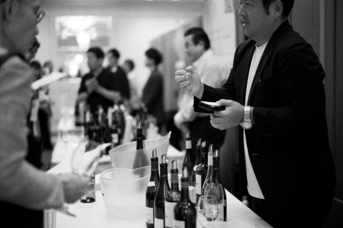 WINE COMPLEX NAGOYA 2025 ワイン コンプレックス名古屋 2025  2025年6月24日開催 東急ホテル名古屋  （株）富屋酒店 かぶしきがいしゃ とみやさけてん カブシキガイシャ　トミヤサケテン TOMIYA SAKETEN 　愛知県名古屋市瑞穂区上坂町1-41-2　地酒屋　豊盃　HOUHAI ほうはい　ホーハイ　三浦酒造  MIURASHUZO日高見　ひたかみ　ヒタカミ HITAKAMI  平孝酒造　HIRAKOSHUZO 天の戸 アマノト　あまのと　AMANOTO　浅舞酒造 ASAMAISHUZO　飛露喜 HIROKISHUZOHONTEN　廣木酒造本店　HIROK　大那 DAINA　ダイナ　だいな　菊の里酒造　KIKUNOSATOSHUZO　旭興　KYOKUKO　きょくこう　キョクコウ　渡邉酒造　WATANABESHUZO　仙禽 SENKIN　せんきん　センキン（株）せんきん SENKIN鶴齢　カクレイ　かくれい KAKUREI　青木酒造　AOKISHUZO謙信 ケンシン　けんしん KENSHIN池田屋酒造 IKEDAYASHUZO 白岳仙 HAKUGAKUSEN　ハクガクセン　はくがくせん　安本酒造 YASUMOTOSHUZO 群馬泉 グンマイズミ　ぐんまいずみ 島岡酒造 SHIMAOKASHUZO  喜久醉 きくよい キクヨイKIKUYOI 青島酒造 AOSHIMASHUZO 長珍 ちょうちん　チョウチン長珍酒造CHOCHINSHUZO　みねたからみりん　峯寳 味醂　一子相伝 ミネタカラ　いっしそうでん　イッシソウデン　小笠原味醂 OGASAWARA MIRIN

瀧自慢　たきじまん　タキジマン　瀧自慢酒造　TAKIZIMANSHUZO　田光　TABIKA 早川酒造  HAYAKAWASHUZO　作　ZAKU ざく ザク 清水清三郎商店 SHIMIZUSEIZABUROSHOTEN  篠峯　櫛羅　しのみね　シノミネ　くじら　クジラ　千代酒造　CHIYOSHUZO　雑賀　さいか　サイカ　九重雑賀  KOKONOESAIKA　紀土　鶴梅　無量山　きっど　キッド　KID 　ツルウメ　つるうめ　TURUUME　ムリョウザン　むりょうざん　MURYOZAN　平和酒造　HEIWASHUZO　蒼空　そうくう　ソウクウ　SÔKÛ　藤岡酒造　HUJIOKASHUZO 　宝剣　HOUKEN  宝剣酒造　ほうけんしゅぞう　ホウケンシュゾウ　HOKENSHUZO　清酒竹鶴　小笹屋竹鶴　せいしゅたけつる　セイシュタケツル　おささやたけつる　オササヤタケツル　竹鶴酒造　TAKETURUSHUZO
石鎚　いしづち　イシヅチ　石鎚酒造　ISHIDUCHISHUZO　土佐しらぎく　とさしらぎく　トサシラギク　仙頭酒造場　せんとうしゅぞうじょう　SENDOSHUZOZYO　アルガブランカ　ARUGABURANKA勝沼醸造　KATUNUMAJÔZÔ　ドメーヌソガ　ソガ・ペール・エ・フィス SOGA PELE ET FIS　オブセワイナリー　OBUSEWINERY　ドメーヌタカヒコ　DOMAINE TAKAHIKO　クリサワブラン　KURISAWA BLANC　ナカザワワイナリー　NAKAZAWA WINERY　さつま寿　SATUMA KOTOBUKI 　尾込商店 OGOME SHOTEN  蔵の師魂 KURANOSHIKON  小正醸造　KOMASA ＪÔＺÔ　天狗櫻 TENGUSAKURA  白石酒蔵　SHIRAISHISHUZO  しま千両 SHIMASENRYO　高崎酒蔵  TAKASAKISHUZO  杜氏潤平　TOJIJUNPEI  小玉醸造  KODAMAJOZO  赤鹿毛　青鹿毛  AKAKAGE   AOKAGE　柳田酒蔵  YANAGIDASHUZO　舞香　MAIKA　泰明　TAIMEI　藤居醸造　HUZIIJÔＺÔ　池の露　特酎天草　IKENOTUYU  TOKUCHU  AMAKUSA　壱乃醸　飛乃流　朝日　ICHINOJO  HINORYU　ASAHI　朝日酒造　ASAHISHUZO　龍宮　RYUGU 富田酒造場　TOMITASHUZOJO　鳥飼 TORIKAI　鳥飼酒造　TORIKAISHUZO　極楽 GOIKURAKU　林酒造場 HAYASHISHUZOJO　屋久の島大自然林　酔麦香　YAKUNOSHIMA DAISHIZENRIN SUIBASKUKA　本坊酒造　HONBOSHUZO
金峰　金峰荒蘆過  KINPO　KINPOARAROKA　宇都酒造　UTOSHUZO　北谷長老　CHYATANCHÔＲÔ　北谷酒造　CHYATANSHUZO　山原くいな　YAMBARUKUINA　やんばる酒造　YAMBARUSHUZO　2024年春オープン予定 いいねタウン瑞穂 iiNE マルシェ内　グランクレア瑞穂 いいねタウン瑞穂  愛知県名古屋市瑞穂区宝田町四丁目2番、3番2　春敲町三丁目23番1（地番） 魚太郎　UOTARO MIZUHO うおたろう　ウオタロウ　なごやみずほてん　ナゴヤミズホテン　 名古屋瑞穂店  車で1分　徒歩5分　丸明 瑞穂店  MARUAKI MIZUHO　マルアキ ミズホテン　まるあき みずほてん　 徒歩10分　車3分　焼肉 美奈登  ヤキニクミナト　やきにくみなと YAKINIKU MINATO 車で2分　徒歩10分  どての品川　DOTENO SHINAGAWA　ドテノシナガワ　どてのしながわ　車で30秒　徒歩1分昇福亭　SHOHUKUTEI しょうふくてい　ショウフクテイ 街中華　マニア　大盛り　個性派  車で5分　徒歩15分  名店 近くにたくさんあり　堀田バンザイ　牛巻バンザイ　名古屋のへそ

