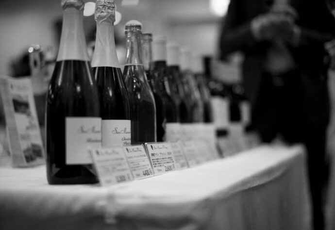 WINE COMPLEX NAGOYA 2025 ワイン コンプレックス名古屋 2025  2025年6月24日開催 東急ホテル名古屋  （株）富屋酒店 かぶしきがいしゃ とみやさけてん カブシキガイシャ　トミヤサケテン TOMIYA SAKETEN 　愛知県名古屋市瑞穂区上坂町1-41-2　地酒屋　豊盃　HOUHAI ほうはい　ホーハイ　三浦酒造  MIURASHUZO日高見　ひたかみ　ヒタカミ HITAKAMI  平孝酒造　HIRAKOSHUZO 天の戸 アマノト　あまのと　AMANOTO　浅舞酒造 ASAMAISHUZO　飛露喜 HIROKISHUZOHONTEN　廣木酒造本店　HIROK　大那 DAINA　ダイナ　だいな　菊の里酒造　KIKUNOSATOSHUZO　旭興　KYOKUKO　きょくこう　キョクコウ　渡邉酒造　WATANABESHUZO　仙禽 SENKIN　せんきん　センキン（株）せんきん SENKIN鶴齢　カクレイ　かくれい KAKUREI　青木酒造　AOKISHUZO謙信 ケンシン　けんしん KENSHIN池田屋酒造 IKEDAYASHUZO 白岳仙 HAKUGAKUSEN　ハクガクセン　はくがくせん　安本酒造 YASUMOTOSHUZO 群馬泉 グンマイズミ　ぐんまいずみ 島岡酒造 SHIMAOKASHUZO  喜久醉 きくよい キクヨイKIKUYOI 青島酒造 AOSHIMASHUZO 長珍 ちょうちん　チョウチン長珍酒造CHOCHINSHUZO　みねたからみりん　峯寳 味醂　一子相伝 ミネタカラ　いっしそうでん　イッシソウデン　小笠原味醂 OGASAWARA MIRIN

瀧自慢　たきじまん　タキジマン　瀧自慢酒造　TAKIZIMANSHUZO　田光　TABIKA 早川酒造  HAYAKAWASHUZO　作　ZAKU ざく ザク 清水清三郎商店 SHIMIZUSEIZABUROSHOTEN  篠峯　櫛羅　しのみね　シノミネ　くじら　クジラ　千代酒造　CHIYOSHUZO　雑賀　さいか　サイカ　九重雑賀  KOKONOESAIKA　紀土　鶴梅　無量山　きっど　キッド　KID 　ツルウメ　つるうめ　TURUUME　ムリョウザン　むりょうざん　MURYOZAN　平和酒造　HEIWASHUZO　蒼空　そうくう　ソウクウ　SÔKÛ　藤岡酒造　HUJIOKASHUZO 　宝剣　HOUKEN  宝剣酒造　ほうけんしゅぞう　ホウケンシュゾウ　HOKENSHUZO　清酒竹鶴　小笹屋竹鶴　せいしゅたけつる　セイシュタケツル　おささやたけつる　オササヤタケツル　竹鶴酒造　TAKETURUSHUZO
石鎚　いしづち　イシヅチ　石鎚酒造　ISHIDUCHISHUZO　土佐しらぎく　とさしらぎく　トサシラギク　仙頭酒造場　せんとうしゅぞうじょう　SENDOSHUZOZYO　アルガブランカ　ARUGABURANKA勝沼醸造　KATUNUMAJÔZÔ　ドメーヌソガ　ソガ・ペール・エ・フィス SOGA PELE ET FIS　オブセワイナリー　OBUSEWINERY　ドメーヌタカヒコ　DOMAINE TAKAHIKO　クリサワブラン　KURISAWA BLANC　ナカザワワイナリー　NAKAZAWA WINERY　さつま寿　SATUMA KOTOBUKI 　尾込商店 OGOME SHOTEN  蔵の師魂 KURANOSHIKON  小正醸造　KOMASA ＪÔＺÔ　天狗櫻 TENGUSAKURA  白石酒蔵　SHIRAISHISHUZO  しま千両 SHIMASENRYO　高崎酒蔵  TAKASAKISHUZO  杜氏潤平　TOJIJUNPEI  小玉醸造  KODAMAJOZO  赤鹿毛　青鹿毛  AKAKAGE   AOKAGE　柳田酒蔵  YANAGIDASHUZO　舞香　MAIKA　泰明　TAIMEI　藤居醸造　HUZIIJÔＺÔ　池の露　特酎天草　IKENOTUYU  TOKUCHU  AMAKUSA　壱乃醸　飛乃流　朝日　ICHINOJO  HINORYU　ASAHI　朝日酒造　ASAHISHUZO　龍宮　RYUGU 富田酒造場　TOMITASHUZOJO　鳥飼 TORIKAI　鳥飼酒造　TORIKAISHUZO　極楽 GOIKURAKU　林酒造場 HAYASHISHUZOJO　屋久の島大自然林　酔麦香　YAKUNOSHIMA DAISHIZENRIN SUIBASKUKA　本坊酒造　HONBOSHUZO
金峰　金峰荒蘆過  KINPO　KINPOARAROKA　宇都酒造　UTOSHUZO　北谷長老　CHYATANCHÔＲÔ　北谷酒造　CHYATANSHUZO　山原くいな　YAMBARUKUINA　やんばる酒造　YAMBARUSHUZO　2024年春オープン予定 いいねタウン瑞穂 iiNE マルシェ内　グランクレア瑞穂 いいねタウン瑞穂  愛知県名古屋市瑞穂区宝田町四丁目2番、3番2　春敲町三丁目23番1（地番） 魚太郎　UOTARO MIZUHO うおたろう　ウオタロウ　なごやみずほてん　ナゴヤミズホテン　 名古屋瑞穂店  車で1分　徒歩5分　丸明 瑞穂店  MARUAKI MIZUHO　マルアキ ミズホテン　まるあき みずほてん　 徒歩10分　車3分　焼肉 美奈登  ヤキニクミナト　やきにくみなと YAKINIKU MINATO 車で2分　徒歩10分  どての品川　DOTENO SHINAGAWA　ドテノシナガワ　どてのしながわ　車で30秒　徒歩1分昇福亭　SHOHUKUTEI しょうふくてい　ショウフクテイ 街中華　マニア　大盛り　個性派  車で5分　徒歩15分  名店 近くにたくさんあり　堀田バンザイ　牛巻バンザイ　名古屋のへそ


