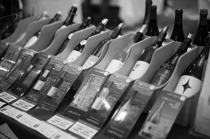 WINE COMPLEX NAGOYA 2025 ワイン コンプレックス名古屋 2025  2025年6月24日開催 東急ホテル名古屋  （株）富屋酒店 かぶしきがいしゃ とみやさけてん カブシキガイシャ　トミヤサケテン TOMIYA SAKETEN 　愛知県名古屋市瑞穂区上坂町1-41-2　地酒屋　豊盃　HOUHAI ほうはい　ホーハイ　三浦酒造  MIURASHUZO日高見　ひたかみ　ヒタカミ HITAKAMI  平孝酒造　HIRAKOSHUZO 天の戸 アマノト　あまのと　AMANOTO　浅舞酒造 ASAMAISHUZO　飛露喜 HIROKISHUZOHONTEN　廣木酒造本店　HIROK　大那 DAINA　ダイナ　だいな　菊の里酒造　KIKUNOSATOSHUZO　旭興　KYOKUKO　きょくこう　キョクコウ　渡邉酒造　WATANABESHUZO　仙禽 SENKIN　せんきん　センキン（株）せんきん SENKIN鶴齢　カクレイ　かくれい KAKUREI　青木酒造　AOKISHUZO謙信 ケンシン　けんしん KENSHIN池田屋酒造 IKEDAYASHUZO 白岳仙 HAKUGAKUSEN　ハクガクセン　はくがくせん　安本酒造 YASUMOTOSHUZO 群馬泉 グンマイズミ　ぐんまいずみ 島岡酒造 SHIMAOKASHUZO  喜久醉 きくよい キクヨイKIKUYOI 青島酒造 AOSHIMASHUZO 長珍 ちょうちん　チョウチン長珍酒造CHOCHINSHUZO　みねたからみりん　峯寳 味醂　一子相伝 ミネタカラ　いっしそうでん　イッシソウデン　小笠原味醂 OGASAWARA MIRIN

瀧自慢　たきじまん　タキジマン　瀧自慢酒造　TAKIZIMANSHUZO　田光　TABIKA 早川酒造  HAYAKAWASHUZO　作　ZAKU ざく ザク 清水清三郎商店 SHIMIZUSEIZABUROSHOTEN  篠峯　櫛羅　しのみね　シノミネ　くじら　クジラ　千代酒造　CHIYOSHUZO　雑賀　さいか　サイカ　九重雑賀  KOKONOESAIKA　紀土　鶴梅　無量山　きっど　キッド　KID 　ツルウメ　つるうめ　TURUUME　ムリョウザン　むりょうざん　MURYOZAN　平和酒造　HEIWASHUZO　蒼空　そうくう　ソウクウ　SÔKÛ　藤岡酒造　HUJIOKASHUZO 　宝剣　HOUKEN  宝剣酒造　ほうけんしゅぞう　ホウケンシュゾウ　HOKENSHUZO　清酒竹鶴　小笹屋竹鶴　せいしゅたけつる　セイシュタケツル　おささやたけつる　オササヤタケツル　竹鶴酒造　TAKETURUSHUZO
石鎚　いしづち　イシヅチ　石鎚酒造　ISHIDUCHISHUZO　土佐しらぎく　とさしらぎく　トサシラギク　仙頭酒造場　せんとうしゅぞうじょう　SENDOSHUZOZYO　アルガブランカ　ARUGABURANKA勝沼醸造　KATUNUMAJÔZÔ　ドメーヌソガ　ソガ・ペール・エ・フィス SOGA PELE ET FIS　オブセワイナリー　OBUSEWINERY　ドメーヌタカヒコ　DOMAINE TAKAHIKO　クリサワブラン　KURISAWA BLANC　ナカザワワイナリー　NAKAZAWA WINERY　さつま寿　SATUMA KOTOBUKI 　尾込商店 OGOME SHOTEN  蔵の師魂 KURANOSHIKON  小正醸造　KOMASA ＪÔＺÔ　天狗櫻 TENGUSAKURA  白石酒蔵　SHIRAISHISHUZO  しま千両 SHIMASENRYO　高崎酒蔵  TAKASAKISHUZO  杜氏潤平　TOJIJUNPEI  小玉醸造  KODAMAJOZO  赤鹿毛　青鹿毛  AKAKAGE   AOKAGE　柳田酒蔵  YANAGIDASHUZO　舞香　MAIKA　泰明　TAIMEI　藤居醸造　HUZIIJÔＺÔ　池の露　特酎天草　IKENOTUYU  TOKUCHU  AMAKUSA　壱乃醸　飛乃流　朝日　ICHINOJO  HINORYU　ASAHI　朝日酒造　ASAHISHUZO　龍宮　RYUGU 富田酒造場　TOMITASHUZOJO　鳥飼 TORIKAI　鳥飼酒造　TORIKAISHUZO　極楽 GOIKURAKU　林酒造場 HAYASHISHUZOJO　屋久の島大自然林　酔麦香　YAKUNOSHIMA DAISHIZENRIN SUIBASKUKA　本坊酒造　HONBOSHUZO
金峰　金峰荒蘆過  KINPO　KINPOARAROKA　宇都酒造　UTOSHUZO　北谷長老　CHYATANCHÔＲÔ　北谷酒造　CHYATANSHUZO　山原くいな　YAMBARUKUINA　やんばる酒造　YAMBARUSHUZO　2024年春オープン予定 いいねタウン瑞穂 iiNE マルシェ内　グランクレア瑞穂 いいねタウン瑞穂  愛知県名古屋市瑞穂区宝田町四丁目2番、3番2　春敲町三丁目23番1（地番） 魚太郎　UOTARO MIZUHO うおたろう　ウオタロウ　なごやみずほてん　ナゴヤミズホテン　 名古屋瑞穂店  車で1分　徒歩5分　丸明 瑞穂店  MARUAKI MIZUHO　マルアキ ミズホテン　まるあき みずほてん　 徒歩10分　車3分　焼肉 美奈登  ヤキニクミナト　やきにくみなと YAKINIKU MINATO 車で2分　徒歩10分  どての品川　DOTENO SHINAGAWA　ドテノシナガワ　どてのしながわ　車で30秒　徒歩1分昇福亭　SHOHUKUTEI しょうふくてい　ショウフクテイ 街中華　マニア　大盛り　個性派  車で5分　徒歩15分  名店 近くにたくさんあり　堀田バンザイ　牛巻バンザイ　名古屋のへそ

