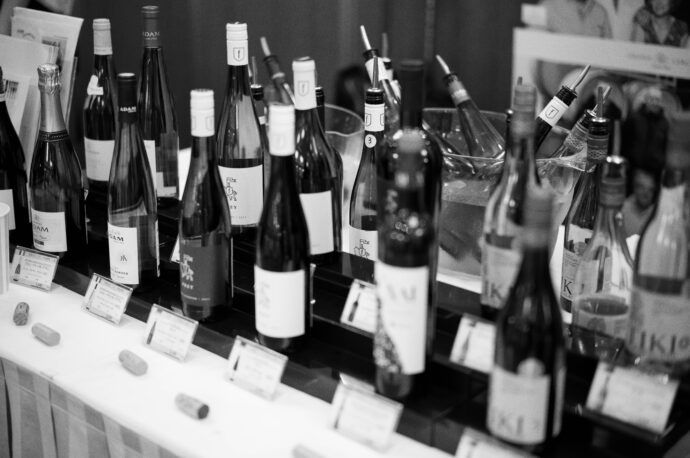 WINE COMPLEX NAGOYA 2025 ワイン コンプレックス名古屋 2025  2025年6月24日開催 東急ホテル名古屋  （株）富屋酒店 かぶしきがいしゃ とみやさけてん カブシキガイシャ　トミヤサケテン TOMIYA SAKETEN 　愛知県名古屋市瑞穂区上坂町1-41-2　地酒屋　豊盃　HOUHAI ほうはい　ホーハイ　三浦酒造  MIURASHUZO日高見　ひたかみ　ヒタカミ HITAKAMI  平孝酒造　HIRAKOSHUZO 天の戸 アマノト　あまのと　AMANOTO　浅舞酒造 ASAMAISHUZO　飛露喜 HIROKISHUZOHONTEN　廣木酒造本店　HIROK　大那 DAINA　ダイナ　だいな　菊の里酒造　KIKUNOSATOSHUZO　旭興　KYOKUKO　きょくこう　キョクコウ　渡邉酒造　WATANABESHUZO　仙禽 SENKIN　せんきん　センキン（株）せんきん SENKIN鶴齢　カクレイ　かくれい KAKUREI　青木酒造　AOKISHUZO謙信 ケンシン　けんしん KENSHIN池田屋酒造 IKEDAYASHUZO 白岳仙 HAKUGAKUSEN　ハクガクセン　はくがくせん　安本酒造 YASUMOTOSHUZO 群馬泉 グンマイズミ　ぐんまいずみ 島岡酒造 SHIMAOKASHUZO  喜久醉 きくよい キクヨイKIKUYOI 青島酒造 AOSHIMASHUZO 長珍 ちょうちん　チョウチン長珍酒造CHOCHINSHUZO　みねたからみりん　峯寳 味醂　一子相伝 ミネタカラ　いっしそうでん　イッシソウデン　小笠原味醂 OGASAWARA MIRIN

瀧自慢　たきじまん　タキジマン　瀧自慢酒造　TAKIZIMANSHUZO　田光　TABIKA 早川酒造  HAYAKAWASHUZO　作　ZAKU ざく ザク 清水清三郎商店 SHIMIZUSEIZABUROSHOTEN  篠峯　櫛羅　しのみね　シノミネ　くじら　クジラ　千代酒造　CHIYOSHUZO　雑賀　さいか　サイカ　九重雑賀  KOKONOESAIKA　紀土　鶴梅　無量山　きっど　キッド　KID 　ツルウメ　つるうめ　TURUUME　ムリョウザン　むりょうざん　MURYOZAN　平和酒造　HEIWASHUZO　蒼空　そうくう　ソウクウ　SÔKÛ　藤岡酒造　HUJIOKASHUZO 　宝剣　HOUKEN  宝剣酒造　ほうけんしゅぞう　ホウケンシュゾウ　HOKENSHUZO　清酒竹鶴　小笹屋竹鶴　せいしゅたけつる　セイシュタケツル　おささやたけつる　オササヤタケツル　竹鶴酒造　TAKETURUSHUZO
石鎚　いしづち　イシヅチ　石鎚酒造　ISHIDUCHISHUZO　土佐しらぎく　とさしらぎく　トサシラギク　仙頭酒造場　せんとうしゅぞうじょう　SENDOSHUZOZYO　アルガブランカ　ARUGABURANKA勝沼醸造　KATUNUMAJÔZÔ　ドメーヌソガ　ソガ・ペール・エ・フィス SOGA PELE ET FIS　オブセワイナリー　OBUSEWINERY　ドメーヌタカヒコ　DOMAINE TAKAHIKO　クリサワブラン　KURISAWA BLANC　ナカザワワイナリー　NAKAZAWA WINERY　さつま寿　SATUMA KOTOBUKI 　尾込商店 OGOME SHOTEN  蔵の師魂 KURANOSHIKON  小正醸造　KOMASA ＪÔＺÔ　天狗櫻 TENGUSAKURA  白石酒蔵　SHIRAISHISHUZO  しま千両 SHIMASENRYO　高崎酒蔵  TAKASAKISHUZO  杜氏潤平　TOJIJUNPEI  小玉醸造  KODAMAJOZO  赤鹿毛　青鹿毛  AKAKAGE   AOKAGE　柳田酒蔵  YANAGIDASHUZO　舞香　MAIKA　泰明　TAIMEI　藤居醸造　HUZIIJÔＺÔ　池の露　特酎天草　IKENOTUYU  TOKUCHU  AMAKUSA　壱乃醸　飛乃流　朝日　ICHINOJO  HINORYU　ASAHI　朝日酒造　ASAHISHUZO　龍宮　RYUGU 富田酒造場　TOMITASHUZOJO　鳥飼 TORIKAI　鳥飼酒造　TORIKAISHUZO　極楽 GOIKURAKU　林酒造場 HAYASHISHUZOJO　屋久の島大自然林　酔麦香　YAKUNOSHIMA DAISHIZENRIN SUIBASKUKA　本坊酒造　HONBOSHUZO
金峰　金峰荒蘆過  KINPO　KINPOARAROKA　宇都酒造　UTOSHUZO　北谷長老　CHYATANCHÔＲÔ　北谷酒造　CHYATANSHUZO　山原くいな　YAMBARUKUINA　やんばる酒造　YAMBARUSHUZO　2024年春オープン予定 いいねタウン瑞穂 iiNE マルシェ内　グランクレア瑞穂 いいねタウン瑞穂  愛知県名古屋市瑞穂区宝田町四丁目2番、3番2　春敲町三丁目23番1（地番） 魚太郎　UOTARO MIZUHO うおたろう　ウオタロウ　なごやみずほてん　ナゴヤミズホテン　 名古屋瑞穂店  車で1分　徒歩5分　丸明 瑞穂店  MARUAKI MIZUHO　マルアキ ミズホテン　まるあき みずほてん　 徒歩10分　車3分　焼肉 美奈登  ヤキニクミナト　やきにくみなと YAKINIKU MINATO 車で2分　徒歩10分  どての品川　DOTENO SHINAGAWA　ドテノシナガワ　どてのしながわ　車で30秒　徒歩1分昇福亭　SHOHUKUTEI しょうふくてい　ショウフクテイ 街中華　マニア　大盛り　個性派  車で5分　徒歩15分  名店 近くにたくさんあり　堀田バンザイ　牛巻バンザイ　名古屋のへそ

