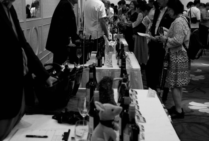 WINE COMPLEX NAGOYA 2025 ワイン コンプレックス名古屋 2025  2025年6月24日開催 東急ホテル名古屋  （株）富屋酒店 かぶしきがいしゃ とみやさけてん カブシキガイシャ　トミヤサケテン TOMIYA SAKETEN 　愛知県名古屋市瑞穂区上坂町1-41-2　地酒屋　豊盃　HOUHAI ほうはい　ホーハイ　三浦酒造  MIURASHUZO日高見　ひたかみ　ヒタカミ HITAKAMI  平孝酒造　HIRAKOSHUZO 天の戸 アマノト　あまのと　AMANOTO　浅舞酒造 ASAMAISHUZO　飛露喜 HIROKISHUZOHONTEN　廣木酒造本店　HIROK　大那 DAINA　ダイナ　だいな　菊の里酒造　KIKUNOSATOSHUZO　旭興　KYOKUKO　きょくこう　キョクコウ　渡邉酒造　WATANABESHUZO　仙禽 SENKIN　せんきん　センキン（株）せんきん SENKIN鶴齢　カクレイ　かくれい KAKUREI　青木酒造　AOKISHUZO謙信 ケンシン　けんしん KENSHIN池田屋酒造 IKEDAYASHUZO 白岳仙 HAKUGAKUSEN　ハクガクセン　はくがくせん　安本酒造 YASUMOTOSHUZO 群馬泉 グンマイズミ　ぐんまいずみ 島岡酒造 SHIMAOKASHUZO  喜久醉 きくよい キクヨイKIKUYOI 青島酒造 AOSHIMASHUZO 長珍 ちょうちん　チョウチン長珍酒造CHOCHINSHUZO　みねたからみりん　峯寳 味醂　一子相伝 ミネタカラ　いっしそうでん　イッシソウデン　小笠原味醂 OGASAWARA MIRIN

瀧自慢　たきじまん　タキジマン　瀧自慢酒造　TAKIZIMANSHUZO　田光　TABIKA 早川酒造  HAYAKAWASHUZO　作　ZAKU ざく ザク 清水清三郎商店 SHIMIZUSEIZABUROSHOTEN  篠峯　櫛羅　しのみね　シノミネ　くじら　クジラ　千代酒造　CHIYOSHUZO　雑賀　さいか　サイカ　九重雑賀  KOKONOESAIKA　紀土　鶴梅　無量山　きっど　キッド　KID 　ツルウメ　つるうめ　TURUUME　ムリョウザン　むりょうざん　MURYOZAN　平和酒造　HEIWASHUZO　蒼空　そうくう　ソウクウ　SÔKÛ　藤岡酒造　HUJIOKASHUZO 　宝剣　HOUKEN  宝剣酒造　ほうけんしゅぞう　ホウケンシュゾウ　HOKENSHUZO　清酒竹鶴　小笹屋竹鶴　せいしゅたけつる　セイシュタケツル　おささやたけつる　オササヤタケツル　竹鶴酒造　TAKETURUSHUZO
石鎚　いしづち　イシヅチ　石鎚酒造　ISHIDUCHISHUZO　土佐しらぎく　とさしらぎく　トサシラギク　仙頭酒造場　せんとうしゅぞうじょう　SENDOSHUZOZYO　アルガブランカ　ARUGABURANKA勝沼醸造　KATUNUMAJÔZÔ　ドメーヌソガ　ソガ・ペール・エ・フィス SOGA PELE ET FIS　オブセワイナリー　OBUSEWINERY　ドメーヌタカヒコ　DOMAINE TAKAHIKO　クリサワブラン　KURISAWA BLANC　ナカザワワイナリー　NAKAZAWA WINERY　さつま寿　SATUMA KOTOBUKI 　尾込商店 OGOME SHOTEN  蔵の師魂 KURANOSHIKON  小正醸造　KOMASA ＪÔＺÔ　天狗櫻 TENGUSAKURA  白石酒蔵　SHIRAISHISHUZO  しま千両 SHIMASENRYO　高崎酒蔵  TAKASAKISHUZO  杜氏潤平　TOJIJUNPEI  小玉醸造  KODAMAJOZO  赤鹿毛　青鹿毛  AKAKAGE   AOKAGE　柳田酒蔵  YANAGIDASHUZO　舞香　MAIKA　泰明　TAIMEI　藤居醸造　HUZIIJÔＺÔ　池の露　特酎天草　IKENOTUYU  TOKUCHU  AMAKUSA　壱乃醸　飛乃流　朝日　ICHINOJO  HINORYU　ASAHI　朝日酒造　ASAHISHUZO　龍宮　RYUGU 富田酒造場　TOMITASHUZOJO　鳥飼 TORIKAI　鳥飼酒造　TORIKAISHUZO　極楽 GOIKURAKU　林酒造場 HAYASHISHUZOJO　屋久の島大自然林　酔麦香　YAKUNOSHIMA DAISHIZENRIN SUIBASKUKA　本坊酒造　HONBOSHUZO
金峰　金峰荒蘆過  KINPO　KINPOARAROKA　宇都酒造　UTOSHUZO　北谷長老　CHYATANCHÔＲÔ　北谷酒造　CHYATANSHUZO　山原くいな　YAMBARUKUINA　やんばる酒造　YAMBARUSHUZO　2024年春オープン予定 いいねタウン瑞穂 iiNE マルシェ内　グランクレア瑞穂 いいねタウン瑞穂  愛知県名古屋市瑞穂区宝田町四丁目2番、3番2　春敲町三丁目23番1（地番） 魚太郎　UOTARO MIZUHO うおたろう　ウオタロウ　なごやみずほてん　ナゴヤミズホテン　 名古屋瑞穂店  車で1分　徒歩5分　丸明 瑞穂店  MARUAKI MIZUHO　マルアキ ミズホテン　まるあき みずほてん　 徒歩10分　車3分　焼肉 美奈登  ヤキニクミナト　やきにくみなと YAKINIKU MINATO 車で2分　徒歩10分  どての品川　DOTENO SHINAGAWA　ドテノシナガワ　どてのしながわ　車で30秒　徒歩1分昇福亭　SHOHUKUTEI しょうふくてい　ショウフクテイ 街中華　マニア　大盛り　個性派  車で5分　徒歩15分  名店 近くにたくさんあり　堀田バンザイ　牛巻バンザイ　名古屋のへそ

