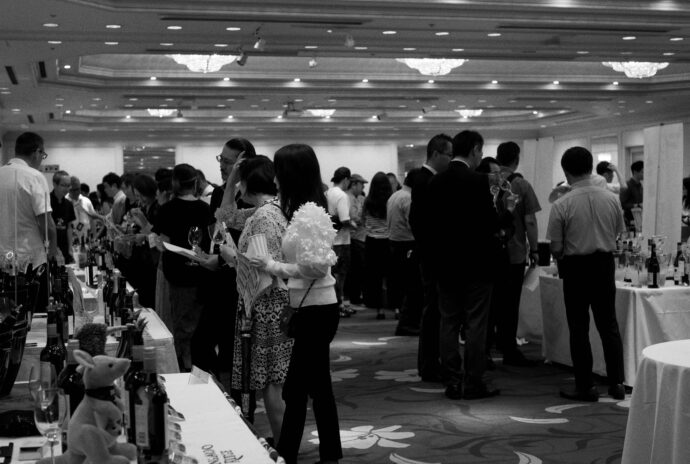 WINE COMPLEX NAGOYA 2025 ワイン コンプレックス名古屋 2025  2025年6月24日開催 東急ホテル名古屋  （株）富屋酒店 かぶしきがいしゃ とみやさけてん カブシキガイシャ　トミヤサケテン TOMIYA SAKETEN 　愛知県名古屋市瑞穂区上坂町1-41-2　地酒屋　豊盃　HOUHAI ほうはい　ホーハイ　三浦酒造  MIURASHUZO日高見　ひたかみ　ヒタカミ HITAKAMI  平孝酒造　HIRAKOSHUZO 天の戸 アマノト　あまのと　AMANOTO　浅舞酒造 ASAMAISHUZO　飛露喜 HIROKISHUZOHONTEN　廣木酒造本店　HIROK　大那 DAINA　ダイナ　だいな　菊の里酒造　KIKUNOSATOSHUZO　旭興　KYOKUKO　きょくこう　キョクコウ　渡邉酒造　WATANABESHUZO　仙禽 SENKIN　せんきん　センキン（株）せんきん SENKIN鶴齢　カクレイ　かくれい KAKUREI　青木酒造　AOKISHUZO謙信 ケンシン　けんしん KENSHIN池田屋酒造 IKEDAYASHUZO 白岳仙 HAKUGAKUSEN　ハクガクセン　はくがくせん　安本酒造 YASUMOTOSHUZO 群馬泉 グンマイズミ　ぐんまいずみ 島岡酒造 SHIMAOKASHUZO  喜久醉 きくよい キクヨイKIKUYOI 青島酒造 AOSHIMASHUZO 長珍 ちょうちん　チョウチン長珍酒造CHOCHINSHUZO　みねたからみりん　峯寳 味醂　一子相伝 ミネタカラ　いっしそうでん　イッシソウデン　小笠原味醂 OGASAWARA MIRIN

瀧自慢　たきじまん　タキジマン　瀧自慢酒造　TAKIZIMANSHUZO　田光　TABIKA 早川酒造  HAYAKAWASHUZO　作　ZAKU ざく ザク 清水清三郎商店 SHIMIZUSEIZABUROSHOTEN  篠峯　櫛羅　しのみね　シノミネ　くじら　クジラ　千代酒造　CHIYOSHUZO　雑賀　さいか　サイカ　九重雑賀  KOKONOESAIKA　紀土　鶴梅　無量山　きっど　キッド　KID 　ツルウメ　つるうめ　TURUUME　ムリョウザン　むりょうざん　MURYOZAN　平和酒造　HEIWASHUZO　蒼空　そうくう　ソウクウ　SÔKÛ　藤岡酒造　HUJIOKASHUZO 　宝剣　HOUKEN  宝剣酒造　ほうけんしゅぞう　ホウケンシュゾウ　HOKENSHUZO　清酒竹鶴　小笹屋竹鶴　せいしゅたけつる　セイシュタケツル　おささやたけつる　オササヤタケツル　竹鶴酒造　TAKETURUSHUZO
石鎚　いしづち　イシヅチ　石鎚酒造　ISHIDUCHISHUZO　土佐しらぎく　とさしらぎく　トサシラギク　仙頭酒造場　せんとうしゅぞうじょう　SENDOSHUZOZYO　アルガブランカ　ARUGABURANKA勝沼醸造　KATUNUMAJÔZÔ　ドメーヌソガ　ソガ・ペール・エ・フィス SOGA PELE ET FIS　オブセワイナリー　OBUSEWINERY　ドメーヌタカヒコ　DOMAINE TAKAHIKO　クリサワブラン　KURISAWA BLANC　ナカザワワイナリー　NAKAZAWA WINERY　さつま寿　SATUMA KOTOBUKI 　尾込商店 OGOME SHOTEN  蔵の師魂 KURANOSHIKON  小正醸造　KOMASA ＪÔＺÔ　天狗櫻 TENGUSAKURA  白石酒蔵　SHIRAISHISHUZO  しま千両 SHIMASENRYO　高崎酒蔵  TAKASAKISHUZO  杜氏潤平　TOJIJUNPEI  小玉醸造  KODAMAJOZO  赤鹿毛　青鹿毛  AKAKAGE   AOKAGE　柳田酒蔵  YANAGIDASHUZO　舞香　MAIKA　泰明　TAIMEI　藤居醸造　HUZIIJÔＺÔ　池の露　特酎天草　IKENOTUYU  TOKUCHU  AMAKUSA　壱乃醸　飛乃流　朝日　ICHINOJO  HINORYU　ASAHI　朝日酒造　ASAHISHUZO　龍宮　RYUGU 富田酒造場　TOMITASHUZOJO　鳥飼 TORIKAI　鳥飼酒造　TORIKAISHUZO　極楽 GOIKURAKU　林酒造場 HAYASHISHUZOJO　屋久の島大自然林　酔麦香　YAKUNOSHIMA DAISHIZENRIN SUIBASKUKA　本坊酒造　HONBOSHUZO
金峰　金峰荒蘆過  KINPO　KINPOARAROKA　宇都酒造　UTOSHUZO　北谷長老　CHYATANCHÔＲÔ　北谷酒造　CHYATANSHUZO　山原くいな　YAMBARUKUINA　やんばる酒造　YAMBARUSHUZO　2024年春オープン予定 いいねタウン瑞穂 iiNE マルシェ内　グランクレア瑞穂 いいねタウン瑞穂  愛知県名古屋市瑞穂区宝田町四丁目2番、3番2　春敲町三丁目23番1（地番） 魚太郎　UOTARO MIZUHO うおたろう　ウオタロウ　なごやみずほてん　ナゴヤミズホテン　 名古屋瑞穂店  車で1分　徒歩5分　丸明 瑞穂店  MARUAKI MIZUHO　マルアキ ミズホテン　まるあき みずほてん　 徒歩10分　車3分　焼肉 美奈登  ヤキニクミナト　やきにくみなと YAKINIKU MINATO 車で2分　徒歩10分  どての品川　DOTENO SHINAGAWA　ドテノシナガワ　どてのしながわ　車で30秒　徒歩1分昇福亭　SHOHUKUTEI しょうふくてい　ショウフクテイ 街中華　マニア　大盛り　個性派  車で5分　徒歩15分  名店 近くにたくさんあり　堀田バンザイ　牛巻バンザイ　名古屋のへそ


