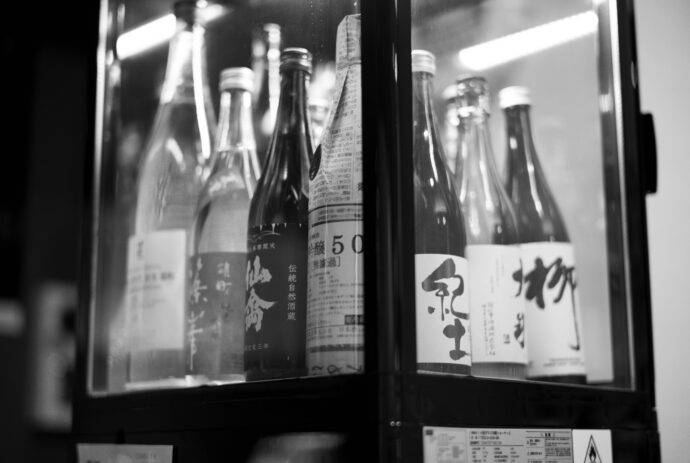 内田橋横丁 UCHIDABASHIYOKOCHＯ うちだばしよこちょ 愛知県名古屋市南区内田橋1-7-22 クレストビル名古屋内田橋1F  豊田本町 居酒屋  （株）富屋酒店 かぶしきがいしゃ とみやさけてん カブシキガイシャ　トミヤサケテン TOMIYA SAKETEN 　愛知県名古屋市瑞穂区上坂町1-41-2　地酒屋　豊盃　HOUHAI ほうはい　ホーハイ　三浦酒造  MIURASHUZO日高見　ひたかみ　ヒタカミ HITAKAMI  平孝酒造　HIRAKOSHUZO 天の戸 アマノト　あまのと　AMANOTO　浅舞酒造ASAMAISHUZO　飛露喜 HIROKISHUZOHONTEN　廣木酒造本店　HIROK　大那 DAINA　ダイナ　だいな　菊の里酒造　KIKUNOSATOSHUZO　旭興　KYOKUKO　きょくこう　キョクコウ　渡邉酒造　WATANABESHUZO　仙禽 SENKIN　せんきん　センキン（株）せんきん SENKIN鶴齢　カクレイ　かくれい KAKUREI　青木酒造　AOKISHUZO謙信 ケンシン　けんしん KENSHIN池田屋酒造 IKEDAYASHUZO 白岳仙 HAKUGAKUSEN　ハクガクセン　はくがくせん　安本酒造 YASUMOTOSHUZO 群馬泉 グンマイズミ　ぐんまいずみ 島岡酒造 SHIMAOKASHUZO  喜久醉 きくよい キクヨイKIKUYOI 青島酒造 AOSHIMASHUZO 長珍 ちょうちん　チョウチン長珍酒造CHOCHINSHUZO　みねたからみりん　峯寳 味醂　一子相伝 ミネタカラ　いっしそうでん　イッシソウデン　小笠原味醂 OGASAWARA MIRIN

瀧自慢　たきじまん　タキジマン　瀧自慢酒造　TAKIZIMANSHUZO　田光　TABIKA 早川酒造  HAYAKAWASHUZO　作　ZAKU ざく ザク 清水清三郎商店 SHIMIZUSEIZABUROSHOTEN  篠峯　櫛羅　しのみね　シノミネ　くじら　クジラ　千代酒造　CHIYOSHUZO　雑賀　さいか　サイカ　九重雑賀  KOKONOESAIKA　紀土　鶴梅　無量山　きっど　キッド　KID 　ツルウメ　つるうめ　TURUUME　ムリョウザン　むりょうざん　MURYOZAN　平和酒造　HEIWASHUZO　蒼空　そうくう　ソウクウ　SÔKÛ　藤岡酒造　HUJIOKASHUZO 　宝剣　HOUKEN  宝剣酒造　ほうけんしゅぞう　ホウケンシュゾウ　HOKENSHUZO　清酒竹鶴　小笹屋竹鶴　せいしゅたけつる　セイシュタケツル　おささやたけつる　オササヤタケツル　竹鶴酒造　TAKETURUSHUZO
石鎚　いしづち　イシヅチ　石鎚酒造　ISHIDUCHISHUZO　土佐しらぎく　とさしらぎく　トサシラギク　仙頭酒造場　せんとうしゅぞうじょう　SENDOSHUZOZYO
　
 ブルゴーニュワイン　BOURGOGNE  ボルドーワイン　BORDEAUXカリフォルニアワイン CALIFORNIA  シャンパーニュ  SHAMPAGNEアルザスワイン ALSACE ドイツワイン WEIN GERMAN WINE 専門店　ライカM11　ズミルックス50　レンズ　代表　上田豊二　　きき酒師　焼酎アドバイザー　シャンパーニュシュヴァリエ　堀田駅より徒歩10分　熱田神宮駅より徒歩10分
市バス　牛巻より徒歩３分　地下鉄堀田駅より徒歩１５分　名古屋高速堀田出口より車で２分　牛巻交差点より徒歩５分　レトロ街並み　瓦屋根　裏道　大通りより二本入る　CLASSIC CARクラッシックカー CLASSIC BIKE　クラッシックバイク INTERIA　インテリア　　FASHION　ファッション　MUSIC　音楽　LOVE　SAKE SHOP　酒屋
センス　クリエイト　おたく　　MANIAマニア MOVIE　映画　CINEMA シネマ　2024年春オープン予定 いいねタウン瑞穂 iiNE マルシェ内　グランクレア瑞穂 いいねタウン瑞穂  愛知県名古屋市瑞穂区宝田町四丁目2番、3番2　春敲町三丁目23番1（地番） 魚太郎　UOTARO MIZUHO うおたろう　ウオタロウ　なごやみずほてん　ナゴヤミズホテン　 名古屋瑞穂店  車で1分　徒歩5分　丸明 瑞穂店  MARUAKI MIZUHO　マルアキ ミズホテン　まるあき みずほてん　 徒歩10分　車3分　焼肉 美奈登  ヤキニクミナト　やきにくみなと YAKINIKU MINATO 車で2分　徒歩10分  どての品川　DOTENO SHINAGAWA　ドテノシナガワ　どてのしながわ　車で30秒　徒歩1分昇福亭　SHOHUKUTEI しょうふくてい　ショウフクテイ 街中華　マニア　大盛り　個性派  車で5分　徒歩15分  名店 近くにたくさんあり　堀田バンザイ　牛巻バンザイ　名古屋のへそ