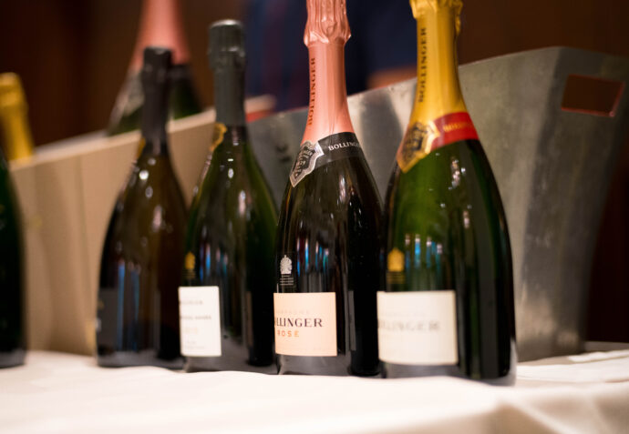 WINE TO SYTYLE 名古屋試飲会 2025 ワイン・トゥ・スタイル THE CONDER HOUSE ザ・コンダー・ハウス 愛知県名古屋市中区錦2-20-25 ボランジェ BOLLINGER  CHAMPAGNE BOURGOGNE CALIFORNIA シャンパーニュ ブルゴーニュ カリフォルニア
（株）富屋酒店 かぶしきがいしゃ とみやさけてん カブシキガイシャ　トミヤサケテン TOMIYA SAKETEN 　愛知県名古屋市瑞穂区上坂町1-41-2　地酒屋　豊盃　HOUHAI ほうはい　ホーハイ　三浦酒造  MIURASHUZO日高見　ひたかみ　ヒタカミ HITAKAMI  平孝酒造　HIRAKOSHUZO 天の戸 アマノト　あまのと　AMANOTO　浅舞酒造ASAMAISHUZO　飛露喜 HIROKISHUZOHONTEN　廣木酒造本店　HIROK　大那 DAINA　ダイナ　だいな　菊の里酒造　KIKUNOSATOSHUZO　旭興　KYOKUKO　きょくこう　キョクコウ　渡邉酒造　WATANABESHUZO　仙禽 SENKIN　せんきん　センキン（株）せんきん SENKIN鶴齢　カクレイ　かくれい KAKUREI　青木酒造　AOKISHUZO謙信 ケンシン　けんしん KENSHIN池田屋酒造 IKEDAYASHUZO 白岳仙 HAKUGAKUSEN　ハクガクセン　はくがくせん　安本酒造 YASUMOTOSHUZO 群馬泉 グンマイズミ　ぐんまいずみ 島岡酒造 SHIMAOKASHUZO  喜久醉 きくよい キクヨイKIKUYOI 青島酒造 AOSHIMASHUZO 長珍 ちょうちん　チョウチン長珍酒造CHOCHINSHUZO　みねたからみりん　峯寳 味醂　一子相伝 ミネタカラ　いっしそうでん　イッシソウデン　小笠原味醂 OGASAWARA MIRIN

瀧自慢　たきじまん　タキジマン　瀧自慢酒造　TAKIZIMANSHUZO　田光　TABIKA 早川酒造  HAYAKAWASHUZO　作　ZAKU ざく ザク 清水清三郎商店 SHIMIZUSEIZABUROSHOTEN  篠峯　櫛羅　しのみね　シノミネ　くじら　クジラ　千代酒造　CHIYOSHUZO　雑賀　さいか　サイカ　九重雑賀  KOKONOESAIKA　紀土　鶴梅　無量山　きっど　キッド　KID 　ツルウメ　つるうめ　TURUUME　ムリョウザン　むりょうざん　MURYOZAN　平和酒造　HEIWASHUZO　蒼空　そうくう　ソウクウ　SÔKÛ　藤岡酒造　HUJIOKASHUZO 　宝剣　HOUKEN  宝剣酒造　ほうけんしゅぞう　ホウケンシュゾウ　HOKENSHUZO　清酒竹鶴　小笹屋竹鶴　せいしゅたけつる　セイシュタケツル　おささやたけつる　オササヤタケツル　竹鶴酒造　TAKETURUSHUZO
石鎚　いしづち　イシヅチ　石鎚酒造　ISHIDUCHISHUZO　土佐しらぎく　とさしらぎく　トサシラギク　仙頭酒造場　せんとうしゅぞうじょう　SENDOSHUZOZYO
　
 ブルゴーニュワイン　BOURGOGNE  ボルドーワイン　BORDEAUXカリフォルニアワイン CALIFORNIA  シャンパーニュ  SHAMPAGNEアルザスワイン ALSACE ドイツワイン WEIN GERMAN WINE 専門店　ライカM11　ズミルックス50　レンズ　代表　上田豊二　　きき酒師　焼酎アドバイザー　シャンパーニュシュヴァリエ　堀田駅より徒歩10分　熱田神宮駅より徒歩10分
市バス　牛巻より徒歩３分　地下鉄堀田駅より徒歩１５分　名古屋高速堀田出口より車で２分　牛巻交差点より徒歩５分　レトロ街並み　瓦屋根　裏道　大通りより二本入る　CLASSIC CARクラッシックカー CLASSIC BIKE　クラッシックバイク INTERIA　インテリア　　FASHION　ファッション　MUSIC　音楽　LOVE　SAKE SHOP　酒屋
センス　クリエイト　おたく　　MANIAマニア MOVIE　映画　CINEMA シネマ　2024年春オープン予定 いいねタウン瑞穂 iiNE マルシェ内　グランクレア瑞穂 いいねタウン瑞穂  愛知県名古屋市瑞穂区宝田町四丁目2番、3番2　春敲町三丁目23番1（地番） 魚太郎　UOTARO MIZUHO うおたろう　ウオタロウ　なごやみずほてん　ナゴヤミズホテン　 名古屋瑞穂店  車で1分　徒歩5分　丸明 瑞穂店  MARUAKI MIZUHO　マルアキ ミズホテン　まるあき みずほてん　 徒歩10分　車3分　焼肉 美奈登  ヤキニクミナト　やきにくみなと YAKINIKU MINATO 車で2分　徒歩10分  どての品川　DOTENO SHINAGAWA　ドテノシナガワ　どてのしながわ　車で30秒　徒歩1分昇福亭　SHOHUKUTEI しょうふくてい　ショウフクテイ 街中華　マニア　大盛り　個性派  車で5分　徒歩15分  名店 近くにたくさんあり　堀田バンザイ　牛巻バンザイ　名古屋のへそ

