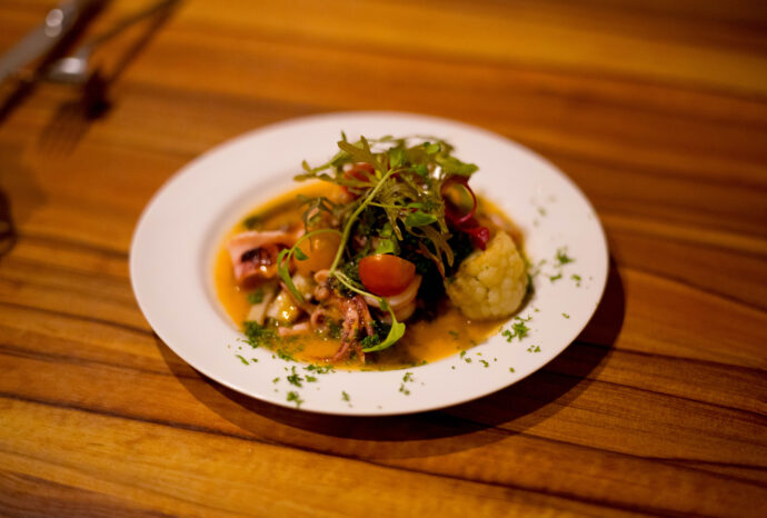 BISTRO LE CHEMIN ビストロ ルシュマン びすとろ るしゅまん 愛知県名古屋市中区錦1-14-12 AD錦ビル2f 国際センター 
（株）富屋酒店 かぶしきがいしゃ とみやさけてん カブシキガイシャ　トミヤサケテン TOMIYA SAKETEN 　愛知県名古屋市瑞穂区上坂町1-41-2　地酒屋　豊盃　HOUHAI ほうはい　ホーハイ　三浦酒造  MIURASHUZO日高見　ひたかみ　ヒタカミ HITAKAMI  平孝酒造　HIRAKOSHUZO 天の戸 アマノト　あまのと　AMANOTO　浅舞酒造ASAMAISHUZO　飛露喜 HIROKISHUZOHONTEN　廣木酒造本店　HIROK　大那 DAINA　ダイナ　だいな　菊の里酒造　KIKUNOSATOSHUZO　旭興　KYOKUKO　きょくこう　キョクコウ　渡邉酒造　WATANABESHUZO　仙禽 SENKIN　せんきん　センキン（株）せんきん SENKIN鶴齢　カクレイ　かくれい KAKUREI　青木酒造　AOKISHUZO謙信 ケンシン　けんしん KENSHIN池田屋酒造 IKEDAYASHUZO 白岳仙 HAKUGAKUSEN　ハクガクセン　はくがくせん　安本酒造 YASUMOTOSHUZO 群馬泉 グンマイズミ　ぐんまいずみ 島岡酒造 SHIMAOKASHUZO  喜久醉 きくよい キクヨイKIKUYOI 青島酒造 AOSHIMASHUZO 長珍 ちょうちん　チョウチン長珍酒造CHOCHINSHUZO　みねたからみりん　峯寳 味醂　一子相伝 ミネタカラ　いっしそうでん　イッシソウデン　小笠原味醂 OGASAWARA MIRIN

瀧自慢　たきじまん　タキジマン　瀧自慢酒造　TAKIZIMANSHUZO　田光　TABIKA 早川酒造  HAYAKAWASHUZO　作　ZAKU ざく ザク 清水清三郎商店 SHIMIZUSEIZABUROSHOTEN  篠峯　櫛羅　しのみね　シノミネ　くじら　クジラ　千代酒造　CHIYOSHUZO　雑賀　さいか　サイカ　九重雑賀  KOKONOESAIKA　紀土　鶴梅　無量山　きっど　キッド　KID 　ツルウメ　つるうめ　TURUUME　ムリョウザン　むりょうざん　MURYOZAN　平和酒造　HEIWASHUZO　蒼空　そうくう　ソウクウ　SÔKÛ　藤岡酒造　HUJIOKASHUZO 　宝剣　HOUKEN  宝剣酒造　ほうけんしゅぞう　ホウケンシュゾウ　HOKENSHUZO　清酒竹鶴　小笹屋竹鶴　せいしゅたけつる　セイシュタケツル　おささやたけつる　オササヤタケツル　竹鶴酒造　TAKETURUSHUZO
石鎚　いしづち　イシヅチ　石鎚酒造　ISHIDUCHISHUZO　土佐しらぎく　とさしらぎく　トサシラギク　仙頭酒造場　せんとうしゅぞうじょう　SENDOSHUZOZYO
　
 ブルゴーニュワイン　BOURGOGNE  ボルドーワイン　BORDEAUXカリフォルニアワイン CALIFORNIA  シャンパーニュ  SHAMPAGNEアルザスワイン ALSACE ドイツワイン WEIN GERMAN WINE 専門店　ライカM11　ズミルックス50　レンズ　代表　上田豊二　　きき酒師　焼酎アドバイザー　シャンパーニュシュヴァリエ　堀田駅より徒歩10分　熱田神宮駅より徒歩10分
市バス　牛巻より徒歩３分　地下鉄堀田駅より徒歩１５分　名古屋高速堀田出口より車で２分　牛巻交差点より徒歩５分　レトロ街並み　瓦屋根　裏道　大通りより二本入る　CLASSIC CARクラッシックカー CLASSIC BIKE　クラッシックバイク INTERIA　インテリア　　FASHION　ファッション　MUSIC　音楽　LOVE　SAKE SHOP　酒屋
センス　クリエイト　おたく　　MANIAマニア MOVIE　映画　CINEMA シネマ　2024年春オープン予定 いいねタウン瑞穂 iiNE マルシェ内　グランクレア瑞穂 いいねタウン瑞穂  愛知県名古屋市瑞穂区宝田町四丁目2番、3番2　春敲町三丁目23番1（地番） 魚太郎　UOTARO MIZUHO うおたろう　ウオタロウ　なごやみずほてん　ナゴヤミズホテン　 名古屋瑞穂店  車で1分　徒歩5分　丸明 瑞穂店  MARUAKI MIZUHO　マルアキ ミズホテン　まるあき みずほてん　 徒歩10分　車3分　焼肉 美奈登  ヤキニクミナト　やきにくみなと YAKINIKU MINATO 車で2分　徒歩10分  どての品川　DOTENO SHINAGAWA　ドテノシナガワ　どてのしながわ　車で30秒　徒歩1分昇福亭　SHOHUKUTEI しょうふくてい　ショウフクテイ 街中華　マニア　大盛り　個性派  車で5分　徒歩15分  名店 近くにたくさんあり　堀田バンザイ　牛巻バンザイ　名古屋のへそ
