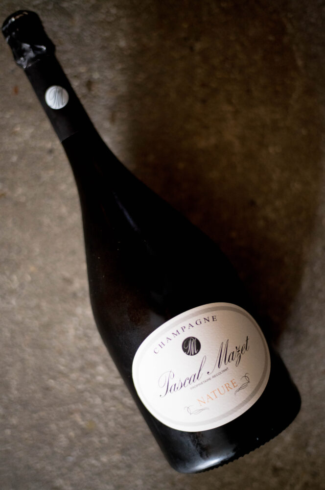 CHAMPAGNE PASCAL MAZET(シャンパーニュ パスカル・マゼ)BRUT NATURE (ブリュット・ナチュール)1er Cru(プルミエ・クリュ)CHAMPAGNE PASCAL MAZET(シャンパーニュ パスカル・マゼ)EXTRABRUT(エクストラ・ブリュット)1er Cru(プルミエ・クリュ)BRAND NOIR(ブランド・ノワール)EXCEPTION(エクセプション)CHAMPAGNE PASCAL MAZET(シャンパーニュ パスカル・マゼ)EXTRABRUT(エクストラ・ブリュット)1er Cru(プルミエ・クリュ)ORIGINEL(オリジネル)しゃんぱーにゅ 正規輸入元ラシーヌ 浅井 担当
東京都千代田区麹町5丁目4番地セタニビル3階
アンボネ地区のグランクリュと、シニ=レ・ローズ地区のプルミエ・クリュなど、計わずか2haのみの自社畑で徹底したビオロジック栽培を敢行する生産者。2013年にビオ認証を得たが、実質的なビオロジック栽培の実施は、そのはるか以前に遡る。栽培農家から自社瓶詰めへの転向は1976年。ピノ・ノワール(樹齢40年以上)、シャルドネ(樹齢50年以上)は、ともに樽発酵、樽熟成。更に、大量のリザーヴワインを、地下セラーの大樽(50hl)に保存しており、複数のヴィンテッジのブレンドによる奥行きと高貴な余韻の妙にも、天賦のアッサンブラージュ・センスが感じられる。二次発酵にはフルーリーが選別したシャンパーニュ酵母「クォーツ」を使用。右顧左眄せずに独自の深みをそなえるシャンパーニュは、現在に生きる伝統ともいうべきもの。価格高騰中のアンボネ産ブドウによるシャンパーニュとしては、例外的に慎ましい価格を維持。グランクリュの畑で真摯にビオロジック栽培を行う数少ない生産者としても、貴重な存在である。
(株)富屋酒店 かぶしきがいしゃ とみやさけてん カブシキガイシャ トミヤサケテン TOMIYA SAKETEN 愛知県名古屋市瑞穂区上坂町1-41-2 地酒屋 豊盃 HOUHAI ほうはい ホーハイ 三浦酒造 MIURASHUZO日高見 ひたかみ ヒタカミ HITAKAMI 平孝酒造 HIRAKOSHUZO 天の戸 アマノト あまのと AMANOTO 浅舞酒造ASAMAISHUZO 飛露喜 HIROKISHUZOHONTEN 廣木酒造本店 HIROK 大那 DAINA ダイナ だいな 菊の里酒造 KIKUNOSATOSHUZO 旭興 KYOKUKO きょくこう キョクコウ 渡邉酒造 WATANABESHUZO 仙禽 SENKIN せんきん センキン(株)せんきん SENKIN鶴齢 カクレイ かくれい KAKUREI 青木酒造 AOKISHUZO謙信 ケンシン けんしん KENSHIN池田屋酒造 IKEDAYASHUZO 白岳仙 HAKUGAKUSEN ハクガクセン はくがくせん 安本酒造 YASUMOTOSHUZO 群馬泉 グンマイズミ ぐんまいずみ 島岡酒造 SHIMAOKASHUZO 喜久醉 きくよい キクヨイKIKUYOI 青島酒造 AOSHIMASHUZO 長珍 ちょうちん チョウチン長珍酒造CHOCHINSHUZO みねたからみりん 峯寳 味醂 一子相伝 ミネタカラ いっしそうでん イッシソウデン 小笠原味醂 OGASAWARA MIRIN
瀧自慢 たきじまん タキジマン 瀧自慢酒造 TAKIZIMANSHUZO 田光 TABIKA 早川酒造 HAYAKAWASHUZO 作 ZAKU ざく ザク 清水清三郎商店 SHIMIZUSEIZABUROSHOTEN 篠峯 櫛羅 しのみね シノミネ くじら クジラ 千代酒造 CHIYOSHUZO 雑賀 さいか サイカ 九重雑賀 KOKONOESAIKA 紀土 鶴梅 無量山 きっど キッド KID ツルウメ つるうめ TURUUME ムリョウザン むりょうざん MURYOZAN 平和酒造 HEIWASHUZO 蒼空 そうくう ソウクウ SÔKÛ 藤岡酒造 HUJIOKASHUZO 宝剣 HOUKEN 宝剣酒造 ほうけんしゅぞう ホウケンシュゾウ HOKENSHUZO 清酒竹鶴 小笹屋竹鶴 せいしゅたけつる セイシュタケツル おささやたけつる オササヤタケツル 竹鶴酒造 TAKETURUSHUZO
石鎚 いしづち イシヅチ 石鎚酒造 ISHIDUCHISHUZO 土佐しらぎく とさしらぎく トサシラギク 仙頭酒造場 せんとうしゅぞうじょう SENDOSHUZOZYO
ブルゴーニュワイン BOURGOGNE ボルドーワイン BORDEAUXカリフォルニアワイン CALIFORNIA シャンパーニュ SHAMPAGNEアルザスワイン ALSACE ドイツワイン WEIN GERMAN WINE 専門店 ライカM11 ズミルックス50 レンズ 代表 上田豊二 きき酒師 焼酎アドバイザー シャンパーニュシュヴァリエ 堀田駅より徒歩10分 熱田神宮駅より徒歩10分
市バス 牛巻より徒歩3分 地下鉄堀田駅より徒歩15分 名古屋高速堀田出口より車で2分 牛巻交差点より徒歩5分 レトロ街並み 瓦屋根 裏道 大通りより二本入る CLASSIC CARクラッシックカー CLASSIC BIKE クラッシックバイク INTERIA インテリア FASHION ファッション MUSIC 音楽 LOVE SAKE SHOP 酒屋
センス クリエイト おたく MANIAマニア MOVIE 映画 CINEMA シネマ 2024年春オープン予定 いいねタウン瑞穂 iiNE マルシェ内 グランクレア瑞穂 いいねタウン瑞穂 愛知県名古屋市瑞穂区宝田町四丁目2番、3番2 春敲町三丁目23番1(地番) 魚太郎 UOTARO MIZUHO うおたろう ウオタロウ なごやみずほてん ナゴヤミズホテン 名古屋瑞穂店 車で1分 徒歩5分 丸明 瑞穂店 MARUAKI MIZUHO マルアキ ミズホテン まるあき みずほてん 徒歩10分 車3分 焼肉 美奈登 ヤキニクミナト やきにくみなと YAKINIKU MINATO 車で2分 徒歩10分 どての品川 DOTENO SHINAGAWA ドテノシナガワ どてのしながわ 車で30秒 徒歩1分昇福亭 SHOHUKUTEI しょうふくてい ショウフクテイ 街中華 マニア 大盛り 個性派 車で5分 徒歩15分 名店 近くにたくさんあり 堀田バンザイ 牛巻バンザイ 名古屋のへそ
CHAMPAGNE PASCAL MAZET(シャンパーニュ パスカル・マゼ)BRUT NATURE(ブリュット・ナチュール)1ER CRU(プルミエ・クリュ)MUGNUM SIZE(1500ml マグナムサイズ)