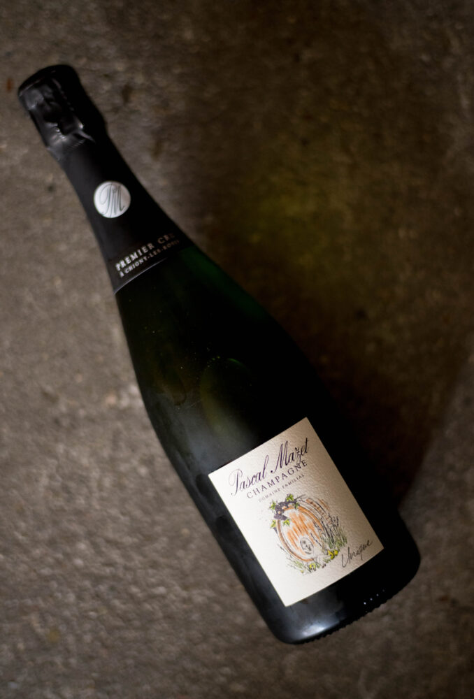 CHAMPAGNE PASCAL MAZET（シャンパーニュ パスカル・マゼ）BRUT NATURE （ブリュット・ナチュール）1er Cru（プルミエ・クリュ）CHAMPAGNE PASCAL MAZET（シャンパーニュ パスカル・マゼ）EXTRABRUT（エクストラ・ブリュット）1er Cru（プルミエ・クリュ）BRAND NOIR（ブランド・ノワール）EXCEPTION（エクセプション）CHAMPAGNE PASCAL MAZET（シャンパーニュ パスカル・マゼ）EXTRABRUT（エクストラ・ブリュット）1er Cru（プルミエ・クリュ）ORIGINEL（オリジネル）しゃんぱーにゅ　正規輸入元ラシーヌ　浅井　担当
東京都千代田区麹町5丁目4番地セタニビル3階
アンボネ地区のグランクリュと、シニ＝レ・ローズ地区のプルミエ・クリュなど、計わずか2ｈａのみの自社畑で徹底したビオロジック栽培を敢行する生産者。2013年にビオ認証を得たが、実質的なビオロジック栽培の実施は、そのはるか以前に遡る。栽培農家から自社瓶詰めへの転向は1976年。ピノ・ノワール（樹齢40年以上）、シャルドネ（樹齢50年以上）は、ともに樽発酵、樽熟成。更に、大量のリザーヴワインを、地下セラーの大樽（50ｈｌ）に保存しており、複数のヴィンテッジのブレンドによる奥行きと高貴な余韻の妙にも、天賦のアッサンブラージュ・センスが感じられる。二次発酵にはフルーリーが選別したシャンパーニュ酵母「クォーツ」を使用。右顧左眄せずに独自の深みをそなえるシャンパーニュは、現在に生きる伝統ともいうべきもの。価格高騰中のアンボネ産ブドウによるシャンパーニュとしては、例外的に慎ましい価格を維持。グランクリュの畑で真摯にビオロジック栽培を行う数少ない生産者としても、貴重な存在である。
（株）富屋酒店 かぶしきがいしゃ とみやさけてん カブシキガイシャ　トミヤサケテン TOMIYA SAKETEN 　愛知県名古屋市瑞穂区上坂町1-41-2　地酒屋　豊盃　HOUHAI ほうはい　ホーハイ　三浦酒造  MIURASHUZO日高見　ひたかみ　ヒタカミ HITAKAMI  平孝酒造　HIRAKOSHUZO 天の戸 アマノト　あまのと　AMANOTO　浅舞酒造ASAMAISHUZO　飛露喜 HIROKISHUZOHONTEN　廣木酒造本店　HIROK　大那 DAINA　ダイナ　だいな　菊の里酒造　KIKUNOSATOSHUZO　旭興　KYOKUKO　きょくこう　キョクコウ　渡邉酒造　WATANABESHUZO　仙禽 SENKIN　せんきん　センキン（株）せんきん SENKIN鶴齢　カクレイ　かくれい KAKUREI　青木酒造　AOKISHUZO謙信 ケンシン　けんしん KENSHIN池田屋酒造 IKEDAYASHUZO 白岳仙 HAKUGAKUSEN　ハクガクセン　はくがくせん　安本酒造 YASUMOTOSHUZO 群馬泉 グンマイズミ　ぐんまいずみ 島岡酒造 SHIMAOKASHUZO  喜久醉 きくよい キクヨイKIKUYOI 青島酒造 AOSHIMASHUZO 長珍 ちょうちん　チョウチン長珍酒造CHOCHINSHUZO　みねたからみりん　峯寳 味醂　一子相伝 ミネタカラ　いっしそうでん　イッシソウデン　小笠原味醂 OGASAWARA MIRIN

瀧自慢　たきじまん　タキジマン　瀧自慢酒造　TAKIZIMANSHUZO　田光　TABIKA 早川酒造  HAYAKAWASHUZO　作　ZAKU ざく ザク 清水清三郎商店 SHIMIZUSEIZABUROSHOTEN  篠峯　櫛羅　しのみね　シノミネ　くじら　クジラ　千代酒造　CHIYOSHUZO　雑賀　さいか　サイカ　九重雑賀  KOKONOESAIKA　紀土　鶴梅　無量山　きっど　キッド　KID 　ツルウメ　つるうめ　TURUUME　ムリョウザン　むりょうざん　MURYOZAN　平和酒造　HEIWASHUZO　蒼空　そうくう　ソウクウ　SÔKÛ　藤岡酒造　HUJIOKASHUZO 　宝剣　HOUKEN  宝剣酒造　ほうけんしゅぞう　ホウケンシュゾウ　HOKENSHUZO　清酒竹鶴　小笹屋竹鶴　せいしゅたけつる　セイシュタケツル　おささやたけつる　オササヤタケツル　竹鶴酒造　TAKETURUSHUZO
石鎚　いしづち　イシヅチ　石鎚酒造　ISHIDUCHISHUZO　土佐しらぎく　とさしらぎく　トサシラギク　仙頭酒造場　せんとうしゅぞうじょう　SENDOSHUZOZYO
　
 ブルゴーニュワイン　BOURGOGNE  ボルドーワイン　BORDEAUXカリフォルニアワイン CALIFORNIA  シャンパーニュ  SHAMPAGNEアルザスワイン ALSACE ドイツワイン WEIN GERMAN WINE 専門店　ライカM11　ズミルックス50　レンズ　代表　上田豊二　　きき酒師　焼酎アドバイザー　シャンパーニュシュヴァリエ　堀田駅より徒歩10分　熱田神宮駅より徒歩10分
市バス　牛巻より徒歩３分　地下鉄堀田駅より徒歩１５分　名古屋高速堀田出口より車で２分　牛巻交差点より徒歩５分　レトロ街並み　瓦屋根　裏道　大通りより二本入る　CLASSIC CARクラッシックカー CLASSIC BIKE　クラッシックバイク INTERIA　インテリア　　FASHION　ファッション　MUSIC　音楽　LOVE　SAKE SHOP　酒屋
センス　クリエイト　おたく　　MANIAマニア MOVIE　映画　CINEMA シネマ　2024年春オープン予定 いいねタウン瑞穂 iiNE マルシェ内　グランクレア瑞穂 いいねタウン瑞穂  愛知県名古屋市瑞穂区宝田町四丁目2番、3番2　春敲町三丁目23番1（地番） 魚太郎　UOTARO MIZUHO うおたろう　ウオタロウ　なごやみずほてん　ナゴヤミズホテン　 名古屋瑞穂店  車で1分　徒歩5分　丸明 瑞穂店  MARUAKI MIZUHO　マルアキ ミズホテン　まるあき みずほてん　 徒歩10分　車3分　焼肉 美奈登  ヤキニクミナト　やきにくみなと YAKINIKU MINATO 車で2分　徒歩10分  どての品川　DOTENO SHINAGAWA　ドテノシナガワ　どてのしながわ　車で30秒　徒歩1分昇福亭　SHOHUKUTEI しょうふくてい　ショウフクテイ 街中華　マニア　大盛り　個性派  車で5分　徒歩15分  名店 近くにたくさんあり　堀田バンザイ　牛巻バンザイ　名古屋のへそ
CHAMPAGNE PASCAL MAZET（シャンパーニュ パスカル・マゼ）BRUT NATURE（ブリュット・ナチュール）1ER CRU（プルミエ・クリュ）MUGNUM SIZE（1500ml マグナムサイズ）
CHAMPAGNE PASCAL MAZET（シャンパーニュ パスカル・マゼ）BRUT UNIQUE（ブリュット・ユニーク）1ER CRU（プルミエ・クリュ）MUGNUM SIZE（1500ml マグナムサイズ）
CHAMPAGNE PASCAL MAZET（シャンパーニュ パスカル・マゼ）BRUT UNIQUE（ブリュット・ユニーク）1ER CRU（プルミエ・クリュ）750ml（フルボトルサイズ）

