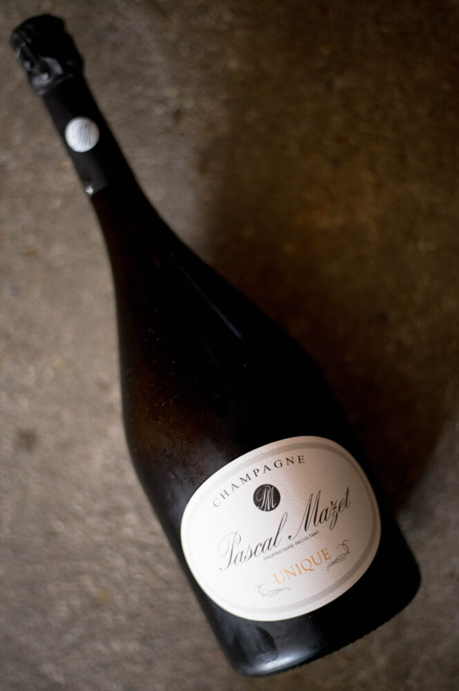 CHAMPAGNE PASCAL MAZET(シャンパーニュ パスカル・マゼ)BRUT NATURE (ブリュット・ナチュール)1er Cru(プルミエ・クリュ)CHAMPAGNE PASCAL MAZET(シャンパーニュ パスカル・マゼ)EXTRABRUT(エクストラ・ブリュット)1er Cru(プルミエ・クリュ)BRAND NOIR(ブランド・ノワール)EXCEPTION(エクセプション)CHAMPAGNE PASCAL MAZET(シャンパーニュ パスカル・マゼ)EXTRABRUT(エクストラ・ブリュット)1er Cru(プルミエ・クリュ)ORIGINEL(オリジネル)しゃんぱーにゅ 正規輸入元ラシーヌ 浅井 担当
東京都千代田区麹町5丁目4番地セタニビル3階
アンボネ地区のグランクリュと、シニ=レ・ローズ地区のプルミエ・クリュなど、計わずか2haのみの自社畑で徹底したビオロジック栽培を敢行する生産者。2013年にビオ認証を得たが、実質的なビオロジック栽培の実施は、そのはるか以前に遡る。栽培農家から自社瓶詰めへの転向は1976年。ピノ・ノワール(樹齢40年以上)、シャルドネ(樹齢50年以上)は、ともに樽発酵、樽熟成。更に、大量のリザーヴワインを、地下セラーの大樽(50hl)に保存しており、複数のヴィンテッジのブレンドによる奥行きと高貴な余韻の妙にも、天賦のアッサンブラージュ・センスが感じられる。二次発酵にはフルーリーが選別したシャンパーニュ酵母「クォーツ」を使用。右顧左眄せずに独自の深みをそなえるシャンパーニュは、現在に生きる伝統ともいうべきもの。価格高騰中のアンボネ産ブドウによるシャンパーニュとしては、例外的に慎ましい価格を維持。グランクリュの畑で真摯にビオロジック栽培を行う数少ない生産者としても、貴重な存在である。
(株)富屋酒店 かぶしきがいしゃ とみやさけてん カブシキガイシャ トミヤサケテン TOMIYA SAKETEN 愛知県名古屋市瑞穂区上坂町1-41-2 地酒屋 豊盃 HOUHAI ほうはい ホーハイ 三浦酒造 MIURASHUZO日高見 ひたかみ ヒタカミ HITAKAMI 平孝酒造 HIRAKOSHUZO 天の戸 アマノト あまのと AMANOTO 浅舞酒造ASAMAISHUZO 飛露喜 HIROKISHUZOHONTEN 廣木酒造本店 HIROK 大那 DAINA ダイナ だいな 菊の里酒造 KIKUNOSATOSHUZO 旭興 KYOKUKO きょくこう キョクコウ 渡邉酒造 WATANABESHUZO 仙禽 SENKIN せんきん センキン(株)せんきん SENKIN鶴齢 カクレイ かくれい KAKUREI 青木酒造 AOKISHUZO謙信 ケンシン けんしん KENSHIN池田屋酒造 IKEDAYASHUZO 白岳仙 HAKUGAKUSEN ハクガクセン はくがくせん 安本酒造 YASUMOTOSHUZO 群馬泉 グンマイズミ ぐんまいずみ 島岡酒造 SHIMAOKASHUZO 喜久醉 きくよい キクヨイKIKUYOI 青島酒造 AOSHIMASHUZO 長珍 ちょうちん チョウチン長珍酒造CHOCHINSHUZO みねたからみりん 峯寳 味醂 一子相伝 ミネタカラ いっしそうでん イッシソウデン 小笠原味醂 OGASAWARA MIRIN
瀧自慢 たきじまん タキジマン 瀧自慢酒造 TAKIZIMANSHUZO 田光 TABIKA 早川酒造 HAYAKAWASHUZO 作 ZAKU ざく ザク 清水清三郎商店 SHIMIZUSEIZABUROSHOTEN 篠峯 櫛羅 しのみね シノミネ くじら クジラ 千代酒造 CHIYOSHUZO 雑賀 さいか サイカ 九重雑賀 KOKONOESAIKA 紀土 鶴梅 無量山 きっど キッド KID ツルウメ つるうめ TURUUME ムリョウザン むりょうざん MURYOZAN 平和酒造 HEIWASHUZO 蒼空 そうくう ソウクウ SÔKÛ 藤岡酒造 HUJIOKASHUZO 宝剣 HOUKEN 宝剣酒造 ほうけんしゅぞう ホウケンシュゾウ HOKENSHUZO 清酒竹鶴 小笹屋竹鶴 せいしゅたけつる セイシュタケツル おささやたけつる オササヤタケツル 竹鶴酒造 TAKETURUSHUZO
石鎚 いしづち イシヅチ 石鎚酒造 ISHIDUCHISHUZO 土佐しらぎく とさしらぎく トサシラギク 仙頭酒造場 せんとうしゅぞうじょう SENDOSHUZOZYO
ブルゴーニュワイン BOURGOGNE ボルドーワイン BORDEAUXカリフォルニアワイン CALIFORNIA シャンパーニュ SHAMPAGNEアルザスワイン ALSACE ドイツワイン WEIN GERMAN WINE 専門店 ライカM11 ズミルックス50 レンズ 代表 上田豊二 きき酒師 焼酎アドバイザー シャンパーニュシュヴァリエ 堀田駅より徒歩10分 熱田神宮駅より徒歩10分
市バス 牛巻より徒歩3分 地下鉄堀田駅より徒歩15分 名古屋高速堀田出口より車で2分 牛巻交差点より徒歩5分 レトロ街並み 瓦屋根 裏道 大通りより二本入る CLASSIC CARクラッシックカー CLASSIC BIKE クラッシックバイク INTERIA インテリア FASHION ファッション MUSIC 音楽 LOVE SAKE SHOP 酒屋
センス クリエイト おたく MANIAマニア MOVIE 映画 CINEMA シネマ 2024年春オープン予定 いいねタウン瑞穂 iiNE マルシェ内 グランクレア瑞穂 いいねタウン瑞穂 愛知県名古屋市瑞穂区宝田町四丁目2番、3番2 春敲町三丁目23番1(地番) 魚太郎 UOTARO MIZUHO うおたろう ウオタロウ なごやみずほてん ナゴヤミズホテン 名古屋瑞穂店 車で1分 徒歩5分 丸明 瑞穂店 MARUAKI MIZUHO マルアキ ミズホテン まるあき みずほてん 徒歩10分 車3分 焼肉 美奈登 ヤキニクミナト やきにくみなと YAKINIKU MINATO 車で2分 徒歩10分 どての品川 DOTENO SHINAGAWA ドテノシナガワ どてのしながわ 車で30秒 徒歩1分昇福亭 SHOHUKUTEI しょうふくてい ショウフクテイ 街中華 マニア 大盛り 個性派 車で5分 徒歩15分 名店 近くにたくさんあり 堀田バンザイ 牛巻バンザイ 名古屋のへそ
CHAMPAGNE PASCAL MAZET(シャンパーニュ パスカル・マゼ)BRUT NATURE(ブリュット・ナチュール)1ER CRU(プルミエ・クリュ)MUGNUM SIZE(1500ml マグナムサイズ)
CHAMPAGNE PASCAL MAZET(シャンパーニュ パスカル・マゼ)BRUT UNIQUE(ブリュット・ユニーク)1ER CRU(プルミエ・クリュ)MUGNUM SIZE(1500ml マグナムサイズ)