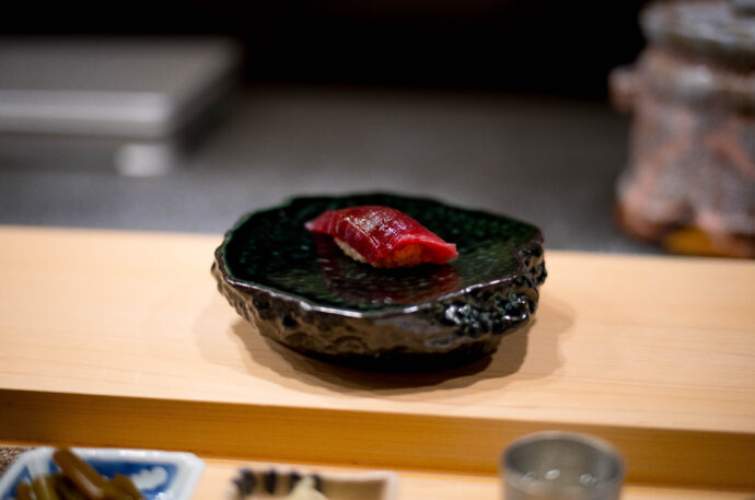 浜源 寿司 鮨 はまげん ハマゲン HAMAGEN SUSHI GOKISO SHOWAKU JAPAN AICHI NAGOYA  愛知県名古屋市昭和区南分町1-28  （株）富屋酒店 かぶしきがいしゃ とみやさけてん カブシキガイシャ　トミヤサケテン TOMIYA SAKETEN 　愛知県名古屋市瑞穂区上坂町1-41-2　地酒屋　豊盃　HOUHAI ほうはい　ホーハイ　三浦酒造  MIURASHUZO日高見　ひたかみ　ヒタカミ HITAKAMI  平孝酒造　HIRAKOSHUZO 天の戸 アマノト　あまのと　AMANOTO　浅舞酒造ASAMAISHUZO　飛露喜 HIROKISHUZOHONTEN　廣木酒造本店　HIROK　大那 DAINA　ダイナ　だいな　菊の里酒造　KIKUNOSATOSHUZO　旭興　KYOKUKO　きょくこう　キョクコウ　渡邉酒造　WATANABESHUZO　仙禽 SENKIN　せんきん　センキン（株）せんきん SENKIN鶴齢　カクレイ　かくれい KAKUREI　青木酒造　AOKISHUZO謙信 ケンシン　けんしん KENSHIN池田屋酒造 IKEDAYASHUZO 白岳仙 HAKUGAKUSEN　ハクガクセン　はくがくせん　安本酒造 YASUMOTOSHUZO 群馬泉 グンマイズミ　ぐんまいずみ 島岡酒造 SHIMAOKASHUZO  喜久醉 きくよい キクヨイKIKUYOI 青島酒造 AOSHIMASHUZO 長珍 ちょうちん　チョウチン長珍酒造CHOCHINSHUZO　みねたからみりん　峯寳 味醂　一子相伝 ミネタカラ　いっしそうでん　イッシソウデン　小笠原味醂 OGASAWARA MIRIN

瀧自慢　たきじまん　タキジマン　瀧自慢酒造　TAKIZIMANSHUZO　田光　TABIKA 早川酒造  HAYAKAWASHUZO　作　ZAKU ざく ザク 清水清三郎商店 SHIMIZUSEIZABUROSHOTEN  篠峯　櫛羅　しのみね　シノミネ　くじら　クジラ　千代酒造　CHIYOSHUZO　雑賀　さいか　サイカ　九重雑賀  KOKONOESAIKA　紀土　鶴梅　無量山　きっど　キッド　KID 　ツルウメ　つるうめ　TURUUME　ムリョウザン　むりょうざん　MURYOZAN　平和酒造　HEIWASHUZO　蒼空　そうくう　ソウクウ　SÔKÛ　藤岡酒造　HUJIOKASHUZO 　宝剣　HOUKEN  宝剣酒造　ほうけんしゅぞう　ホウケンシュゾウ　HOKENSHUZO　清酒竹鶴　小笹屋竹鶴　せいしゅたけつる　セイシュタケツル　おささやたけつる　オササヤタケツル　竹鶴酒造　TAKETURUSHUZO
石鎚　いしづち　イシヅチ　石鎚酒造　ISHIDUCHISHUZO　土佐しらぎく　とさしらぎく　トサシラギク　仙頭酒造場　せんとうしゅぞうじょう　SENDOSHUZOZYO
　
 ブルゴーニュワイン　BOURGOGNE  ボルドーワイン　BORDEAUXカリフォルニアワイン CALIFORNIA  シャンパーニュ  SHAMPAGNEアルザスワイン ALSACE ドイツワイン WEIN GERMAN WINE 専門店　ライカM11　ズミルックス50　レンズ　代表　上田豊二　　きき酒師　焼酎アドバイザー　シャンパーニュシュヴァリエ　堀田駅より徒歩10分　熱田神宮駅より徒歩10分
市バス　牛巻より徒歩３分　地下鉄堀田駅より徒歩１５分　名古屋高速堀田出口より車で２分　牛巻交差点より徒歩５分　レトロ街並み　瓦屋根　裏道　大通りより二本入る　CLASSIC CARクラッシックカー CLASSIC BIKE　クラッシックバイク INTERIA　インテリア　　FASHION　ファッション　MUSIC　音楽　LOVE　SAKE SHOP　酒屋
センス　クリエイト　おたく　　MANIAマニア MOVIE　映画　CINEMA シネマ　2024年春オープン予定 いいねタウン瑞穂 iiNE マルシェ内　グランクレア瑞穂 いいねタウン瑞穂  愛知県名古屋市瑞穂区宝田町四丁目2番、3番2　春敲町三丁目23番1（地番） 魚太郎　UOTARO MIZUHO うおたろう　ウオタロウ　なごやみずほてん　ナゴヤミズホテン　 名古屋瑞穂店  車で1分　徒歩5分　丸明 瑞穂店  MARUAKI MIZUHO　マルアキ ミズホテン　まるあき みずほてん　 徒歩10分　車3分　焼肉 美奈登  ヤキニクミナト　やきにくみなと YAKINIKU MINATO 車で2分　徒歩10分  どての品川　DOTENO SHINAGAWA　ドテノシナガワ　どてのしながわ　車で30秒　徒歩1分昇福亭　SHOHUKUTEI しょうふくてい　ショウフクテイ 街中華　マニア　大盛り　個性派  車で5分　徒歩15分  名店 近くにたくさんあり　堀田バンザイ　牛巻バンザイ　名古屋のへそ

