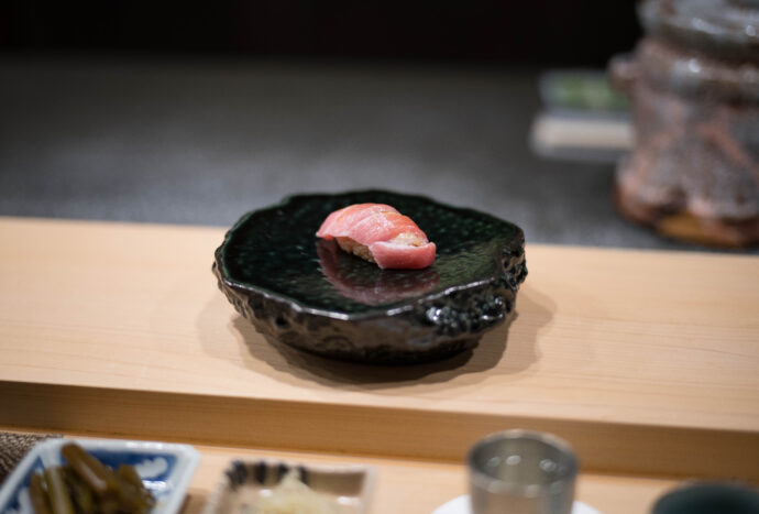 浜源 寿司 鮨 はまげん ハマゲン HAMAGEN SUSHI GOKISO SHOWAKU JAPAN AICHI NAGOYA  愛知県名古屋市昭和区南分町1-28  （株）富屋酒店 かぶしきがいしゃ とみやさけてん カブシキガイシャ　トミヤサケテン TOMIYA SAKETEN 　愛知県名古屋市瑞穂区上坂町1-41-2　地酒屋　豊盃　HOUHAI ほうはい　ホーハイ　三浦酒造  MIURASHUZO日高見　ひたかみ　ヒタカミ HITAKAMI  平孝酒造　HIRAKOSHUZO 天の戸 アマノト　あまのと　AMANOTO　浅舞酒造ASAMAISHUZO　飛露喜 HIROKISHUZOHONTEN　廣木酒造本店　HIROK　大那 DAINA　ダイナ　だいな　菊の里酒造　KIKUNOSATOSHUZO　旭興　KYOKUKO　きょくこう　キョクコウ　渡邉酒造　WATANABESHUZO　仙禽 SENKIN　せんきん　センキン（株）せんきん SENKIN鶴齢　カクレイ　かくれい KAKUREI　青木酒造　AOKISHUZO謙信 ケンシン　けんしん KENSHIN池田屋酒造 IKEDAYASHUZO 白岳仙 HAKUGAKUSEN　ハクガクセン　はくがくせん　安本酒造 YASUMOTOSHUZO 群馬泉 グンマイズミ　ぐんまいずみ 島岡酒造 SHIMAOKASHUZO  喜久醉 きくよい キクヨイKIKUYOI 青島酒造 AOSHIMASHUZO 長珍 ちょうちん　チョウチン長珍酒造CHOCHINSHUZO　みねたからみりん　峯寳 味醂　一子相伝 ミネタカラ　いっしそうでん　イッシソウデン　小笠原味醂 OGASAWARA MIRIN

瀧自慢　たきじまん　タキジマン　瀧自慢酒造　TAKIZIMANSHUZO　田光　TABIKA 早川酒造  HAYAKAWASHUZO　作　ZAKU ざく ザク 清水清三郎商店 SHIMIZUSEIZABUROSHOTEN  篠峯　櫛羅　しのみね　シノミネ　くじら　クジラ　千代酒造　CHIYOSHUZO　雑賀　さいか　サイカ　九重雑賀  KOKONOESAIKA　紀土　鶴梅　無量山　きっど　キッド　KID 　ツルウメ　つるうめ　TURUUME　ムリョウザン　むりょうざん　MURYOZAN　平和酒造　HEIWASHUZO　蒼空　そうくう　ソウクウ　SÔKÛ　藤岡酒造　HUJIOKASHUZO 　宝剣　HOUKEN  宝剣酒造　ほうけんしゅぞう　ホウケンシュゾウ　HOKENSHUZO　清酒竹鶴　小笹屋竹鶴　せいしゅたけつる　セイシュタケツル　おささやたけつる　オササヤタケツル　竹鶴酒造　TAKETURUSHUZO
石鎚　いしづち　イシヅチ　石鎚酒造　ISHIDUCHISHUZO　土佐しらぎく　とさしらぎく　トサシラギク　仙頭酒造場　せんとうしゅぞうじょう　SENDOSHUZOZYO
　
 ブルゴーニュワイン　BOURGOGNE  ボルドーワイン　BORDEAUXカリフォルニアワイン CALIFORNIA  シャンパーニュ  SHAMPAGNEアルザスワイン ALSACE ドイツワイン WEIN GERMAN WINE 専門店　ライカM11　ズミルックス50　レンズ　代表　上田豊二　　きき酒師　焼酎アドバイザー　シャンパーニュシュヴァリエ　堀田駅より徒歩10分　熱田神宮駅より徒歩10分
市バス　牛巻より徒歩３分　地下鉄堀田駅より徒歩１５分　名古屋高速堀田出口より車で２分　牛巻交差点より徒歩５分　レトロ街並み　瓦屋根　裏道　大通りより二本入る　CLASSIC CARクラッシックカー CLASSIC BIKE　クラッシックバイク INTERIA　インテリア　　FASHION　ファッション　MUSIC　音楽　LOVE　SAKE SHOP　酒屋
センス　クリエイト　おたく　　MANIAマニア MOVIE　映画　CINEMA シネマ　2024年春オープン予定 いいねタウン瑞穂 iiNE マルシェ内　グランクレア瑞穂 いいねタウン瑞穂  愛知県名古屋市瑞穂区宝田町四丁目2番、3番2　春敲町三丁目23番1（地番） 魚太郎　UOTARO MIZUHO うおたろう　ウオタロウ　なごやみずほてん　ナゴヤミズホテン　 名古屋瑞穂店  車で1分　徒歩5分　丸明 瑞穂店  MARUAKI MIZUHO　マルアキ ミズホテン　まるあき みずほてん　 徒歩10分　車3分　焼肉 美奈登  ヤキニクミナト　やきにくみなと YAKINIKU MINATO 車で2分　徒歩10分  どての品川　DOTENO SHINAGAWA　ドテノシナガワ　どてのしながわ　車で30秒　徒歩1分昇福亭　SHOHUKUTEI しょうふくてい　ショウフクテイ 街中華　マニア　大盛り　個性派  車で5分　徒歩15分  名店 近くにたくさんあり　堀田バンザイ　牛巻バンザイ　名古屋のへそ

