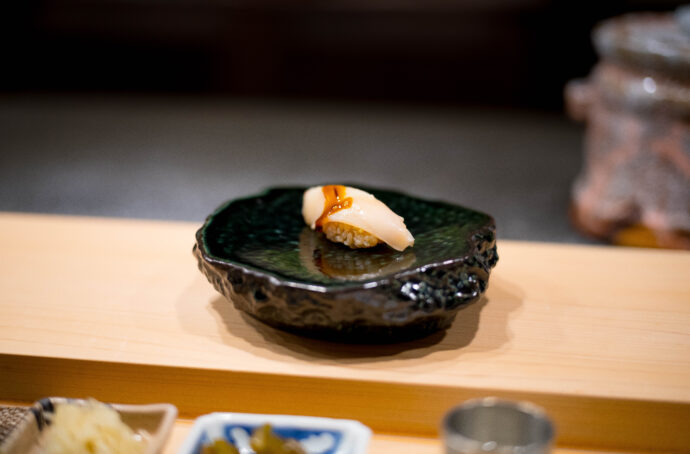 浜源 寿司 鮨 はまげん ハマゲン HAMAGEN SUSHI GOKISO SHOWAKU JAPAN AICHI NAGOYA  愛知県名古屋市昭和区南分町1-28  （株）富屋酒店 かぶしきがいしゃ とみやさけてん カブシキガイシャ　トミヤサケテン TOMIYA SAKETEN 　愛知県名古屋市瑞穂区上坂町1-41-2　地酒屋　豊盃　HOUHAI ほうはい　ホーハイ　三浦酒造  MIURASHUZO日高見　ひたかみ　ヒタカミ HITAKAMI  平孝酒造　HIRAKOSHUZO 天の戸 アマノト　あまのと　AMANOTO　浅舞酒造ASAMAISHUZO　飛露喜 HIROKISHUZOHONTEN　廣木酒造本店　HIROK　大那 DAINA　ダイナ　だいな　菊の里酒造　KIKUNOSATOSHUZO　旭興　KYOKUKO　きょくこう　キョクコウ　渡邉酒造　WATANABESHUZO　仙禽 SENKIN　せんきん　センキン（株）せんきん SENKIN鶴齢　カクレイ　かくれい KAKUREI　青木酒造　AOKISHUZO謙信 ケンシン　けんしん KENSHIN池田屋酒造 IKEDAYASHUZO 白岳仙 HAKUGAKUSEN　ハクガクセン　はくがくせん　安本酒造 YASUMOTOSHUZO 群馬泉 グンマイズミ　ぐんまいずみ 島岡酒造 SHIMAOKASHUZO  喜久醉 きくよい キクヨイKIKUYOI 青島酒造 AOSHIMASHUZO 長珍 ちょうちん　チョウチン長珍酒造CHOCHINSHUZO　みねたからみりん　峯寳 味醂　一子相伝 ミネタカラ　いっしそうでん　イッシソウデン　小笠原味醂 OGASAWARA MIRIN

瀧自慢　たきじまん　タキジマン　瀧自慢酒造　TAKIZIMANSHUZO　田光　TABIKA 早川酒造  HAYAKAWASHUZO　作　ZAKU ざく ザク 清水清三郎商店 SHIMIZUSEIZABUROSHOTEN  篠峯　櫛羅　しのみね　シノミネ　くじら　クジラ　千代酒造　CHIYOSHUZO　雑賀　さいか　サイカ　九重雑賀  KOKONOESAIKA　紀土　鶴梅　無量山　きっど　キッド　KID 　ツルウメ　つるうめ　TURUUME　ムリョウザン　むりょうざん　MURYOZAN　平和酒造　HEIWASHUZO　蒼空　そうくう　ソウクウ　SÔKÛ　藤岡酒造　HUJIOKASHUZO 　宝剣　HOUKEN  宝剣酒造　ほうけんしゅぞう　ホウケンシュゾウ　HOKENSHUZO　清酒竹鶴　小笹屋竹鶴　せいしゅたけつる　セイシュタケツル　おささやたけつる　オササヤタケツル　竹鶴酒造　TAKETURUSHUZO
石鎚　いしづち　イシヅチ　石鎚酒造　ISHIDUCHISHUZO　土佐しらぎく　とさしらぎく　トサシラギク　仙頭酒造場　せんとうしゅぞうじょう　SENDOSHUZOZYO
　
 ブルゴーニュワイン　BOURGOGNE  ボルドーワイン　BORDEAUXカリフォルニアワイン CALIFORNIA  シャンパーニュ  SHAMPAGNEアルザスワイン ALSACE ドイツワイン WEIN GERMAN WINE 専門店　ライカM11　ズミルックス50　レンズ　代表　上田豊二　　きき酒師　焼酎アドバイザー　シャンパーニュシュヴァリエ　堀田駅より徒歩10分　熱田神宮駅より徒歩10分
市バス　牛巻より徒歩３分　地下鉄堀田駅より徒歩１５分　名古屋高速堀田出口より車で２分　牛巻交差点より徒歩５分　レトロ街並み　瓦屋根　裏道　大通りより二本入る　CLASSIC CARクラッシックカー CLASSIC BIKE　クラッシックバイク INTERIA　インテリア　　FASHION　ファッション　MUSIC　音楽　LOVE　SAKE SHOP　酒屋
センス　クリエイト　おたく　　MANIAマニア MOVIE　映画　CINEMA シネマ　2024年春オープン予定 いいねタウン瑞穂 iiNE マルシェ内　グランクレア瑞穂 いいねタウン瑞穂  愛知県名古屋市瑞穂区宝田町四丁目2番、3番2　春敲町三丁目23番1（地番） 魚太郎　UOTARO MIZUHO うおたろう　ウオタロウ　なごやみずほてん　ナゴヤミズホテン　 名古屋瑞穂店  車で1分　徒歩5分　丸明 瑞穂店  MARUAKI MIZUHO　マルアキ ミズホテン　まるあき みずほてん　 徒歩10分　車3分　焼肉 美奈登  ヤキニクミナト　やきにくみなと YAKINIKU MINATO 車で2分　徒歩10分  どての品川　DOTENO SHINAGAWA　ドテノシナガワ　どてのしながわ　車で30秒　徒歩1分昇福亭　SHOHUKUTEI しょうふくてい　ショウフクテイ 街中華　マニア　大盛り　個性派  車で5分　徒歩15分  名店 近くにたくさんあり　堀田バンザイ　牛巻バンザイ　名古屋のへそ

