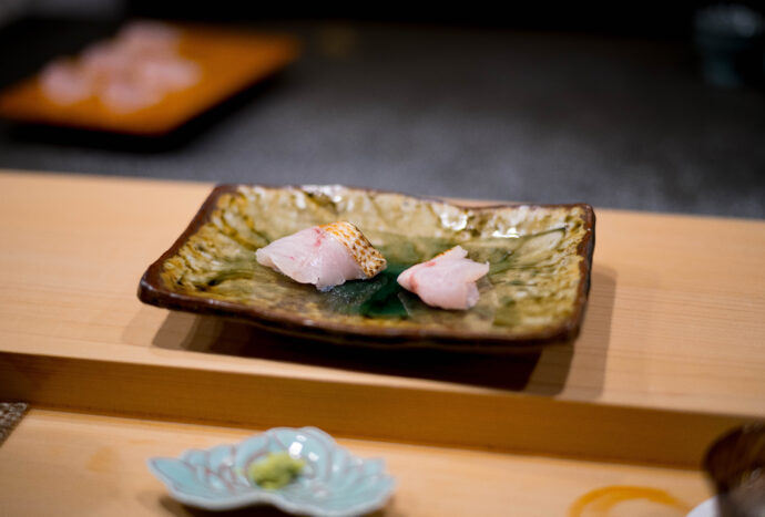 浜源 寿司 鮨 はまげん ハマゲン HAMAGEN SUSHI GOKISO SHOWAKU JAPAN AICHI NAGOYA  愛知県名古屋市昭和区南分町1-28  （株）富屋酒店 かぶしきがいしゃ とみやさけてん カブシキガイシャ　トミヤサケテン TOMIYA SAKETEN 　愛知県名古屋市瑞穂区上坂町1-41-2　地酒屋　豊盃　HOUHAI ほうはい　ホーハイ　三浦酒造  MIURASHUZO日高見　ひたかみ　ヒタカミ HITAKAMI  平孝酒造　HIRAKOSHUZO 天の戸 アマノト　あまのと　AMANOTO　浅舞酒造ASAMAISHUZO　飛露喜 HIROKISHUZOHONTEN　廣木酒造本店　HIROK　大那 DAINA　ダイナ　だいな　菊の里酒造　KIKUNOSATOSHUZO　旭興　KYOKUKO　きょくこう　キョクコウ　渡邉酒造　WATANABESHUZO　仙禽 SENKIN　せんきん　センキン（株）せんきん SENKIN鶴齢　カクレイ　かくれい KAKUREI　青木酒造　AOKISHUZO謙信 ケンシン　けんしん KENSHIN池田屋酒造 IKEDAYASHUZO 白岳仙 HAKUGAKUSEN　ハクガクセン　はくがくせん　安本酒造 YASUMOTOSHUZO 群馬泉 グンマイズミ　ぐんまいずみ 島岡酒造 SHIMAOKASHUZO  喜久醉 きくよい キクヨイKIKUYOI 青島酒造 AOSHIMASHUZO 長珍 ちょうちん　チョウチン長珍酒造CHOCHINSHUZO　みねたからみりん　峯寳 味醂　一子相伝 ミネタカラ　いっしそうでん　イッシソウデン　小笠原味醂 OGASAWARA MIRIN

瀧自慢　たきじまん　タキジマン　瀧自慢酒造　TAKIZIMANSHUZO　田光　TABIKA 早川酒造  HAYAKAWASHUZO　作　ZAKU ざく ザク 清水清三郎商店 SHIMIZUSEIZABUROSHOTEN  篠峯　櫛羅　しのみね　シノミネ　くじら　クジラ　千代酒造　CHIYOSHUZO　雑賀　さいか　サイカ　九重雑賀  KOKONOESAIKA　紀土　鶴梅　無量山　きっど　キッド　KID 　ツルウメ　つるうめ　TURUUME　ムリョウザン　むりょうざん　MURYOZAN　平和酒造　HEIWASHUZO　蒼空　そうくう　ソウクウ　SÔKÛ　藤岡酒造　HUJIOKASHUZO 　宝剣　HOUKEN  宝剣酒造　ほうけんしゅぞう　ホウケンシュゾウ　HOKENSHUZO　清酒竹鶴　小笹屋竹鶴　せいしゅたけつる　セイシュタケツル　おささやたけつる　オササヤタケツル　竹鶴酒造　TAKETURUSHUZO
石鎚　いしづち　イシヅチ　石鎚酒造　ISHIDUCHISHUZO　土佐しらぎく　とさしらぎく　トサシラギク　仙頭酒造場　せんとうしゅぞうじょう　SENDOSHUZOZYO
　
 ブルゴーニュワイン　BOURGOGNE  ボルドーワイン　BORDEAUXカリフォルニアワイン CALIFORNIA  シャンパーニュ  SHAMPAGNEアルザスワイン ALSACE ドイツワイン WEIN GERMAN WINE 専門店　ライカM11　ズミルックス50　レンズ　代表　上田豊二　　きき酒師　焼酎アドバイザー　シャンパーニュシュヴァリエ　堀田駅より徒歩10分　熱田神宮駅より徒歩10分
市バス　牛巻より徒歩３分　地下鉄堀田駅より徒歩１５分　名古屋高速堀田出口より車で２分　牛巻交差点より徒歩５分　レトロ街並み　瓦屋根　裏道　大通りより二本入る　CLASSIC CARクラッシックカー CLASSIC BIKE　クラッシックバイク INTERIA　インテリア　　FASHION　ファッション　MUSIC　音楽　LOVE　SAKE SHOP　酒屋
センス　クリエイト　おたく　　MANIAマニア MOVIE　映画　CINEMA シネマ　2024年春オープン予定 いいねタウン瑞穂 iiNE マルシェ内　グランクレア瑞穂 いいねタウン瑞穂  愛知県名古屋市瑞穂区宝田町四丁目2番、3番2　春敲町三丁目23番1（地番） 魚太郎　UOTARO MIZUHO うおたろう　ウオタロウ　なごやみずほてん　ナゴヤミズホテン　 名古屋瑞穂店  車で1分　徒歩5分　丸明 瑞穂店  MARUAKI MIZUHO　マルアキ ミズホテン　まるあき みずほてん　 徒歩10分　車3分　焼肉 美奈登  ヤキニクミナト　やきにくみなと YAKINIKU MINATO 車で2分　徒歩10分  どての品川　DOTENO SHINAGAWA　ドテノシナガワ　どてのしながわ　車で30秒　徒歩1分昇福亭　SHOHUKUTEI しょうふくてい　ショウフクテイ 街中華　マニア　大盛り　個性派  車で5分　徒歩15分  名店 近くにたくさんあり　堀田バンザイ　牛巻バンザイ　名古屋のへそ

