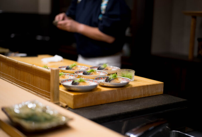 浜源 寿司 鮨 はまげん ハマゲン HAMAGEN SUSHI GOKISO SHOWAKU JAPAN AICHI NAGOYA  愛知県名古屋市昭和区南分町1-28  （株）富屋酒店 かぶしきがいしゃ とみやさけてん カブシキガイシャ　トミヤサケテン TOMIYA SAKETEN 　愛知県名古屋市瑞穂区上坂町1-41-2　地酒屋　豊盃　HOUHAI ほうはい　ホーハイ　三浦酒造  MIURASHUZO日高見　ひたかみ　ヒタカミ HITAKAMI  平孝酒造　HIRAKOSHUZO 天の戸 アマノト　あまのと　AMANOTO　浅舞酒造ASAMAISHUZO　飛露喜 HIROKISHUZOHONTEN　廣木酒造本店　HIROK　大那 DAINA　ダイナ　だいな　菊の里酒造　KIKUNOSATOSHUZO　旭興　KYOKUKO　きょくこう　キョクコウ　渡邉酒造　WATANABESHUZO　仙禽 SENKIN　せんきん　センキン（株）せんきん SENKIN鶴齢　カクレイ　かくれい KAKUREI　青木酒造　AOKISHUZO謙信 ケンシン　けんしん KENSHIN池田屋酒造 IKEDAYASHUZO 白岳仙 HAKUGAKUSEN　ハクガクセン　はくがくせん　安本酒造 YASUMOTOSHUZO 群馬泉 グンマイズミ　ぐんまいずみ 島岡酒造 SHIMAOKASHUZO  喜久醉 きくよい キクヨイKIKUYOI 青島酒造 AOSHIMASHUZO 長珍 ちょうちん　チョウチン長珍酒造CHOCHINSHUZO　みねたからみりん　峯寳 味醂　一子相伝 ミネタカラ　いっしそうでん　イッシソウデン　小笠原味醂 OGASAWARA MIRIN

瀧自慢　たきじまん　タキジマン　瀧自慢酒造　TAKIZIMANSHUZO　田光　TABIKA 早川酒造  HAYAKAWASHUZO　作　ZAKU ざく ザク 清水清三郎商店 SHIMIZUSEIZABUROSHOTEN  篠峯　櫛羅　しのみね　シノミネ　くじら　クジラ　千代酒造　CHIYOSHUZO　雑賀　さいか　サイカ　九重雑賀  KOKONOESAIKA　紀土　鶴梅　無量山　きっど　キッド　KID 　ツルウメ　つるうめ　TURUUME　ムリョウザン　むりょうざん　MURYOZAN　平和酒造　HEIWASHUZO　蒼空　そうくう　ソウクウ　SÔKÛ　藤岡酒造　HUJIOKASHUZO 　宝剣　HOUKEN  宝剣酒造　ほうけんしゅぞう　ホウケンシュゾウ　HOKENSHUZO　清酒竹鶴　小笹屋竹鶴　せいしゅたけつる　セイシュタケツル　おささやたけつる　オササヤタケツル　竹鶴酒造　TAKETURUSHUZO
石鎚　いしづち　イシヅチ　石鎚酒造　ISHIDUCHISHUZO　土佐しらぎく　とさしらぎく　トサシラギク　仙頭酒造場　せんとうしゅぞうじょう　SENDOSHUZOZYO
　
 ブルゴーニュワイン　BOURGOGNE  ボルドーワイン　BORDEAUXカリフォルニアワイン CALIFORNIA  シャンパーニュ  SHAMPAGNEアルザスワイン ALSACE ドイツワイン WEIN GERMAN WINE 専門店　ライカM11　ズミルックス50　レンズ　代表　上田豊二　　きき酒師　焼酎アドバイザー　シャンパーニュシュヴァリエ　堀田駅より徒歩10分　熱田神宮駅より徒歩10分
市バス　牛巻より徒歩３分　地下鉄堀田駅より徒歩１５分　名古屋高速堀田出口より車で２分　牛巻交差点より徒歩５分　レトロ街並み　瓦屋根　裏道　大通りより二本入る　CLASSIC CARクラッシックカー CLASSIC BIKE　クラッシックバイク INTERIA　インテリア　　FASHION　ファッション　MUSIC　音楽　LOVE　SAKE SHOP　酒屋
センス　クリエイト　おたく　　MANIAマニア MOVIE　映画　CINEMA シネマ　2024年春オープン予定 いいねタウン瑞穂 iiNE マルシェ内　グランクレア瑞穂 いいねタウン瑞穂  愛知県名古屋市瑞穂区宝田町四丁目2番、3番2　春敲町三丁目23番1（地番） 魚太郎　UOTARO MIZUHO うおたろう　ウオタロウ　なごやみずほてん　ナゴヤミズホテン　 名古屋瑞穂店  車で1分　徒歩5分　丸明 瑞穂店  MARUAKI MIZUHO　マルアキ ミズホテン　まるあき みずほてん　 徒歩10分　車3分　焼肉 美奈登  ヤキニクミナト　やきにくみなと YAKINIKU MINATO 車で2分　徒歩10分  どての品川　DOTENO SHINAGAWA　ドテノシナガワ　どてのしながわ　車で30秒　徒歩1分昇福亭　SHOHUKUTEI しょうふくてい　ショウフクテイ 街中華　マニア　大盛り　個性派  車で5分　徒歩15分  名店 近くにたくさんあり　堀田バンザイ　牛巻バンザイ　名古屋のへそ


