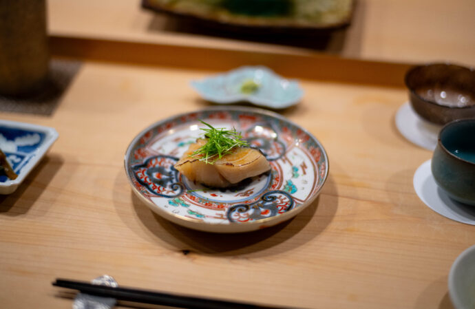 浜源 寿司 鮨 はまげん ハマゲン HAMAGEN SUSHI GOKISO SHOWAKU JAPAN AICHI NAGOYA  愛知県名古屋市昭和区南分町1-28  （株）富屋酒店 かぶしきがいしゃ とみやさけてん カブシキガイシャ　トミヤサケテン TOMIYA SAKETEN 　愛知県名古屋市瑞穂区上坂町1-41-2　地酒屋　豊盃　HOUHAI ほうはい　ホーハイ　三浦酒造  MIURASHUZO日高見　ひたかみ　ヒタカミ HITAKAMI  平孝酒造　HIRAKOSHUZO 天の戸 アマノト　あまのと　AMANOTO　浅舞酒造ASAMAISHUZO　飛露喜 HIROKISHUZOHONTEN　廣木酒造本店　HIROK　大那 DAINA　ダイナ　だいな　菊の里酒造　KIKUNOSATOSHUZO　旭興　KYOKUKO　きょくこう　キョクコウ　渡邉酒造　WATANABESHUZO　仙禽 SENKIN　せんきん　センキン（株）せんきん SENKIN鶴齢　カクレイ　かくれい KAKUREI　青木酒造　AOKISHUZO謙信 ケンシン　けんしん KENSHIN池田屋酒造 IKEDAYASHUZO 白岳仙 HAKUGAKUSEN　ハクガクセン　はくがくせん　安本酒造 YASUMOTOSHUZO 群馬泉 グンマイズミ　ぐんまいずみ 島岡酒造 SHIMAOKASHUZO  喜久醉 きくよい キクヨイKIKUYOI 青島酒造 AOSHIMASHUZO 長珍 ちょうちん　チョウチン長珍酒造CHOCHINSHUZO　みねたからみりん　峯寳 味醂　一子相伝 ミネタカラ　いっしそうでん　イッシソウデン　小笠原味醂 OGASAWARA MIRIN

瀧自慢　たきじまん　タキジマン　瀧自慢酒造　TAKIZIMANSHUZO　田光　TABIKA 早川酒造  HAYAKAWASHUZO　作　ZAKU ざく ザク 清水清三郎商店 SHIMIZUSEIZABUROSHOTEN  篠峯　櫛羅　しのみね　シノミネ　くじら　クジラ　千代酒造　CHIYOSHUZO　雑賀　さいか　サイカ　九重雑賀  KOKONOESAIKA　紀土　鶴梅　無量山　きっど　キッド　KID 　ツルウメ　つるうめ　TURUUME　ムリョウザン　むりょうざん　MURYOZAN　平和酒造　HEIWASHUZO　蒼空　そうくう　ソウクウ　SÔKÛ　藤岡酒造　HUJIOKASHUZO 　宝剣　HOUKEN  宝剣酒造　ほうけんしゅぞう　ホウケンシュゾウ　HOKENSHUZO　清酒竹鶴　小笹屋竹鶴　せいしゅたけつる　セイシュタケツル　おささやたけつる　オササヤタケツル　竹鶴酒造　TAKETURUSHUZO
石鎚　いしづち　イシヅチ　石鎚酒造　ISHIDUCHISHUZO　土佐しらぎく　とさしらぎく　トサシラギク　仙頭酒造場　せんとうしゅぞうじょう　SENDOSHUZOZYO
　
 ブルゴーニュワイン　BOURGOGNE  ボルドーワイン　BORDEAUXカリフォルニアワイン CALIFORNIA  シャンパーニュ  SHAMPAGNEアルザスワイン ALSACE ドイツワイン WEIN GERMAN WINE 専門店　ライカM11　ズミルックス50　レンズ　代表　上田豊二　　きき酒師　焼酎アドバイザー　シャンパーニュシュヴァリエ　堀田駅より徒歩10分　熱田神宮駅より徒歩10分
市バス　牛巻より徒歩３分　地下鉄堀田駅より徒歩１５分　名古屋高速堀田出口より車で２分　牛巻交差点より徒歩５分　レトロ街並み　瓦屋根　裏道　大通りより二本入る　CLASSIC CARクラッシックカー CLASSIC BIKE　クラッシックバイク INTERIA　インテリア　　FASHION　ファッション　MUSIC　音楽　LOVE　SAKE SHOP　酒屋
センス　クリエイト　おたく　　MANIAマニア MOVIE　映画　CINEMA シネマ　2024年春オープン予定 いいねタウン瑞穂 iiNE マルシェ内　グランクレア瑞穂 いいねタウン瑞穂  愛知県名古屋市瑞穂区宝田町四丁目2番、3番2　春敲町三丁目23番1（地番） 魚太郎　UOTARO MIZUHO うおたろう　ウオタロウ　なごやみずほてん　ナゴヤミズホテン　 名古屋瑞穂店  車で1分　徒歩5分　丸明 瑞穂店  MARUAKI MIZUHO　マルアキ ミズホテン　まるあき みずほてん　 徒歩10分　車3分　焼肉 美奈登  ヤキニクミナト　やきにくみなと YAKINIKU MINATO 車で2分　徒歩10分  どての品川　DOTENO SHINAGAWA　ドテノシナガワ　どてのしながわ　車で30秒　徒歩1分昇福亭　SHOHUKUTEI しょうふくてい　ショウフクテイ 街中華　マニア　大盛り　個性派  車で5分　徒歩15分  名店 近くにたくさんあり　堀田バンザイ　牛巻バンザイ　名古屋のへそ

