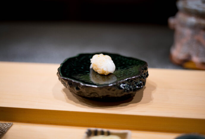 浜源 寿司 鮨 はまげん ハマゲン HAMAGEN SUSHI GOKISO SHOWAKU JAPAN AICHI NAGOYA  愛知県名古屋市昭和区南分町1-28  （株）富屋酒店 かぶしきがいしゃ とみやさけてん カブシキガイシャ　トミヤサケテン TOMIYA SAKETEN 　愛知県名古屋市瑞穂区上坂町1-41-2　地酒屋　豊盃　HOUHAI ほうはい　ホーハイ　三浦酒造  MIURASHUZO日高見　ひたかみ　ヒタカミ HITAKAMI  平孝酒造　HIRAKOSHUZO 天の戸 アマノト　あまのと　AMANOTO　浅舞酒造ASAMAISHUZO　飛露喜 HIROKISHUZOHONTEN　廣木酒造本店　HIROK　大那 DAINA　ダイナ　だいな　菊の里酒造　KIKUNOSATOSHUZO　旭興　KYOKUKO　きょくこう　キョクコウ　渡邉酒造　WATANABESHUZO　仙禽 SENKIN　せんきん　センキン（株）せんきん SENKIN鶴齢　カクレイ　かくれい KAKUREI　青木酒造　AOKISHUZO謙信 ケンシン　けんしん KENSHIN池田屋酒造 IKEDAYASHUZO 白岳仙 HAKUGAKUSEN　ハクガクセン　はくがくせん　安本酒造 YASUMOTOSHUZO 群馬泉 グンマイズミ　ぐんまいずみ 島岡酒造 SHIMAOKASHUZO  喜久醉 きくよい キクヨイKIKUYOI 青島酒造 AOSHIMASHUZO 長珍 ちょうちん　チョウチン長珍酒造CHOCHINSHUZO　みねたからみりん　峯寳 味醂　一子相伝 ミネタカラ　いっしそうでん　イッシソウデン　小笠原味醂 OGASAWARA MIRIN

瀧自慢　たきじまん　タキジマン　瀧自慢酒造　TAKIZIMANSHUZO　田光　TABIKA 早川酒造  HAYAKAWASHUZO　作　ZAKU ざく ザク 清水清三郎商店 SHIMIZUSEIZABUROSHOTEN  篠峯　櫛羅　しのみね　シノミネ　くじら　クジラ　千代酒造　CHIYOSHUZO　雑賀　さいか　サイカ　九重雑賀  KOKONOESAIKA　紀土　鶴梅　無量山　きっど　キッド　KID 　ツルウメ　つるうめ　TURUUME　ムリョウザン　むりょうざん　MURYOZAN　平和酒造　HEIWASHUZO　蒼空　そうくう　ソウクウ　SÔKÛ　藤岡酒造　HUJIOKASHUZO 　宝剣　HOUKEN  宝剣酒造　ほうけんしゅぞう　ホウケンシュゾウ　HOKENSHUZO　清酒竹鶴　小笹屋竹鶴　せいしゅたけつる　セイシュタケツル　おささやたけつる　オササヤタケツル　竹鶴酒造　TAKETURUSHUZO
石鎚　いしづち　イシヅチ　石鎚酒造　ISHIDUCHISHUZO　土佐しらぎく　とさしらぎく　トサシラギク　仙頭酒造場　せんとうしゅぞうじょう　SENDOSHUZOZYO
　
 ブルゴーニュワイン　BOURGOGNE  ボルドーワイン　BORDEAUXカリフォルニアワイン CALIFORNIA  シャンパーニュ  SHAMPAGNEアルザスワイン ALSACE ドイツワイン WEIN GERMAN WINE 専門店　ライカM11　ズミルックス50　レンズ　代表　上田豊二　　きき酒師　焼酎アドバイザー　シャンパーニュシュヴァリエ　堀田駅より徒歩10分　熱田神宮駅より徒歩10分
市バス　牛巻より徒歩３分　地下鉄堀田駅より徒歩１５分　名古屋高速堀田出口より車で２分　牛巻交差点より徒歩５分　レトロ街並み　瓦屋根　裏道　大通りより二本入る　CLASSIC CARクラッシックカー CLASSIC BIKE　クラッシックバイク INTERIA　インテリア　　FASHION　ファッション　MUSIC　音楽　LOVE　SAKE SHOP　酒屋
センス　クリエイト　おたく　　MANIAマニア MOVIE　映画　CINEMA シネマ　2024年春オープン予定 いいねタウン瑞穂 iiNE マルシェ内　グランクレア瑞穂 いいねタウン瑞穂  愛知県名古屋市瑞穂区宝田町四丁目2番、3番2　春敲町三丁目23番1（地番） 魚太郎　UOTARO MIZUHO うおたろう　ウオタロウ　なごやみずほてん　ナゴヤミズホテン　 名古屋瑞穂店  車で1分　徒歩5分　丸明 瑞穂店  MARUAKI MIZUHO　マルアキ ミズホテン　まるあき みずほてん　 徒歩10分　車3分　焼肉 美奈登  ヤキニクミナト　やきにくみなと YAKINIKU MINATO 車で2分　徒歩10分  どての品川　DOTENO SHINAGAWA　ドテノシナガワ　どてのしながわ　車で30秒　徒歩1分昇福亭　SHOHUKUTEI しょうふくてい　ショウフクテイ 街中華　マニア　大盛り　個性派  車で5分　徒歩15分  名店 近くにたくさんあり　堀田バンザイ　牛巻バンザイ　名古屋のへそ

