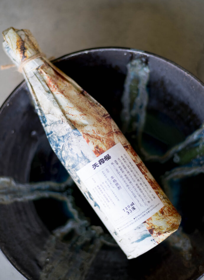 白石酒造 鹿児島県いちき串木野湊町1丁目342  しらいししゅぞう シライシシュゾウ SHIRAISHISHUZO  天狗櫻 花蝶木虫 紅椿  てんぐざくら テングザクラ TENGUSAKURA  BENITUBAKI HANACHYOKIMUSHI はなちょうきむし ハナチョウキムシ ベニツバキ べにつばき 明治27年創業 鹿児島いちき市串木野のある白石酒造は 「天狗櫻」の醸造元です 麹室で手麹にて丁寧に造られた麹に 自社の畑を中心として栽培された黄金千貫を使用  蒸留器はホーロー ステンレス 木桶と3種類の蒸留器を使った原酒を 天狗櫻らしい芋の個性を大切にブレンド または畑の個性を活かすべく単一で表現 近年では地元の自社畑の芋を畑ごとの個性を生かした原酒を中心とした調合により 濃厚にして芳醇 そして総甕壺仕込みによる丸みを帯びた口あたりで飲み飽きしないキレの良さを兼ね備えています 熟成によりさらにそのポテンシャルを発揮する実力を持った作品を作り続けています
（株）富屋酒店 かぶしきがいしゃ とみやさけてん カブシキガイシャ　トミヤサケテン TOMIYA SAKETEN 　愛知県名古屋市瑞穂区上坂町1-41-2　地酒屋　豊盃　HOUHAI ほうはい　ホーハイ　三浦酒造  MIURASHUZO日高見　ひたかみ　ヒタカミ HITAKAMI  平孝酒造　HIRAKOSHUZO 天の戸 アマノト　あまのと　AMANOTO　浅舞酒造 ASAMAISHUZO　飛露喜 HIROKISHUZOHONTEN　廣木酒造本店　HIROK　大那 DAINA　ダイナ　だいな　菊の里酒造　KIKUNOSATOSHUZO　旭興　KYOKUKO　きょくこう　キョクコウ　渡邉酒造　WATANABESHUZO　仙禽 SENKIN　せんきん　センキン（株）せんきん SENKIN鶴齢　カクレイ　かくれい KAKUREI　青木酒造　AOKISHUZO謙信 ケンシン　けんしん KENSHIN池田屋酒造 IKEDAYASHUZO 白岳仙 HAKUGAKUSEN　ハクガクセン　はくがくせん　安本酒造 YASUMOTOSHUZO 群馬泉 グンマイズミ　ぐんまいずみ 島岡酒造 SHIMAOKASHUZO  喜久醉 きくよい キクヨイKIKUYOI 青島酒造 AOSHIMASHUZO 長珍 ちょうちん　チョウチン長珍酒造CHOCHINSHUZO　みねたからみりん　峯寳 味醂　一子相伝 ミネタカラ　いっしそうでん　イッシソウデン　小笠原味醂 OGASAWARA MIRIN

瀧自慢　たきじまん　タキジマン　瀧自慢酒造　TAKIZIMANSHUZO　田光　TABIKA 早川酒造  HAYAKAWASHUZO　作　ZAKU ざく ザク 清水清三郎商店 SHIMIZUSEIZABUROSHOTEN  篠峯　櫛羅　しのみね　シノミネ　くじら　クジラ　千代酒造　CHIYOSHUZO　雑賀　さいか　サイカ　九重雑賀  KOKONOESAIKA　紀土　鶴梅　無量山　きっど　キッド　KID 　ツルウメ　つるうめ　TURUUME　ムリョウザン　むりょうざん　MURYOZAN　平和酒造　HEIWASHUZO　蒼空　そうくう　ソウクウ　SÔKÛ　藤岡酒造　HUJIOKASHUZO 　宝剣　HOUKEN  宝剣酒造　ほうけんしゅぞう　ホウケンシュゾウ　HOKENSHUZO　清酒竹鶴　小笹屋竹鶴　せいしゅたけつる　セイシュタケツル　おささやたけつる　オササヤタケツル　竹鶴酒造　TAKETURUSHUZO
石鎚　いしづち　イシヅチ　石鎚酒造　ISHIDUCHISHUZO　土佐しらぎく　とさしらぎく　トサシラギク　仙頭酒造場　せんとうしゅぞうじょう　SENDOSHUZOZYO
　
 ブルゴーニュワイン　BOURGOGNE  ボルドーワイン　BORDEAUXカリフォルニアワイン CALIFORNIA  シャンパーニュ  SHAMPAGNEアルザスワイン ALSACE ドイツワイン WEIN GERMAN WINE 専門店　ライカM11　ズミルックス50　レンズ　代表　上田豊二　　きき酒師　焼酎アドバイザー　シャンパーニュシュヴァリエ　堀田駅より徒歩10分　熱田神宮駅より徒歩10分
市バス　牛巻より徒歩３分　地下鉄堀田駅より徒歩１５分　名古屋高速堀田出口より車で２分　牛巻交差点より徒歩５分　レトロ街並み　瓦屋根　裏道　大通りより二本入る　CLASSIC CARクラッシックカー CLASSIC BIKE　クラッシックバイク INTERIA　インテリア　　FASHION　ファッション　MUSIC　音楽　LOVE　SAKE SHOP　酒屋
センス　クリエイト　おたく　　MANIAマニア MOVIE　映画　CINEMA シネマ　2024年春オープン予定 いいねタウン瑞穂 iiNE マルシェ内　グランクレア瑞穂 いいねタウン瑞穂  愛知県名古屋市瑞穂区宝田町四丁目2番、3番2　春敲町三丁目23番1（地番） 魚太郎　UOTARO MIZUHO うおたろう　ウオタロウ　なごやみずほてん　ナゴヤミズホテン　 名古屋瑞穂店  車で1分　徒歩5分　丸明 瑞穂店  MARUAKI MIZUHO　マルアキ ミズホテン　まるあき みずほてん　 徒歩10分　車3分　焼肉 美奈登  ヤキニクミナト　やきにくみなと YAKINIKU MINATO 車で2分　徒歩10分  どての品川　DOTENO SHINAGAWA　ドテノシナガワ　どてのしながわ　車で30秒　徒歩1分昇福亭　SHOHUKUTEI しょうふくてい　ショウフクテイ 街中華　マニア　大盛り　個性派  車で5分　徒歩15分  名店 近くにたくさんあり　堀田バンザイ　牛巻バンザイ　名古屋のへそ
芋焼酎が持つポテンシャルを最高に導き出す熟成という答え 「天狗櫻  TENGUSAKURA  【熟成  AGING】 ＜2019年製＞」芋焼酎が持つポテンシャルを最高に導き出す＜原酒＞という答え 「天狗櫻  TENGUSAKURA  【原酒  UNPROCESSED SHOCHU 】 2024年製  ＜浜名一憲ラベル＞」
　
