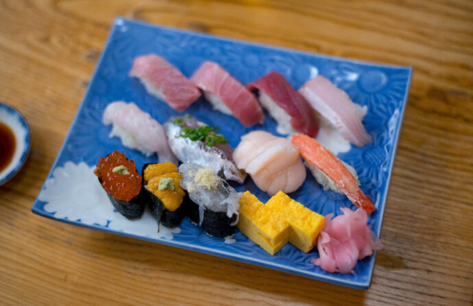 淡島寿司  静岡県熱海市渚町3-3 あわしまずし あたみ ATAMI アタミ AWASHIMASUSHI （株）富屋酒店 かぶしきがいしゃ とみやさけてん カブシキガイシャ　トミヤサケテン TOMIYA SAKETEN 　愛知県名古屋市瑞穂区上坂町1-41-2　地酒屋　豊盃　HOUHAI ほうはい　ホーハイ　三浦酒造  MIURASHUZO日高見　ひたかみ　ヒタカミ HITAKAMI  平孝酒造　HIRAKOSHUZO 天の戸 アマノト　あまのと　AMANOTO　浅舞酒造ASAMAISHUZO　飛露喜 HIROKISHUZOHONTEN　廣木酒造本店　HIROK　大那 DAINA　ダイナ　だいな　菊の里酒造　KIKUNOSATOSHUZO　旭興　KYOKUKO　きょくこう　キョクコウ　渡邉酒造　WATANABESHUZO　仙禽 SENKIN　せんきん　センキン（株）せんきん SENKIN鶴齢　カクレイ　かくれい KAKUREI　青木酒造　AOKISHUZO謙信 ケンシン　けんしん KENSHIN池田屋酒造 IKEDAYASHUZO 白岳仙 HAKUGAKUSEN　ハクガクセン　はくがくせん　安本酒造 YASUMOTOSHUZO 群馬泉 グンマイズミ　ぐんまいずみ 島岡酒造 SHIMAOKASHUZO  喜久醉 きくよい キクヨイKIKUYOI 青島酒造 AOSHIMASHUZO 長珍 ちょうちん　チョウチン長珍酒造CHOCHINSHUZO　みねたからみりん　峯寳 味醂　一子相伝 ミネタカラ　いっしそうでん　イッシソウデン　小笠原味醂 OGASAWARA MIRIN

瀧自慢　たきじまん　タキジマン　瀧自慢酒造　TAKIZIMANSHUZO　田光　TABIKA 早川酒造  HAYAKAWASHUZO　作　ZAKU ざく ザク 清水清三郎商店 SHIMIZUSEIZABUROSHOTEN  篠峯　櫛羅　しのみね　シノミネ　くじら　クジラ　千代酒造　CHIYOSHUZO　雑賀　さいか　サイカ　九重雑賀  KOKONOESAIKA　紀土　鶴梅　無量山　きっど　キッド　KID 　ツルウメ　つるうめ　TURUUME　ムリョウザン　むりょうざん　MURYOZAN　平和酒造　HEIWASHUZO　蒼空　そうくう　ソウクウ　SÔKÛ　藤岡酒造　HUJIOKASHUZO 　宝剣　HOUKEN  宝剣酒造　ほうけんしゅぞう　ホウケンシュゾウ　HOKENSHUZO　清酒竹鶴　小笹屋竹鶴　せいしゅたけつる　セイシュタケツル　おささやたけつる　オササヤタケツル　竹鶴酒造　TAKETURUSHUZO
石鎚　いしづち　イシヅチ　石鎚酒造　ISHIDUCHISHUZO　土佐しらぎく　とさしらぎく　トサシラギク　仙頭酒造場　せんとうしゅぞうじょう　SENDOSHUZOZYO
　
 ブルゴーニュワイン　BOURGOGNE  ボルドーワイン　BORDEAUXカリフォルニアワイン CALIFORNIA  シャンパーニュ  SHAMPAGNEアルザスワイン ALSACE ドイツワイン WEIN GERMAN WINE 専門店　ライカM11　ズミルックス50　レンズ　代表　上田豊二　　きき酒師　焼酎アドバイザー　シャンパーニュシュヴァリエ　堀田駅より徒歩10分　熱田神宮駅より徒歩10分
市バス　牛巻より徒歩３分　地下鉄堀田駅より徒歩１５分　名古屋高速堀田出口より車で２分　牛巻交差点より徒歩５分　レトロ街並み　瓦屋根　裏道　大通りより二本入る　CLASSIC CARクラッシックカー CLASSIC BIKE　クラッシックバイク INTERIA　インテリア　　FASHION　ファッション　MUSIC　音楽　LOVE　SAKE SHOP　酒屋
センス　クリエイト　おたく　　MANIAマニア MOVIE　映画　CINEMA シネマ　2024年春オープン予定 いいねタウン瑞穂 iiNE マルシェ内　グランクレア瑞穂 いいねタウン瑞穂  愛知県名古屋市瑞穂区宝田町四丁目2番、3番2　春敲町三丁目23番1（地番） 魚太郎　UOTARO MIZUHO うおたろう　ウオタロウ　なごやみずほてん　ナゴヤミズホテン　 名古屋瑞穂店  車で1分　徒歩5分　丸明 瑞穂店  MARUAKI MIZUHO　マルアキ ミズホテン　まるあき みずほてん　 徒歩10分　車3分　焼肉 美奈登  ヤキニクミナト　やきにくみなと YAKINIKU MINATO 車で2分　徒歩10分  どての品川　DOTENO SHINAGAWA　ドテノシナガワ　どてのしながわ　車で30秒　徒歩1分昇福亭　SHOHUKUTEI しょうふくてい　ショウフクテイ 街中華　マニア　大盛り　個性派  車で5分　徒歩15分  名店 近くにたくさんあり　堀田バンザイ　牛巻バンザイ　名古屋のへそ

